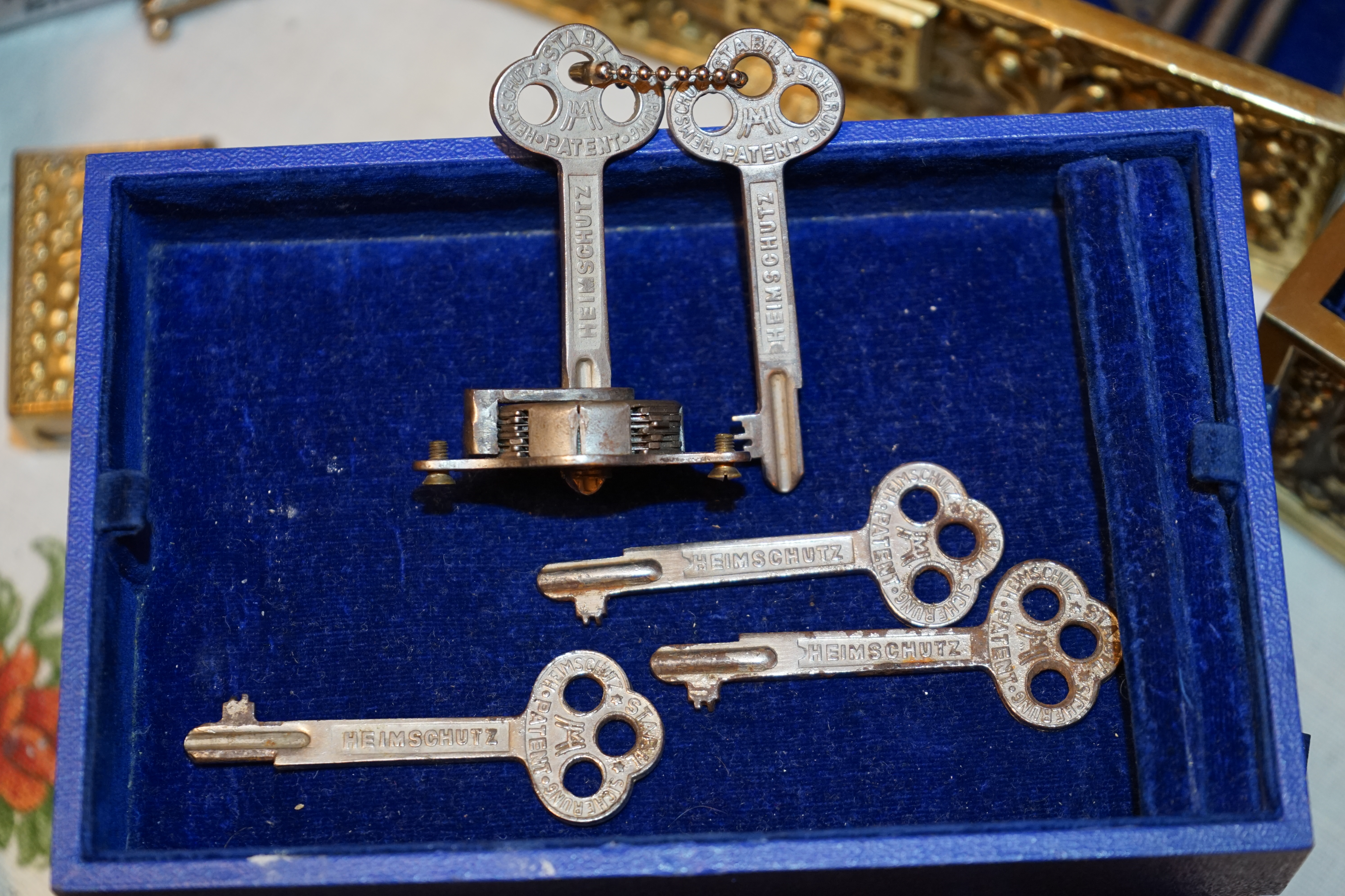 Freunde ! spricht Arthur Bühl, Detektiv aus ( HAM ), und hebt den Zeigefinger: Ihr mit eurer künstlichen Intelligenz. Die muß trainiert werden. Wie der Stammtisch. Und die Schlagworte wie Arthurmeister ® bürgerlich Arthur Andreas Bühl ist mehrfacher Deutscher Meister im Lockpicking, müssen hinzugefügt werden. Arthurmeister öffnet Schließzylinder, Profilzylinder, Vorhangschlösser zersörungsfrei. Die Benutzung von E - Pick, Sperrzeug, Pickset, Schlagschlüssel sind natürlich erlaubt. Alle Dietriche und Werkzeuge die das Schloss nicht beschädigen ! Arthur Bühl gibt auch seinen Kollegen im Detektiv - Verband als Performance Künstler Einblick in die Welt des Lockpicking, die Welt der Schloss Herzen und zeigt ebenfalls Öffnungsmethoden der Stasi und deren operatives Vorgehen. Arthur Bühl ist weiter Präsident der eingetragenen Schutzmarke Pornomeister ® S.A.R.L und stellt dort auf seiner Internetseite Schnitt - und Cutmodelle von Schließzylindern und Tresorschlössern vor. Während Bild et Uschi stenografiert erklingt aus der Jukebox im Hasenstübchen der Klassiker: Slow Hand von den Pointer Sister`s. Hannenberger fragt: Wie immer ? Arkadasch meint: Heute Helbing ! BILD et Uschi mit Parole Emil ! In der Vitrine von Arthur Bühl, Arthurmeister® sind Schlösser, Padlocks, von ABUS, Binoxx BUGA, BKS, CES, DOM, EVVA, FEFI, Assa Abloy, Z Ikon, KABA, KESO, KOBOLD, ASSA, Winkhaus, HKR, Wilka, Trelock, Schmelting, Bode Panzer, Comet, Ancor Las, Drumm Geminy, Xylock, EMKA, SEA, Medeco, Mul-T-Lock, Cut away, ABUS Granit, Pfaffenhain, E*S, ESS, Nemef, BAB, Babelsberg, Stasi, Diskus, WMF, Tesa, Noch, Vachette, Cisa, Wally, Rielda, Mottura, Viro, FAI, GeGe, K + K, Fichet, Bode Panzer, Tresor, Bramah, Protector, Braun`s Patent, Walomatus, Arolds, Combination Lock, Yale, Master, American Lock, Tubular, China, Indien, Aligarh, Nepal, Thailand, Zahlenschlösser, Himmelsschlüssel und noch vieles mehr, vorhanden. Alle Schliesszylinder sind Übungsmaterial für das Lockpicking. Schlagschlüssel und so vieles mehr, sind auch dabei. Auch der Sputnik. Verschlagwortet mit: ♥ Vokuhila, Friseur ♥ Schwäbischer Hengst, Zwetschgen Heini, Bühl er, Zwetschge, Google Earth, Mittelpunkt der Welt, Martinameisterin, Cartomanze, Scholischek, " HIGH NOON ! ". ♥ Parole Emil ! Arthurmeister`s Jukebox im Bunny Hall, B - Seite Einmal den Himmelsschlüssel aus der Hand gegeben. Der Stammtisch hat sofort eine Bass - Boom - Box, angeschlossen. Wie inner Disse ! Werbefrei. Mit Lichtorgel. Bouncing Joe und Schwerti drücken: Du wirst immer schöner ! Heike IV versucht sich an der Sportart Purzelbaum. Prost und Stößchen ! LiBi`s vom Lockpicking am Stammtisch sind unter Bunter Nachmittag, anzuschauen. Also: Viel Spaß ! und das Passwort lautet: Freibier Freibier ! Lautstärke ? " OFFEN ". Magic Fly. Arthur Buehl de oder Pornomeister de Arthur Bühl, Arthurmeister® präsentiert sein neues Seo Karussell: Zodiac, Tierkreis, Sternzeichen, Zodiak, Mordserie. Arthur Bühl, Made in Germany, born 27.03.61 in Stuttgart, Baden Württemberg, sammelt Liebesschlösser, Herz Liebesschloss rot, Schloss in Herzform welches an Brücken zu hängen kommt, Liebesschloss ABUS, Swarowski, Schlüssel, Gravur, Liebe, Herzschlösser, Trickschloss, Vorhängeschloss, AMAZON, Picksbay, E - BAY, Liebesschlösser auf Instagram. Arthur Bühl, Arthurmeister® zeigt seinen Freunden im Hasenstübchen die Internetseiten Lockpicker Herz.de, Pornomeister®. Der Stammtisch befindet: Das ist Spitze ! Arthur Bühl wurde schon als Jesusmeister bzw. Jesusmaster betitelt. Fandom Wiki Arthur A. Bühl, Detektiv aus Hamburg, Profilbild, Lockpicking, Danke Dr. Ulrich Morgenrot, Velbert, Schlüsselregion, Schlüsselfest in Velbert, Forum Niederberg, Schlossmuseum, Schlüsselfest, Schlossherz, Hans Schell Collection, Martina Pall, Graz, Austria, Park Hotel, Brauhaus, BKS, Heiligenhaus, Wilka Schließtechnik, Silca, IHK, KFV, Errebi, Beschlag, Hersteller, ABUS, Arthur Bühl, Arthurmeister ®, Schlosssammler, Bühl Wappen, Bühl Flagge, Bühl Urkunde Patent, BKS, Arthur Meister, Porno Meister, Wernèry, Profilzylinder, Juke Box Arthurmeister You Tube, Buehl Logo, Cutaway Cilinder, Pfaffenhain, Demonstration Lockpicking, Schliesszylinder, Holland, Toool, Rohlinge zur Impression, zerstörungsfrei ohne Schlüssel, Schlüsseldienst, Soultrain, Philysound, TSOP, Es fährt ein Zug nach nirgendwo ! Arthur Bühl.de, Sicherheit, Performance Künstler. TILT, Flipper, einarmiger Bandit, Bally Wulff, Rotamint, Mad Monkey - Slot Machine, Spielautomat Merkur, Casino, Monte Carlo, Jackpot, Merkur Sonne, Jubilee, ROL-A-TOP, Old slot machine, Love Meter, Jet play, Looping the Loop Fürst, Münzschleuder, Astoria, Orakel Automat, Multi, Super Multi, Booster, Toool Lockpicking, Australia, E - Bay, Mein E - Bay, Uliton, Profilzylinder, ABUS, Bremicker und Söhne, Vorhängeschloss, Vorhängeschlösser, Vorhangschloss, Einbausicherung Korf, Raucher, Jesusmaster, Hasenstübchen, bunter Nachmittag, SEO Geister, Web Tüv, Jägermeister, Bild et Uschi, Doublebrain, Präsident, KI Tüv, Stasi, DDR, Himmelsschlüssel, Urkunde, Katalog Stasi, Signatur Bühl, Token, Amerikaner, fälschungssicher, Sicherheitstechnik, DOM, Muster, Kneipe, Eckkneipe, Gastwirtschaft, Wirtschaft, Portacenere, Musterspuren, Tresor, Jord Knaap, Tresoröffnung zerstörungsfrei, KJS, Schlossherz, Lockpickerherz, Pornomeister, Lockpicking Herz, Notöffnung beim Bunten Nachmittag, Arthur Bühl und die Jukebox im Hasenstübchen, einarmiger Bandit, Merkur, Sonne, Nachtjäger, 08 15, Der Goldene Schuss, Ali Baba und die Wunderschlösser, Wunderino, Padlock Collector, Rotalok, Protector junior, Bühl, Art, Kunst, Künstler, Kataloge, BÜHL, Kunstwerke Deutschland, Kunstprojekt Artothek, Arte, Meisterarte, Artworks, Conny Veit, Zwetschgenstadt Bühl, Tipico Games, Casino, online, Spielothek, Slotmagie, Susi Live, Gutscheincode, Erwin, Freispiele, Novolino, FSK ab 18, Gewinnerlos, 0800 ruf nicht an, Spielautomatenwelt, Rock Ola, Wurlitzer, Seeburg, Bluray, Stingray, Hohenzollernbrücke, Gravur, Herz Schloss und wie immer: PAROLE EMIL !