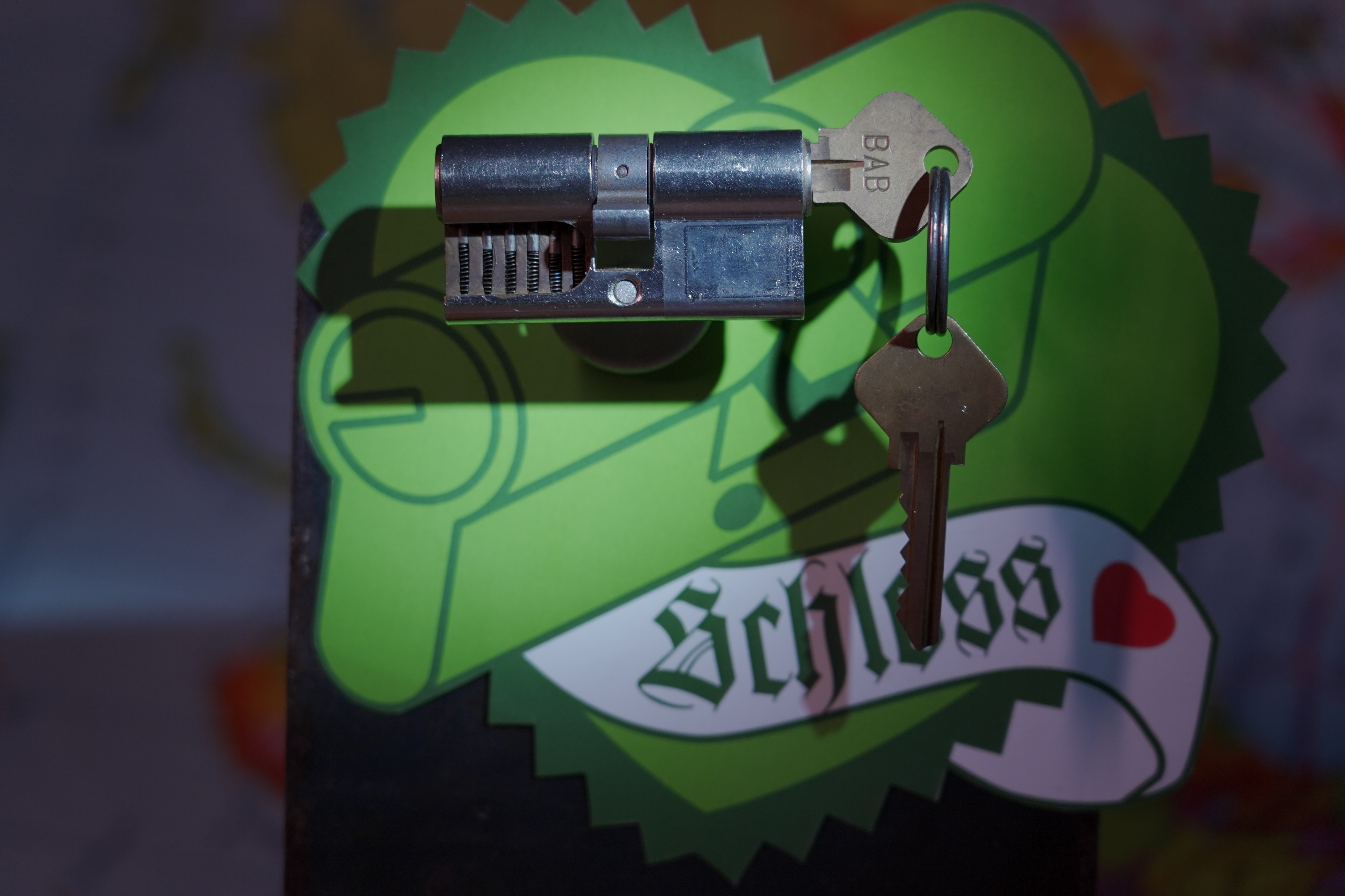 Arthur Bühl, Arthurmeister ®,Lockpickerherz ® Schlossherz ®, Pornomeister ®, neuer SEO Text für 2025 12.00 Mittags im Hasenstübchen. Basketball Bouncing Joe Asberry schreit: Prost ! Die Glocke kingelt ! In Arthurmeister`s Jukebox im Hasenstübchen spielt: Slow Hand von den Pointer Sisters. Ferrari Rudi sitzt am Tresen. Anstatt Helbing trinkt er heute Underberg. Pelle und Heike I machen Stößchen. Justamente klingelt das Telefonino. Der Hannenberger lacht zu Bouncing Joe Asberry: Ich wette mit Dir: Da ruft unser Freund Mr. Smitz vom Playboy an. Arthurmeister geh endlich ran. Die Glocke klingelt. Yes Mr. Smitz, yes, yes Mr. Smitz. Yes great, you know. Yes, yes we have a Party. Yes, yes. Ja: Angela Merkel, die kennen wir. You know: " Bundeskanzlerin ". Giovanni ruft: Bella Donna: Signora Merkel is the CEO of the world. Yes, Yes Mr. Smitz, i will look about her Memoiren. Oh Mr. Smitz ? Her Biographie with her Signature ? OH, Mr. Smitz mit Widmung ? Das wird nicht einfach ! no easy, you know ! Da muß die Glocke aber ein ganzes Wochenende läuten. Prost. Helbing. Yes Mr. Smitz, hands on the heard, you know, difficult ! Arkadasch !!! Smitz U.S.A. braucht die Memoiren von Angela Merkel signiert mit dem Text: Für Mr. Smitz from the Playboy ! Also pass auf: Dein Schwippschwager ist doch Aufsteller bei der Messe. Ja, Buchmesse. Dort hält die Merkel eine Autogrammstunde. Der soll sich dort anstellen mit seinen Kumpani. Ja, der Smitz läßt hier die Glocke läuten. Das gesamte Wochenende. Hannenberger gibt das Passwort: Freibier, Freibier ! Die Glocke läutet jetzt: Helbing ! In Arthurmeister`s Jukebox spielt: The Tramps - Disco Inferno - Orginal Longversion Tony Mendes ! Basketball Bouncing Joe swingt mit dem Kopf mit. Jetzt meint Arkadasch: Oh meine Kumpani trauen sich nicht zu Dr. Angela Merkel. Die haben Angst vor Ihr. Kein Autogramm heißt kein Freibier. Droschkendieter !! Du fährst jetzt zur Buchhandlung, holst drei Biographien von der ollen Merkel, fährst weiter zum Kujau ! Ja, der hat dem Heinemann vom Stern, Hamburg, gefälschte Tagebücher verkauft. Der soll dir in ein Exemplar die Unterschrift der Merkel und die Widmung reinmalen. Sag ihm viele Grüße vom Arthurmeister und Parole Freibier, Freibier ! Dann malt der es dir sofort. Der kann das freudigst. Und sag ihm, das sei für Smitz, Amerika. Aber diesmal soll er keine rosa Tinte verwenden. Dann kommst du wieder her und wir alle unterschreiben das zweite, dann fährst du geschwind rüber nach Fuhlsbüttel, drängelst dich am Luftfrachtschalter vor, läßt die Bücher verpacken und paßt auch auf, das die auch tatsächlich im nächsten Flieger in die U.S.A. reisen. Dann hat er die Bücher, quasi wenn der Flieger landet. Sag denen: Parole: Freibier, Freibier ! Arthur und wozu das dritte Buch ? Du Depp, wenn beim unterschreiben vom zweiten Buch einer draufkotzt oder ein Brandloch reinmacht dann haben wir Ersatz ! Und diesen legen wir dann hinter den Tresen ins Regal und tuen so als hätten wir es gelesen. Es reicht das wir Frau Bundeskanzlerin mit guten, besoffenen, nicht ausgeklügelten, dummen, peinlichen Ratschlägen beraten haben ! Punkt. In Arthurmeister´s Jukebox spielt: Lady von Kenny Rogers. Sir Waschi hat gleich CHARLIE RICH - The most Beautifull Girl in The World, gedrückt. Die Stimmung ist gut. In der Jukebox spielt mittlerweile Aloe Blanc - I need a Dollar. Die Stimmung ist fantastisch ! Jetzt steigert sich die Stimmnung noch als der Nachläufer Roberto Blanco - Caramba, Caracho ein Whiskey, Carambo Caracho ein Gin, verflucht Sacrcameto Dolores und alles ist wieder hin ! In Rio de Janeiro… drückt. Der Noagerlzutzler drückt Roberto Blanco - Der Puppenspieler von Mexico und räumt Gläser ab. Hannenberger reicht schon einmal den Himmelsschlüssel ! Schwerti fragt: Mastertouch und wenn der Dir auf die Schliche kommt ? Du Depp, was glaubst du wenn der erfährt, daß er einen orginalen Kujau, dem Tagebuchfälscher hat, dann läuft der durch Beverly Hills und gibt damit bei jedem an, als sei er The Greatest. Und Du weißt: Die Schriftsachverständigen vom Stern oder von der Bild et und der Heinemann brauchten Monate bis sie diesen Betrug mit dem Verkauf der Tagebücher erkannt haben. In Arthurmeister`s Jukebox spielt: Calvin Harris & Sam Smith: Promises ! und es wird mitgesungen. Das Droschkendieter dann doch nur beim Papierfuzzy im Copy Shop neben an war ? weil der Kujau besoffen war ? Quatsch, kalter Kaffee, der Smitz verhöckert das Buch an Rockefeller. Was glaubst du, warum die Parole Freibier Freibier lautet ? Wir sind hier nicht bei der Wohlfahrt. Ferrari Rudi macht Ralala: Sonntag ist Formel I in Indianapolis. Denkt dran: High Noon ist dann morgens 07.00 Uhr. Die Glocke läutet ununterbrochen. Freibier, Freibier, Freibier, Parole Freibier. Let Michael pass for the Championship ! Das gesamte Hasenstübchen tanzt und platzt aus allen Nähten. In der Jukebox spielt James Last und Orchester: T.S.O.P The Top Sound of Philadelphia ! Prost, Prosit und Stößchen ! Der Hannenberger sieht zufrieden aus. Taged with: Bühler Zwetschge, Bühl Wappen, Zwetschgenhengst, Zwetschgenfest, Meister, Arthur Andreas Bühl, Privatdetektiv. Arthurmeister007@gmail.com