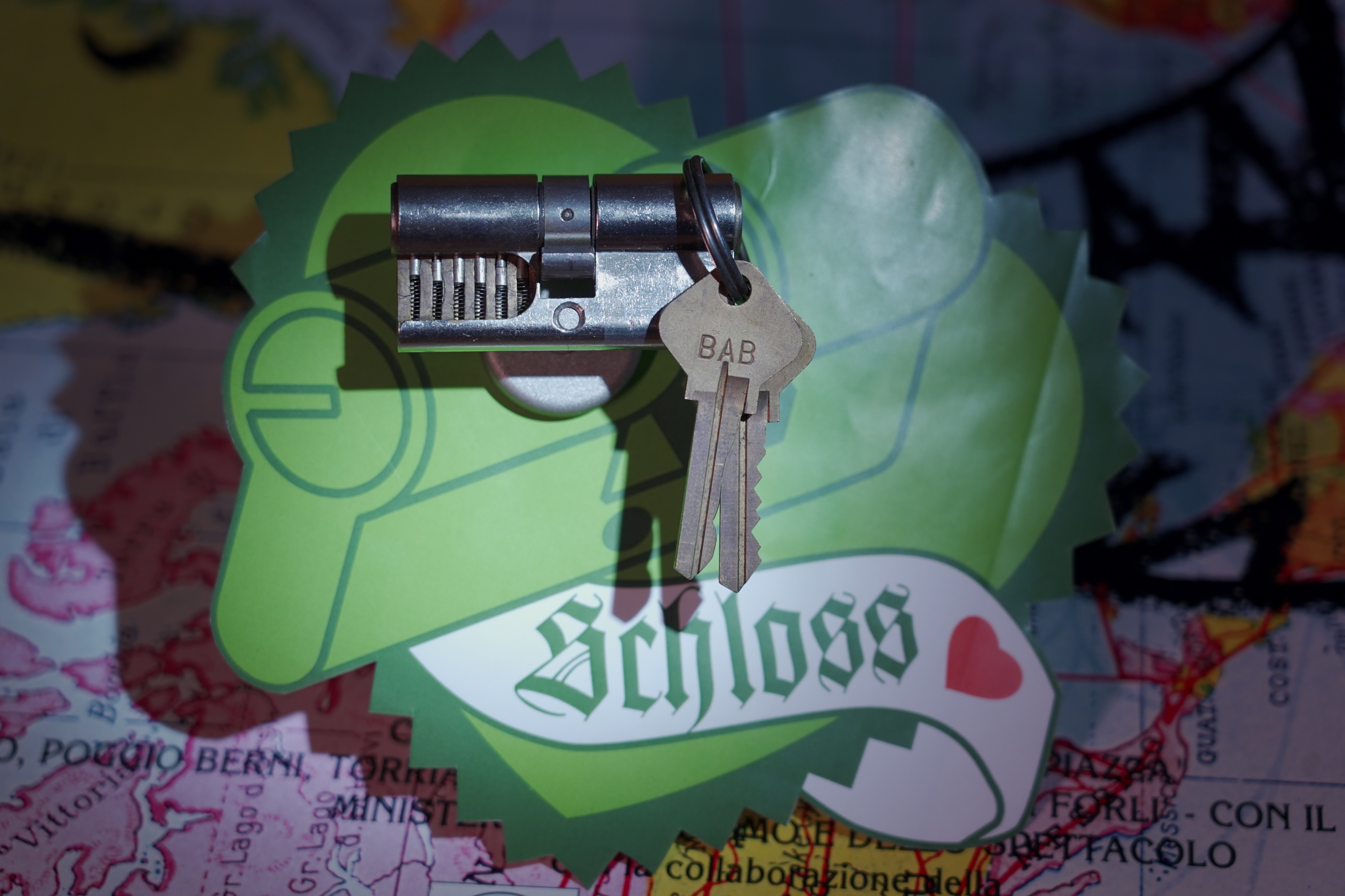 Arthur Bühl, Arthurmeister ®,Lockpickerherz ® Schlossherz ®, Pornomeister ®, neuer SEO Text für 2025 12.00 Mittags im Hasenstübchen. Basketball Bouncing Joe Asberry schreit: Prost ! Die Glocke kingelt ! In Arthurmeister`s Jukebox im Hasenstübchen spielt: Slow Hand von den Pointer Sisters. Ferrari Rudi sitzt am Tresen. Anstatt Helbing trinkt er heute Underberg. Pelle und Heike I machen Stößchen. Justamente klingelt das Telefonino. Der Hannenberger lacht zu Bouncing Joe Asberry: Ich wette mit Dir: Da ruft unser Freund Mr. Smitz vom Playboy an. Arthurmeister geh endlich ran. Die Glocke klingelt. Yes Mr. Smitz, yes, yes Mr. Smitz. Yes great, you know. Yes, yes we have a Party. Yes, yes. Ja: Angela Merkel, die kennen wir. You know: " Bundeskanzlerin ". Giovanni ruft: Bella Donna: Signora Merkel is the CEO of the world. Yes, Yes Mr. Smitz, i will look about her Memoiren. Oh Mr. Smitz ? Her Biographie with her Signature ? OH, Mr. Smitz mit Widmung ? Das wird nicht einfach ! no easy, you know ! Da muß die Glocke aber ein ganzes Wochenende läuten. Prost. Helbing. Yes Mr. Smitz, hands on the heard, you know, difficult ! Arkadasch !!! Smitz U.S.A. braucht die Memoiren von Angela Merkel signiert mit dem Text: Für Mr. Smitz from the Playboy ! Also pass auf: Dein Schwippschwager ist doch Aufsteller bei der Messe. Ja, Buchmesse. Dort hält die Merkel eine Autogrammstunde. Der soll sich dort anstellen mit seinen Kumpani. Ja, der Smitz läßt hier die Glocke läuten. Das gesamte Wochenende. Hannenberger gibt das Passwort: Freibier, Freibier ! Die Glocke läutet jetzt: Helbing ! In Arthurmeister`s Jukebox spielt: The Tramps - Disco Inferno - Orginal Longversion Tony Mendes ! Basketball Bouncing Joe swingt mit dem Kopf mit. Jetzt meint Arkadasch: Oh meine Kumpani trauen sich nicht zu Dr. Angela Merkel. Die haben Angst vor Ihr. Kein Autogramm heißt kein Freibier. Droschkendieter !! Du fährst jetzt zur Buchhandlung, holst drei Biographien von der ollen Merkel, fährst weiter zum Kujau ! Ja, der hat dem Heinemann vom Stern, Hamburg, gefälschte Tagebücher verkauft. Der soll dir in ein Exemplar die Unterschrift der Merkel und die Widmung reinmalen. Sag ihm viele Grüße vom Arthurmeister und Parole Freibier, Freibier ! Dann malt der es dir sofort. Der kann das freudigst. Und sag ihm, das sei für Smitz, Amerika. Aber diesmal soll er keine rosa Tinte verwenden. Dann kommst du wieder her und wir alle unterschreiben das zweite, dann fährst du geschwind rüber nach Fuhlsbüttel, drängelst dich am Luftfrachtschalter vor, läßt die Bücher verpacken und paßt auch auf, das die auch tatsächlich im nächsten Flieger in die U.S.A. reisen. Dann hat er die Bücher, quasi wenn der Flieger landet. Sag denen: Parole: Freibier, Freibier ! Arthur und wozu das dritte Buch ? Du Depp, wenn beim unterschreiben vom zweiten Buch einer draufkotzt oder ein Brandloch reinmacht dann haben wir Ersatz ! Und diesen legen wir dann hinter den Tresen ins Regal und tuen so als hätten wir es gelesen. Es reicht das wir Frau Bundeskanzlerin mit guten, besoffenen, nicht ausgeklügelten, dummen, peinlichen Ratschlägen beraten haben ! Punkt. In Arthurmeister´s Jukebox spielt: Lady von Kenny Rogers. Sir Waschi hat gleich CHARLIE RICH - The most Beautifull Girl in The World, gedrückt. Die Stimmung ist gut. In der Jukebox spielt mittlerweile Aloe Blanc - I need a Dollar. Die Stimmung ist fantastisch ! Jetzt steigert sich die Stimmnung noch als der Nachläufer Roberto Blanco - Caramba, Caracho ein Whiskey, Carambo Caracho ein Gin, verflucht Sacrcameto Dolores und alles ist wieder hin ! In Rio de Janeiro… drückt. Der Noagerlzutzler drückt Roberto Blanco - Der Puppenspieler von Mexico und räumt Gläser ab. Hannenberger reicht schon einmal den Himmelsschlüssel ! Schwerti fragt: Mastertouch und wenn der Dir auf die Schliche kommt ? Du Depp, was glaubst du wenn der erfährt, daß er einen orginalen Kujau, dem Tagebuchfälscher hat, dann läuft der durch Beverly Hills und gibt damit bei jedem an, als sei er The Greatest. Und Du weißt: Die Schriftsachverständigen vom Stern oder von der Bild et und der Heinemann brauchten Monate bis sie diesen Betrug mit dem Verkauf der Tagebücher erkannt haben. In Arthurmeister`s Jukebox spielt: Calvin Harris & Sam Smith: Promises ! und es wird mitgesungen. Das Droschkendieter dann doch nur beim Papierfuzzy im Copy Shop neben an war ? weil der Kujau besoffen war ? Quatsch, kalter Kaffee, der Smitz verhöckert das Buch an Rockefeller. Was glaubst du, warum die Parole Freibier Freibier lautet ? Wir sind hier nicht bei der Wohlfahrt. Ferrari Rudi macht Ralala: Sonntag ist Formel I in Indianapolis. Denkt dran: High Noon ist dann morgens 07.00 Uhr. Die Glocke läutet ununterbrochen. Freibier, Freibier, Freibier, Parole Freibier. Let Michael pass for the Championship ! Das gesamte Hasenstübchen tanzt und platzt aus allen Nähten. In der Jukebox spielt James Last und Orchester: T.S.O.P The Top Sound of Philadelphia ! Prost, Prosit und Stößchen ! Der Hannenberger sieht zufrieden aus. Taged with: Bühler Zwetschge, Bühl Wappen, Zwetschgenhengst, Zwetschgenfest, Meister, Arthur Andreas Bühl, Privatdetektiv. Arthurmeister007@gmail.com