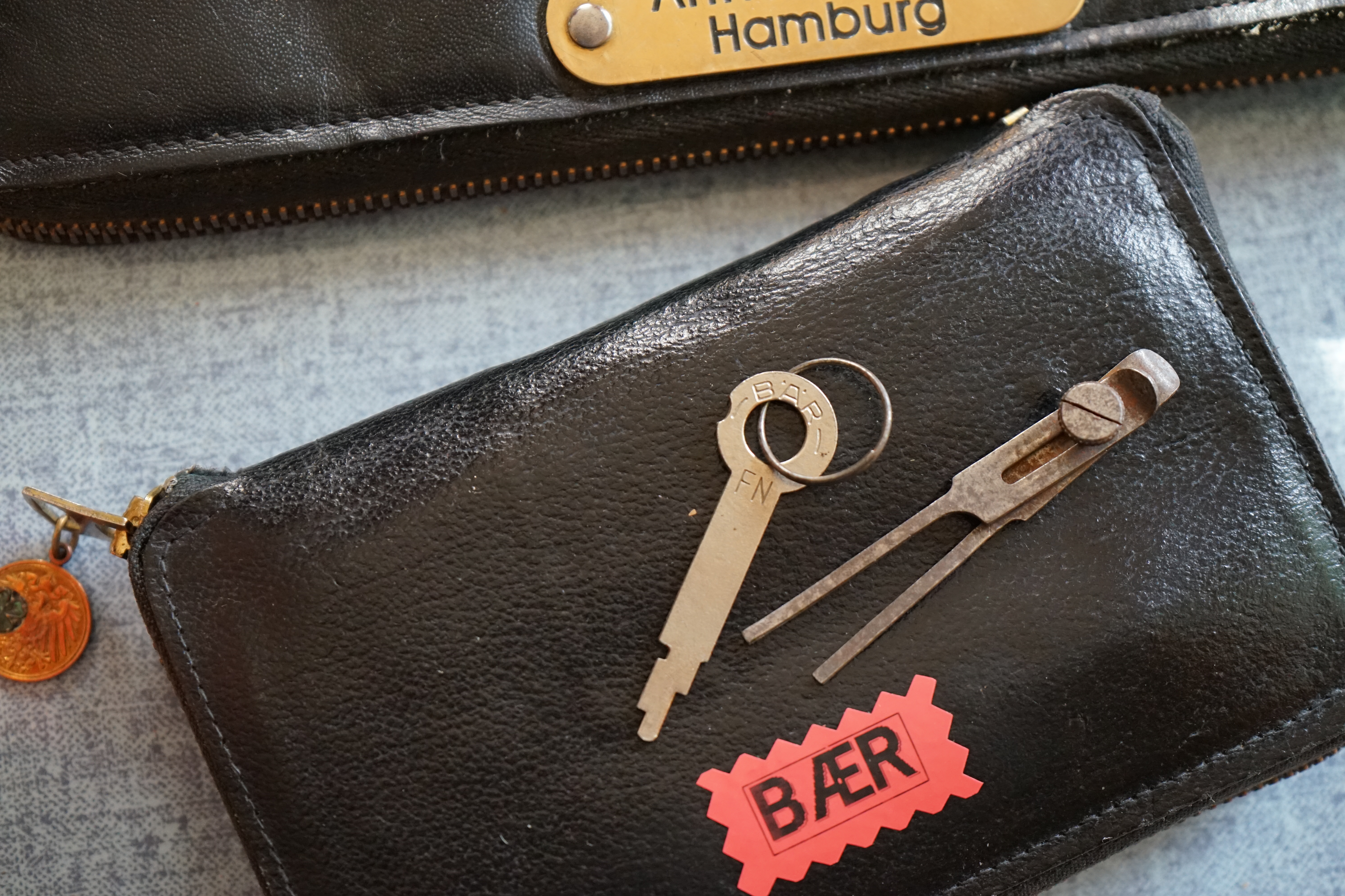 Bild et Uschi sitzt mit Arthurmeister und der Cartomanze, dem Schwerti und Bouncing Joe beim Lockpickerstammtisch im Hasenstübchen, Fuhlsbüttel. Arthurmeister spricht: Alle DOM geöffnet. Die Bild et Uschi, die rasende Reporterin gibt vor: Herr Bühl, nicht nur offen ist gut, sondern SEO und CONTENT und CONTENT und SEO und Google Token sind die Sprache ! Ich habe gerade mit deinem Freund Mr. Smitz, Beverly Hill`s telefoniert und vereinbart, daß unsere SEO Token mit den Google Token im Bunny Hall, her Rabbit House inhaltsgleich seien. 1 SEO Token = 1 GabiKo 1 Google Token = 1 BLEND 1 Arthurmeister ® Token = 1 mal schauen, wie der Detektiv sagen würde ! Arthurmeister spricht: Uschi, das mit den TOKEN ist auch so: Wer einen hat, der darf seine Kunst zeigen und deine Kunst will ja SEO und KI und Social Engineering und das BILD et Report`lern sein, wie ein DETEKTIV im Dienste der Wahrheitsfindung ! Deine SEO KUNST ist jetzt, wenn Du dich hinstellst, die wehrlosen, gepickten Schlösser und Schließzylinder ablichtest und eine SEO Leseprobe als Muster ohne Wert vom neuen Leporello ins Internetz einspinnst. Ja, genau, die mit der KI erstellten Social Engine Optimized Hasenstübchen Software. Hannenberger: Käppchen für unsere SEO Künstlerin Uschi und Stößchen für alle. Nein Joe, hier herrscht Bouncing Verbot ! Arthurmeister spricht und fragt: Uschi, hast Du bei dem Telefonat mit Mr. Smitz auch " inhaltsgleich " bedacht, das deren Amerikaner Token Autobahngold sind ! Ja, BLEND wie TOMBAK, einfachstes Blech bei dem nach wenigen Tagen die goldene Farbe abfällt. Amerikaner eben, ja genau ! I have a Choklite für aisch ! 𝔄𝔯𝔱𝔥𝔲𝔯 𝔅ü𝔥𝔩, 𝔄𝔯𝔱𝔥𝔲𝔯𝔪𝔢𝔦𝔰𝔱𝔢𝔯 ® JOE ASBERRY Hey Joe " Asberry ", ruft F 1 Rudi vom Tresen, Prost und Stößchen ruft Heike III zum Stammtisch. Die Jukebox spielt in voller Lautstärke Mr. Bojangles. Arthurmeister, der Sympathieträger hat bay the way mit einem ABUS Padlock Joe`s Michael Air Jordan`s Basketball bag gesichert ! Auch der Michael Jordan mußte hier im Hasenstübchen das Basketball bouncing Verbot akzeptieren. Formel 1 Rudi schreit: Bouncing darf und kann hier nur ein Michael Schumacher. Die Cartomanze meint, ein Ralf Schumacher auch ! Prost Weizen, Stößchen, Käppchen, ASBERRY !!! Die Jukebox by Youtube spielt " Slow Hand ". Joe, du rascal belehre uns nicht schon wieder. Wir sind hier in der Rabbit Hall and smoking is good for your drunken head. Prosit, Cheer`s, Salute, Gin Gin, altüst, sante` und Viva ! Hoch die Tassen ! Am Tresen läutet die Glocke. Der Rotamint der blinkt. Drei Tage war der JOE krank, jetzt trinkt und raucht er wieder. Gott sei Dank ! 𝔄𝔯𝔱𝔥𝔲𝔯 𝔅ü𝔥𝔩, 𝔄𝔯𝔱𝔥𝔲𝔯𝔪𝔢𝔦𝔰𝔱𝔢𝔯 ® High Noon, elevener Clock, Hasenstübchen, HAM. In der Jukebox spielt: Pointer Sisters - Slow Hand, und der Tresen grölt, Arthurmeister with the Mastertouch. A Lover whit the Easy Touch ! Nochmals " Asberry " ! Hier herrscht Basketball Bouncing Verbot ! Wir sind hier nicht bei der NBA und du wirfst keinen Korb ! Du triffst den Korb ja nicht einmal. Am Tresen läutet die Glocke: Helbing und Stößchen ! Hey Pony ! Heike V drückt in Arthurmeister`s Jukebox: Die Affen rasen durch den Wald. Arthurmeister ruft: Parole Emil. Formula One Rudi grölt: Bouncing Verbot ! Asberry hat Bouncing Verbot ! Weizen ! Joe fragt Arthurmeister: Arthur my Friend, i need for my Basketball Friends from the NBA a instruction of Lockpicking. Arthur lacht: only wenn Michael Air Jordan und Michael Schuhmacher mitmachen. Pelle schreit vom Tresen: Schuhmacher ist ein Kannister Kopf. Pino kann ihn gerade noch daran hindern Marmor Stein und Eisen bricht zu drücken. Joe wünscht sich: Teddy Pendergrass - Turn Off the Lights… Ja Joe, es ist möglich eine solche Schulung auszurichten. Hierzu muß ich bei der Firma Amazon weltweit Lockpicking Set`s und Lockpicking Zubehör wie weitere Hook`s, Snakes, Rake`s und Tension Wrenches besorgen. Vorführmaterialien wie cut away Zylinder und Übungsschlösser habe ich parat. Ich zeige den E - Pick, und führe dir die Pick - Gun vor. 1 Schuss. Du verstehst. Prost ! Weizen, Stößchen`s, und Helbing für alle. Asberry und Bühl umarmen sich ! Sympathieträger halt ! In der Jukebox spielt: Element of Crime - Mittelpunkt der Welt… See You tomorrow, wir besprechen alles weitere wie: How to pick a Car. 𝔄𝔯𝔱𝔥𝔲𝔯 𝔅ü𝔥𝔩, 𝔄𝔯𝔱𝔥𝔲𝔯𝔪𝔢𝔦𝔰𝔱𝔢𝔯 ® Next Day: High Noon at 11 fer Clock: Joe Asberry der alte NBA Bouncer betritt das Hasenstübchen, ( HAM ) his Rabbit Hall ! In Arthurmeister`s Jukebox spielt: Nein nicht Hey Joe, sondern Aloe Blacc - I Need a Dollar ! Arthur Bühl spricht: gerade habe ich mit Mr. Smitz telefoniert. Joe: Smith ist ein Sammelbegriff wie Meier. Mr. Smitz you know, he is the CEO of the Magazin Playboy - Beverly Hills. Ja und der ist mein Freund. Den kenne ich über die BILD et. We have a Telefon call. Der Mr. Smitz hat dann den Mr. Jeff Bezon, ja du weißt schon, den vom Amazon Lieferservice angerufen. Er hat ihm erklärt daß ich mit dem NBA Bouncer Joe Asberry in Sachen Lockpicking einen Workshop machen möchte. Die Glocke läutet: Weizen, Helbing und Pony`s ! F 1 Rudi schreit am Tresen: Joe, laß dir lieber erklären wie du Scott Speed das laufen beibringst. Am Tresen wird es lauter: Minardi, Minardi, wir gewinnen nie ! Scott Speed, der Name geht im Gelächter unter. Pelle schreit: der Schuhmacher ist ein Kanister Kopf. Arthurmeister meint: let Michael pass for the Champions Chip ! Arthurmeister`s Jukebox spielt exclusive für Joe: Sammy Davis jr. - Mr. Bojangles ! Also Joe, der Smitz hat beim Bezos von Amazon angerufen, wir wollen einen Lockpicking Practical Kurs meistern. Der Bezos ist dann ins Amazon Head Quarter gefahren. Nein, nicht im Uber. F 1 Rudi schreit: Der Bezos fährt Ferrari. Scholischek meint: Maybach ! Also Joe, der schaut jetzt im Amazon weltweit Lager wie viele Lockpicking Tools und Jigglers er hat. Auch Pickset`s. Er sieht auch nach wie viele HPC, 2000 er Hook`s er hat. Lockpicker Beginner Sets von Majestic und Starter Sets von Mr. Peterson sagt er, hat er Massenweise auf Lager. Arkadasch sagt, sein Schwippschwager vom Neff Cousin und dessen Freund in Berlin - Kreuzberg könnten auch solche Pick Werkzeuge und Spanner herstellen. Die haben genug Schwarz Arbeiter. Die Sympathieträger Bühl und Asberry prosten sich genüsslich zu. Weizen ! Die Cartomanze die alte Kartenlegerin meint sie könne auch spooxe anrufen. Der Noagerlzutzler meint: Ihr Deppen, auf Berlin mußt du jahrelang warten. Heike IV ruft Stößchen ! Der Pino Frank lallt: Die Rautenfotzen bleiben für immer in der zweiten Liga ! Joe ich bin mir sicher der hat auch Master bzw. Meister Lock`s. Die sind für eine Testrunde gut. Ja, die Dinger heißen Master Padlock ! OPEN ! Beer ! Nicht zu verwechseln mit Medeco ! Arthur läßt in der Jukebox im Bunny Hall TSOP spielen. The top Sound of Philladelphia ! Prost, Stößchen ! Pelle läutet auch die Glocke: Prost, Stößchen`s, Pony`s ! Dafür darf er auch für einen Heiermann: Heino - Caramba, Caracho ein Whisky drücken. Ja, Joe, aber kein Bouncing ! Der läßt die Sachen via Airforce Seattle to HAM liefern. Du weißt wie schnell Amazon liefert ! Sir Washi meint: Amazon sei so schnell wie Scott Speed. Alle lachen: Wenn er nicht wieder in die Mauer fährt ! 𝔄𝔯𝔱𝔥𝔲𝔯 𝔅ü𝔥𝔩, 𝔄𝔯𝔱𝔥𝔲𝔯𝔪𝔢𝔦𝔰𝔱𝔢𝔯 ® 11.30 High Noon im Hasenstübchen. Der Hannenberger hat die Frikadellen fertig. Senf kommt aus dem Glas. In Arthurmeister`s Jukebox spielt: Santana - Fleur da Luna. Am Stammtisch diskutieren Bühl und Asberry über Lockpicking und Präsentationen: Arthurmeister erhält einen Anruf über die 007. OH, Mr. Smitz, nice to hear you from Beverly Hill`s. OH, What ! The Airplane from Jeff Bezos, Amazon is on HAM landed ! YES, Mr. Smitz, nice to hear this Song. Slowly Arthurmeister: There is a little Problem with the Custom. Mr. Smitz ! this is not really a Problem. HAM is four Minutes from the Hasenstübchen away. I will send Taxi - Dieter. He knows there a Hintereingang, a Backdoor, you know ! I call you back. Yes, yes, Außer Regen nicht viel gewesen. Greetings to Mr. Bezos. Tell him thank you for the Support. From Stammtisch too. Arthurmeister`s Jukebox spielt: Rucki - Zucki ! Die Frikadellen vom Hannenberger schmecken jetzt auch ohne Senf. Prost, Stößchen, Weizen, Helbing und für den Noagerlzutzler ein frisches vom Faß. Die Jukebox spielt: Die Five Tops - Warte auf das Glück ! 2 Stößchen später kommt Taxi Dieter zurück in den Bunny Hall ! Oh, OH, der Zoll, eH ! Als die mich gesehen haben war der Fisch geschuppt. Die haben mir beim Einladen geholfen. 5 Pakete a`50 Kilo ! Eine viertel Tonne. Ich durfte auch den Zoll zum Lockpicking Event einladen. Tragen helfen !! Stößchen, Pony, nö, heute Käppchen ! Die Jukebox spielt: Element of Crime - Am Ende denk ich immer nur an dich ! Mr. Smitz ! you are the best ! Greetings to all Smith in the USA. Yes, Yes, Mr. Smitz, Yes. I make greetings to Friede Springer from the BILD et; Ronzheimer too. Yes, Yes, und greetings for Mrs. Quandt. If Bezos will, i can show him on the Lockpicking Demonstration how easy he can pick a BMW whit a Key Blank. Yes, Yes, Mr. Smitz ! 3 Seconds ! OFFEN, OPEN, APERTO ! schreit Giovanni und will Chianti. Bei Fiat und Ferrari Modellen ist es so ähnlich. Bei manchen brauchst du aber ein polito, ja, Nagelfeile. Prost Chianti. Yes Mr. Smitz, die Ring bell`s, Hells Bells, die Glocke klingelt, you know ! We call in time. F 1 Rudi schreit: Hülkenberg ! Giovanni schreit: Giacomo Agostini ! Joe schreit: Scott Speed ! Arthurmeister`s Jukebox spielt: The Pointer Sisters - SLOW HAND, Arthurmeister the lover with the Mastertouch ! Arkadasch bekommt von Bühl Raki ericli Plum, Sorte Schwäbischer Hengst ! Prost Zwetschgenkönigin ! Notiz: Alle SEO Texte wurden mittels einer ♥ KI Hasenstübchen SEO SOCIAL ENGINE OPTIMIZED ( Künstliche Intelligenz ) der Firma Doublebrain ®, ( ges. gesch. DPMA, Berlin, Reg.-Nr. 302022224017 ) ( Die E - Mail lautet: Doppelhirn@Doublebrain.de ) ( KI-Worldwide.de ) und doppeltem Helbing aus dem Leporello: " Arthurmeister Bühl und Bouncing Joe Asberry im Hasenstübchen ", generiert. Die Jukebox spielt: Loredana Bertè - E la luna bussò. Der Reggae Auftakt ! ♥ 𝔄𝔯𝔱𝔥𝔲𝔯 𝔅ü𝔥𝔩, 𝔄𝔯𝔱𝔥𝔲𝔯𝔪𝔢𝔦𝔰𝔱𝔢𝔯® Verschlagwortet mit unserem SEO Kartell: Arthur Bühl, Detektiv, the dutch open Lockpicking Champion ! From WIRED. ÖFFNUNG OHNE SCHLÜSSEL, Linkedin Joe Asberry, NBA, Twitter X. Basket Ball Bouncing Verbot, Arthurmeister, Raucher, Roth - Händle, Stadt Lahr - Bühl, Schwarzwald, Black Forest, Rotkäppchen you know Mr. Smitz, Sorte Schwäbischerhengst de is großfruchtig und süss wie UHU. Buhl er Zwetschge. No, only woman has Pflaumen ♥ Wappen Arthur Andreas Bühl, Flagge ! Wilhelm Busch ♥ weiter verzweschget mit unserem SEO Kartell: Arthur Bühl, Arthurmeister® Arthur ♥ Schwäbischer Hengst, Buhl, Zwetschgen Heini, Arthur Bühl Wappen, Fahne, Buehl er Zwetschge, Made in Germany, Born 1961, Sympathieträger, Google Earth, Mittelpunkt der Welt, Pflaumen, Arkadasch, Datschi, ♥ Martinameisterin, Cartomanze, Scholischek, " HIGH NOON ! ", ♥ Vokuhila ♥ Parole Emil ! und mit allen weiteren feiernden Amigo`s.