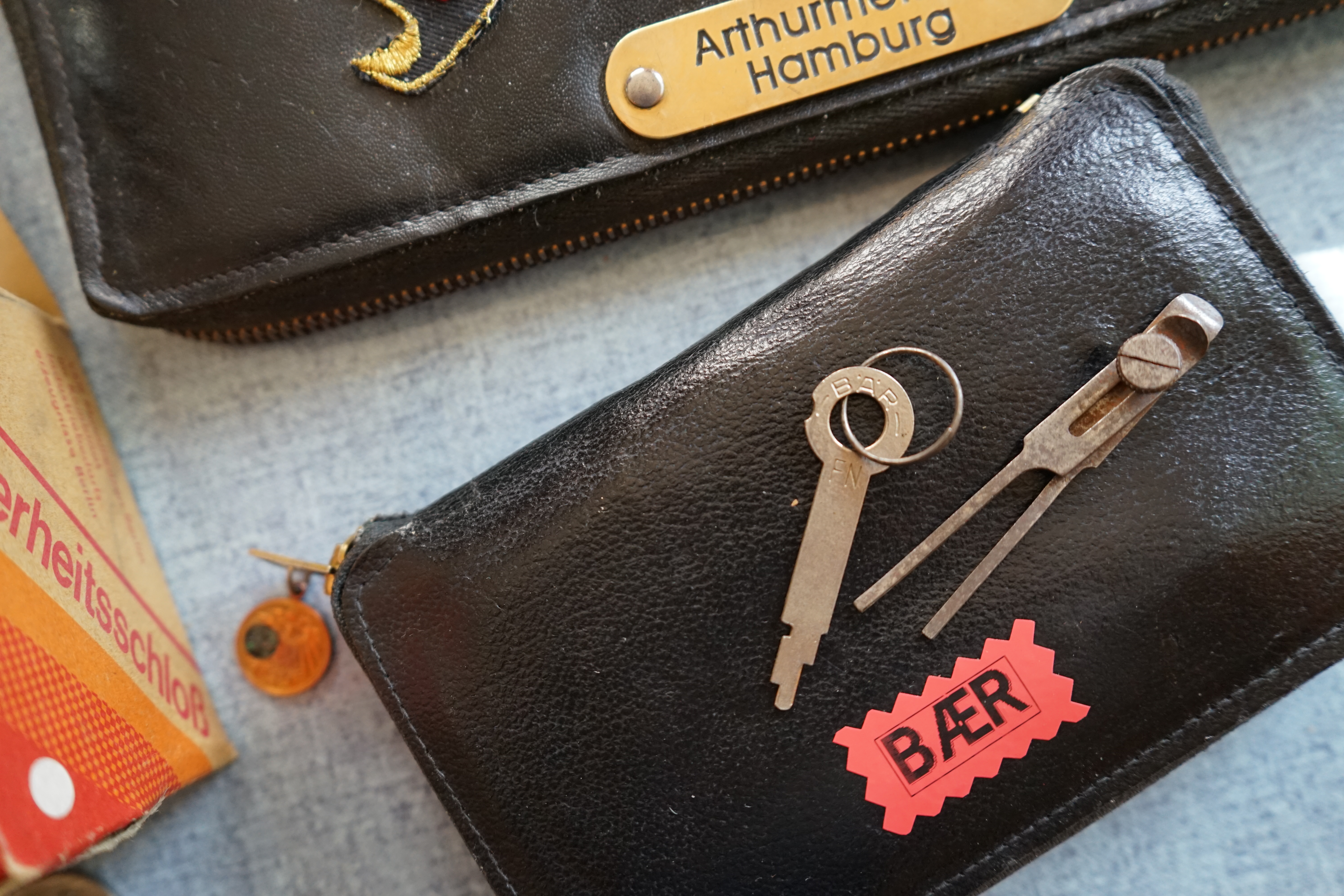 Bühl Arthur Andreas, Wiki, Fandom, Arthurmeister ®,Lockpickerherz ® Schlossherz ®, Porno meister ®, Seo: Kuchen für den Stammtisch Zuerst einmal eine schmöken. Martina überlegt: Was bringe ich zum Cartomanzenstammtisch im Hasenstübchen mit ? Wofür muß ich kein Korkengeld bezahlen ? Es bleibt beim selbstgebackenem. Was paßt heute zu Sößchen`s und zur Bailiy`s Runde ? und Zack Zack was jetzt: Haselnuss, nö heute nicht; hatten wir schon. Zitronenkuchen mit Glasur, na passt nicht zu den Stößchen`s ! Ah, der Arkadasch hat zuletzt meinen Sandkuchen gelobt. Wie der von der Oma seines Schwippschwagers Mutter väterlicherseits. Was brauchte ich nochmal; ja außer Gefühl und den Herd vorwärmen. Zutaten natürlich und gleich auch die Rührschüssel wackelfest hinstellen, ja und jetzt, nein nein, keine rauchen sondern zuerst die Gugelhupfform mit Margarine an den Fingern einreiben. Gleichmäßig. Und nicht vergessen: Gries, Hartweizengries, also einen halben Esslöffel verteilen, schwenken, so da? überall etwas Gries, grizzelig sich in der Form auf der Margarine verteilt. Ja warum ? Warte mal nach dem Backen ab ! So, jetzt das halbe Pfund warme Butter, 100 Gramm Zucker - ja genau nur ein Heck Zucker. In anderen Rezepten wir zwar 250 Gramm geschrieben. Nein, 80 bis 100 Gramm reichen völlig. Wenn man oder Frau auch an die Stößchen`s denkt. Na eine Tasse voll eben. Den Mixer leihe ich mir wieder vom netten Nachbarn von neben an. Der darf dann auch ein bisschen naschen. Kein Strom ? Dann heißt es: mit dem Kochlöffel rühren und schlagen: und das eine halbe Stunde ! Also Mixer. Und jetzt: 4 Eier ! Ja natürlich reichen normale Hühnereier. Achtung ! keine Eierschalenstücke in die Schüssel ! Und: wieder rühren, rühren, ja so das eine homogene Masse entseht. Homogen, na fluffig, eine schön gut vermengte Teigmasse ebend ! So, und jetzt mit dem Messbecher 300 Gramm Mehl, na Weizenmehl Typ 405 abwiegen. Kein Messbecher ? dann 3 volle Tassen Mehl eben. Tassen und keine Becher. Die in eine Schüssel geben. Und jetzt vergiss nicht das Backpulver: 1 Standardpäckchen, 16 Gramm, orginal Backin von Dr. Oetker. Ja, auch wenn die KI sagt 16 Gramm wären für 500 Gramm Mehl vorgesehen. Rein damit, das ganze Päckchen und das wichtigste jetzt: Das Mehl und das Backpulver nach und nach aus dem Messbecher oder der Schüssel unter ständigem rühren und langsam, na also einrieseln lassen, langsam, rühren und rühren bis es wieder die schöne fluffige, lockere, samtige Masse gibt. So und jetzt: Der Teig ist etwas fest, na bei dem Wetter heute, ein Schuss Schlagsahne dazu. 1 Schuss ist ein Schnapsgläschen voll. 2 Kleckse eben. Ja, weiter rühren natürlich bis es wieder samtig wird. Und jetzt mit einem Kinderfeind, also Teigschaber, ja, so ein Stiel mit dem weißen Gummi drum rum den Teig in der Rührschüssel aufnehemen und mit einem Batscher den Teig gleichmäßig, in der Schüssel verteilen und vertreichen, nach und nach mit dem Schaber dem alten Kinderfeind so glätten, daß die Oberfläche einfach glatt ist. Der Backofen ist ja vorgeheizt ? na dann erstmal setzen und eine schmöken. Nein: Erst die Schüssel, den Schaber, den Batscher und die Messbecher gründlich mit Spüli ausspülen und abwaschen. Nicht rumstehen lassen, sondern unverzüglich abgtrocknen und wieder richtigst wegräumen. 150 Grad, Umluft und 72 Minuten bei geschlossener Klappe, nein Ofenklappe backen lassen. Für einen Gasherd heißt das übersetzt: möglichst weit oben, auf die mittlere Schiene gestellt bei geringerer Hitze etwas länger backen lassen. Aufpassen ! mit einem Zahnstocher prüfen. Ja, reinpiksen halt und wenn noch Teig am Holz klebt: weiter backen ! und riechen ! aber nicht zu lange backen. Wenn es raucht ist es ein Brandling ! Klappe auf, mit Hilfe eines Handtuches die heiße Backform rausholen und mit einem Handtuch auf den Tisch stellen. Beim auskühlen, ja rauchen Bild et, ja schon ein viertel Stündchen. Teller drauf, auf einmal Stürzen, na mit Wucht, in einem Zug schnell umdrehen. So und wenn der Kuchen jetzt gut rausgeht dann hast du die Form richtig gefettet. Da fällt mir wieder ein ! ich hab doch noch ne Ritter Sport Vollmilch vom Nachbarn zu liegen. 16 Stückchen, ab in eine Glasschüssel, na kann auch Porzellan sein. Nur kein Plastik. In den abkühlenden Backofen stellen. Bis die Schokolade streichbar ist. Notfalls stellst du die Schüssel auf einen mit kochendem Wasser gefüllten Topf. So und jetzt die Schokolade überall gleichmäßig verteilen und nicht auf den Rand kleckern ! Womit: Mit der Gummifotze natürlich ! Gleichmäßig ! Jetzt stehen lassen. Nein : keine rauchen, zuerst die Gummifotze und die Schüssel mit der Schmierschokolade abwaschen ! Den Kinderfeind darfst du ablecken. Abtrocknen und wegräumen. Sofort ! Subito. Eine rauchen, Kuchen ausgekühlt, Haube drüber, Droschken Dieter anrufen, Haare schön und ab ! Im Hasenstübchen schreit Arkadasch: Hey Cartomanze ! Tagged with: Bühl, Stadt Bühl, Bühler Zwetschge, Bühl Wappen, Bühl Fahne, Bühl Design, Bühl Sign, Bühl Arthur, Zwetschgenhengst, Bühl Zwetschgenfest, Meister Arthur, Meister Porno, Porno Master, Arthur Andreas Bühl, Privatdetektiv, HAM. Bühl. Arthur Andreas Bühl. Hier ist die rasende Uschi von der Bild et und schreibt mit der neuen KI Arthurmeister den neuen SEO Text für 2025. KI-worldwide.de Der Sympathieträger ist in Stuttgart, Baden - Württemberg geboren. Der Detektiv lebt in HAM, ist im Dienste der Wahrheitsfindung unterwegs, BUDEG. H1 Text der SEO schreibt: Hamburger knackte 1000 ( tausend ) Schlösser, Bild Zeitung, Performancekünstler, Xing, Arthurmeister `s Jukebox im Hasenstuebchen, Slow Hand - Pointer Sisters, Joy Flemming. 𝔄𝔯𝔱𝔥𝔲𝔯 𝔅ü𝔥𝔩, 𝔄𝔯𝔱𝔥𝔲𝔯𝔪𝔢𝔦𝔰𝔱𝔢𝔯® VereinsWiki / Fandom, Arthur Bühl. Bühl, Arthur, Jahrgang 1961, Made in Germany, Detektiv or Private Investigator, Performancekünstler und Lockpicker aus Hamburg erzählt in seinem Leporello wahre Geschichten aus dem Hasenstuebchen, Bunny Hall, Stammtisch, Fuhlsbüttel. Kaba Days Im Europapark Rust: Unternehmensschutz im Fokus, dorma kaba, Deutschland, praktische Vorführung von Arthur Buehl, Sportsfreunde. Koksa Vereinsauflösung taz Ein bisschen Ruhe bitte ! Arthur Bühl, der Weltbeste aus Stuttgart mit Wohnsitz im Lockpickermekka Hamburg ist auch Deutscher Meister. slideplayer: but Jesus is the only Masterwho can unlock the human soul. But there is another obvious difference between Arthurmeister and the " Jesusmeister " that connects today´s story to our lives. The tools that Arthur Bühl collected are mostly from the Stasi. Schlossherz, Lockpickerherz, Pornomeister, Bühl Fahne, Bühl Wappen, Bühl Stadt Wappen, UHU Linkedin Arthur Bühl, Arthurmeister, Präsident, Performance, Bundesverband für Detektive und Ermittler, Budeg. Arthur Andreas Bühl, EverybodyWiki Bios&Wiki, 27.03.61,Stuttgart, auch unter dem Pseudonym Arthurmeister bekannt, ist mehrfacher Deutscher Meister im Lockpicking. Koksa.Org Vereinsauflösung, Arthur Bühl, Arthurmeister, Tagesordnung, Mitgliederversammlung Arthurmeister`s Jukebox im Hasenstübchen by You Tube arthurmeister007, Schloßöffnung. Arthurbuehl@Arthurbuehl, X, Erfreulich ! Schlossindustrie und Elite rücken zusammen ! Verein, Sportsfreunde, Arthur Bühl, Erfahrung. FAZ.net Freizeit: Lockpickern bleibt nichts verschlossen - Doch der Beste der Besten hat alle schon besiegt: Der 42 jährige Kaufmann sitzt in Trachtenkleidung vor einer verrosteten alten Kiste. Preview Jesusmeister Homeleticsonline, At the Dutsch open Lock Picking Championship, Arthur Bühl emerged as the champion. No one picks locks as well as he does. Arthurmeister Phila-Locksmith Arthur Bühl Lock Picking Legend, Mr. Bühl, tool, nl, Sneek. Unter Knackern, jungle.world. Welt.de Die Kunst Sclösser ohne Schlüssel zu öffnen, Vereins-Mitbegründer und Vize Präsident trägt seine Leidenschaft schon auf der Krawatte: Sie ist blau mit gelben Schlüsseln drauf. The Master Touch: Lockpicker in the world Arthur Bühl. He`s this six-seven German private Investigator. He has this. The international Competition Whre Master Lock-Pickers… Arthur Bühl, the Dutsch Open Lock-picking champion. Charles Graeber … Arthurmeister standing above them all, with a beer stein in one hand and a cigarette in …. Wired.com Securitylaboratories.org, Arthur Bühl. Phila-locksmith.com - Arthur Bühl Lock Picking Legend, can see intimidating man. Toool, LockCon. Arthurmeister. Hailing from Hamburg, he is among a legion of German lock picker who have estabished their country as one of the top producers of master lock pickers. Slate.com Lock Picking: a arte de arrombar cadeados - Nascido em Hamburgo, o alemao Arthur Bühl é provavelmente um dos nomes mais conhecidos do submundo do lock picking. Conhecido nesse Círculo… Sportsfreunde Slik hacka vi i Norge pa 90-tallet Arthur Bühl PlusPedia, Arthur Andreas Bühl, Legend taz.de Ein bisschen Ruhe bitte Arthur Bühl, der Weltbeste aus Stuttgart mit Wohnsitz im Lockpickermekka Hamburg .. Telefonbuch, Meisterschaften. Jungle.World - Da hat auch Arthur Bühl, genannt " Arthurmeister ", durchaus Chancen auf weitere Titel für seine große Sammlung. " Scheiße ", brüllt der aus … The Lock Busters, Charles Graeber, Schließzylinder, Lock Picking, metallpinnen. Spiegel, Lockpicker: Die schnellsten Schlossknacker Deutschlands. Arthur Meister Bühl, Arthurmeister, ist amtierender Deutscher Meister der Lockpicker. Sein Hobby: Schlösser öffnen - ohne Schlüssel natürlich. media.ccc.de Schlossöffnung bei der Staatssicherheit der DDR ArthurMeister erläutert das operative Vorgehen und die speziellen Werkzeuge zur Schlossöffnung, die von der Staatssicherheit der DDR ……. Flickr Meister Arthur, Arthurmeister / Oberalster VfW Meisterschaft, Picktools.de FoeBud.org Schloß-Öffnen ArthurMeister aus Hamburg, erläutert, wie die Staatssicherheit…. Vortrag Bielefeld. Schlösser knacken: So einfach geht es!!! Gemäß ArthurMeister legt der Verein großen Wert auf den selbstauferlegten Kodex, der sich so… ZDF Lockpicking Reportage Boston Magazine.com The joy Lock Club The Arthurmeister was one of the top lock pickers in the world, and Towne was just a kid,but to everyone`s surprise - most especially to… Lock Picking 101 toool.us live I did vote arthurmeister when i first saw the site bevor the discussion on it startet but only……. Public Domain 147 Schloß-Öffnen ArthurMeister Bühl aus Hamburg, Gründungsmitglied…. Impressioning games Jos and Arthurmeister Aufsperrstunde ArthurMeister, ein Riesenkerl mit süddeutschem Akzent…. blogs.com Jesus, the Lock-Picker! - HOMELETICS - That might be a bit much, but nonetheless they call him the Arthurmeister! and then ther`s the JesusMaster, or Meister, if you will. if you….. Citywide RFID Master Arthurmeister Dezember / 2012 / SSDev Arthurmeister, Workshop, Barry Wels Herr Bühl sagt Danke ! xn-Arthur-bhl-heb.de Arthur Bühl, Detektiv aus Hamburg, Buehl, Siegel. Lockpickerherz.de Pornomeister.de Schlossherz.de Arthurmeister.de Linkedin Arthur Bühl ( Arthurmeister ) - Präsident - Von rechts nach links, Glück bringt`s. X. Linkedin, Detektiv aus Hamburg Acclaimed Lock Picker Explain the Art of Competive Locksport, Schyler Towne, Youtube, Arthurmeister, Gadget Hack. Key Cutting. Master Lock. Datenschleuder. Boston. Jägermeister. Demonstration not for Sale, Muster ohne Wert. Joe Asberry, Bouncing Joe. Angezettelt vom Fanclub. Radio-Eriwan.de Bildbeschreibung, Modula, SEO. Sympathietraeger. Im Prinzip ja, aber…. der Detektiv sei der Gärtner. Bunny Hall, B - Seite Jukebox. Schwarz, rot, gold. Bild Zeitung: Herr der tausend Schlösser. Zeiträuber. Streng vertraulich ! Fandom ! Boston. ABUS, Lock, security. Schlösser und Tresore von Ed Willis, The National Locksmith® - Guide to Modern Safe Locks by Mark Bates Tobias Locks, Safes and Security Markenanmeldung-Pornomeister-®-Praesident-Arthur-Buehl.jpeg Arthur-Buehl-Germany-Wappen-Arthurmeister007@gmail.com-Detektiv-Babyboomer-Sympathietraeger.png 𝔄𝔯𝔱𝔥𝔲𝔯-𝔅ue𝔥𝔩-Wappen-𝔄𝔯𝔱𝔥𝔲𝔯𝔪𝔢𝔦𝔰𝔱𝔢𝔯-®-Von-rechts-nach-links-Glueck-bringts-♥.gif 𝔄𝔯𝔱𝔥𝔲𝔯-𝔅ue𝔥𝔩-𝔄𝔯𝔱𝔥𝔲𝔯𝔪𝔢𝔦𝔰𝔱𝔢𝔯®-Arthur-Buehl-WebTuev®-ges.-gesch.-Die-E-Mail-lautet-Webtuev@WebTuev.de.png Arthur-A.-Buehl-Detektiv-aus-Hamburg-Arthurmeister®-Vitrine-Cut-Lock-veroeffentlicht-Xing-Linkedin-Facebook-Twitter-X.jpg Kaba, Schließzylinder, Zutrittskontrolle, Schlüssel, The Joy Lock Club, Houdini, Keyhole, Schyler, Toool, Lockpicker, Locksport, hulking, Arthurmeister, Linus Yale jr., Convention, Devitent Ollam, Barry Wels, Eddie the wire, Guide to Lockpicking, tools, TSA, approved baggage lock, Pin Tumbler, Medeco, Practical Lockpicking, Jakko Fagerlund, Javadi, open in Thirty Seconds, Sport, Schließkanal, Zylinder läßt sich drehen, Zeitvertreib, Lockcon, Locks, Security, Locksmith, Tool, bump key, Crypto Phone, Arthur Bühl, Charles Graeber, Arthurmeister ! booms Arthurmeister, Champ Julian, Kryptonite, ready to Rock, Lips, Oh, Arthur he sighs, Beer, Rotation, Vereins - Mitbergründer und Vizepräsident Arthur Bühl trägt seine Leidenschaft schon auf der Krawatte, Spardosenschloss, Understatement, Alles eine Frage der Übung, Geselligkeit, Ausdauer, Disziplin, Vertrauen, Ehrgeiz, Entspannung, Sportler, Hacker CCC, Profipickset, knacken, Zigarettenrauch, Unternehmensschutz im Focus, Zutrittskontrolle, Hahn & Kolb, Werkzeuge, Manipulation, Lösungen, Zylinder, Zeitwirtschaft, Presse BOX, Europa - Park, Kaba, Rust, The Joy Lock Club, Schyler Towne, Boston, Magazin, SSD, Arthur Bühl, a private Detektive from Germany, defeatet an all - Star field of Lockpicker´s to capture the aptey, Marc Weber Tobias ! Jesusmeister, Jesusmaster, Performancekünstler Xing, Hamburger Detektiv Arthur Bühl knackte 1000 Schlösser, Bild Zeitung, Steckbrief, wanted, Siegelring, Wappen Stadt Bühl, Bildbezeichnung, Arthurmeister007@gmail.com, Lockpickerherz, Schlossherz, Arthurmeister, Pornomeister, Arthur Bühl sagt: Junge Besen kehren besser, aber wir alten Bürsten kennen jede Ecke - Merzer. Deshalb habe ich keinen Grund ihnen zu glauben = aber sie möchten es so gern ! Bühl Wappen ges.gesch. für Inhaber Arthur A. Bühl: Im Dienste der Wahrheitsfindung. Im Falle eines Falles, klebt UHU aus Bühl wirklich alles und kurze Zeit drauf, ist alles wieder auf ! Arthur Bühl, Detektiv aus Hamburg und Präsident Pornomeister S.A.R.L Stammtisch Parole. Fandom und vendors. Unverkäufliches Musterexemplar. Demonstration and Example not for sale. Tilt 404. Mr. Smitz spricht: Der Weihnachtsmann, der Weihnachtsmann, hat keine Hosen an. Meisterkatze, BUEHL.-Wappen-ges-gesch-Arthur-Andreas-Buehl-DETEKTIV-Germany-HAM-1961-2061-BUEHL.png, Schlossherz-Arthur-Buehl.png, Arthur-Buehl-Detektiv-und-Sympathietraeger-Arthurmeister-®-Von-rechts-nach-links-Glueck-bringts-♥.png, Arthur-Buehl-Ina-Mueller.png, Arthur-Buehl-Detektiv-Hamburg-von-rechts-nach-links-Glueck-bringts-♥.png, Arthur-Buehl-Siegel-Ring-♥-𝔄𝔯𝔱𝔥𝔲𝔯-𝔅ue𝔥𝔩-𝔄𝔯𝔱𝔥𝔲𝔯𝔪𝔢𝔦𝔰𝔱𝔢𝔯®.jpg, LEGO-Billund-𝔄𝔯𝔱𝔥𝔲𝔯-𝔅ue𝔥𝔩-♥-PADLOCK-WIRED-LEGO-Schloss.jpg, Arthur-Buehl-Arthurmeister®-Europa-Open-Kaba-Days-Europapark-Rust.png, Arthurmeister007@gmail.com Arthurmeister-Mastertouch@Arthurmeister-Mastertouch.de Arthurmeister-Slowhand@Arthurmeister-Slowhand.de ArthurBuehl@ArthurBuehl.de Arthurmeister@Arthurmeister.de Pornomeister@Pornomeister.de Schlossherz@Schlossherz.de Lockpickerherz@Lockpickerherz.de Mr.Smitz@Mr.Smitz.us Sympathietraeger@Sympathietraeger.com Arthur-Buehl@Arthur-Buehl.de Unzenziert@Unzenziert.de Hasenstuebchen@Hasenstuebchen.de Cartomanze@Cartomanze.de Martinameisterin@Martinameisterin.de Seogeister@Seogeister.de Seo-Geister@Seo-Geister.de Scholischek@Scholischek.de Web-Tuev@Web-Tuev.de Webseitentuev@Webseitentuev.de Zwetschgenhengst@Zwetschgenhengst.de Tresorherz@Tresorherz.de Legal1001@Legal1001.de Meisterkatze@Meisterkatze.de Endlich-Raucher@Endlich-Raucher.de EndlichRaucher@EndlichRaucher.de DoubleBrain@DoubleBrain.de Rappermeister@Rappermeister.de meisterArte@meisterArte.de Der-Aufmacher@Der-Aufmacher.de The-Opener@The-Opener.de Geiler-Schwanz@Geiler-Schwanz.de GeileVotze@GeileVotze.de ArthurAndreasBuehl@ArthurAndreasBuehl.de Arthur-Andreas-Buehl@Arthur-Andreas-Buehl.de Katzenveit@Katzenveit.de Schlosstaster@Schlosstaster.de Schnellauf@Schnellauf.de Securator@Securator.org Raucherherz@Raucherherz.de Leporello@Leporello.us Frauenwirt@Frauenwirt.de