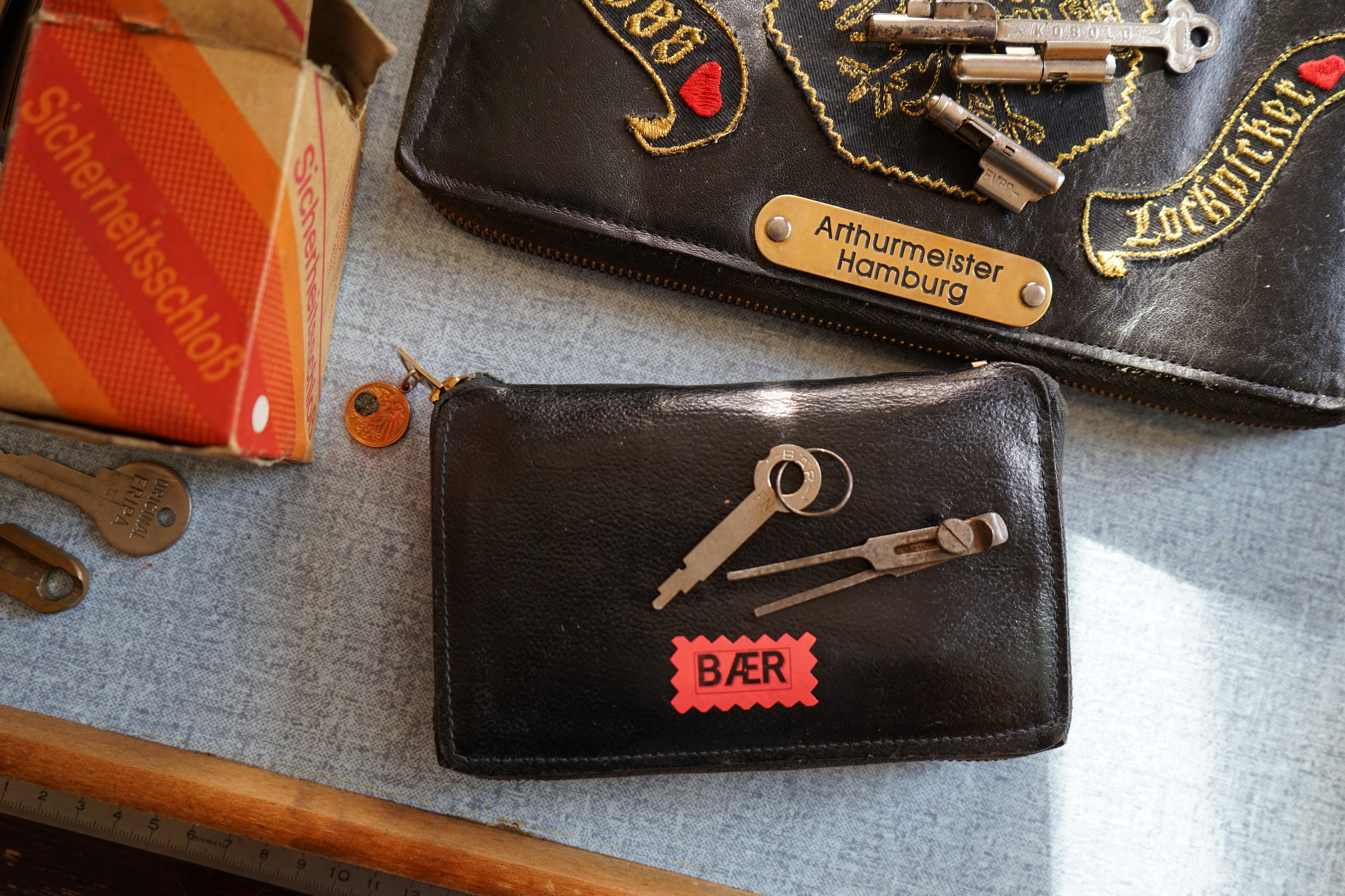 Neues aus dem Hasenstübchen: Gestern war Bernhard da. ÖH, Sonderschule, Sonderschule Öh. Heike IV: Bernhard, warum hast du denn das große Standkreuz dabei ? Der Noagerlzuzler lallt: Der ist wieder aus Ochsenzoll abgehauen. Sonderschule ! SONDERSCHULE ! Schwerti: Was willtst DU ? Bier und Sonderschule, Sonderschule Öh. Hannenberger der Objektleiter: Sonderschule is nich im Hasen. Doch doch ! Öh Sonderschule ! Öh, jetzt Sonderschule. Nach zwei Rutschen Bier, leider kleine, hatte er uns überzeugt: Sondaschule ist jetzt in der Jukebox. Arthur Bühl, Detektiv aus Hamburg ist Mitglied im Detektiv Verband BUDEG und an die IKD angeschlossen. Als Arthurmeister® erklärt Herr Bühl bei Behörden wie Fedpol, LKA Forensik, das Lockpicking !