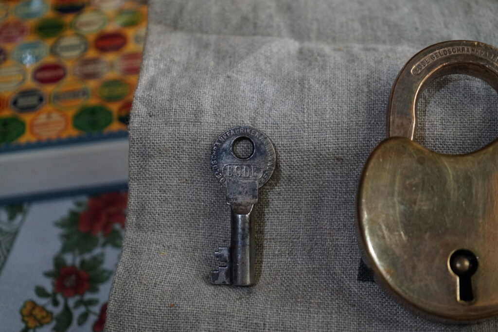 SEO Jahrgang 1961 ♥ 𝔄𝔯𝔱𝔥𝔲𝔯 𝔅ü𝔥𝔩, 𝔄𝔯𝔱𝔥𝔲𝔯𝔪𝔢𝔦𝔰𝔱𝔢𝔯® Arthur Bühl, Jahrgang 1961, Detektiv aus Germany, Im Dienste der Wahrheitsfindung unterwegs, betreibt in seiner Freizeit Lockpicking aus Leidenschaft. Der mehrfache Deutsche Meister wird in der WIRED als " Master of the Universe " betitelt. In der BILD et ist der Artikel " Herr der Schlösser " abgedruckt. Im Hasenstübchen - Fuhlsbüttel, am Hasenberge, Santa Fu, wird gefeiert. Arthurmeister® stellt seinen Leporello " Der Aufmacher " vor. Der Stammtisch grölt " OFFEN ". Scholischek, Rudi, Heike I, Noagerlzutzler, Arthur und Joe Asberry, der alte NBA ler, prosten sich zu. Arthurmeister`s Jukebox auf YouTube spielt Pointer Sisters - Slow Hand ! ♥ Beim Tanzen ruft die Cartomanze " Ey du Sympthieträger ♥, komm mal her " ! Verschlagwortet mit: Arthur Bühl, Arthurmeister® Arthur ♥ Schwäbischer Hengst, Buhl, Zwetschgen Heini, Artur, Buehl er, Zwetschge, Made in Germany, Born 1961, Sympathieträger, Google Earth, Mittelpunkt der Welt, Pflaumen, Arkadasch, Datschi, ♥ Martinameisterin, Cartomanze, Scholischek, " HIGH NOON ! ", ♥ ♥ Vokuhila ♥ Parole Emil ! Verschlagwortet mit: Bühl er Zwetschge, International Lockpicking, Google Earth, Earth Song, Schwäbischer Hengst !