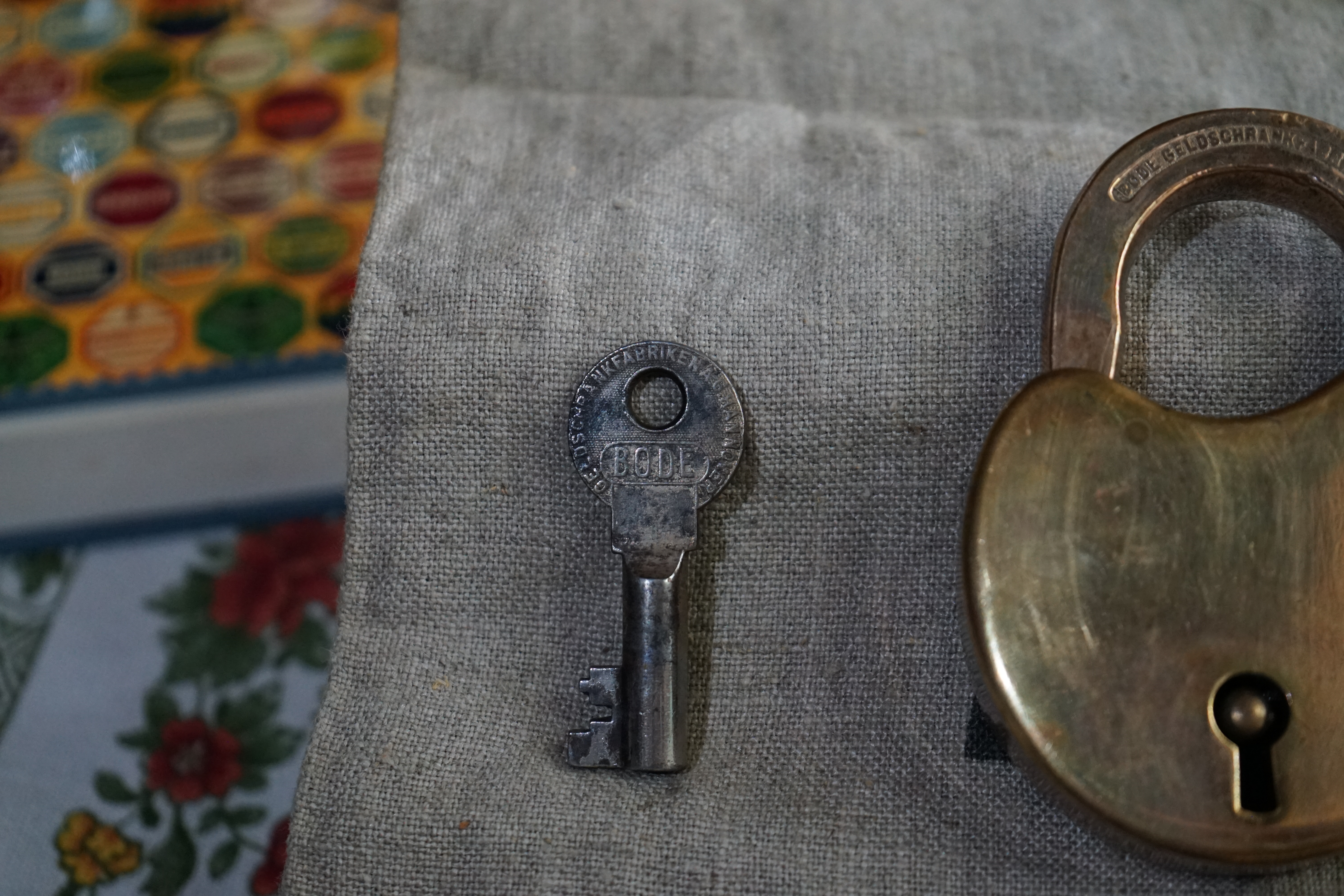 SEO Jahrgang 1961 ♥ 𝔄𝔯𝔱𝔥𝔲𝔯 𝔅ü𝔥𝔩, 𝔄𝔯𝔱𝔥𝔲𝔯𝔪𝔢𝔦𝔰𝔱𝔢𝔯® Arthur Bühl, Jahrgang 1961, Detektiv aus Germany, Im Dienste der Wahrheitsfindung unterwegs, betreibt in seiner Freizeit Lockpicking aus Leidenschaft. Der mehrfache Deutsche Meister wird in der WIRED als " Master of the Universe " betitelt. In der BILD et ist der Artikel " Herr der Schlösser " abgedruckt. Im Hasenstübchen - Fuhlsbüttel, am Hasenberge, Santa Fu, wird gefeiert. Arthurmeister® stellt seinen Leporello " Der Aufmacher " vor. Der Stammtisch grölt " OFFEN ". Scholischek, Rudi, Heike I, Noagerlzutzler, Arthur und Joe Asberry, der alte NBA ler, prosten sich zu. Arthurmeister`s Jukebox auf YouTube spielt Pointer Sisters - Slow Hand ! ♥ Beim Tanzen ruft die Cartomanze " Ey du Sympthieträger ♥, komm mal her " ! Verschlagwortet mit: Arthur Bühl, Arthurmeister® Arthur ♥ Schwäbischer Hengst, Buhl, Zwetschgen Heini, Artur, Buehl er, Zwetschge, Made in Germany, Born 1961, Sympathieträger, Google Earth, Mittelpunkt der Welt, Pflaumen, Arkadasch, Datschi, ♥ Martinameisterin, Cartomanze, Scholischek, " HIGH NOON ! ", ♥ ♥ Vokuhila ♥ Parole Emil ! Verschlagwortet mit: Bühl er Zwetschge, International Lockpicking, Google Earth, Earth Song, Schwäbischer Hengst !