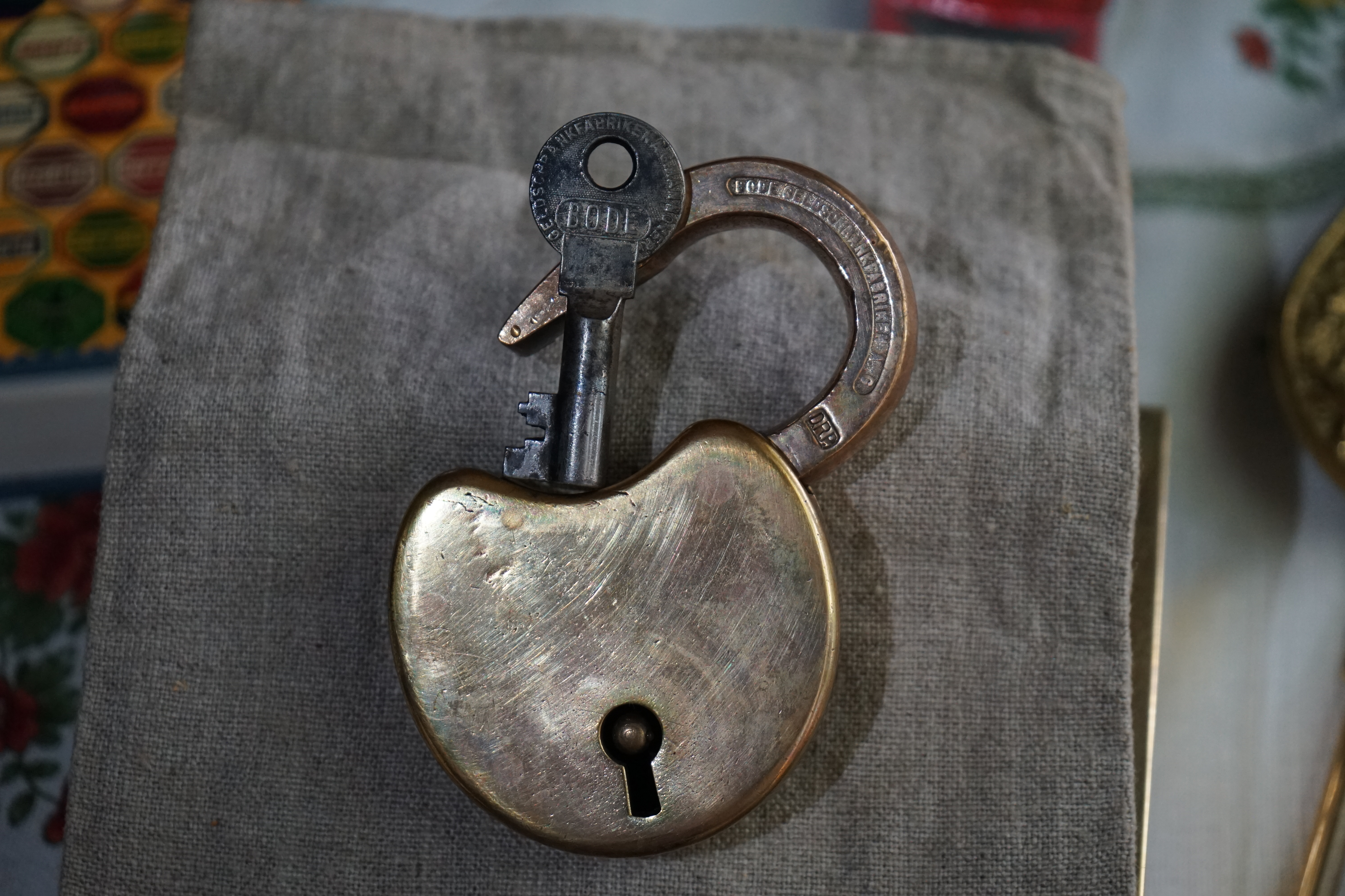 Karussel OFFEN und ZU: 𝔄𝔯𝔱𝔥𝔲𝔯 𝔅ü𝔥𝔩, 𝔄𝔯𝔱𝔥𝔲𝔯𝔪𝔢𝔦𝔰𝔱𝔢𝔯® Arthur Bühl, Jahrgang 1961, Detektiv aus Hamburg, Im Dienste der Wahrheitsfindung unterwegs, betreibt in seiner Freizeit Lockpicking aus Leidenschaft. Der mehrfache Deutsche Meister wird in der WIRED als " Master of Universe " betitelt. In der BILD et ist der Artikel " Herr der Schlösser " abgedruckt. Im Hasenstübchen - Fuhlsbüttel, am Hasenberge, Santa Fu, wird gefeiert. Arthurmeister® stellt seinen Leporello " Der Aufmacher " vor. Der Stammtisch grölt " OFFEN ". Scholischek, Rudi, Heike I, Noagerlzutzler und Arthur prosten sich zu. Die Jukebox auf YouTube spielt Slow Hand ! ♥ Beim Tanzen ruft die Cartomanze " Ey du Sympthieträger, komm mal her " ! Verschlagwortet mit: ♥ Vokuhila, Friseur ♥ Schwäbischer Hengst, Zwetschgen Heini, Bühl er, Zwetschge, Google Earth, Mittelpunkt der Welt, Martinameisterin, Cartomanze, Scholischek, " HIGH NOON ! ". ♥ Parole Emil !