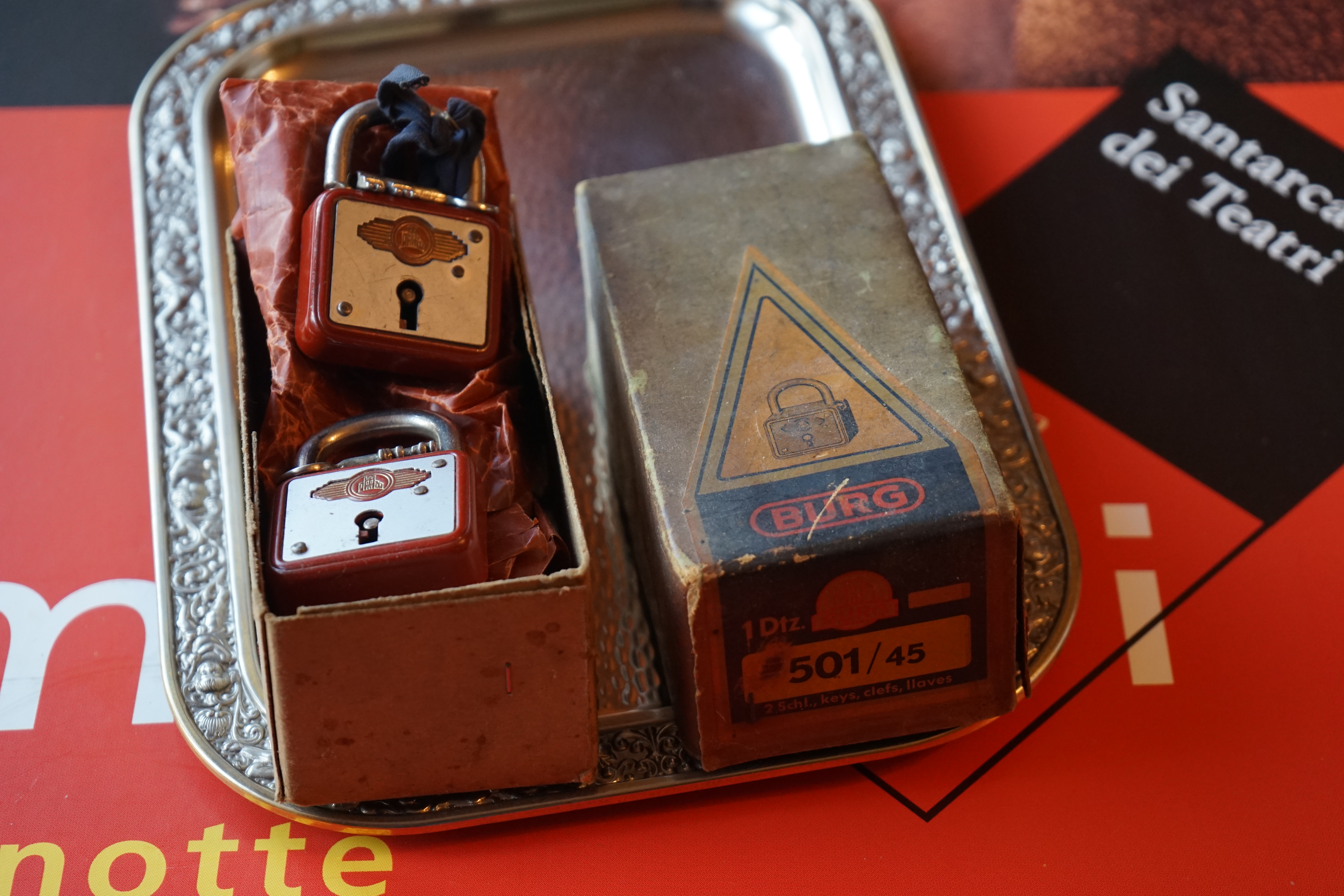 SEO Im Dienste der Wahrheitsfindung: ♥ 𝔄𝔯𝔱𝔥𝔲𝔯 𝔅ü𝔥𝔩, 𝔄𝔯𝔱𝔥𝔲𝔯𝔪𝔢𝔦𝔰𝔱𝔢𝔯® Arthur A. Bühl, Jahrgang 1961, wird von den Mitgliedern des BDD, Bundesverband Deutscher Detektive, jetzt BUDEG zur 30 jährigen Mitgliedschaft beglückwünscht und für seine Dienste zur Wahrheitsfindung mit der Verleihung der goldenen Ehrennadel gewürdigt. Die Kollegen haben ihm ebenfalls in der TAZ, FAZ, Welt und Hamburger Abendblatt gratuliert und sogar Anzeigen in der Rubrik Verschiedenes geschaltet. Arthur Bühl ist Inhaber der Marke Arthurmeister®. Veröffentlicht unter Linkedin, Xing, Google Panel, Twitter X. Verschlagwortet mit: ♥ Vokuhila, Friseur ♥ Schwäbischer Hengst, Zwetschgen Heini, Bühl er, Zwetschge, Google Earth, Mittelpunkt der Welt, Martinameisterin, Cartomanze, Scholischek, " HIGH NOON ! ". ♥ Parole Emil !