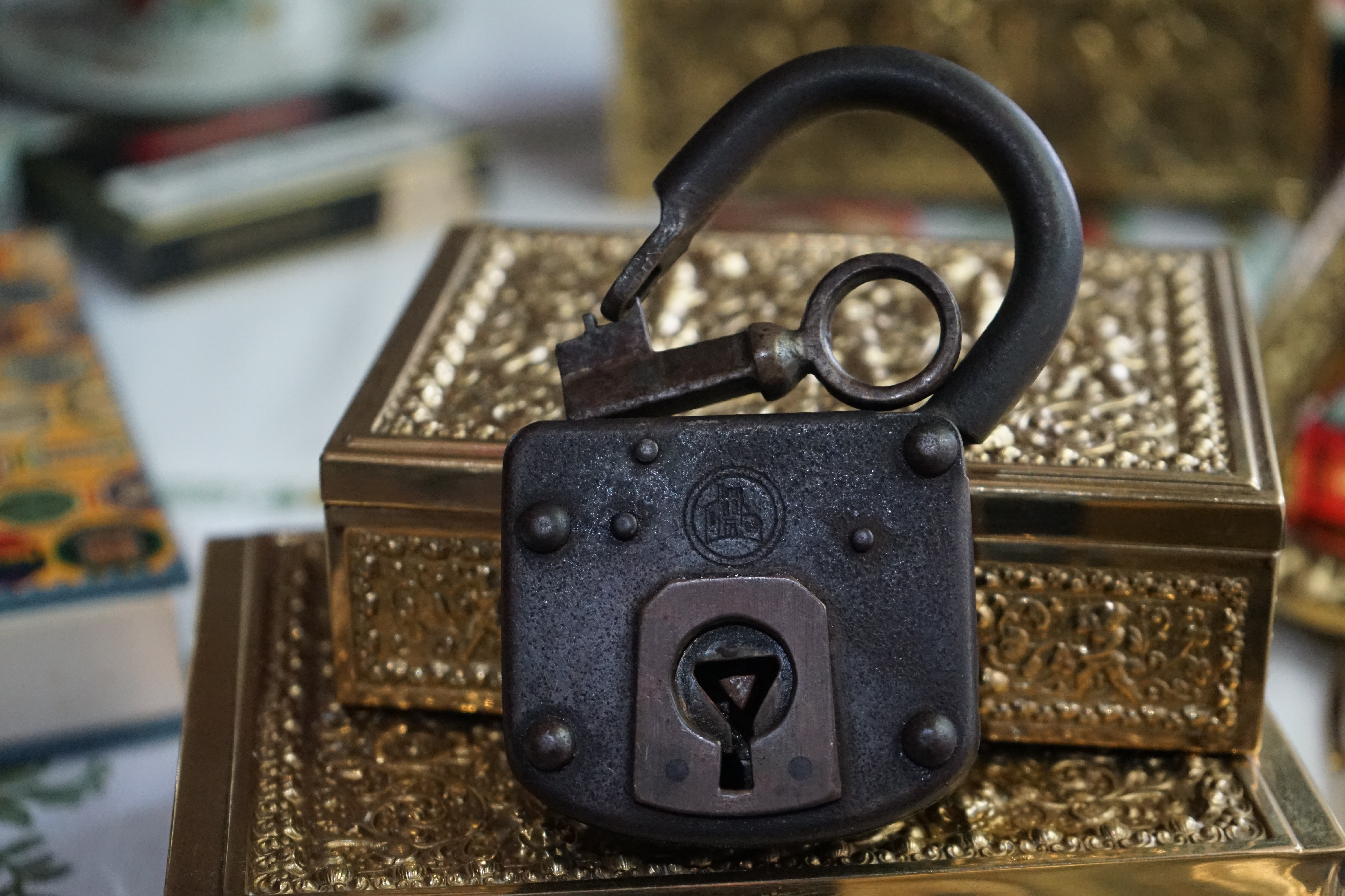 Karussel OFFEN und ZU: 𝔄𝔯𝔱𝔥𝔲𝔯 𝔅ü𝔥𝔩, 𝔄𝔯𝔱𝔥𝔲𝔯𝔪𝔢𝔦𝔰𝔱𝔢𝔯® Arthur Bühl, Jahrgang 1961, Detektiv aus Hamburg, Im Dienste der Wahrheitsfindung unterwegs, betreibt in seiner Freizeit Lockpicking aus Leidenschaft. Der mehrfache Deutsche Meister wird in der WIRED als " Master of Universe " betitelt. In der BILD et ist der Artikel " Herr der Schlösser " abgedruckt. Im Hasenstübchen - Fuhlsbüttel, am Hasenberge, Santa Fu, wird gefeiert. Arthurmeister® stellt seinen Leporello " Der Aufmacher " vor. Der Stammtisch grölt " OFFEN ". Scholischek, Rudi, Heike I, Noagerlzutzler und Arthur prosten sich zu. Die Jukebox auf YouTube spielt Slow Hand ! ♥ Beim Tanzen ruft die Cartomanze " Ey du Sympthieträger, komm mal her " ! Verschlagwortet mit: ♥ Vokuhila, Friseur ♥ Schwäbischer Hengst, Zwetschgen Heini, Bühl er, Zwetschge, Google Earth, Mittelpunkt der Welt, Martinameisterin, Cartomanze, Scholischek, " HIGH NOON ! ". ♥ Parole Emil !