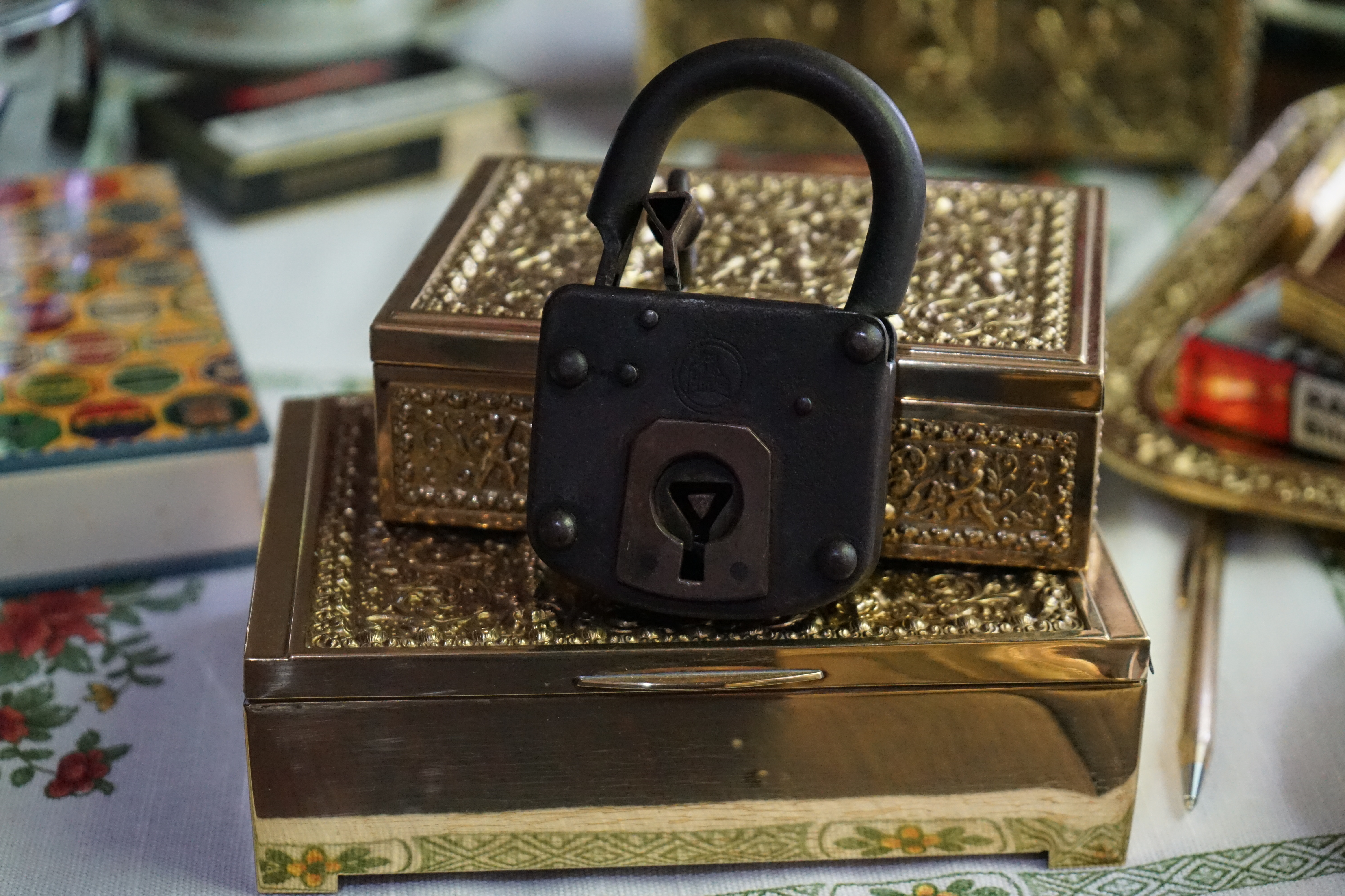 Karussel OFFEN und ZU: 𝔄𝔯𝔱𝔥𝔲𝔯 𝔅ü𝔥𝔩, 𝔄𝔯𝔱𝔥𝔲𝔯𝔪𝔢𝔦𝔰𝔱𝔢𝔯® Arthur Bühl, Jahrgang 1961, Detektiv aus Hamburg, Im Dienste der Wahrheitsfindung unterwegs, betreibt in seiner Freizeit Lockpicking aus Leidenschaft. Der mehrfache Deutsche Meister wird in der WIRED als " Master of Universe " betitelt. In der BILD et ist der Artikel " Herr der Schlösser " abgedruckt. Im Hasenstübchen - Fuhlsbüttel, am Hasenberge, Santa Fu, wird gefeiert. Arthurmeister® stellt seinen Leporello " Der Aufmacher " vor. Der Stammtisch grölt " OFFEN ". Scholischek, Rudi, Heike I, Noagerlzutzler und Arthur prosten sich zu. Die Jukebox auf YouTube spielt Slow Hand ! ♥ Beim Tanzen ruft die Cartomanze " Ey du Sympthieträger, komm mal her " ! Verschlagwortet mit: ♥ Vokuhila, Friseur ♥ Schwäbischer Hengst, Zwetschgen Heini, Bühl er, Zwetschge, Google Earth, Mittelpunkt der Welt, Martinameisterin, Cartomanze, Scholischek, " HIGH NOON ! ". ♥ Parole Emil !