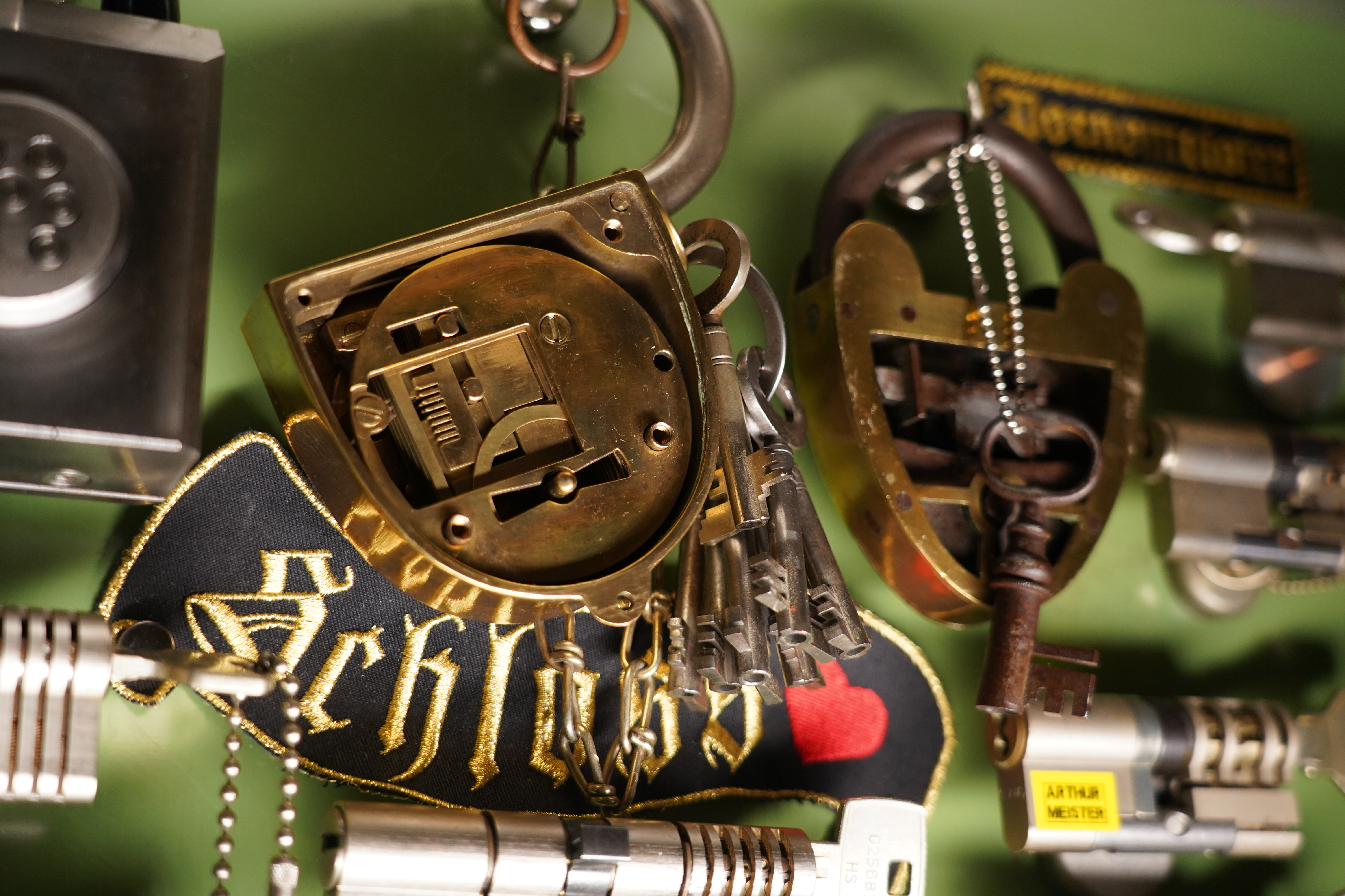 Arthur Bühl, Arthurmeister, Wappen Bühl, Flagge, Fahne, Arthurmeister Ring BÜHL öffnet Dormakaba, Kaba, Kaba 8 und weitere wie Quattro und Gemini. Tja und im Falle eines Falles, klebt UHU wirklich alles und kurz drauf, ist alles wieder auf ! Auch Dormakaba in Bühl im Falle eines Falles ! Verschlagwortet mit: Arthur Bühl, Detektiv, the dutch open Lockpicking Champion ! From WIRED. ÖFFNUNG OHNE SCHLÜSSEL, Linkedin Joe Asberry, NBA, Twitter X. Basket Ball Bouncing Verbot, Arthurmeister, Raucher, Roth - Händle, Stadt Lahr - Bühl, Schwarzwald, Black Forest, Rötkäppchen you know Mr. Smitz, Sorte Schwäbischerhengst de is großfruchtig und süss wie UHU. Buhl er Zwetschge. No, only woman has Pflaumen ♥ Wappen Arthur Andreas Bühl, Flagge ! Wilhelm Busch ♥