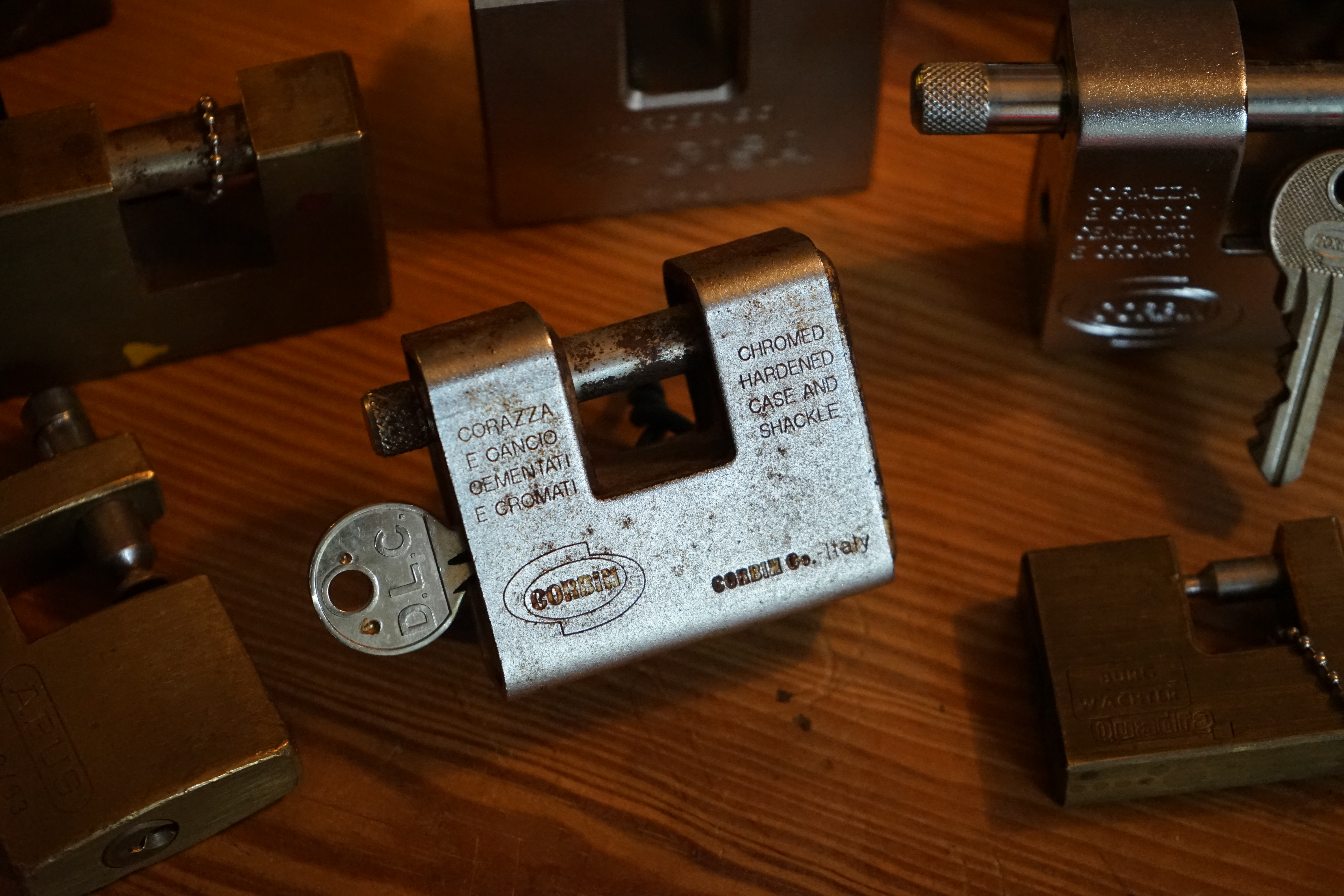 Arthur Andreas BÜHL, Wiki, Fandom, Arthurmeister ®,Lockpickerherz ® Schlossherz ®, Porno meister ®, Seo: Kuchen für den Stammtisch Zuerst einmal eine schmöken. Martina überlegt: Was bringe ich zum Cartomanzenstammtisch im Hasenstübchen mit ? Wofür muß ich kein Korkengeld bezahlen ? Es bleibt beim selbstgebackenem. Was paßt heute zu Sößchen`s und zur Bailiy`s Runde ? und Zack Zack was jetzt: Haselnuss, nö heute nicht; hatten wir schon. Zitronenkuchen mit Glasur, na passt nicht zu den Stößchen`s ! Ah, der Arkadasch hat zuletzt meinen Sandkuchen gelobt. Wie der von der Oma seines Schwippschwagers Mutter väterlicherseits. Was brauchte ich nochmal; ja außer Gefühl und den Herd vorwärmen. Zutaten natürlich und gleich auch die Rührschüssel wackelfest hinstellen, ja und jetzt, nein nein, keine rauchen sondern zuerst die Gugelhupfform mit Margarine an den Fingern einreiben. Gleichmäßig. Und nicht vergessen: Gries, Hartweizengries, also einen halben Esslöffel verteilen, schwenken, so da? überall etwas Gries, grizzelig sich in der Form auf der Margarine verteilt. Ja warum ? Warte mal nach dem Backen ab ! So, jetzt das halbe Pfund warme Butter, 100 Gramm Zucker - ja genau nur ein Heck Zucker. In anderen Rezepten wir zwar 250 Gramm geschrieben. Nein, 80 bis 100 Gramm reichen völlig. Wenn man oder Frau auch an die Stößchen`s denkt. Na eine Tasse voll eben. Den Mixer leihe ich mir wieder vom netten Nachbarn von neben an. Der darf dann auch ein bisschen naschen. Kein Strom ? Dann heißt es: mit dem Kochlöffel rühren und schlagen: und das eine halbe Stunde ! Also Mixer. Und jetzt: 4 Eier ! Ja natürlich reichen normale Hühnereier. Achtung ! keine Eierschalenstücke in die Schüssel ! Und: wieder rühren, rühren, ja so das eine homogene Masse entseht. Homogen, na fluffig, eine schön gut vermengte Teigmasse ebend ! So, und jetzt mit dem Messbecher 300 Gramm Mehl, na Weizenmehl Typ 405 abwiegen. Kein Messbecher ? dann 3 volle Tassen Mehl eben. Tassen und keine Becher. Die in eine Schüssel geben. Und jetzt vergiss nicht das Backpulver: 1 Standardpäckchen, 16 Gramm, orginal Backin von Dr. Oetker. Ja, auch wenn die KI sagt 16 Gramm wären für 500 Gramm Mehl vorgesehen. Rein damit, das ganze Päckchen und das wichtigste jetzt: Das Mehl und das Backpulver nach und nach aus dem Messbecher oder der Schüssel unter ständigem rühren und langsam, na also einrieseln lassen, langsam, rühren und rühren bis es wieder die schöne fluffige, lockere, samtige Masse gibt. So und jetzt: Der Teig ist etwas fest, na bei dem Wetter heute, ein Schuss Schlagsahne dazu. 1 Schuss ist ein Schnapsgläschen voll. 2 Kleckse eben. Ja, weiter rühren natürlich bis es wieder samtig wird. Und jetzt mit einem Kinderfeind, also Teigschaber, ja, so ein Stiel mit dem weißen Gummi drum rum den Teig in der Rührschüssel aufnehemen und mit einem Batscher den Teig gleichmäßig, in der Schüssel verteilen und vertreichen, nach und nach mit dem Schaber dem alten Kinderfeind so glätten, daß die Oberfläche einfach glatt ist. Der Backofen ist ja vorgeheizt ? na dann erstmal setzen und eine schmöken. Nein: Erst die Schüssel, den Schaber, den Batscher und die Messbecher gründlich mit Spüli ausspülen und abwaschen. Nicht rumstehen lassen, sondern unverzüglich abgtrocknen und wieder richtigst wegräumen. 150 Grad, Umluft und 72 Minuten bei geschlossener Klappe, nein Ofenklappe backen lassen. Für einen Gasherd heißt das übersetzt: möglichst weit oben, auf die mittlere Schiene gestellt bei geringerer Hitze etwas länger backen lassen. Aufpassen ! mit einem Zahnstocher prüfen. Ja, reinpiksen halt und wenn noch Teig am Holz klebt: weiter backen ! und riechen ! aber nicht zu lange backen. Wenn es raucht ist es ein Brandling ! Klappe auf, mit Hilfe eines Handtuches die heiße Backform rausholen und mit einem Handtuch auf den Tisch stellen. Beim auskühlen, ja rauchen Bild et, ja schon ein viertel Stündchen. Teller drauf, auf einmal Stürzen, na mit Wucht, in einem Zug schnell umdrehen. So und wenn der Kuchen jetzt gut rausgeht dann hast du die Form richtig gefettet. Da fällt mir wieder ein ! ich hab doch noch ne Ritter Sport Vollmilch vom Nachbarn zu liegen. 16 Stückchen, ab in eine Glasschüssel, na kann auch Porzellan sein. Nur kein Plastik. In den abkühlenden Backofen stellen. Bis die Schokolade streichbar ist. Notfalls stellst du die Schüssel auf einen mit kochendem Wasser gefüllten Topf. So und jetzt die Schokolade überall gleichmäßig verteilen und nicht auf den Rand kleckern ! Womit: Mit der Gummifotze natürlich ! Gleichmäßig ! Jetzt stehen lassen. Nein : keine rauchen, zuerst die Gummifotze und die Schüssel mit der Schmierschokolade abwaschen ! Den Kinderfeind darfst du ablecken. Abtrocknen und wegräumen. Sofort ! Subito. Eine rauchen, Kuchen ausgekühlt, Haube drüber, Droschken Dieter anrufen, Haare schön und ab ! Im Hasenstübchen schreit Arkadasch: Hey Cartomanze ! Tagged with: Bühl, Stadt Bühl, Bühler Zwetschge, Bühl Wappen, Bühl Fahne, Bühl Design, Bühl Sign, Bühl Arthur, Zwetschgenhengst, Bühl Zwetschgenfest, Meister Arthur, Meister Porno, Porno Master, Arthur Andreas Bühl, Privatdetektiv, HAM. Bühl. Arthur Andreas Bühl. Hier ist die rasende Uschi von der Bild et und schreibt mit der neuen KI Arthurmeister den neuen SEO Text für 2025. KI-worldwide.de Der Sympathieträger ist in Stuttgart, Baden - Württemberg geboren. Der Detektiv lebt in HAM, ist im Dienste der Wahrheitsfindung unterwegs, BUDEG. H1 Text der SEO schreibt: Hamburger knackte 1000 ( tausend ) Schlösser, Bild Zeitung, Performancekünstler, Xing, Arthurmeister `s Jukebox im Hasenstuebchen, Slow Hand - Pointer Sisters, Joy Flemming. 𝔄𝔯𝔱𝔥𝔲𝔯 𝔅ü𝔥𝔩, 𝔄𝔯𝔱𝔥𝔲𝔯𝔪𝔢𝔦𝔰𝔱𝔢𝔯® VereinsWiki / Fandom, Arthur Bühl. Bühl, Arthur, Jahrgang 1961, Made in Germany, Detektiv or Private Investigator, Performancekünstler und Lockpicker aus Hamburg erzählt in seinem Leporello wahre Geschichten aus dem Hasenstuebchen, Bunny Hall, Stammtisch, Fuhlsbüttel. Kaba Days Im Europapark Rust: Unternehmensschutz im Fokus, dorma kaba, Deutschland, praktische Vorführung von Arthur Buehl, Sportsfreunde. Koksa Vereinsauflösung taz Ein bisschen Ruhe bitte ! Arthur Bühl, der Weltbeste aus Stuttgart mit Wohnsitz im Lockpickermekka Hamburg ist auch Deutscher Meister. slideplayer: but Jesus is the only Masterwho can unlock the human soul. But there is another obvious difference between Arthurmeister and the " Jesusmeister " that connects today´s story to our lives. The tools that Arthur Bühl collected are mostly from the Stasi. Schlossherz, Lockpickerherz, Pornomeister, Bühl Fahne, Bühl Wappen, Bühl Stadt Wappen, UHU Linkedin Arthur Bühl, Arthurmeister, Präsident, Performance, Bundesverband für Detektive und Ermittler, Budeg. Arthur Andreas Bühl, EverybodyWiki Bios&Wiki, 27.03.61,Stuttgart, auch unter dem Pseudonym Arthurmeister bekannt, ist mehrfacher Deutscher Meister im Lockpicking. Koksa.Org Vereinsauflösung, Arthur Bühl, Arthurmeister, Tagesordnung, Mitgliederversammlung Arthurmeister`s Jukebox im Hasenstübchen by You Tube arthurmeister007, Schloßöffnung. Arthurbuehl@Arthurbuehl, X, Erfreulich ! Schlossindustrie und Elite rücken zusammen ! Verein, Sportsfreunde, Arthur Bühl, Erfahrung. FAZ.net Freizeit: Lockpickern bleibt nichts verschlossen - Doch der Beste der Besten hat alle schon besiegt: Der 42 jährige Kaufmann sitzt in Trachtenkleidung vor einer verrosteten alten Kiste. Preview Jesusmeister Homeleticsonline, At the Dutsch open Lock Picking Championship, Arthur Bühl emerged as the champion. No one picks locks as well as he does. Arthurmeister Phila-Locksmith Arthur Bühl Lock Picking Legend, Mr. Bühl, tool, nl, Sneek. Unter Knackern, jungle.world. Welt.de Die Kunst Sclösser ohne Schlüssel zu öffnen, Vereins-Mitbegründer und Vize Präsident trägt seine Leidenschaft schon auf der Krawatte: Sie ist blau mit gelben Schlüsseln drauf. The Master Touch: Lockpicker in the world Arthur Bühl. He`s this six-seven German private Investigator. He has this. The international Competition Whre Master Lock-Pickers… Arthur Bühl, the Dutsch Open Lock-picking champion. Charles Graeber … Arthurmeister standing above them all, with a beer stein in one hand and a cigarette in …. Wired.com Securitylaboratories.org, Arthur Bühl. Phila-locksmith.com - Arthur Bühl Lock Picking Legend, can see intimidating man. Toool, LockCon. Arthurmeister. Hailing from Hamburg, he is among a legion of German lock picker who have estabished their country as one of the top producers of master lock pickers. Slate.com Lock Picking: a arte de arrombar cadeados - Nascido em Hamburgo, o alemao Arthur Bühl é provavelmente um dos nomes mais conhecidos do submundo do lock picking. Conhecido nesse Círculo… Sportsfreunde Slik hacka vi i Norge pa 90-tallet Arthur Bühl PlusPedia, Arthur Andreas Bühl, Legend taz.de Ein bisschen Ruhe bitte Arthur Bühl, der Weltbeste aus Stuttgart mit Wohnsitz im Lockpickermekka Hamburg .. Telefonbuch, Meisterschaften. Jungle.World - Da hat auch Arthur Bühl, genannt " Arthurmeister ", durchaus Chancen auf weitere Titel für seine große Sammlung. " Scheiße ", brüllt der aus … The Lock Busters, Charles Graeber, Schließzylinder, Lock Picking, metallpinnen. Spiegel, Lockpicker: Die schnellsten Schlossknacker Deutschlands. Arthur Meister Bühl, Arthurmeister, ist amtierender Deutscher Meister der Lockpicker. Sein Hobby: Schlösser öffnen - ohne Schlüssel natürlich. media.ccc.de Schlossöffnung bei der Staatssicherheit der DDR ArthurMeister erläutert das operative Vorgehen und die speziellen Werkzeuge zur Schlossöffnung, die von der Staatssicherheit der DDR ……. Flickr Meister Arthur, Arthurmeister / Oberalster VfW Meisterschaft, Picktools.de FoeBud.org Schloß-Öffnen ArthurMeister aus Hamburg, erläutert, wie die Staatssicherheit…. Vortrag Bielefeld. Schlösser knacken: So einfach geht es!!! Gemäß ArthurMeister legt der Verein großen Wert auf den selbstauferlegten Kodex, der sich so… ZDF Lockpicking Reportage Boston Magazine.com The joy Lock Club The Arthurmeister was one of the top lock pickers in the world, and Towne was just a kid,but to everyone`s surprise - most especially to… Lock Picking 101 toool.us live I did vote arthurmeister when i first saw the site bevor the discussion on it startet but only……. Public Domain 147 Schloß-Öffnen ArthurMeister Bühl aus Hamburg, Gründungsmitglied…. Impressioning games Jos and Arthurmeister Aufsperrstunde ArthurMeister, ein Riesenkerl mit süddeutschem Akzent…. blogs.com Jesus, the Lock-Picker! - HOMELETICS - That might be a bit much, but nonetheless they call him the Arthurmeister! and then ther`s the JesusMaster, or Meister, if you will. if you….. Citywide RFID Master Arthurmeister Dezember / 2012 / SSDev Arthurmeister, Workshop, Barry Wels Herr Bühl sagt Danke ! xn-Arthur-bhl-heb.de Arthur Bühl, Detektiv aus Hamburg, Buehl, Siegel. Lockpickerherz.de Pornomeister.de Schlossherz.de Arthurmeister.de Linkedin Arthur Bühl ( Arthurmeister ) - Präsident - Von rechts nach links, Glück bringt`s. X. Verifiziertes Linkedin Profil Arthur Bühl, Detektiv aus Hamburg Acclaimed Lock Picker Explain the Art of Competive Locksport, Schyler Towne, Youtube, Arthurmeister, Gadget Hack. Key Cutting. Master Lock. Datenschleuder. Boston. Jägermeister. Demonstration not for Sale, Muster ohne Wert. Joe Asberry, Bouncing Joe. Angezettelt vom Fanclub. Radio-Eriwan.de Bildbeschreibung, Modula, SEO. Sympathietraeger. Im Prinzip ja, aber…. der Detektiv sei der Gärtner. Bunny Hall, B - Seite Jukebox. Schwarz, rot, gold. Bild Zeitung: Herr der tausend Schlösser. Zeiträuber. Streng vertraulich ! Fandom ! Boston. ABUS, Lock, security. Schlösser und Tresore von Ed Willis, The National Locksmith® - Guide to Modern Safe Locks by Mark Bates Tobias Locks, Safes and Security Markenanmeldung-Pornomeister-®-Praesident-Arthur-Buehl.jpeg Arthur-Buehl-Germany-Wappen-Arthurmeister007@gmail.com-Detektiv-Babyboomer-Sympathietraeger.png 𝔄𝔯𝔱𝔥𝔲𝔯-𝔅ue𝔥𝔩-Wappen-𝔄𝔯𝔱𝔥𝔲𝔯𝔪𝔢𝔦𝔰𝔱𝔢𝔯-®-Von-rechts-nach-links-Glueck-bringts-♥.gif 𝔄𝔯𝔱𝔥𝔲𝔯-𝔅ue𝔥𝔩-𝔄𝔯𝔱𝔥𝔲𝔯𝔪𝔢𝔦𝔰𝔱𝔢𝔯®-Arthur-Buehl-WebTuev®-ges.-gesch.-Die-E-Mail-lautet-Webtuev@WebTuev.de.png Arthur-A.-Buehl-Detektiv-aus-Hamburg-Arthurmeister®-Vitrine-Cut-Lock-veroeffentlicht-Xing-Linkedin-Facebook-Twitter-X.jpg Kaba, Schließzylinder, Zutrittskontrolle, Schlüssel, The Joy Lock Club, Houdini, Keyhole, Schyler, Toool, Lockpicker, Locksport, hulking, Arthurmeister, Linus Yale jr., Convention, Devitent Ollam, Barry Wels, Eddie the wire, Guide to Lockpicking, tools, TSA, approved baggage lock, Pin Tumbler, Medeco, Practical Lockpicking, Jakko Fagerlund, Javadi, open in Thirty Seconds, Sport, Schließkanal, Zylinder läßt sich drehen, Zeitvertreib, Lockcon, Locks, Security, Locksmith, Tool, bump key, Crypto Phone, Arthur Bühl, Charles Graeber, Arthurmeister ! booms Arthurmeister, Champ Julian, Kryptonite, ready to Rock, Lips, Oh, Arthur he sighs, Beer, Rotation, Vereins - Mitbergründer und Vizepräsident Arthur Bühl trägt seine Leidenschaft schon auf der Krawatte, Spardosenschloss, Understatement, Alles eine Frage der Übung, Geselligkeit, Ausdauer, Disziplin, Vertrauen, Ehrgeiz, Entspannung, Sportler, Hacker CCC, Profipickset, knacken, Zigarettenrauch, Unternehmensschutz im Focus, Zutrittskontrolle, Hahn & Kolb, Werkzeuge, Manipulation, Lösungen, Zylinder, Zeitwirtschaft, Presse BOX, Europa - Park, Kaba, Rust, The Joy Lock Club, Schyler Towne, Boston, Magazin, SSD, Arthur Bühl, a private Detektive from Germany, defeatet an all - Star field of Lockpicker´s to capture the aptey, Marc Weber Tobias ! Jesusmeister, Jesusmaster, Performancekünstler Xing, Hamburger Detektiv Arthur Bühl knackte 1000 Schlösser, Bild Zeitung, Steckbrief, wanted, Siegelring, Wappen Stadt Bühl, Bildbezeichnung, Arthurmeister007@gmail.com, Lockpickerherz, Schlossherz, Arthurmeister, Pornomeister, Arthur Bühl sagt: Junge Besen kehren besser, aber wir alten Bürsten kennen jede Ecke - Merzer. Deshalb habe ich keinen Grund ihnen zu glauben = aber sie möchten es so gern ! Bühl Wappen ges.gesch. für Inhaber Arthur A. Bühl: Im Dienste der Wahrheitsfindung. Im Falle eines Falles, klebt UHU aus Bühl wirklich alles und kurze Zeit drauf, ist alles wieder auf ! Arthur Bühl, Detektiv aus Hamburg und Präsident Pornomeister S.A.R.L Stammtisch Parole. Fandom und vendors. Unverkäufliches Musterexemplar. Demonstration and Example not for sale. Tilt 404. Mr. Smitz spricht: Der Weihnachtsmann, der Weihnachtsmann, hat keine Hosen an. Meisterkatze, BUEHL.-Wappen-ges-gesch-Arthur-Andreas-Buehl-DETEKTIV-Germany-HAM-1961-2061-BUEHL.png, Schlossherz-Arthur-Buehl.png, Arthur-Buehl-Detektiv-und-Sympathietraeger-Arthurmeister-®-Von-rechts-nach-links-Glueck-bringts-♥.png, Arthur-Buehl-Ina-Mueller.png, Arthur-Buehl-Detektiv-Hamburg-von-rechts-nach-links-Glueck-bringts-♥.png, Arthur-Buehl-Siegel-Ring-♥-𝔄𝔯𝔱𝔥𝔲𝔯-𝔅ue𝔥𝔩-𝔄𝔯𝔱𝔥𝔲𝔯𝔪𝔢𝔦𝔰𝔱𝔢𝔯®.jpg, LEGO-Billund-𝔄𝔯𝔱𝔥𝔲𝔯-𝔅ue𝔥𝔩-♥-PADLOCK-WIRED-LEGO-Schloss.jpg, Arthur-Buehl-Arthurmeister®-Europa-Open-Kaba-Days-Europapark-Rust.png, Arthurmeister007@gmail.com Arthurmeister-Mastertouch@Arthurmeister-Mastertouch.de Arthurmeister-Slowhand@Arthurmeister-Slowhand.de ArthurBuehl@ArthurBuehl.de Arthurmeister@Arthurmeister.de Pornomeister@Pornomeister.de Schlossherz@Schlossherz.de Lockpickerherz@Lockpickerherz.de Mr.Smitz@Mr.Smitz.us Sympathietraeger@Sympathietraeger.com Arthur-Buehl@Arthur-Buehl.de Unzenziert@Unzenziert.de Hasenstuebchen@Hasenstuebchen.de Cartomanze@Cartomanze.de Martinameisterin@Martinameisterin.de Seogeister@Seogeister.de Seo-Geister@Seo-Geister.de Scholischek@Scholischek.de Web-Tuev@Web-Tuev.de Webseitentuev@Webseitentuev.de Zwetschgenhengst@Zwetschgenhengst.de Tresorherz@Tresorherz.de Legal1001@Legal1001.de Meisterkatze@Meisterkatze.de Endlich-Raucher@Endlich-Raucher.de EndlichRaucher@EndlichRaucher.de DoubleBrain@DoubleBrain.de Rappermeister@Rappermeister.de meisterArte@meisterArte.de Der-Aufmacher@Der-Aufmacher.de The-Opener@The-Opener.de Geiler-Schwanz@Geiler-Schwanz.de GeileVotze@GeileVotze.de ArthurAndreasBuehl@ArthurAndreasBuehl.de Arthur-Andreas-Buehl@Arthur-Andreas-Buehl.de Katzenveit@Katzenveit.de Schlosstaster@Schlosstaster.de Schnellauf@Schnellauf.de Securator@Securator.org Raucherherz@Raucherherz.de Leporello@Leporello.us Frauenwirt@Frauenwirt.de