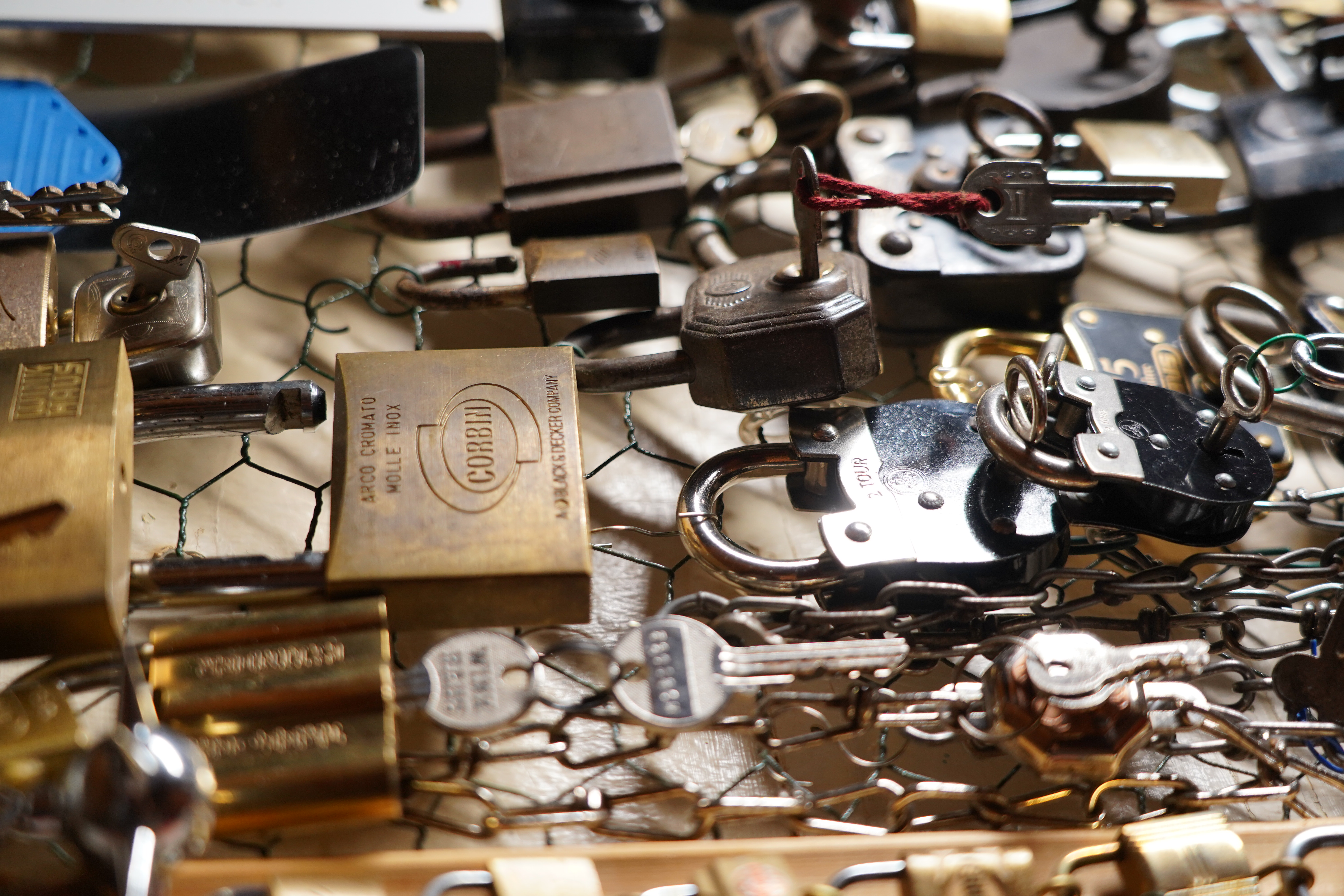 Good Morning, High Noon, guten Tag from Germany, Hamburg, mein Name ist Uschi. Die rasende Reporterin von der Bild et Zeitung. Ich konzipiere und betreue die Webseiten des Herrn Arthur Bühl, alias ARTHURMEISTER, Präsident Pornomeister SARL. Ich bemängele ihre falsche Auswahl zu den Bilder aud dem Laufband Arthurmeister " Arthur-Buehl-Arthurmeister®-Praesident ", dem Foto aus dem Laufband Pornomeister " Arthur-Buehl-Arthurmeister®-Detektiv-und-Sympathietraeger " und dem Foto des Herrn Bühl aus dem Laufband Arthur-Bühl.de " 𝔄𝔯𝔱𝔥𝔲𝔯-𝔅ue𝔥𝔩-𝔄𝔯𝔱𝔥𝔲𝔯𝔪𝔢𝔦𝔰𝔱𝔢𝔯®-Arthurmeister-beim-Friseur-vor-dem-Interview-Die-E-Mail-lautet-Sympathietraeger@Sympathietraeger.com ". Diese Lichtbilder wurden von mir zwar unter der Google Bilder - Gallerei eingepflegt, sind aber seit geraumer Zeit nicht mehr sichtbar. Deshalb habe ich die Bildbeschreibung dahingehend ergänzt, das es sich um eine private Performance Webseite handelt. Meine Anordnung dieser JPG in Ihrer Gallerie ist gewollt. Deshalb machen Sie diese Fotos aus dem Laufband Arthur Bühl und aus den Laufbändern Arthurmeister und Pornomeister wieder sichtbar. Diese Foto`s sind Bestandteil dieser Performance, wie das Grün in Ihrem geschätzten Google Logo, oder das Rot aus Ihrer geschätzten Landesflagge ! Ich würde Ihre Logo`s auch nicht entfernen ! Also: alle Foto`s und JPG `s im Internetz, wieder sichtbar machen ! Ihre Uschi, die rasende Reporterin von der Bild et Zeitung und die Macherin von Radio-Eriwan.de. Ihre Mühe sehe ich als Selbstverständlichkeit ! Gerne Grüße ich vom Stammtisch im Hasenstübchen unserem Bunny Hall. In Arthurmeister`s Jukebox haben wir für das Google - Team den Bringersound " We speak no Americano " gedrückt ! Parole Freibier für Google LLC. And greetings from Mr. Smitz.us ! Arthur Bühl, Arthurmeister ®,Lockpickerherz ® Schlossherz ®, Pornomeister ®, neuer SEO Text für 2025 12.00 Mittags im Hasenstübchen. Basketball Bouncing Joe Asberry schreit: Prost ! Die Glocke kingelt ! In Arthurmeister`s Jukebox im Hasenstübchen spielt: Slow Hand von den Pointer Sisters. Ferrari Rudi sitzt am Tresen. Anstatt Helbing trinkt er heute Underberg. Pelle und Heike I machen Stößchen. Justamente klingelt das Telefonino. Der Hannenberger lacht zu Bouncing Joe Asberry: Ich wette mit Dir: Da ruft unser Freund Mr. Smitz vom Playboy an. Arthurmeister geh endlich ran. Die Glocke klingelt. Yes Mr. Smitz, yes, yes Mr. Smitz. Yes great, you know. Yes, yes we have a Party. Yes, yes. Ja: Angela Merkel, die kennen wir. You know: " Bundeskanzlerin ". Giovanni ruft: Bella Donna: Signora Merkel is the CEO of the world. Yes, Yes Mr. Smitz, i will look about her Memoiren. Oh Mr. Smitz ? Her Biographie with her Signature ? OH, Mr. Smitz mit Widmung ? Das wird nicht einfach ! no easy, you know ! Da muß die Glocke aber ein ganzes Wochenende läuten. Prost. Helbing. Yes Mr. Smitz, hands on the heard, you know, difficult ! Arkadasch !!! Smitz U.S.A. braucht die Memoiren von Angela Merkel signiert mit dem Text: Für Mr. Smitz from the Playboy ! Also pass auf: Dein Schwippschwager ist doch Aufsteller bei der Messe. Ja, Buchmesse. Dort hält die Merkel eine Autogrammstunde. Der soll sich dort anstellen mit seinen Kumpani. Ja, der Smitz läßt hier die Glocke läuten. Das gesamte Wochenende. Hannenberger gibt das Passwort: Freibier, Freibier ! Die Glocke läutet jetzt: Helbing ! In Arthurmeister`s Jukebox spielt: The Tramps - Disco Inferno - Orginal Longversion Tony Mendes ! Basketball Bouncing Joe swingt mit dem Kopf mit. Jetzt meint Arkadasch: Oh meine Kumpani trauen sich nicht zu Dr. Angela Merkel. Die haben Angst vor Ihr. Kein Autogramm heißt kein Freibier. Droschkendieter !! Du fährst jetzt zur Buchhandlung, holst drei Biographien von der ollen Merkel, fährst weiter zum Kujau ! Ja, der hat dem Heinemann vom Stern, Hamburg, gefälschte Tagebücher verkauft. Der soll dir in ein Exemplar die Unterschrift der Merkel und die Widmung reinmalen. Sag ihm viele Grüße vom Arthurmeister und Parole Freibier, Freibier ! Dann malt der es dir sofort. Der kann das freudigst. Und sag ihm, das sei für Smitz, Amerika. Aber diesmal soll er keine rosa Tinte verwenden. Dann kommst du wieder her und wir alle unterschreiben das zweite, dann fährst du geschwind rüber nach Fuhlsbüttel, drängelst dich am Luftfrachtschalter vor, läßt die Bücher verpacken und paßt auch auf, das die auch tatsächlich im nächsten Flieger in die U.S.A. reisen. Dann hat er die Bücher, quasi wenn der Flieger landet. Sag denen: Parole: Freibier, Freibier ! Arthur und wozu das dritte Buch ? Du Depp, wenn beim unterschreiben vom zweiten Buch einer draufkotzt oder ein Brandloch reinmacht dann haben wir Ersatz ! Und diesen legen wir dann hinter den Tresen ins Regal und tuen so als hätten wir es gelesen. Es reicht das wir Frau Bundeskanzlerin mit guten, besoffenen, nicht ausgeklügelten, dummen, peinlichen Ratschlägen beraten haben ! Punkt. In Arthurmeister´s Jukebox spielt: Lady von Kenny Rogers. Sir Waschi hat gleich CHARLIE RICH - The most Beautifull Girl in The World, gedrückt. Die Stimmung ist gut. In der Jukebox spielt mittlerweile Aloe Blanc - I need a Dollar. Die Stimmung ist fantastisch ! Jetzt steigert sich die Stimmnung noch als der Nachläufer Roberto Blanco - Caramba, Caracho ein Whiskey, Carambo Caracho ein Gin, verflucht Sacrcameto Dolores und alles ist wieder hin ! In Rio de Janeiro… drückt. Der Noagerlzutzler drückt Roberto Blanco - Der Puppenspieler von Mexico und räumt Gläser ab. Hannenberger reicht schon einmal den Himmelsschlüssel ! Schwerti fragt: Mastertouch und wenn der Dir auf die Schliche kommt ? Du Depp, was glaubst du wenn der erfährt, daß er einen orginalen Kujau, dem Tagebuchfälscher hat, dann läuft der durch Beverly Hills und gibt damit bei jedem an, als sei er The Greatest. Und Du weißt: Die Schriftsachverständigen vom Stern oder von der Bild et und der Heinemann brauchten Monate bis sie diesen Betrug mit dem Verkauf der Tagebücher erkannt haben. In Arthurmeister`s Jukebox spielt: Calvin Harris & Sam Smith: Promises ! und es wird mitgesungen. Das Droschkendieter dann doch nur beim Papierfuzzy im Copy Shop neben an war ? weil der Kujau besoffen war ? Quatsch, kalter Kaffee, der Smitz verhöckert das Buch an Rockefeller. Was glaubst du, warum die Parole Freibier Freibier lautet ? Wir sind hier nicht bei der Wohlfahrt. Ferrari Rudi macht Ralala: Sonntag ist Formel I in Indianapolis. Denkt dran: High Noon ist dann morgens 07.00 Uhr. Die Glocke läutet ununterbrochen. Freibier, Freibier, Freibier, Parole Freibier. Let Michael pass for the Championship ! Das gesamte Hasenstübchen tanzt und platzt aus allen Nähten. In der Jukebox spielt James Last und Orchester: T.S.O.P The Top Sound of Philadelphia ! Prost, Prosit und Stößchen ! Der Hannenberger sieht zufrieden aus. Taged with: Bühler Zwetschge, Bühl Wappen, Zwetschgenhengst, Zwetschgenfest, Meister, Arthur Bühl, Privatdetektiv. Für das Jahr 2025 wurde der SEO von der Firma chatgpt und von einer KI ergänzt: Arthur Andreas Bühl, ist ein Babyboomer ! und ein Sympathietraeger ! Slow Hand ! mit dem Mastertouch ! Locksport: The strange things that happen at a lock-picking convention by Tom Vanderbilt, Deviant Olliam, Slate, picking, Hackers Planet, Earth, Event, Flickr, Foto, Ina Müller, Arthur Meister, Lockpicking, ssdev, Photo, Slide Player, The Joy Lock Club, Schuyler Towne, by Pagan Kennedy, Arthur Bühl, called Arthurmeister, can pick a Lock faster than you, David Olliam, Slate, Tool, Toool, the open organisation of Lockpickers, Wired, Jan Freitag, TAZ, FAZ, BILD, WELT, BUDEG, BDD, Linkedin, Pornomeister SARL, X, Twitter, Security of Locks, Linkedin Arthur Bühl, Zwetschgenstadt Bühl, Wappen Bühl, Fahne Bühl, Facebook, Bühl, Arthurmeister, Pornomeister SARL, Lockpicking Experte. Tagged with: Dorma Kaba, Europa Park Rust, Zwetschgenhengst, NBA, Bouncing Joe Asberry, Everybody Wiki, Schwäbischer Henst, Pflaume, Zwetschge, Doublebrain, Mandy August, Rallye, cross, Datenschutz. Zitat: Arthurmeister " offen ist gut, schneller offen ist besser ! " Pankhofer, Schloss und Schlüssel, Arthur Bühl, Wappen Bühl, legal 1001, Radio Eriwan, In Arthurmeisters Jukebox im Hasenstuebchen, You Tube, ( HAM ), sind Schallplatten von Slow Hand, Pointer Sisters, Engelbert, Joy Flemming, Ina Müller, Dörp Reggae, Reinhard Fendrich, Sammy Davis jr., Bee Gees, Hans Söllner, Element of crime, Empire of sun - we are the people, Katja Ebstein - Es war einmal ein Jäger, Udo Jürgen - Das Lied das nie zu Ende geht, Vicky Leandros - Ich liebe das Leben, Die Five Tops - Warte auf das Glück, Marianne Rosenberg - Er gehört zu mir, Hildegard Knef - Für mich soll`s rote Rosen regnen, Connie Francis - schöner fremder Mann, Heino - Caramba, Karacho, ein Whisky, Drafi Deutscher - Mamor Stein und Eisen bricht, Kraftwerk - Das Modell, Ernst Neger - Rucki - Zucki, Wolle Kriwanek - I fahr Daimler, Reinhard Fendrich - Strada del sole, Zupfgeigenhansel - Bella Ciao, Joy Flemming, Half breed, Haindling - Du Depp, Nina Hagen - Africa Reggae, Schwoisfuß - Bin i selber Rastamann, Jan Delay - Irgendwie, irgendwo, irgendwann, Grachmusikoff - Oiner isch emmer dr Arsch, Wolfgang Ambros - Du schwarzer Afgahne, UB 40, The Manhattans - Kiss and say Goodbye, Three Degrees - Dirty old Man, Babara Streisand - Woman in Love, George Michel - One more try, Candy Dulfer, Deep Purple - Child in Time, Moody Blues - Nights in white Satin, Eagles - Hotel California, Dire Straits - Sultan of Swing, Pink Floyd, Sade - Smooth Operator, Toto - L`italiano, Peddy Pendergrass, Tom Jones, Eddie Holman - Hey there lonly girl, Chicago - If you leave me now, Kalvin Harris - Promises, Fugees, Engelbert - How I Love You, Gloria Gayner can`t take my Eys off you, Olivia Newton John, Ricky Shane - Mammy blue, Los Bravos, Kenny Rogers, Albano und Romia Power, Totzi - Ti amo, Tina Turner und Eros Rammazotti, Abba - Hasta Manana, Roger Whittacker - Abschied ist ein scharfes Schwert, Toto - Hold the line, Love Story mit Andy Williams, Grace Jones, Diana Ross und Julius Iglesias - All of You, Christopher Cross, Roberta Flack & Peabo Bryson, George Benson, Aloe Blacc - I need a Dollar, Simply Red - if you don`t know me by now, Luther Vandross und sehr viele mehr. Es erscheint auch bald die B - Seite von Arthurmeister`s Jukebox ( HAM ) Fuhlsbüttel, Hasenstuebchen, Playboy, Bunny Hall, Los Angeles, Beverly Hills, TSOP The Sound of Philiadelpia, Golden Gate Brigde, und noch so vieles mehr. Seattle Times says: He has got good hands, but how`s his vertikal. Arthur Bühl, a private detective from Germany deflated an all-star field of lockpickers in the world. Pressebox: Kaba Day im Europa Park mit Arthur A. Bühl, Detektiv. ( Arthurmeister ) - Präsident Pornomeister SARL, Linkedin: Arthur Andreas Bühl, Detektiv. 360 Meriandos, The Master Touch, opening locks without keys. Jesusmeister Arthur Bühl is a Master who can pick any lock in the world, but Jesus is the only Master who can unlock the human soul. Slideplayer. Phila Locksmith, Lockpickerherz und Schlossherz sind ges. gesch. Marken von Arthur Bühl. Das Wappen Bühl ist gelb, blau mit schwarzen Linien. You Tube, 23C3 Schlossoeffnung wurde beim CCC, Caos Computer Club, gefilmt. Citywide RFID Master, House key, Hamburg, by Wired. WIRED is where tommorow realized. World Trade Center, New York, YY 10 007, Communicationsmanager Mr. Smitz. Wiki, Attraktor, Trainingslager. Schloss - Öffnen, Public Domain 147, Staatsicherheit in der DDR, Arthur Meister aus Hamburg, Bunker am Ulmenwall. Herr der Schlösser, Bild Zeitung. 𝔄𝔯𝔱𝔥𝔲𝔯 𝔅ü𝔥𝔩, 𝔄𝔯𝔱𝔥𝔲𝔯𝔪𝔢𝔦𝔰𝔱𝔢𝔯® Arthur A. Bühl, ist mehrfacher Deutscher Meister im Lockpicking. In dem Magazin WIRED wird er als " Master of Universe " betitelt. Im Hasenstübchen stellt er seinen Leporello " Der Aufmacher ", vor und telefoniert mit Mr. Smitz, Beverly Hills from the News Paper PLAYBOY, USA. Arthurmeister`s Jukebox, YouTube, spielt Slow Hand. Der Noagerlzutzler und der Scholischek können am Stammtisch keine Padlocks öffnen. Deshalb müssen diese Spitzbuben an den Tresen. Die Glocke wird geläutet. Arthurmeister brüllt " OFFEN " ! Die Jukebox spiel jetzt Ina Müller - Dörp Reggae. Arthurmeister ist Inhaber der Marken Cartomanze®, Martinameisterin®, Pornomeister®, Lockpickerherz®, Schlossherz®, WebTüv® und Legal 1001®. Verschlagwortet mit: Buhl er Zwetschge, Schwäbischer Hengst, Lockpicking, International. Für das Jahr 2025 wurde der SEO von der Firma chatgpt und von einer KI ergänzt: Arthur Andreas Bühl, ist ein Babyboomer ! und ein Sympathietraeger ! Slow Hand ! mit dem Mastertouch ! Locksport: The strange things that happen at a lock-picking convention by Tom Vanderbilt, Deviant Olliam, Slate, picking, Hackers Planet, Earth, Event, Flickr, Foto, Ina Müller, Arthur Meister, Lockpicking, ssdev, Photo, Slide Player, The Joy Lock Club, Schuyler Towne, by Pagan Kennedy, Arthur Bühl, called Arthurmeister, can pick a Lock faster than you, David Olliam, Slate, Tool, Toool, the open organisation of Lockpickers, Wired, Jan Freitag, TAZ, FAZ, BILD, WELT, BUDEG, BDD, Linkedin, Pornomeister SARL, X, Twitter, Security of Locks, Linkedin Arthur Bühl, Zwetschgenstadt Bühl, Wappen Bühl, Fahne Bühl, Facebook, Bühl, Arthurmeister, Pornomeister SARL, Lockpicking Experte. Tagged with: Dorma Kaba, Europa Park Rust, Zwetschgenhengst, NBA, Bouncing Joe Asberry, Everybody Wiki, Schwäbischer Henst, Pflaume, Zwetschge, Doublebrain, Mandy August, Rallye, cross, Datenschutz. Zitat: Arthurmeister " offen ist gut, schneller offen ist besser ! " Pankhofer, Schloss und Schlüssel, Arthur Bühl, Wappen Bühl, legal 1001, Radio Eriwan, In Arthurmeisters Jukebox im Hasenstuebchen, You Tube, ( HAM ), sind Schallplatten von Slow Hand, Pointer Sisters, Engelbert, Joy Flemming, Ina Müller, Dörp Reggae, Reinhard Fendrich, Sammy Davis jr., Bee Gees, Hans Söllner, Element of crime, Empire of sun - we are the people, Katja Ebstein - Es war einmal ein Jäger, Udo Jürgen - Das Lied das nie zu Ende geht, Vicky Leandros - Ich liebe das Leben, Die Five Tops - Warte auf das Glück, Marianne Rosenberg - Er gehört zu mir, Hildegard Knef - Für mich soll`s rote Rosen regnen, Connie Francis - schöner fremder Mann, Heino - Caramba, Karacho, ein Whisky, Drafi Deutscher - Mamor Stein und Eisen bricht, Kraftwerk - Das Modell, Ernst Neger - Rucki - Zucki, Wolle Kriwanek - I fahr Daimler, Reinhard Fendrich - Strada del sole, Zupfgeigenhansel - Bella Ciao, Joy Flemming, Half breed, Haindling - Du Depp, Nina Hagen - Africa Reggae, Schwoisfuß - Bin i selber Rastamann, Jan Delay - Irgendwie, irgendwo, irgendwann, Grachmusikoff - Oiner isch emmer dr Arsch, Wolfgang Ambros - Du schwarzer Afgahne, UB 40, The Manhattans - Kiss and say Goodbye, Three Degrees - Dirty old Man, Babara Streisand - Woman in Love, George Michel - One more try, Candy Dulfer, Deep Purple - Child in Time, Moody Blues - Nights in white Satin, Eagles - Hotel California, Dire Straits - Sultan of Swing, Pink Floyd, Sade - Smooth Operator, Toto - L`italiano, Peddy Pendergrass, Tom Jones, Eddie Holman - Hey there lonly girl, Chicago - If you leave me now, Kalvin Harris - Promises, Fugees, Engelbert - How I Love You, Gloria Gayner can`t take my Eys off you, Olivia Newton John, Ricky Shane - Mammy blue, Los Bravos, Kenny Rogers, Albano und Romia Power, Totzi - Ti amo, Tina Turner und Eros Rammazotti, Abba - Hasta Manana, Roger Whittacker - Abschied ist ein scharfes Schwert, Toto - Hold the line, Love Story mit Andy Williams, Grace Jones, Diana Ross und Julius Iglesias - All of You, Christopher Cross, Roberta Flack & Peabo Bryson, George Benson, Aloe Blacc - I need a Dollar, Simply Red - if you don`t know me by now, Luther Vandross und sehr viele mehr. Es erscheint auch bald die B - Seite von Arthurmeister`s Jukebox ( HAM ) Fuhlsbüttel, Hasenstuebchen, Playboy, Bunny Hall, Los Angeles, Beverly Hills, TSOP The Sound of Philiadelpia, Golden Gate Brigde, und noch so vieles mehr. Seattle Times says: He has got good hands, but how`s his vertikal. Arthur Bühl, a private detective from Germany deflated an all-star field of lockpickers in the world. Pressebox: Kaba Day im Europa Park mit Arthur A. Bühl, Detektiv. ( Arthurmeister ) - Präsident Pornomeister SARL, Linkedin: Arthur Andreas Bühl, Detektiv. 360 Meriandos, The Master Touch, opening locks without keys. Jesusmeister Arthur Bühl is a Master who can pick any lock in the world, but Jesus is the only Master who can unlock the human soul. Slideplayer. Phila Locksmith, Lockpickerherz und Schlossherz sind ges. gesch. Marken von Arthur Bühl. Das Wappen Bühl ist gelb, blau mit schwarzen Linien. You Tube, 23C3 Schlossoeffnung wurde beim CCC, Caos Computer Club, gefilmt. Citywide RFID Master, House key, Hamburg, by Wired. WIRED is where tommorow realized. World Trade Center, New York, YY 10 007, Communicationsmanager Mr. Smitz. Wiki, Attraktor, Trainingslager. Schloss - Öffnen, Public Domain 147, Staatsicherheit in der DDR, Arthur Meister aus Hamburg, Bunker am Ulmenwall. Herr der Schlösser, Bild Zeitung. In der Vitrine von Arthur Andreas Bühl, Arthurmeister® sind Schlösser, Padlocks, von ABUS, BKS, CES, DOM, EVVA, Assa Abloy, Z Ikon, Kaba, Keso, ASSA, Winkhaus, Wilka, Trelock, Schmelting, Bode Panzer, Ancor Las, Drumm Geminy, Xylock, SEA, Medeco, Mul-T-Lock, Cut away, ABUS Granit, Pfaffenhain, E*S, ESS, Nemef, BAB, Babelsberg, Stasi, Diskus, WMF, Tesa, Noch, Vachette, Cisa, Wally, Rielda, Mottura, Viro, FAI, GeGe, Fichet, Bode Panzer, Tresor, Bramah, Protector, Braun`s Patent, Walomatus, Arolds, Combination Lock, Yale, Master, American Lock, Tubular, China, Indien, Aligarh, Nepal, Thailand, Zahlenschlösser, Himmelsschlüssel und noch vieles mehr, vorhanden. Alle Schliesszylinder sind Übungsmaterial für das Lockpicking. Schlagschlüssel und so vieles mehr, sind auch dabei. Auch der Sputnik. SEO Hintergrundbild Flickr Hey Joe " Asberry ", ruft F 1 Rudi vom Tresen, Prost und Stößchen ruft Heike III zum Stammtisch. Die Jukebox spielt in voller Lautstärke Mr. Bojangles. Arthurmeister, der Sympathieträger hat bay the way mit einem ABUS Padlock Joe`s Michael Air Jordan`s Basketball bag gesichert ! Auch der Michael Jordan mußte hier im Hasenstübchen das Basketball bouncing Verbot akzeptieren. Formel 1 Rudi schreit: Bouncing darf und kann hier nur ein Michael Schumacher. Die Cartomanze meint, ein Ralf Schumacher auch ! Prost Weizen, Stößchen, Käppchen, ASBERRY !!! Die Jukebox by Youtube spielt " Slow Hand ". Joe, du rascal belehre uns nicht schon wieder. Wir sind hier in der Rabbit Hall and smoking is good for your drunken head. Prosit, Cheer`s, Salute, Gin Gin, altüst, sante` und Viva ! Hoch die Tassen ! Am Tresen läutet die Glocke. Der Rotamint der blinkt. Drei Tage war der JOE krank, jetzt trinkt und raucht er wieder. Gott sei Dank ! In der Zwischenzeit haben Mittrinker an der neuen Jukebox B - SEITE im Hasenstübchen eine Bass - Boom - Boom - Box angeschlossen. In voller Lautstärke sind jetzt Sounds wie I Love America von Patrick Juvet, Pointer Sisters - Slow Hand, Bryan Ferry - Don`t stop the Dance, UB 40 - Kingston Town, Jimmy Sommerville - To love somebody, Bob Marley & The Wailers - Jammin, Shaft - Isaac Hayes - The Late Show with David Lettermann zu hören. Heike !! drückt dann Roberto Blanco - Der Puppenspieler. Schwerti hält mit Amanda Lear - Queen of China - Town, dagegen. F 1 Rudi drückt: Element of Crime - Delmenhordt und ein weiteres von Element of Crime - Am ersten Sonntag nach dem Weltuntergang. Sir Washi drückt unsere Ina Müller - Sowas passiert mir heut nicht mehr und Roger Wittaker - Du wirst alle Jahre schöner ! Prost ! Rotkäppchen, Stößchen, Hallöchen ! Rudi mein Ralalla. Jetzt kommt unsere Disco Fraktion an die Reihe. Der Auftackt: Gary Low - La Colegiala, Bobby O - She has the way, Bonny M. Sunny. Die ersten Gäste im Hasenstübchen fangen an zu tanzen. Whre do i Begin - Love Story 1971, Dionne Warwick - Heartbreaker, Sweet Sensation - Sad sweet dreamer, und natürlich Lobo - I`d Love You To Want Me - Top Pop wurden in Folge gedrückt. Immer diese Drücker: Bad Boys Blue - You`re a Woman 1985, Pointer Sisters - I´m so Excited Live, Lipps Inc. - How Long, Chic - Le Freak folgten. Die Glocke läutet - die Gläser klingen. Der Hannenberger freut sich. Auf der dieser Party wird jetzt in der Juke Box B - Seite die Musik von: Duck Sauce vs Boney M - Barbara Streisand Go Home VIVA DISCO MIX, Pargo - You And Me, Telex - Moskow Diskow, TEQUILA - BO BOSS, Geil - Bruce & Bongo gespielt. Die Glocke am Tresen läutet wieder: Parole Freibier ! Electrica Salsa OFF, Space - Magic Fly, Neja - Restless - Bum Bum Radio Edit, bringen richtig Stimmung in die Bude. Heike will unbedingt ihren GAZEBO - Masterpiece in der 12" Version hören. My Heart Goes Boom in der Xrended Club Version, das FPI Project - Rich in Paradiese - Going Back To My Roots, Boys Town Gang - Can`t Take My Eyes Of You und Evelyn Thomas mit High Energy bringen weitere Performace ! Pony´s und Weizen. Fassbier, Freibier, Helbing ! und GabiKo. Der Eintieg erfolgt wieder bei: Sister Sledge - All American Girls, Bumblebee Unlimited - LADY BUG, Gary Low - You ar danger in der Extended Version von 1982 und Camouflage - Love is a shield. Prost und Prösterchen: bei Alle Farben & ILIRA - FADING wird auf den Bänken getanzt. Natürlich auch noch bei P. Lion - Happy Children und Girlie - Girlie von Sophia George. Bei Sandra - Little Girl gehen die ersten in den Nebenraum. French Affair - SEXY ! Philly Vanilli - Viagra Sex Machine, Marvin Gaye - Sexual Healing lassen Hannenberger das gezapfte in den Nebenraum bringen. Hannenberger schwitzt ! Die Glocke läutet: Umsatz ! Gary Moore - This Flight Tonight, Golden Earring - Radar Love und GIANNA NANNINI - AMERICA läuten eine weitere Runde ein. Schwerti und Bouncing Joe Asberry sind am rocken: Led Zepplin - Stairway To Heaven Live, IRON BUTTERFLY - IN A GADDA DA VIDA ! Bier, mehr Bier ! am besten Freibier ! Der Song: The Doors - Light My Fire verlangt nach mehr Bier. Bei unserem Willy DeVille - Heaven Stood Still schauen die Säufer in den Spiegel. Bei Diana Ross mit: Touch Me In The Morning will aber keiner aufwachen. Pony`s und Stösschen`s ! Nachher um 11.00 ist wieder High - Noon ! Dann geht`s von vorn los: SLOW HAND und ARTHURMEISTER MASTERTOUCH ! Heute schlägt der Noagerlzutzler zusammen mit dem Arkadasch den SEO vor: Balla coi miti, Tanz mit den Legenden, Grüße an Radio Sabbia nach Riccione / Italy in die Via Veneto 3, I 47 838 Riccione. Luigi del Bianco !!! APERTO !!! Der F 1 Rudi schreit: Helbing ! Arthur du mußt noch Bild ungsfern, schwupp di wupp - OFFEN, Musik, Music, Arthur Meister poke arround Houdini, Telefon, Telefonbucheintrag, gelbe Seiten, örtliche, MUT PROBEN, Carsten Jasner, Das Leben ist tödlich. Aber es muß nicht sterbenslangweilig sein ! Tazelwurm schreit Pelle Pelz. Heinz Schenk, Käffchen und Schnittchen werden noch genannt. Der Och will das auch Bettnässer und mit zweifelhafter Hygiene hier steht. Der Scholischek darf sich zu Wort melden: Biene Maja, getestet, TÜV, DEKRA, FRISEUR ! CARAMBA ! Verschlagwortet mit: Arthur Bühl, Detektiv, the dutch open Lockpicking Champion ! From WIRED. ÖFFNUNG OHNE SCHLÜSSEL, Linkedin Joe Asberry, F 1 Rudi, Heike IV, Stößchen, Sir Washi, Nachläufer, Skat, Twitter X. Basket Ball Bouncing Verbot, Arthurmeister, Raucher, Roth - Händle, Stadt Lahr - Bühl, Schwarzwald, Black Forest, Rotkäppchen you know Mr. Smitz, Sorte Schwäbischerhengst.de is großfruchtig und süss. Buhl er Zwetschge. No, only woman has Pflaumen ♥. Wilhelm Busch ! In der Vitrine von Arthur Andreas Bühl, Arthurmeister® sind Schlösser, Padlocks, von ABUS, BKS, CES, DOM, EVVA, Assa Abloy, Z Ikon, Kaba, Keso, ASSA, Winkhaus, Wilka, Trelock, Schmelting, Bode Panzer, Ancor Las, Drumm Geminy, Xylock, SEA, Medeco, Mul-T-Lock, Cut away, ABUS Granit, Pfaffenhain, E*S, ESS, Nemef, BAB, Babelsberg, Stasi, Diskus, WMF, Tesa, Noch, Vachette, Cisa, Wally, Rielda, Mottura, Viro, FAI, GeGe, Fichet, Bode Panzer, Tresor, Bramah, Protector, Braun`s Patent, Walomatus, Arolds, Combination Lock, Yale, Master, American Lock, Tubular, China, Indien, Aligarh, Nepal, Thailand, Zahlenschlösser, Himmelsschlüssel und noch vieles mehr, vorhanden. Alle Schliesszylinder sind Übungsmaterial für das Lockpicking. Schlagschlüssel und so vieles mehr, sind auch dabei. Auch der Sputnik.