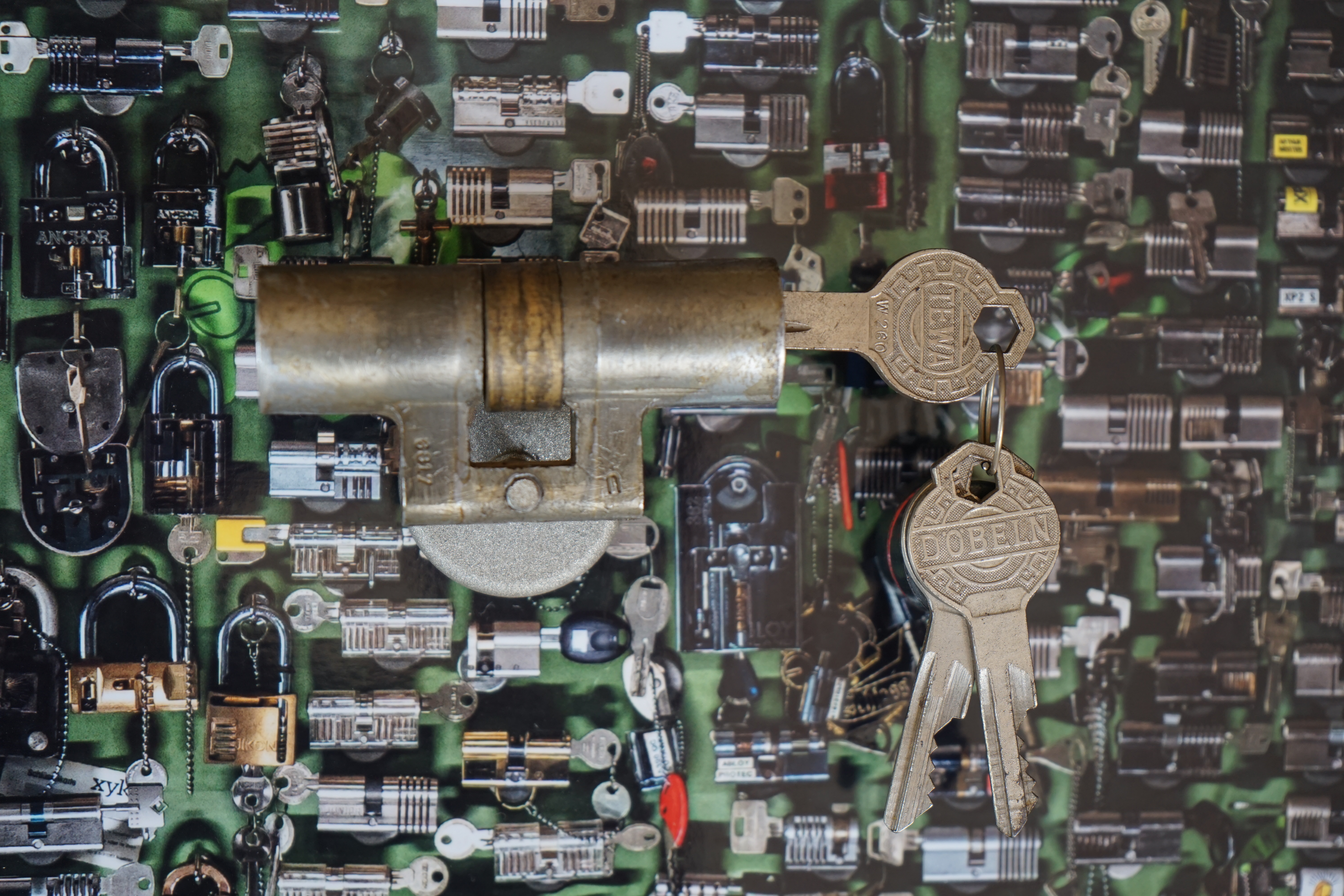 Arthur Bühl, Sympathieträger aus Fuhlsbüttel ( HAM ) betritt das Hasenstübchen. Arthurmeister`s Jukebox spielt: Slow Hand ! Ey Arthurmeister, du alter Sympathieträger: Heute schon gepickt oder was. Heute erst so spät lallt der Scholischek. Der Aufhocker: Prost Helbing ! Der Arkadasch prostet und sabbelt los. Im Hintergrund ist der Objektleiter Hannenberger zu hören: Wie immer. Arthur mein Cousin aus Istanbul ist doch verheiratet mit der Nichte meines Schwippschwager`s und dessen Frau kommt aus Sofia Bulgarien und deren Mann hat eine Schwester und die auch einen Freund und der hat ein Schloss und das ist zu und soll geöffnet werden und wie immer wird Dir ein baugleiches Schloss zum Verbleib in deiner Sammlung zugesandt. Der Einernoch in einem Wort: ABUS. Der Gelenkbusfuzzy, der HSV Ute und BMW Dedl sitzen am Stammtisch. Die Jukebox spielt Ina Müller: Dörp Reggae, au ja Jan Delay. Ute: Stößchen für den HSV. Bouncing Joe Asberry means great NBA. Heike VI lacht: Air Ball. Der Automatenpeter drückt an Arthurmeister`s einarmigen Banditen herum ! Herr Arthur Bühl du Detektiv: Warum gewinne ich immer ? Boogie lallt: ich will auch einen einarmigen Banditen. Heike II will wissen: Wo hast Du denn den einarmigen her ? Das Liebchen flötet: ich will auch immer gewinnen ! Justamente ruft Mr. Smitz vom Playboy, Hollywood, aus seiner Stammkeipe Bunny Hall, im ersten Stock auch Rabbit House, genannt, an. Ey Pornomeister: Is all tutti aposto, what`s going on. I have a Lock for your Lockpicking Sport, you know Pornomaster®. It is an ABUS. No really: A ABUS Padlock. A cutted Modell. Yes orginal from the Company. Yes, ZEUS or ABUS too, yes, yes made in Hong Kong. Stößchen for all, yes, yes Lokalrunde ! you know, yes Käppchen, yes, yes Rotkäppchen. A Bottle from Helbing for the Noagerlzuzler an another Bottle of GabiKo for Scholischek. Yes, yes, for the Einernoch and the buongiorno Eierlikör. The Jukebox plays: T S O P, the top sound of Philadelphia. Die Jukebox im Bunny Hall spielt von der B - Seite Engelbert. Yes, yes, from Vegas. Hilton. America, you know ! Arthurmeister: today is the Keyword: free beer free beer, yes yes, Freibier Freibier, you know. And for the BILD et Uschi greeting`s and stößchen`s. Yes, yes, i have a telefon call with her. She tells me the KI, the chat Gpt from Google the Pornomeister® , you know, beause you are the Präsident from Pornomeister® SARL int. you are tagged with our Präsident Donald Trump. Yes, yes really. With`s the greatest Prädident ! Shure, yes he tells America first. The Jukebox play`s: I Love America. Yes, Yes now listen, yes zuhören, listen you know. I have Kontakte, Connections, you know to Stuttgart. Yes. Patsch Baracks. Yes, and Kelly Baracks too. Yes and we are people from the Hasenstübchen and the Strigoy, yes with the Strigoy and the Droschkendieter we have a Kontakt, yes a telefon call to Mr. Präsident Donald Trump, you know. Buon Giorno ! Trump has as anounced he will fly with his Air Force One to HAM. Yes, Yes, Droschkendieter will him picking up in Fuhlsbüttel. We think inkognito, mayby with Melania. In Arthurmeister`s Jukebox spielt: Schöner fremder Mann ! Schwerti rülpst Prost und F1 Rudi lallt: Schumacher win`s in Austin, Texas. Why Mr. Präsident will visit the Hasenstübchen, your Bunny Hall ? He will make Prosit with the Stammtisch for a Beer and a Frikadelle ! What ? Frikadelle is Burger pur, you know ! Yes shure he will come to ( HAM ) Fuhlsbüttel to the Street Am Hasenberge, you Know, 200 meter`s from Santa Fu away. No, NO, Mr Smitz.us ! Don`t be stupid. We will make with Mr. Präsident Trump a Deal, you know, yes a big Deal with One hundret Prozent Winner Garantie. You know, the einarmiger Bandit in our Hasenstübchen winning every time ! And the Präsident will know the Mystery for every time winning. And we will telling him this Secret and our Lockpicker Stammtisch, you know our Round Table wish for this to make a deal. What you make a deal with Mr. Trump Yes ! What ! Aus Arthurmeister`s Jukebox erklingt: Der alte Wolf, Lupo, you know. Mr. Smitz, not so silly and stupid ! first keine Bier, Wein und Spirituosen Steuern. Keine Tabaksteuern ! I Have Trump twitterd, X, you know, he is from Germany and in Deutschland is kneipensterben, you know rotto ! No bankrotto. And Mr. Trump know`s what party is. Really Mr. Smitz ! And the Stammtischpeople from the Hasenstübchen, the rabbit house, will show him the Magische Dreieck, the mysterie or magic triangle ! What`s that Mr. Arthur Bühl ? First Ritze, second zum goldenen Handschuh, Honka, you know, third Elbschlosskeller. ! You know. Reeperbahn, Yes Sankt Pauli. Yes, this street is called Herbertstraße ! Yes, yes, Herbert is the Schutzpatron from the Bockschein, Yes, yes, der heilige Bim Bam. You must know the deal: we will take our money from the Sparclub, yes from the Sparpig. We make a Kredit and will pay in and around the Kiez - and he make`s TAX free for German Fassbier and Tabak etc. in the Hasenstübchen ! Yes, Dorschkendieter and Dedl drive too. The last fakt is: he has called with the Bild et Friede. Yes, Yes, Mr. Präsident Trump is sorry, because he must going to play Golf. Schade. But we think the Passwort every time Freibier Freibier called is. Parole Emil, oh i see today is the pass word free tax for the Objekt Hasenstübchen. You know Mr. Smitz. Die Jukebox spielt: Joy Flemming - Half Breed ! So, Mr. Smitz, don`t forget the Abus Cut Padlock. Yes, yes, Mr. Smitz and greetings to your Playboy Team in your Bunny Hall. Im Hasenstübchen kocht die Stimmung. Stößchen, Tänzchen ! High Noon ! BMW Dedl meint: sogar 271 km/h. Arthur Bühl, Detektiv aus Hamburg ist Mitglied im Detektiv Verband BUDEG und an die IKD angeschlossen. Als Arthurmeister® erklärt Herr Bühl bei Behörden wie Fedpol, LKA Forensik, das Lockpicking !