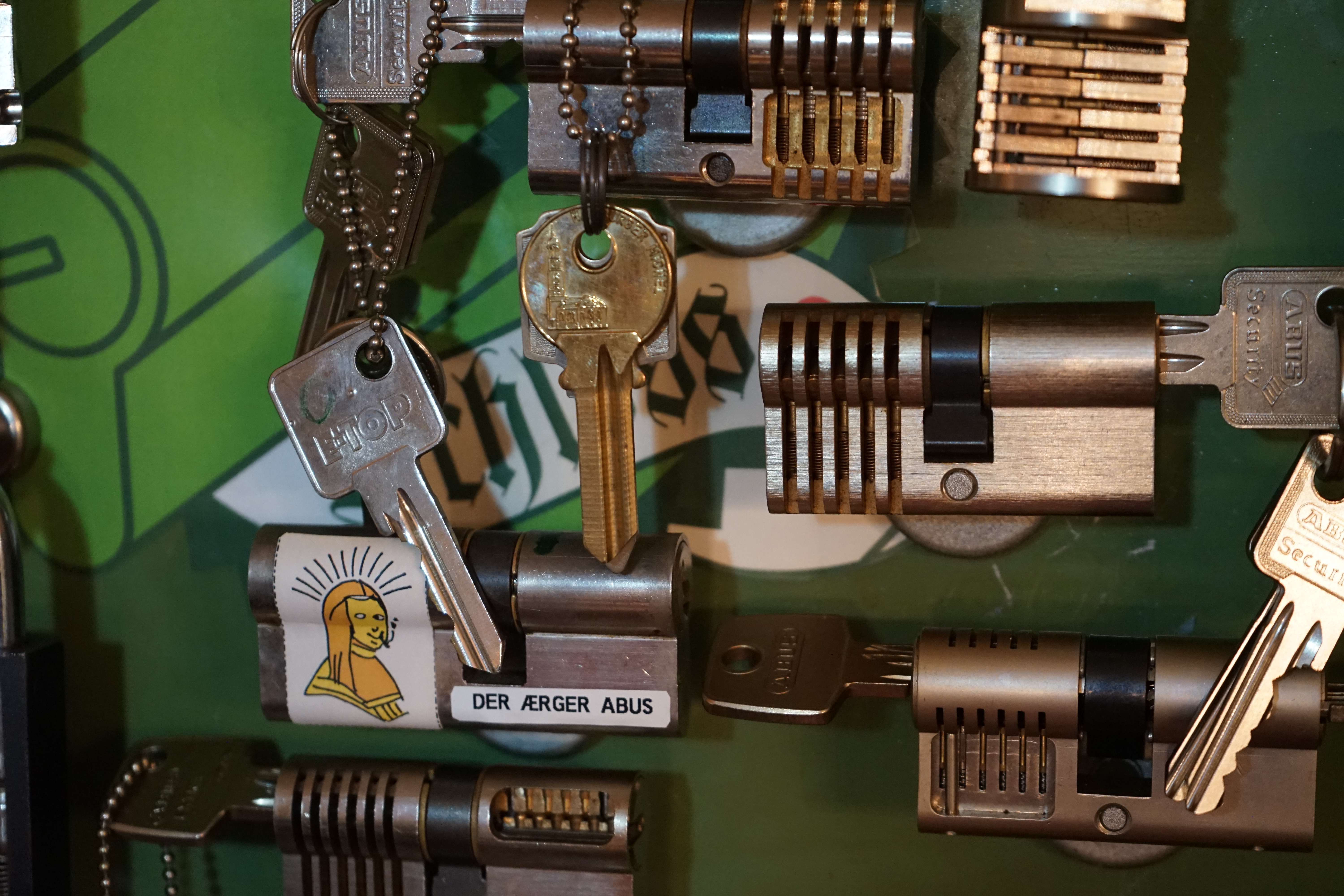 Arthur Bühl Arthurmeister ® Neues aus dem Hasenstübchen: Gestern war Bernhard da. ÖH, Sonderschule, Sonderschule Öh. Heike IV: Bernhard, warum hast du denn das große Standkreuz dabei ? Der Noagerlzuzler lallt: Der ist wieder aus Ochsenzoll abgehauen. Sonderschule ! SONDERSCHULE ! Schwerti: Was willtst DU ? Bier und Sonderschule, Sonderschule Öh. Hannenberger der Objektleiter: Sonderschule is nich im Hasen. Doch doch ! Öh Sonderschule ! Öh, jetzt Sonderschule. Nach zwei Rutschen Bier, leider kleine, hatte er uns überzeugt: Sondaschule ist jetzt in der Jukebox. Arthur Bühl, Detektiv aus Hamburg ist Mitglied im Detektiv Verband BUDEG und an die IKD angeschlossen. Als Arthurmeister® erklärt Herr Bühl bei Behörden wie Fedpol, LKA Forensik, das Lockpicking !