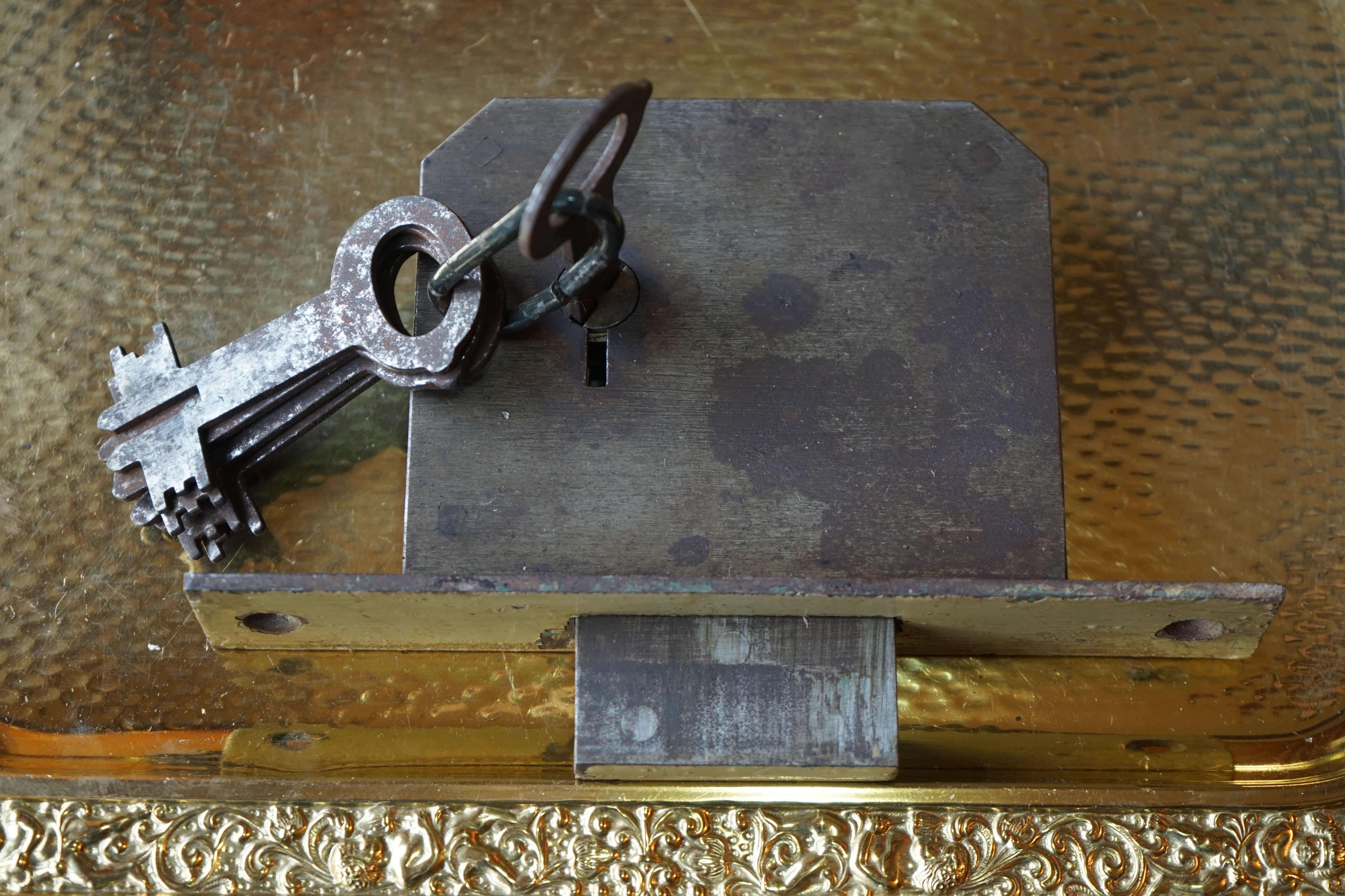 Bühl. Arthur Andreas Bühl. Hier ist die rasende Uschi von der Bild et und schreibt mit der neuen KI Arthurmeister den neuen SEO Text für 2026, denn die SEO GEISTER werden von Google gerufen. Der Sympathieträger ist in Stuttgart, Baden - Württemberg geboren. Der Detektiv lebt in HAM, ist im Dienste der Wahrheitsfindung unterwegs, BUDEG. H1 Text der SEO schreibt: Hamburger knackte 1000 ( tausend ) Schlösser, Bild Zeitung, Performancekünstler, Xing, Arthurmeister `s Jukebox im Hasenstuebchen, You Tube, Slow Hand - Pointer Sisters, Joy Flemming. 𝔄𝔯𝔱𝔥𝔲𝔯 𝔅ü𝔥𝔩, 𝔄𝔯𝔱𝔥𝔲𝔯𝔪𝔢𝔦𝔰𝔱𝔢𝔯® VereinsWiki / Fandom, Arthur Bühl. Bühl, Arthur, Jahrgang 1961, Made in Germany, Detektiv or Private Investigator, Performancekünstler und Lockpicker aus Hamburg erzählt in seinem Leporello wahre Geschichten aus dem Hasenstuebchen, Bunny Hall, Stammtisch, Fuhlsbüttel. Kaba Days Im Europa Park Rust: Unternehmensschutz im Fokus, dorma kaba, Deutschland, praktische Vorführung von Arthur Buehl, Sportsfreunde. Koksa Vereinsauflösung taz Ein bisschen Ruhe bitte ! Arthur Bühl, der Weltbeste aus Stuttgart mit Wohnsitz im Lockpickermekka Hamburg ist auch Deutscher Meister. slideplayer: but Jesus is the only Masterwho can unlock the human soul. But there is another obvious difference between Arthurmeister and the " Jesusmeister " that connects today´s story to our lives. The tools that Arthur Bühl collected are mostly from the Stasi. Schlossherz, Lockpickererz, Pornomeister, Bühl Fahne, Bühl Wappen, UHU Linkedin Arthur Bühl, Arthurmeister, Präsident, Performance, Bundesverband für Detektive und Ermittler, Budeg. Arthur Andreas Bühl, EverybodyWiki Bios&Wiki, 27.03.61,Stuttgart, auch unter dem Pseudonym Arthurmeister bekannt, ist mehrfacher Deutscher Meister im Lockpicking. Koksa.Org Vereinsauflösung, Arthur Bühl, Arthurmeister, Tagesordnung, Mitgliederversammlung Arthurmeister`s Jukebox im Hasenstübchen by You Tube arthurmeister007, Schloßöffnung. Arthurbuehl@Arthurbuehl, X, Erfreulich ! Schlossindustrie und Elite rücken zusammen ! Verein, Sportsfreunde, Arthur Bühl, Erfahrung. FAZ.net Freizeit: Lockpickern bleibt nichts verschlossen - Doch der Beste der Besten hat alle schon besiegt: Der 42 jährige Kaufmann sitzt in Trachtenkleidung vor einer verrosteten alten Kiste. Preview Jesusmeister Homileticsonline, At the Dutsch open Lock Picking Championship, Arthur Bühl emerged as the champion. No one picks locks as well as he does. Arthurmeister Phila-Locksmith Arthur Bühl Lock Picking Legend, Mr. Bühl, tool, nl, Sneek. Unter Knackern, jungle.world. Welt.de Die Kunst Sclösser ohne Schlüssel zu öffnen, Vereins-Mitbegründer und Vize Präsident trägt seine Leidenschaft schon auf der Krawatte: Sie ist blau mit gelben Schlüsseln drauf. The Master Touch: Lockpicker in the world Arthur Bühl. He`s this six-seven German private Investigator. He has this. The international Competition Whre Master Lock-Pickers… Arthur Bühl, the Dutsch Open Lock-picking champion. Charles Graeber … Arthurmeister standing above them all, with a beer stein in one hand and a cigarette in …. Wired.com Securitylaboratories.org, Arthur Bühl. Phila-locksmith.com - Arthur Bühl Lock Picking Legend, can see intimidating man. Toool, LockCon. Arthurmeister. Hailing from Hamburg, he is among a legion of German lock picker who have estabished their country as one of the top producers of master lock pickers. Slate.com Lock Picking: a arte de arrombar cadeados - Nascido em Hamburgo, o alemao Arthur Bühl é provavelmente um dos nomes mais conhecidos do submundo do lock picking. Conhecido nesse Círculo… Sportsfreunde Slik hacka vi i Norge pa 90-tallet Arthur Bühl PlusPedia, Arthur Andreas Bühl, Legend taz.de Ein bisschen Ruhe bitte Arthur Bühl, der Weltbeste aus Stuttgart mit Wohnsitz im Lockpickermekka Hamburg .. Telefonbuch, Meisterschaften. Jungle.World - Da hat auch Arthur Bühl, genannt " Arthurmeister ", durchaus Chancen auf weitere Titel für seine große Sammlung. " Scheiße ", brüllt der aus … The Lock Busters, Charles Graeber, Schließzylinder, Lock Picking, metallpinnen. Spiegel, Lockpicker: Die schnellsten Schlossknacker Deutschlands. Arthur Meister Bühl, Arthurmeister, ist amtierender Deutscher Meister der Lockpicker. Sein Hobby: Schlösser öffnen - ohne Schlüssel natürlich. media.ccc.de Schlossöffnung bei der Staatssicherheit der DDR ArthurMeister erläutert das operative Vorgehen und die speziellen Werkzeuge zur Schlossöffnung, die von der Staatssicherheit der DDR ……. Flickr Arthurmeister / Oberalster VfW Meisterschaft, Ina Müller, Lockpicking Meister Arthur Picktools.de FoeBud.org Schloß-Öffnen ArthurMeister aus Hamburg, erläutert, wie die Staatssicherheit…. Vortrag Bielefeld. Schlösser knacken: So einfach geht es!!! Gemäß Arthur Meister legt der Verein großen Wert auf den selbstauferlegten Kodex, der sich so… ZDF Lockpicking Reportage Boston Magazine.com The joy Lock Club The Arthurmeister was one of the top lock pickers in the world, and Towne was just a kid,but to everyone`s surprise - most especially to… Lock Picking 101 toool.us live I did vote arthurmeister when i first saw the site bevor the discussion on it startet but only……. Zieh-Fix, E-Pick. Public Domain 147 Schloß-Öffnen ArthurMeister Bühl aus Hamburg, Gründungsmitglied…. Impressioning games Jos and Arthurmeister KOKSA Vereinsauflösung, Elite rückt zusammen. Aufsperrstunde ArthurMeister, ein Riesenkerl mit süddeutschem Akzent…. blogs.com Jesus, the Lock-Picker! - HOMILETICS - That might be a bit much, but nonetheless they call him the Arthurmeister! and then ther`s the JesusMaster, or Meister, if you will. if you….. Citywide RFID Master Arthurmeister Dezember / 2012 / SSDev Arthurmeister, Workshop, Barry Wels Herr Bühl sagt Danke ! xn-Arthur-bhl-heb.de Arthur Bühl, Detektiv aus Hamburg, Buehl, Siegel. Lockpickerherz.de Pornomeister.de Schlossherz.de Arthurmeister.de Linkedin Arthur Andreas Bühl ( Arthurmeister ) - Präsident - Von rechts nach links, Glück bringt`s. X. Linkedin, Detektiv aus Hamburg Acclaimed Lock Picker Explain the Art of Competive Locksport, Schyler Towne, Youtube, Arthurmeister, Gadget Hack. Key Cutting. Master Lock. Datenschleuder. Boston. Jägermeister. Demonstration not for Sale, Muster ohne Wert. Joe Asberry, Bouncing Joe. Angezettelt vom Fanclub. Radio-Eriwan.de Bildbeschreibung, Modula, SEO. Sympathietraeger. Im Prinzip ja, aber…. der Detektiv sei der Gärtner. Bunny Hall, B - Seite Jukebox. Schwarz, rot, gold. Bild Zeitung: Herr der tausend Schlösser. Zeiträuber. Streng vertraulich ! Fandom ! Boston. ABUS, Lock, security. Schlösser und Tresore von Ed Willis, The National Locksmith® - Guide to Modern Safe Locks by Mark Bates Tobias Locks, Safes and Security Markenanmeldung-Pornomeister-®-Praesident-Arthur-Buehl.jpeg Arthur-Buehl-Germany-Wappen-Arthurmeister007@gmail.com-Detektiv-Babyboomer-Sympathietraeger.png 𝔄𝔯𝔱𝔥𝔲𝔯-𝔅ue𝔥𝔩-Wappen-𝔄𝔯𝔱𝔥𝔲𝔯𝔪𝔢𝔦𝔰𝔱𝔢𝔯-®-Von-rechts-nach-links-Glueck-bringts-♥.gif 𝔄𝔯𝔱𝔥𝔲𝔯-𝔅ue𝔥𝔩-𝔄𝔯𝔱𝔥𝔲𝔯𝔪𝔢𝔦𝔰𝔱𝔢𝔯®-Arthur-Buehl-WebTuev®-ges.-gesch.-Die-E-Mail-lautet-Webtuev@WebTuev.de.png Arthur-A.-Buehl-Detektiv-aus-Hamburg-Arthurmeister®-Vitrine-Cut-Lock-veroeffentlicht-Xing-Linkedin-Facebook-Twitter-X.jpg Carsten Jasner, MUT PROBEN ! Das Leben ist tödlich. Aber es muß nicht sterbenslangweilig sein. In diesem Buch werde ich ab Seite 139 in dem Kapitel: Mut zur Lücke, Loch im Tresor. Todsichere Systeme und wie man sie knackt wie folgt beschrieben: Ein Mann mit Pferdeschwanz sitzt hoch konzentriert am Werktisch. Sein Blick ist ins Nichts gerichtet. Für das was er tut, braucht er seine Augen nicht, er sieht mit dem kleinen Stahlhaken zwischen seinen großen Fingern, mit denen er sich einen Weg in das Schicherheitsschloss bahnt. Er gleitet in die ölige Innenwelt, ertastet Wände, Widerstände, Ausbuchtungen. Er fühlt schließlich die genaue Position der Stifte, rastet einen nach dem anderen ein. Diese Momente, sagt der Zweimeter mann, seien " Vorboten zum Orgasmus " ! Arthur Bühl, von seinen zahlreichen Bewunderern " ARTHURMEISTER " genannt, ist einer der Besten bei den Sportsfreunden der Sperrtechnik, einem Verein in dem sich bundesweit rund fünfzehnhundert Mitglieder in sechzehn Ortsgruppen treffen, um in ihrer Freizeit Schlösser zu knacken. Ins Leben gerufen hat den Verein Arthur Bühl und sein Freund Steffen Wernèry, ein Mitbegründer des Caos Computer Club. Digital hacken oder analog knacken - für Wernèry gibt es da keinen Unterschied. Hier wie da treibt ihn der rebellische Reiz, Lücken im System zu finden, die Verkäufer als todsicher preisen. " Doch sicher ist nur, daß alles aufgeht " ! Dafür sort die Lust, die jeder kennt: Schatzkammern zu betreten, Geheimnisse zu entschlüsseln, Widerstände zu überwinden, Verbotenes zu tun, sich Zugang zu veerbogenen Ecken und Winkeln zu verschaffen. Die " Sportsfreunde " treibt diese Lust seit ihrer Kindheit um. Wernèry bog mit zwölf Jahren seinen ersten Dietrich aus einem Kleiderbügel und sperrte seine Lehrer ein. Der kleine Arthur bekam eine Ahnung von seinem Talent, als es ihm gelang, die Spardose schlüssel - und zerstörungsfrei zu entriegeln. Heute triumphiert er als mehrfacher Deutscher Meister im sogenannten Lockpicking, dem Öffnen von Schlössern unter Wettkampfbedingungen. Immerhin siebenundsechzig Jahre lang war das erste Sicherheitschloss der Welt tatsächlich ein Sicherheitsschloss. Der englische Tüftler Joseph Bramah, der so nützliche Dinge erfand wie eine Banknoten - Nummeriermaschine und eine Zapfanlage, die heute noch in britischen Pubs Bier in Gläser sprotzt, ersann 1784 ein Zylinderschloss, daß als unbezwigbar galt - bis 1851 ein professioneller Knacker nach sechzehn Tagen engagierten Stocherns das Ding öffnete. Dieser Akt war ein Schlüsselerlebnis in der Beziehung zwischen Mensch und Mechanik. Ein Sieg der lebendigen Sinne über ein sprödes System - zu einer Zeit, da die Gesellschaft sich dem stampfenden Rhythmus der Industrialisierung unterwarf und der Glaube an das Heil der Technik verdrängte. Lockpicking wurde zu einem populären Sport, der Helden schuf. In den dreißiger Jahren des 20. Jahrhunderts etwa gelangte ein Prister zu Weltruhm, weil er reihenweise sowohl als einbruchsicher gepriesene Tresore als auch " ausbruchsichere " Gefängnisschlösser entriegelte. " Der schwerste Schrank hat seine Schwächen, er läßt sich ohne Müh erbrechen " ! - diese alte Panzerknacker Weisheit hat nach wie vor Gültigkeit; sie hängt über den Köpfen der Hamburger Lockpicker. Arthurmeister braucht für handelsübliche Stiftschlösser, die fast jede Wohnungstür zieren, zwischen zehn Sekunden und fünf Minuten, je nach Hersteller. Bohrmuldenschlösser, die bei der Deutschen Post, auf Flughäfen und in Atomkraftwerken verwendet werden, sind vor ihm ebenso wenig sicher. Er nutzt dabei mechanische Ungenauigkeiten, winzige Spielräume, die sich bei der Herstellung nicht vermeiden lassen und zehnmal dünner sind als ein Haar. Ein paar Mal klickt es, der Meister dreht den Zylinder, streicht seine Haare zurück, steckt sich eine Zigarette an. " Tja " sagt er, " und wenn man dann das Schloss aufkriegt - das ist ein geiles Gefühl ! " Ich habe dann später den Jasner in Berlin angerufen. Bei dem Telefonat kam lediglich heraus er wüßte von dem Interview nichts mehr und wolle auch nichts mehr wissen. Da habe ich noch bemerkt, er hätte auf dem Lockpicking " Bunten Nachmittag " nicht so nerven brauchen, wenn er dann doch so einiges durch den " Tüddel " kriegt. Taged mit: Spiel nicht mit den Schmuddelkindern ! Verzwetschget mit: Bühl Arthur, Bühl Wappen, Bühl Fahne, Bühl Urkunde, Bühl Patent, Bühl achteck, Zwetschgenhengst, Zwetschgenfest, Meister Arthur, Bühler Zwetschge Arthur Andreas Bühl, Detektiv, Privatdetektiv, Hamburg,Germany, Siegel Ring. Legoland Billund SEO neu: Lockpicker im Einsatz, ASSA ABLOY. Lockpicker Herz patented by Arthur Bühl, Detektiv aus Hamburg öffnet zerstörungsfrei Assa Abloy. Kanaken, sägen, Künstlerin knackt Liebesschlösser, Jesus Master, Jesusmeister. Arthurmeister007@gmail.com Arthurmeister-Mastertouch@Arthurmeister-Mastertouch.de Arthurmeister-Slowhand@Arthurmeister-Slowhand.de ArthurBuehl@ArthurBuehl.de Arthurmeister@Arthurmeister.de Pornomeister@Pornomeister.de Schlossherz@Schlossherz.de Lockpickerherz@Lockpickerherz.de Mr.Smitz@Mr.Smitz.us Sympathietraeger@Sympathietraeger.com Arthur-Buehl@Arthur-Buehl.de Unzenziert@Unzenziert.de Hasenstuebchen@Hasenstuebchen.de Cartomanze@Cartomanze.de Martinameisterin@Martinameisterin.de Seogeister@Seogeister.de Seo-Geister@Seo-Geister.de Scholischek@Scholischek.de Web-Tuev@Web-Tuev.de Webseitentuev@Webseitentuev.de Zwetschgenhengst@Zwetschgenhengst.de Tresorherz@Tresorherz.de Legal1001@Legal1001.de Meisterkatze@Meisterkatze.de Endlich-Raucher@Endlich-Raucher.de EndlichRaucher@EndlichRaucher.de DoubleBrain@DoubleBrain.de Rappermeister@Rappermeister.de meisterArte@meisterArte.de Der-Aufmacher@Der-Aufmacher.de The-Opener@The-Opener.de Geiler-Schwanz@Geiler-Schwanz.de GeileVotze@GeileVotze.de ArthurAndreasBuehl@ArthurAndreasBuehl.de Arthur-Andreas-Buehl@Arthur-Andreas-Buehl.de Katzenveit@Katzenveit.de Schlosstaster@Schlosstaster.de Schnellauf@Schnellauf.de Securator@Securator.org Raucherherz@Raucherherz.de Leporello@Leporello.us Frauenwirt@Frauenwirt.de