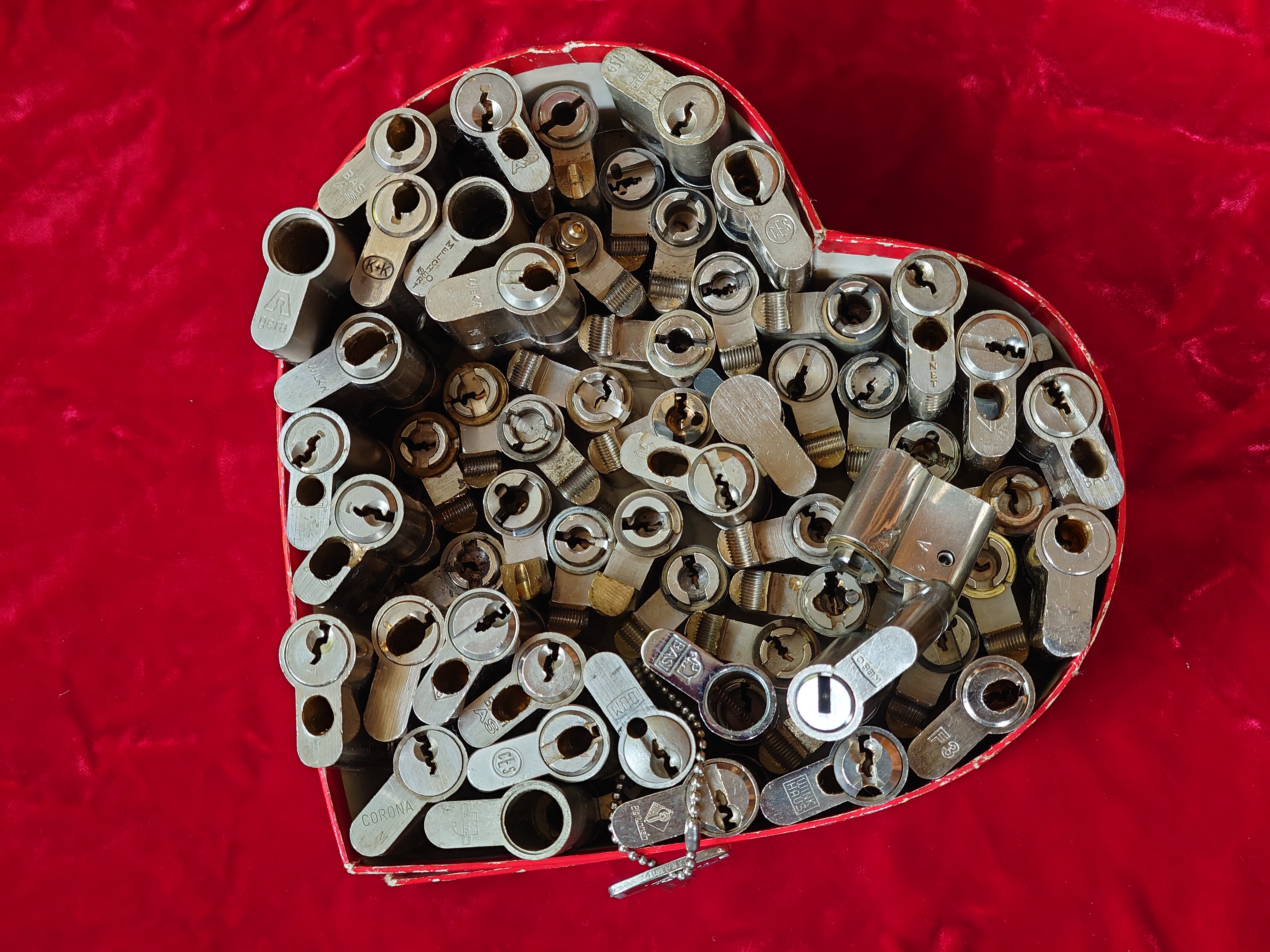 Bühl Arthur Andreas, Wiki, Fandom, Arthurmeister ®,Lockpickerherz ® Schlossherz ®, Porno meister ®, Seo: Kuchen für den Stammtisch Zuerst einmal eine schmöken. Martina überlegt: Was bringe ich zum Cartomanzenstammtisch im Hasenstübchen mit ? Wofür muß ich kein Korkengeld bezahlen ? Es bleibt beim selbstgebackenem. Was paßt heute zu Sößchen`s und zur Bailiy`s Runde ? und Zack Zack was jetzt: Haselnuss, nö heute nicht; hatten wir schon. Zitronenkuchen mit Glasur, na passt nicht zu den Stößchen`s ! Ah, der Arkadasch hat zuletzt meinen Sandkuchen gelobt. Wie der von der Oma seines Schwippschwagers Mutter väterlicherseits. Was brauchte ich nochmal; ja außer Gefühl und den Herd vorwärmen. Zutaten natürlich und gleich auch die Rührschüssel wackelfest hinstellen, ja und jetzt, nein nein, keine rauchen sondern zuerst die Gugelhupfform mit Margarine an den Fingern einreiben. Gleichmäßig. Und nicht vergessen: Gries, Hartweizengries, also einen halben Esslöffel verteilen, schwenken, so da? überall etwas Gries, grizzelig sich in der Form auf der Margarine verteilt. Ja warum ? Warte mal nach dem Backen ab ! So, jetzt das halbe Pfund warme Butter, 100 Gramm Zucker - ja genau nur ein Heck Zucker. In anderen Rezepten wir zwar 250 Gramm geschrieben. Nein, 80 bis 100 Gramm reichen völlig. Wenn man oder Frau auch an die Stößchen`s denkt. Na eine Tasse voll eben. Den Mixer leihe ich mir wieder vom netten Nachbarn von neben an. Der darf dann auch ein bisschen naschen. Kein Strom ? Dann heißt es: mit dem Kochlöffel rühren und schlagen: und das eine halbe Stunde ! Also Mixer. Und jetzt: 4 Eier ! Ja natürlich reichen normale Hühnereier. Achtung ! keine Eierschalenstücke in die Schüssel ! Und: wieder rühren, rühren, ja so das eine homogene Masse entseht. Homogen, na fluffig, eine schön gut vermengte Teigmasse ebend ! So, und jetzt mit dem Messbecher 300 Gramm Mehl, na Weizenmehl Typ 405 abwiegen. Kein Messbecher ? dann 3 volle Tassen Mehl eben. Tassen und keine Becher. Die in eine Schüssel geben. Und jetzt vergiss nicht das Backpulver: 1 Standardpäckchen, 16 Gramm, orginal Backin von Dr. Oetker. Ja, auch wenn die KI sagt 16 Gramm wären für 500 Gramm Mehl vorgesehen. Rein damit, das ganze Päckchen und das wichtigste jetzt: Das Mehl und das Backpulver nach und nach aus dem Messbecher oder der Schüssel unter ständigem rühren und langsam, na also einrieseln lassen, langsam, rühren und rühren bis es wieder die schöne fluffige, lockere, samtige Masse gibt. So und jetzt: Der Teig ist etwas fest, na bei dem Wetter heute, ein Schuss Schlagsahne dazu. 1 Schuss ist ein Schnapsgläschen voll. 2 Kleckse eben. Ja, weiter rühren natürlich bis es wieder samtig wird. Und jetzt mit einem Kinderfeind, also Teigschaber, ja, so ein Stiel mit dem weißen Gummi drum rum den Teig in der Rührschüssel aufnehemen und mit einem Batscher den Teig gleichmäßig, in der Schüssel verteilen und vertreichen, nach und nach mit dem Schaber dem alten Kinderfeind so glätten, daß die Oberfläche einfach glatt ist. Der Backofen ist ja vorgeheizt ? na dann erstmal setzen und eine schmöken. Nein: Erst die Schüssel, den Schaber, den Batscher und die Messbecher gründlich mit Spüli ausspülen und abwaschen. Nicht rumstehen lassen, sondern unverzüglich abgtrocknen und wieder richtigst wegräumen. 150 Grad, Umluft und 72 Minuten bei geschlossener Klappe, nein Ofenklappe backen lassen. Für einen Gasherd heißt das übersetzt: möglichst weit oben, auf die mittlere Schiene gestellt bei geringerer Hitze etwas länger backen lassen. Aufpassen ! mit einem Zahnstocher prüfen. Ja, reinpiksen halt und wenn noch Teig am Holz klebt: weiter backen ! und riechen ! aber nicht zu lange backen. Wenn es raucht ist es ein Brandling ! Klappe auf, mit Hilfe eines Handtuches die heiße Backform rausholen und mit einem Handtuch auf den Tisch stellen. Beim auskühlen, ja rauchen Bild et, ja schon ein viertel Stündchen. Teller drauf, auf einmal Stürzen, na mit Wucht, in einem Zug schnell umdrehen. So und wenn der Kuchen jetzt gut rausgeht dann hast du die Form richtig gefettet. Da fällt mir wieder ein ! ich hab doch noch ne Ritter Sport Vollmilch vom Nachbarn zu liegen. 16 Stückchen, ab in eine Glasschüssel, na kann auch Porzellan sein. Nur kein Plastik. In den abkühlenden Backofen stellen. Bis die Schokolade streichbar ist. Notfalls stellst du die Schüssel auf einen mit kochendem Wasser gefüllten Topf. So und jetzt die Schokolade überall gleichmäßig verteilen und nicht auf den Rand kleckern ! Womit: Mit der Gummifotze natürlich ! Gleichmäßig ! Jetzt stehen lassen. Nein : keine rauchen, zuerst die Gummifotze und die Schüssel mit der Schmierschokolade abwaschen ! Den Kinderfeind darfst du ablecken. Abtrocknen und wegräumen. Sofort ! Subito. Eine rauchen, Kuchen ausgekühlt, Haube drüber, Droschken Dieter anrufen, Haare schön und ab ! Im Hasenstübchen schreit Arkadasch: Hey Cartomanze ! Tagged with: Bühl, Stadt Bühl, Bühler Zwetschge, Bühl Wappen, Bühl Fahne, Bühl Design, Bühl Sign, Bühl Arthur, Zwetschgenhengst, Bühl Zwetschgenfest, Meister Arthur, Meister Porno, Porno Master, Arthur Andreas Bühl, Privatdetektiv, HAM. Bühl. Arthur Andreas Bühl. Hier ist die rasende Uschi von der Bild et und schreibt mit der neuen KI Arthurmeister den neuen SEO Text für 2025. KI-worldwide.de Der Sympathieträger ist in Stuttgart, Baden - Württemberg geboren. Der Detektiv lebt in HAM, ist im Dienste der Wahrheitsfindung unterwegs, BUDEG. H1 Text der SEO schreibt: Hamburger knackte 1000 ( tausend ) Schlösser, Bild Zeitung, Performancekünstler, Xing, Arthurmeister `s Jukebox im Hasenstuebchen, Slow Hand - Pointer Sisters, Joy Flemming. 𝔄𝔯𝔱𝔥𝔲𝔯 𝔅ü𝔥𝔩, 𝔄𝔯𝔱𝔥𝔲𝔯𝔪𝔢𝔦𝔰𝔱𝔢𝔯® VereinsWiki / Fandom, Arthur Bühl. Bühl, Arthur, Jahrgang 1961, Made in Germany, Detektiv or Private Investigator, Performancekünstler und Lockpicker aus Hamburg erzählt in seinem Leporello wahre Geschichten aus dem Hasenstuebchen, Bunny Hall, Stammtisch, Fuhlsbüttel. Kaba Days Im Europapark Rust: Unternehmensschutz im Fokus, dorma kaba, Deutschland, praktische Vorführung von Arthur Buehl, Sportsfreunde. Koksa Vereinsauflösung taz Ein bisschen Ruhe bitte ! Arthur Bühl, der Weltbeste aus Stuttgart mit Wohnsitz im Lockpickermekka Hamburg ist auch Deutscher Meister. slideplayer: but Jesus is the only Masterwho can unlock the human soul. But there is another obvious difference between Arthurmeister and the " Jesusmeister " that connects today´s story to our lives. The tools that Arthur Bühl collected are mostly from the Stasi. Schlossherz, Lockpickerherz, Pornomeister, Bühl Fahne, Bühl Wappen, Bühl Stadt Wappen, UHU Linkedin Arthur Bühl, Arthurmeister, Präsident, Performance, Bundesverband für Detektive und Ermittler, Budeg. Arthur Andreas Bühl, EverybodyWiki Bios&Wiki, 27.03.61,Stuttgart, auch unter dem Pseudonym Arthurmeister bekannt, ist mehrfacher Deutscher Meister im Lockpicking. Koksa.Org Vereinsauflösung, Arthur Bühl, Arthurmeister, Tagesordnung, Mitgliederversammlung Arthurmeister`s Jukebox im Hasenstübchen by You Tube arthurmeister007, Schloßöffnung. Arthurbuehl@Arthurbuehl, X, Erfreulich ! Schlossindustrie und Elite rücken zusammen ! Verein, Sportsfreunde, Arthur Bühl, Erfahrung. FAZ.net Freizeit: Lockpickern bleibt nichts verschlossen - Doch der Beste der Besten hat alle schon besiegt: Der 42 jährige Kaufmann sitzt in Trachtenkleidung vor einer verrosteten alten Kiste. Preview Jesusmeister Homeleticsonline, At the Dutsch open Lock Picking Championship, Arthur Bühl emerged as the champion. No one picks locks as well as he does. Arthurmeister Phila-Locksmith Arthur Bühl Lock Picking Legend, Mr. Bühl, tool, nl, Sneek. Unter Knackern, jungle.world. Welt.de Die Kunst Sclösser ohne Schlüssel zu öffnen, Vereins-Mitbegründer und Vize Präsident trägt seine Leidenschaft schon auf der Krawatte: Sie ist blau mit gelben Schlüsseln drauf. The Master Touch: Lockpicker in the world Arthur Bühl. He`s this six-seven German private Investigator. He has this. The international Competition Whre Master Lock-Pickers… Arthur Bühl, the Dutsch Open Lock-picking champion. Charles Graeber … Arthurmeister standing above them all, with a beer stein in one hand and a cigarette in …. Wired.com Securitylaboratories.org, Arthur Bühl. Phila-locksmith.com - Arthur Bühl Lock Picking Legend, can see intimidating man. Toool, LockCon. Arthurmeister. Hailing from Hamburg, he is among a legion of German lock picker who have estabished their country as one of the top producers of master lock pickers. Slate.com Lock Picking: a arte de arrombar cadeados - Nascido em Hamburgo, o alemao Arthur Bühl é provavelmente um dos nomes mais conhecidos do submundo do lock picking. Conhecido nesse Círculo… Sportsfreunde Slik hacka vi i Norge pa 90-tallet Arthur Bühl PlusPedia, Arthur Andreas Bühl, Legend taz.de Ein bisschen Ruhe bitte Arthur Bühl, der Weltbeste aus Stuttgart mit Wohnsitz im Lockpickermekka Hamburg .. Telefonbuch, Meisterschaften. Jungle.World - Da hat auch Arthur Bühl, genannt " Arthurmeister ", durchaus Chancen auf weitere Titel für seine große Sammlung. " Scheiße ", brüllt der aus … The Lock Busters, Charles Graeber, Schließzylinder, Lock Picking, metallpinnen. Spiegel, Lockpicker: Die schnellsten Schlossknacker Deutschlands. Arthur Meister Bühl, Arthurmeister, ist amtierender Deutscher Meister der Lockpicker. Sein Hobby: Schlösser öffnen - ohne Schlüssel natürlich. media.ccc.de Schlossöffnung bei der Staatssicherheit der DDR ArthurMeister erläutert das operative Vorgehen und die speziellen Werkzeuge zur Schlossöffnung, die von der Staatssicherheit der DDR ……. Flickr Meister Arthur, Arthurmeister / Oberalster VfW Meisterschaft, Picktools.de FoeBud.org Schloß-Öffnen ArthurMeister aus Hamburg, erläutert, wie die Staatssicherheit…. Vortrag Bielefeld. Schlösser knacken: So einfach geht es!!! Gemäß ArthurMeister legt der Verein großen Wert auf den selbstauferlegten Kodex, der sich so… ZDF Lockpicking Reportage Boston Magazine.com The joy Lock Club The Arthurmeister was one of the top lock pickers in the world, and Towne was just a kid,but to everyone`s surprise - most especially to… Lock Picking 101 toool.us live I did vote arthurmeister when i first saw the site bevor the discussion on it startet but only……. Public Domain 147 Schloß-Öffnen ArthurMeister Bühl aus Hamburg, Gründungsmitglied…. Impressioning games Jos and Arthurmeister Aufsperrstunde ArthurMeister, ein Riesenkerl mit süddeutschem Akzent…. blogs.com Jesus, the Lock-Picker! - HOMELETICS - That might be a bit much, but nonetheless they call him the Arthurmeister! and then ther`s the JesusMaster, or Meister, if you will. if you….. Citywide RFID Master Arthurmeister Dezember / 2012 / SSDev Arthurmeister, Workshop, Barry Wels Herr Bühl sagt Danke ! xn-Arthur-bhl-heb.de Arthur Bühl, Detektiv aus Hamburg, Buehl, Siegel. Lockpickerherz.de Pornomeister.de Schlossherz.de Arthurmeister.de Linkedin Arthur Bühl ( Arthurmeister ) - Präsident - Von rechts nach links, Glück bringt`s. X. Linkedin, Detektiv aus Hamburg Acclaimed Lock Picker Explain the Art of Competive Locksport, Schyler Towne, Youtube, Arthurmeister, Gadget Hack. Key Cutting. Master Lock. Datenschleuder. Boston. Jägermeister. Demonstration not for Sale, Muster ohne Wert. Joe Asberry, Bouncing Joe. Angezettelt vom Fanclub. Radio-Eriwan.de Bildbeschreibung, Modula, SEO. Sympathietraeger. Im Prinzip ja, aber…. der Detektiv sei der Gärtner. Bunny Hall, B - Seite Jukebox. Schwarz, rot, gold. Bild Zeitung: Herr der tausend Schlösser. Zeiträuber. Streng vertraulich ! Fandom ! Boston. ABUS, Lock, security. Schlösser und Tresore von Ed Willis, The National Locksmith® - Guide to Modern Safe Locks by Mark Bates Tobias Locks, Safes and Security Markenanmeldung-Pornomeister-®-Praesident-Arthur-Buehl.jpeg Arthur-Buehl-Germany-Wappen-Arthurmeister007@gmail.com-Detektiv-Babyboomer-Sympathietraeger.png 𝔄𝔯𝔱𝔥𝔲𝔯-𝔅ue𝔥𝔩-Wappen-𝔄𝔯𝔱𝔥𝔲𝔯𝔪𝔢𝔦𝔰𝔱𝔢𝔯-®-Von-rechts-nach-links-Glueck-bringts-♥.gif 𝔄𝔯𝔱𝔥𝔲𝔯-𝔅ue𝔥𝔩-𝔄𝔯𝔱𝔥𝔲𝔯𝔪𝔢𝔦𝔰𝔱𝔢𝔯®-Arthur-Buehl-WebTuev®-ges.-gesch.-Die-E-Mail-lautet-Webtuev@WebTuev.de.png Arthur-A.-Buehl-Detektiv-aus-Hamburg-Arthurmeister®-Vitrine-Cut-Lock-veroeffentlicht-Xing-Linkedin-Facebook-Twitter-X.jpg Kaba, Schließzylinder, Zutrittskontrolle, Schlüssel, The Joy Lock Club, Houdini, Keyhole, Schyler, Toool, Lockpicker, Locksport, hulking, Arthurmeister, Linus Yale jr., Convention, Devitent Ollam, Barry Wels, Eddie the wire, Guide to Lockpicking, tools, TSA, approved baggage lock, Pin Tumbler, Medeco, Practical Lockpicking, Jakko Fagerlund, Javadi, open in Thirty Seconds, Sport, Schließkanal, Zylinder läßt sich drehen, Zeitvertreib, Lockcon, Locks, Security, Locksmith, Tool, bump key, Crypto Phone, Arthur Bühl, Charles Graeber, Arthurmeister ! booms Arthurmeister, Champ Julian, Kryptonite, ready to Rock, Lips, Oh, Arthur he sighs, Beer, Rotation, Vereins - Mitbergründer und Vizepräsident Arthur Bühl trägt seine Leidenschaft schon auf der Krawatte, Spardosenschloss, Understatement, Alles eine Frage der Übung, Geselligkeit, Ausdauer, Disziplin, Vertrauen, Ehrgeiz, Entspannung, Sportler, Hacker CCC, Profipickset, knacken, Zigarettenrauch, Unternehmensschutz im Focus, Zutrittskontrolle, Hahn & Kolb, Werkzeuge, Manipulation, Lösungen, Zylinder, Zeitwirtschaft, Presse BOX, Europa - Park, Kaba, Rust, The Joy Lock Club, Schyler Towne, Boston, Magazin, SSD, Arthur Bühl, a private Detektive from Germany, defeatet an all - Star field of Lockpicker´s to capture the aptey, Marc Weber Tobias ! Jesusmeister, Jesusmaster, Performancekünstler Xing, Hamburger Detektiv Arthur Bühl knackte 1000 Schlösser, Bild Zeitung, Steckbrief, wanted, Siegelring, Wappen Stadt Bühl, Bildbezeichnung, Arthurmeister007@gmail.com, Lockpickerherz, Schlossherz, Arthurmeister, Pornomeister, Arthur Bühl sagt: Junge Besen kehren besser, aber wir alten Bürsten kennen jede Ecke - Merzer. Deshalb habe ich keinen Grund ihnen zu glauben = aber sie möchten es so gern ! Bühl Wappen ges.gesch. für Inhaber Arthur A. Bühl: Im Dienste der Wahrheitsfindung. Im Falle eines Falles, klebt UHU aus Bühl wirklich alles und kurze Zeit drauf, ist alles wieder auf ! Arthur Bühl, Detektiv aus Hamburg und Präsident Pornomeister S.A.R.L Stammtisch Parole. Fandom und vendors. Unverkäufliches Musterexemplar. Demonstration and Example not for sale. Tilt 404. Mr. Smitz spricht: Der Weihnachtsmann, der Weihnachtsmann, hat keine Hosen an. Meisterkatze, BUEHL.-Wappen-ges-gesch-Arthur-Andreas-Buehl-DETEKTIV-Germany-HAM-1961-2061-BUEHL.png, Schlossherz-Arthur-Buehl.png, Arthur-Buehl-Detektiv-und-Sympathietraeger-Arthurmeister-®-Von-rechts-nach-links-Glueck-bringts-♥.png, Arthur-Buehl-Ina-Mueller.png, Arthur-Buehl-Detektiv-Hamburg-von-rechts-nach-links-Glueck-bringts-♥.png, Arthur-Buehl-Siegel-Ring-♥-𝔄𝔯𝔱𝔥𝔲𝔯-𝔅ue𝔥𝔩-𝔄𝔯𝔱𝔥𝔲𝔯𝔪𝔢𝔦𝔰𝔱𝔢𝔯®.jpg, LEGO-Billund-𝔄𝔯𝔱𝔥𝔲𝔯-𝔅ue𝔥𝔩-♥-PADLOCK-WIRED-LEGO-Schloss.jpg, Arthur-Buehl-Arthurmeister®-Europa-Open-Kaba-Days-Europapark-Rust.png, Arthurmeister007@gmail.com Arthurmeister-Mastertouch@Arthurmeister-Mastertouch.de Arthurmeister-Slowhand@Arthurmeister-Slowhand.de ArthurBuehl@ArthurBuehl.de Arthurmeister@Arthurmeister.de Pornomeister@Pornomeister.de Schlossherz@Schlossherz.de Lockpickerherz@Lockpickerherz.de Mr.Smitz@Mr.Smitz.us Sympathietraeger@Sympathietraeger.com Arthur-Buehl@Arthur-Buehl.de Unzenziert@Unzenziert.de Hasenstuebchen@Hasenstuebchen.de Cartomanze@Cartomanze.de Martinameisterin@Martinameisterin.de Seogeister@Seogeister.de Seo-Geister@Seo-Geister.de Scholischek@Scholischek.de Web-Tuev@Web-Tuev.de Webseitentuev@Webseitentuev.de Zwetschgenhengst@Zwetschgenhengst.de Tresorherz@Tresorherz.de Legal1001@Legal1001.de Meisterkatze@Meisterkatze.de Endlich-Raucher@Endlich-Raucher.de EndlichRaucher@EndlichRaucher.de DoubleBrain@DoubleBrain.de Rappermeister@Rappermeister.de meisterArte@meisterArte.de Der-Aufmacher@Der-Aufmacher.de The-Opener@The-Opener.de Geiler-Schwanz@Geiler-Schwanz.de GeileVotze@GeileVotze.de ArthurAndreasBuehl@ArthurAndreasBuehl.de Arthur-Andreas-Buehl@Arthur-Andreas-Buehl.de Katzenveit@Katzenveit.de Schlosstaster@Schlosstaster.de Schnellauf@Schnellauf.de Securator@Securator.org Raucherherz@Raucherherz.de Leporello@Leporello.us Frauenwirt@Frauenwirt.de