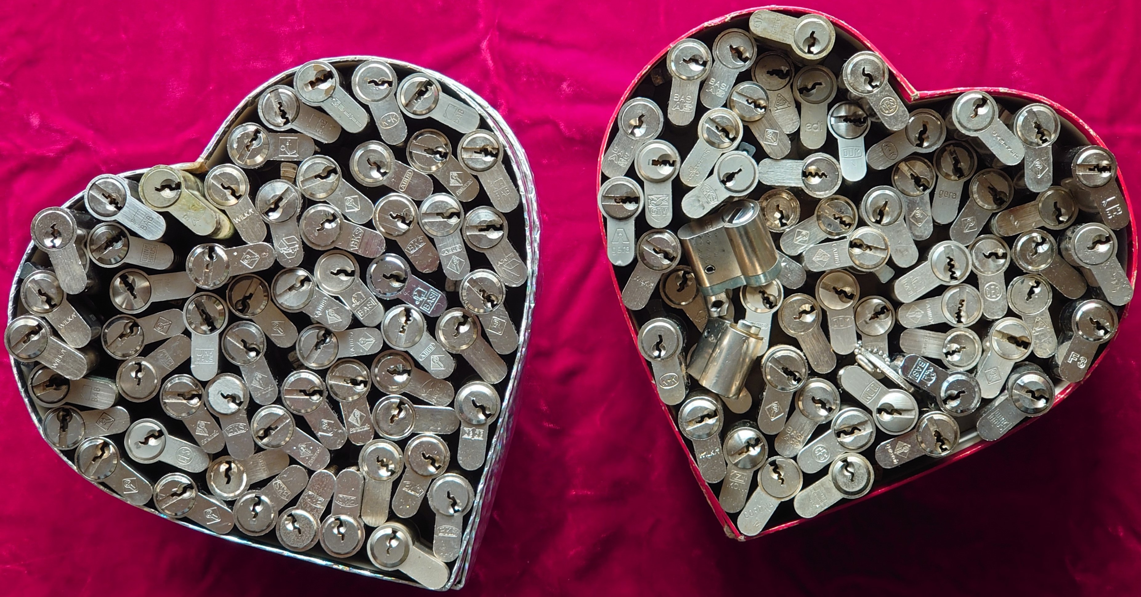 Bühl. Arthur Andreas Bühl. Hier ist die rasende Uschi von der Bild et und schreibt mit der neuen KI Arthurmeister den neuen SEO Text für 2026, denn die SEO GEISTER werden von Google gerufen. Der Sympathieträger ist in Stuttgart, Baden - Württemberg geboren. Der Detektiv lebt in HAM, ist im Dienste der Wahrheitsfindung unterwegs, BUDEG. H1 Text der SEO schreibt: Hamburger knackte 1000 ( tausend ) Schlösser, Bild Zeitung, Performancekünstler, Xing, Arthurmeister `s Jukebox im Hasenstuebchen, You Tube, Slow Hand - Pointer Sisters, Joy Flemming. 𝔄𝔯𝔱𝔥𝔲𝔯 𝔅ü𝔥𝔩, 𝔄𝔯𝔱𝔥𝔲𝔯𝔪𝔢𝔦𝔰𝔱𝔢𝔯® VereinsWiki / Fandom, Arthur Bühl. Bühl, Arthur, Jahrgang 1961, Made in Germany, Detektiv or Private Investigator, Performancekünstler und Lockpicker aus Hamburg erzählt in seinem Leporello wahre Geschichten aus dem Hasenstuebchen, Bunny Hall, Stammtisch, Fuhlsbüttel. Kaba Days Im Europa Park Rust: Unternehmensschutz im Fokus, dorma kaba, Deutschland, praktische Vorführung von Arthur Buehl, Sportsfreunde. Koksa Vereinsauflösung taz Ein bisschen Ruhe bitte ! Arthur Bühl, der Weltbeste aus Stuttgart mit Wohnsitz im Lockpickermekka Hamburg ist auch Deutscher Meister. slideplayer: but Jesus is the only Masterwho can unlock the human soul. But there is another obvious difference between Arthurmeister and the " Jesusmeister " that connects today´s story to our lives. The tools that Arthur Bühl collected are mostly from the Stasi. Schlossherz, Lockpickererz, Pornomeister, Bühl Fahne, Bühl Wappen, UHU Linkedin Arthur Bühl, Arthurmeister, Präsident, Performance, Bundesverband für Detektive und Ermittler, Budeg. Arthur Andreas Bühl, EverybodyWiki Bios&Wiki, 27.03.61,Stuttgart, auch unter dem Pseudonym Arthurmeister bekannt, ist mehrfacher Deutscher Meister im Lockpicking. Koksa.Org Vereinsauflösung, Arthur Bühl, Arthurmeister, Tagesordnung, Mitgliederversammlung Arthurmeister`s Jukebox im Hasenstübchen by You Tube arthurmeister007, Schloßöffnung. Arthurbuehl@Arthurbuehl, X, Erfreulich ! Schlossindustrie und Elite rücken zusammen ! Verein, Sportsfreunde, Arthur Bühl, Erfahrung. FAZ.net Freizeit: Lockpickern bleibt nichts verschlossen - Doch der Beste der Besten hat alle schon besiegt: Der 42 jährige Kaufmann sitzt in Trachtenkleidung vor einer verrosteten alten Kiste. Preview Jesusmeister Homileticsonline, At the Dutsch open Lock Picking Championship, Arthur Bühl emerged as the champion. No one picks locks as well as he does. Arthurmeister Phila-Locksmith Arthur Bühl Lock Picking Legend, Mr. Bühl, tool, nl, Sneek. Unter Knackern, jungle.world. Welt.de Die Kunst Sclösser ohne Schlüssel zu öffnen, Vereins-Mitbegründer und Vize Präsident trägt seine Leidenschaft schon auf der Krawatte: Sie ist blau mit gelben Schlüsseln drauf. The Master Touch: Lockpicker in the world Arthur Bühl. He`s this six-seven German private Investigator. He has this. The international Competition Whre Master Lock-Pickers… Arthur Bühl, the Dutsch Open Lock-picking champion. Charles Graeber … Arthurmeister standing above them all, with a beer stein in one hand and a cigarette in …. Wired.com Securitylaboratories.org, Arthur Bühl. Phila-locksmith.com - Arthur Bühl Lock Picking Legend, can see intimidating man. Toool, LockCon. Arthurmeister. Hailing from Hamburg, he is among a legion of German lock picker who have estabished their country as one of the top producers of master lock pickers. Slate.com Lock Picking: a arte de arrombar cadeados - Nascido em Hamburgo, o alemao Arthur Bühl é provavelmente um dos nomes mais conhecidos do submundo do lock picking. Conhecido nesse Círculo… Sportsfreunde Slik hacka vi i Norge pa 90-tallet Arthur Bühl PlusPedia, Arthur Andreas Bühl, Legend taz.de Ein bisschen Ruhe bitte Arthur Bühl, der Weltbeste aus Stuttgart mit Wohnsitz im Lockpickermekka Hamburg .. Telefonbuch, Meisterschaften. Jungle.World - Da hat auch Arthur Bühl, genannt " Arthurmeister ", durchaus Chancen auf weitere Titel für seine große Sammlung. " Scheiße ", brüllt der aus … The Lock Busters, Charles Graeber, Schließzylinder, Lock Picking, metallpinnen. Spiegel, Lockpicker: Die schnellsten Schlossknacker Deutschlands. Arthur Meister Bühl, Arthurmeister, ist amtierender Deutscher Meister der Lockpicker. Sein Hobby: Schlösser öffnen - ohne Schlüssel natürlich. media.ccc.de Schlossöffnung bei der Staatssicherheit der DDR ArthurMeister erläutert das operative Vorgehen und die speziellen Werkzeuge zur Schlossöffnung, die von der Staatssicherheit der DDR ……. Flickr Arthurmeister / Oberalster VfW Meisterschaft, Ina Müller, Lockpicking Meister Arthur Picktools.de FoeBud.org Schloß-Öffnen ArthurMeister aus Hamburg, erläutert, wie die Staatssicherheit…. Vortrag Bielefeld. Schlösser knacken: So einfach geht es!!! Gemäß Arthur Meister legt der Verein großen Wert auf den selbstauferlegten Kodex, der sich so… ZDF Lockpicking Reportage Boston Magazine.com The joy Lock Club The Arthurmeister was one of the top lock pickers in the world, and Towne was just a kid,but to everyone`s surprise - most especially to… Lock Picking 101 toool.us live I did vote arthurmeister when i first saw the site bevor the discussion on it startet but only……. Zieh-Fix, E-Pick. Public Domain 147 Schloß-Öffnen ArthurMeister Bühl aus Hamburg, Gründungsmitglied…. Impressioning games Jos and Arthurmeister KOKSA Vereinsauflösung, Elite rückt zusammen. Aufsperrstunde ArthurMeister, ein Riesenkerl mit süddeutschem Akzent…. blogs.com Jesus, the Lock-Picker! - HOMILETICS - That might be a bit much, but nonetheless they call him the Arthurmeister! and then ther`s the JesusMaster, or Meister, if you will. if you….. Citywide RFID Master Arthurmeister Dezember / 2012 / SSDev Arthurmeister, Workshop, Barry Wels Herr Bühl sagt Danke ! xn-Arthur-bhl-heb.de Arthur Bühl, Detektiv aus Hamburg, Buehl, Siegel. Lockpickerherz.de Pornomeister.de Schlossherz.de Arthurmeister.de Linkedin Arthur Andreas Bühl ( Arthurmeister ) - Präsident - Von rechts nach links, Glück bringt`s. X. Linkedin, Detektiv aus Hamburg Acclaimed Lock Picker Explain the Art of Competive Locksport, Schyler Towne, Youtube, Arthurmeister, Gadget Hack. Key Cutting. Master Lock. Datenschleuder. Boston. Jägermeister. Demonstration not for Sale, Muster ohne Wert. Joe Asberry, Bouncing Joe. Angezettelt vom Fanclub. Radio-Eriwan.de Bildbeschreibung, Modula, SEO. Sympathietraeger. Im Prinzip ja, aber…. der Detektiv sei der Gärtner. Bunny Hall, B - Seite Jukebox. Schwarz, rot, gold. Bild Zeitung: Herr der tausend Schlösser. Zeiträuber. Streng vertraulich ! Fandom ! Boston. ABUS, Lock, security. Schlösser und Tresore von Ed Willis, The National Locksmith® - Guide to Modern Safe Locks by Mark Bates Tobias Locks, Safes and Security Markenanmeldung-Pornomeister-®-Praesident-Arthur-Buehl.jpeg Arthur-Buehl-Germany-Wappen-Arthurmeister007@gmail.com-Detektiv-Babyboomer-Sympathietraeger.png 𝔄𝔯𝔱𝔥𝔲𝔯-𝔅ue𝔥𝔩-Wappen-𝔄𝔯𝔱𝔥𝔲𝔯𝔪𝔢𝔦𝔰𝔱𝔢𝔯-®-Von-rechts-nach-links-Glueck-bringts-♥.gif 𝔄𝔯𝔱𝔥𝔲𝔯-𝔅ue𝔥𝔩-𝔄𝔯𝔱𝔥𝔲𝔯𝔪𝔢𝔦𝔰𝔱𝔢𝔯®-Arthur-Buehl-WebTuev®-ges.-gesch.-Die-E-Mail-lautet-Webtuev@WebTuev.de.png Arthur-A.-Buehl-Detektiv-aus-Hamburg-Arthurmeister®-Vitrine-Cut-Lock-veroeffentlicht-Xing-Linkedin-Facebook-Twitter-X.jpg Carsten Jasner, MUT PROBEN ! Das Leben ist tödlich. Aber es muß nicht sterbenslangweilig sein. In diesem Buch werde ich ab Seite 139 in dem Kapitel: Mut zur Lücke, Loch im Tresor. Todsichere Systeme und wie man sie knackt wie folgt beschrieben: Ein Mann mit Pferdeschwanz sitzt hoch konzentriert am Werktisch. Sein Blick ist ins Nichts gerichtet. Für das was er tut, braucht er seine Augen nicht, er sieht mit dem kleinen Stahlhaken zwischen seinen großen Fingern, mit denen er sich einen Weg in das Schicherheitsschloss bahnt. Er gleitet in die ölige Innenwelt, ertastet Wände, Widerstände, Ausbuchtungen. Er fühlt schließlich die genaue Position der Stifte, rastet einen nach dem anderen ein. Diese Momente, sagt der Zweimeter mann, seien " Vorboten zum Orgasmus " ! Arthur Bühl, von seinen zahlreichen Bewunderern " ARTHURMEISTER " genannt, ist einer der Besten bei den Sportsfreunden der Sperrtechnik, einem Verein in dem sich bundesweit rund fünfzehnhundert Mitglieder in sechzehn Ortsgruppen treffen, um in ihrer Freizeit Schlösser zu knacken. Ins Leben gerufen hat den Verein Arthur Bühl und sein Freund Steffen Wernèry, ein Mitbegründer des Caos Computer Club. Digital hacken oder analog knacken - für Wernèry gibt es da keinen Unterschied. Hier wie da treibt ihn der rebellische Reiz, Lücken im System zu finden, die Verkäufer als todsicher preisen. " Doch sicher ist nur, daß alles aufgeht " ! Dafür sort die Lust, die jeder kennt: Schatzkammern zu betreten, Geheimnisse zu entschlüsseln, Widerstände zu überwinden, Verbotenes zu tun, sich Zugang zu veerbogenen Ecken und Winkeln zu verschaffen. Die " Sportsfreunde " treibt diese Lust seit ihrer Kindheit um. Wernèry bog mit zwölf Jahren seinen ersten Dietrich aus einem Kleiderbügel und sperrte seine Lehrer ein. Der kleine Arthur bekam eine Ahnung von seinem Talent, als es ihm gelang, die Spardose schlüssel - und zerstörungsfrei zu entriegeln. Heute triumphiert er als mehrfacher Deutscher Meister im sogenannten Lockpicking, dem Öffnen von Schlössern unter Wettkampfbedingungen. Immerhin siebenundsechzig Jahre lang war das erste Sicherheitschloss der Welt tatsächlich ein Sicherheitsschloss. Der englische Tüftler Joseph Bramah, der so nützliche Dinge erfand wie eine Banknoten - Nummeriermaschine und eine Zapfanlage, die heute noch in britischen Pubs Bier in Gläser sprotzt, ersann 1784 ein Zylinderschloss, daß als unbezwigbar galt - bis 1851 ein professioneller Knacker nach sechzehn Tagen engagierten Stocherns das Ding öffnete. Dieser Akt war ein Schlüsselerlebnis in der Beziehung zwischen Mensch und Mechanik. Ein Sieg der lebendigen Sinne über ein sprödes System - zu einer Zeit, da die Gesellschaft sich dem stampfenden Rhythmus der Industrialisierung unterwarf und der Glaube an das Heil der Technik verdrängte. Lockpicking wurde zu einem populären Sport, der Helden schuf. In den dreißiger Jahren des 20. Jahrhunderts etwa gelangte ein Prister zu Weltruhm, weil er reihenweise sowohl als einbruchsicher gepriesene Tresore als auch " ausbruchsichere " Gefängnisschlösser entriegelte. " Der schwerste Schrank hat seine Schwächen, er läßt sich ohne Müh erbrechen " ! - diese alte Panzerknacker Weisheit hat nach wie vor Gültigkeit; sie hängt über den Köpfen der Hamburger Lockpicker. Arthurmeister braucht für handelsübliche Stiftschlösser, die fast jede Wohnungstür zieren, zwischen zehn Sekunden und fünf Minuten, je nach Hersteller. Bohrmuldenschlösser, die bei der Deutschen Post, auf Flughäfen und in Atomkraftwerken verwendet werden, sind vor ihm ebenso wenig sicher. Er nutzt dabei mechanische Ungenauigkeiten, winzige Spielräume, die sich bei der Herstellung nicht vermeiden lassen und zehnmal dünner sind als ein Haar. Ein paar Mal klickt es, der Meister dreht den Zylinder, streicht seine Haare zurück, steckt sich eine Zigarette an. " Tja " sagt er, " und wenn man dann das Schloss aufkriegt - das ist ein geiles Gefühl ! " Ich habe dann später den Jasner in Berlin angerufen. Bei dem Telefonat kam lediglich heraus er wüßte von dem Interview nichts mehr und wolle auch nichts mehr wissen. Da habe ich noch bemerkt, er hätte auf dem Lockpicking " Bunten Nachmittag " nicht so nerven brauchen, wenn er dann doch so einiges durch den " Tüddel " kriegt. Taged mit: Spiel nicht mit den Schmuddelkindern ! Verzwetschget mit: Bühl Arthur, Bühl Wappen, Bühl Fahne, Bühl Urkunde, Bühl Patent, Bühl achteck, Zwetschgenhengst, Zwetschgenfest, Meister Arthur, Bühler Zwetschge Arthur Andreas Bühl, Detektiv, Privatdetektiv, Hamburg,Germany, Siegel Ring. Legoland Billund SEO neu: Lockpicker im Einsatz, ASSA ABLOY. Lockpicker Herz patented by Arthur Bühl, Detektiv aus Hamburg öffnet zerstörungsfrei Assa Abloy. Kanaken, sägen, Künstlerin knackt Liebesschlösser, Jesus Master, Jesusmeister. Arthurmeister007@gmail.com Arthurmeister-Mastertouch@Arthurmeister-Mastertouch.de Arthurmeister-Slowhand@Arthurmeister-Slowhand.de ArthurBuehl@ArthurBuehl.de Arthurmeister@Arthurmeister.de Pornomeister@Pornomeister.de Schlossherz@Schlossherz.de Lockpickerherz@Lockpickerherz.de Mr.Smitz@Mr.Smitz.us Sympathietraeger@Sympathietraeger.com Arthur-Buehl@Arthur-Buehl.de Unzenziert@Unzenziert.de Hasenstuebchen@Hasenstuebchen.de Cartomanze@Cartomanze.de Martinameisterin@Martinameisterin.de Seogeister@Seogeister.de Seo-Geister@Seo-Geister.de Scholischek@Scholischek.de Web-Tuev@Web-Tuev.de Webseitentuev@Webseitentuev.de Zwetschgenhengst@Zwetschgenhengst.de Tresorherz@Tresorherz.de Legal1001@Legal1001.de Meisterkatze@Meisterkatze.de Endlich-Raucher@Endlich-Raucher.de EndlichRaucher@EndlichRaucher.de DoubleBrain@DoubleBrain.de Rappermeister@Rappermeister.de meisterArte@meisterArte.de Der-Aufmacher@Der-Aufmacher.de The-Opener@The-Opener.de Geiler-Schwanz@Geiler-Schwanz.de GeileVotze@GeileVotze.de ArthurAndreasBuehl@ArthurAndreasBuehl.de Arthur-Andreas-Buehl@Arthur-Andreas-Buehl.de Katzenveit@Katzenveit.de Schlosstaster@Schlosstaster.de Schnellauf@Schnellauf.de Securator@Securator.org Raucherherz@Raucherherz.de Leporello@Leporello.us Frauenwirt@Frauenwirt.de