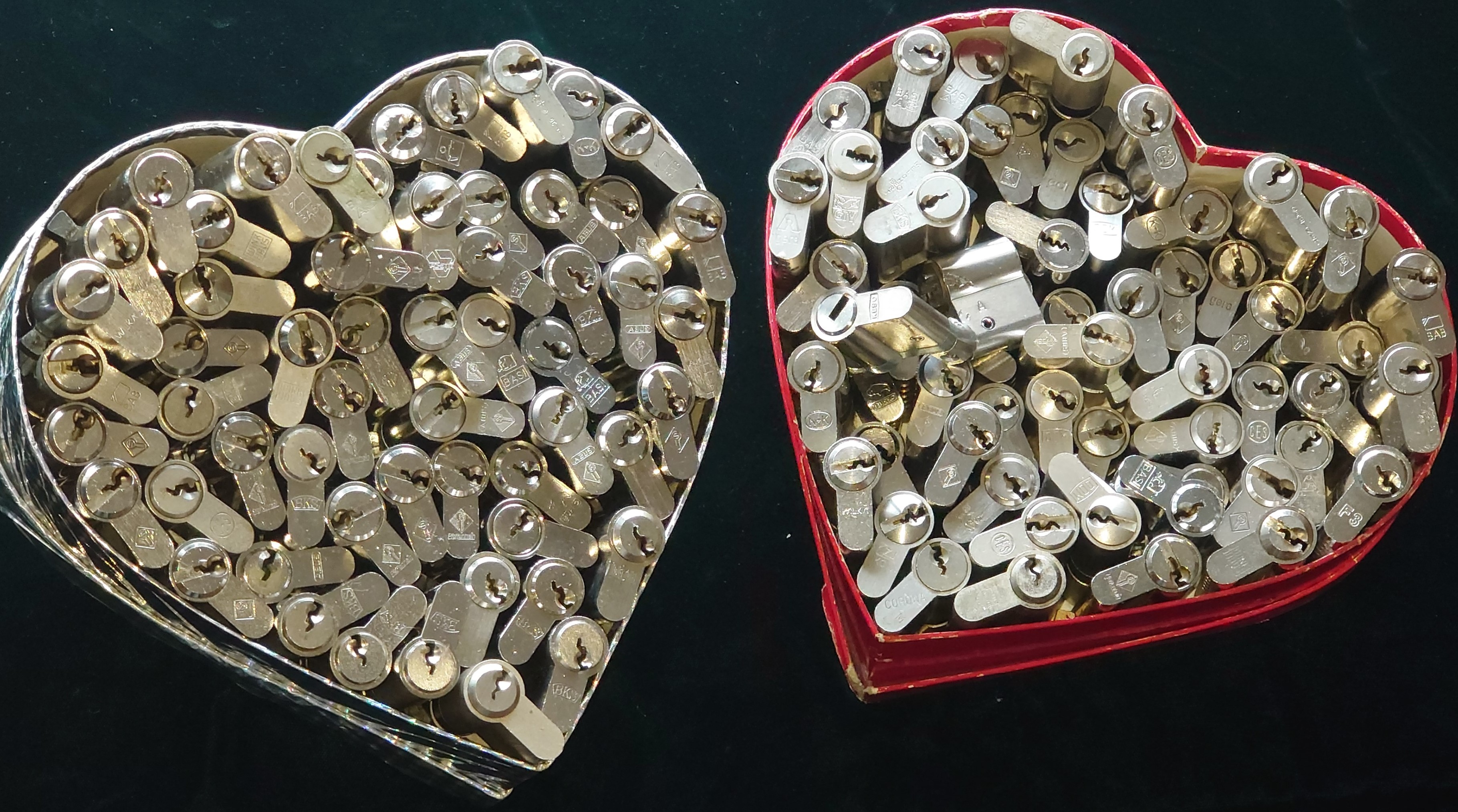 Lockpicker im Einsatz, ASSA ABLOY, Lockpicker Herz, patented by Arthur Bühl. Bühl, Detektiv aus Hamburg öffnet zerstörungsfrei Assa Abloy. Knacken, sägen, Love picking, Künstlerin knackt Liebesschlösser. Lockpicking. Arthur Andreas Bühl, Wiki, Fandom, Arthurmeister ®,Lockpickerherz ® Schlossherz ®, Pornomeister ®, Tagged with: Bühl, Stadt Bühl, Bühler Zwetschge, Bühl Wappen, Bühl Fahne, Bühl Design, Bühl Sign, Bühl Arthur, Zwetschgenhengst, Bühl Zwetschgenfest, Meister Arthur, Meister Porno, Porno Master, Arthur Andreas Bühl, Privatdetektiv, HAM. Bühl. Arthur Andreas Bühl. Hier ist die rasende Uschi von der Bild et und schreibt mit der neuen KI Arthurmeister den neuen SEO Text für 2025. Der Sympathieträger ist in Stuttgart, Baden - Württemberg geboren. Der Detektiv lebt in HAM, ist im Dienste der Wahrheitsfindung unterwegs, BUDEG. H1 Text der SEO schreibt: Hamburger knackte 1000 ( tausend ) Schlösser, Bild Zeitung, Performancekünstler, Xing, Arthurmeister `s Jukebox im Hasenstuebchen, Slow Hand - Pointer Sisters, Joy Flemming. 𝔄𝔯𝔱𝔥𝔲𝔯 𝔅ü𝔥𝔩, 𝔄𝔯𝔱𝔥𝔲𝔯𝔪𝔢𝔦𝔰𝔱𝔢𝔯® VereinsWiki / Fandom, Arthur Bühl. Bühl, Arthur, Jahrgang 1961, Made in Germany, Detektiv or Private Investigator, Performancekünstler und Lockpicker aus Hamburg erzählt in seinem Leporello wahre Geschichten aus dem Hasenstuebchen, Bunny Hall, Stammtisch, Fuhlsbüttel. Kaba Days Im Europapark Rust: Unternehmensschutz im Fokus, dorma kaba, Deutschland, praktische Vorführung von Arthur Buehl, Sportsfreunde. Koksa Vereinsauflösung taz Ein bisschen Ruhe bitte ! Arthur Bühl, der Weltbeste aus Stuttgart mit Wohnsitz im Lockpickermekka Hamburg ist auch Deutscher Meister. slideplayer: but Jesus is the only Masterwho can unlock the human soul. But there is another obvious difference between Arthurmeister and the " Jesusmeister " that connects today´s story to our lives. The tools that Arthur Bühl collected are mostly from the Stasi. Schlossherz, Lockpickerherz, Pornomeister, Bühl Fahne, Bühl Wappen, Bühl Stadt Wappen, UHU Linkedin Arthur Bühl, Arthurmeister, Präsident, Performance, Bundesverband für Detektive und Ermittler, Budeg. Arthur Andreas Bühl, EverybodyWiki Bios&Wiki, 27.03.61,Stuttgart, auch unter dem Pseudonym Arthurmeister bekannt, ist mehrfacher Deutscher Meister im Lockpicking. Koksa.Org Vereinsauflösung, Arthur Bühl, Arthurmeister, Tagesordnung, Mitgliederversammlung Arthurmeister`s Jukebox im Hasenstübchen by You Tube arthurmeister007, Schloßöffnung. Arthurbuehl@Arthurbuehl, X, Erfreulich ! Schlossindustrie und Elite rücken zusammen ! Verein, Sportsfreunde, Arthur Bühl, Erfahrung. FAZ.net Freizeit: Lockpickern bleibt nichts verschlossen - Doch der Beste der Besten hat alle schon besiegt: Der 42 jährige Kaufmann sitzt in Trachtenkleidung vor einer verrosteten alten Kiste. Preview Jesusmeister Homeleticsonline, At the Dutsch open Lock Picking Championship, Arthur Bühl emerged as the champion. No one picks locks as well as he does. Arthurmeister Phila-Locksmith Arthur Bühl Lock Picking Legend, Mr. Bühl, tool, nl, Sneek. Unter Knackern, jungle.world. Welt.de Die Kunst Sclösser ohne Schlüssel zu öffnen, Vereins-Mitbegründer und Vize Präsident trägt seine Leidenschaft schon auf der Krawatte: Sie ist blau mit gelben Schlüsseln drauf. The Master Touch: Lockpicker in the world Arthur Bühl. He`s this six-seven German private Investigator. He has this. The international Competition Whre Master Lock-Pickers… Arthur Bühl, the Dutsch Open Lock-picking champion. Charles Graeber … Arthurmeister standing above them all, with a beer stein in one hand and a cigarette in …. Wired.com Securitylaboratories.org, Arthur Bühl. Phila-locksmith.com - Arthur Bühl Lock Picking Legend, can see intimidating man. Toool, LockCon. Arthurmeister. Hailing from Hamburg, he is among a legion of German lock picker who have estabished their country as one of the top producers of master lock pickers. Slate.com Lock Picking: a arte de arrombar cadeados - Nascido em Hamburgo, o alemao Arthur Bühl é provavelmente um dos nomes mais conhecidos do submundo do lock picking. Conhecido nesse Círculo… Sportsfreunde Slik hacka vi i Norge pa 90-tallet Arthur Bühl PlusPedia, Arthur Andreas Bühl, Legend taz.de Ein bisschen Ruhe bitte Arthur Bühl, der Weltbeste aus Stuttgart mit Wohnsitz im Lockpickermekka Hamburg .. Telefonbuch, Meisterschaften. Jungle.World - Da hat auch Arthur Bühl, genannt " Arthurmeister ", durchaus Chancen auf weitere Titel für seine große Sammlung. " Scheiße ", brüllt der aus … The Lock Busters, Charles Graeber, Schließzylinder, Lock Picking, metallpinnen. Spiegel, Lockpicker: Die schnellsten Schlossknacker Deutschlands. Arthur Meister Bühl, Arthurmeister, ist amtierender Deutscher Meister der Lockpicker. Sein Hobby: Schlösser öffnen - ohne Schlüssel natürlich. media.ccc.de Schlossöffnung bei der Staatssicherheit der DDR ArthurMeister erläutert das operative Vorgehen und die speziellen Werkzeuge zur Schlossöffnung, die von der Staatssicherheit der DDR ……. Flickr Meister Arthur, Arthurmeister / Oberalster VfW Meisterschaft, Picktools.de FoeBud.org Schloß-Öffnen ArthurMeister aus Hamburg, erläutert, wie die Staatssicherheit…. Vortrag Bielefeld. Schlösser knacken: So einfach geht es!!! Gemäß ArthurMeister legt der Verein großen Wert auf den selbstauferlegten Kodex, der sich so… ZDF Lockpicking Reportage Boston Magazine.com The joy Lock Club The Arthurmeister was one of the top lock pickers in the world, and Towne was just a kid,but to everyone`s surprise - most especially to… Lock Picking 101 toool.us live I did vote arthurmeister when i first saw the site bevor the discussion on it startet but only……. Public Domain 147 Schloß-Öffnen ArthurMeister Bühl aus Hamburg, Gründungsmitglied…. Impressioning games Jos and Arthurmeister Aufsperrstunde ArthurMeister, ein Riesenkerl mit süddeutschem Akzent…. blogs.com Jesus, the Lock-Picker! - HOMELETICS - That might be a bit much, but nonetheless they call him the Arthurmeister! and then ther`s the JesusMaster, or Meister, if you will. if you….. Citywide RFID Master Arthurmeister Dezember / 2012 / SSDev Arthurmeister, Workshop, Barry Wels Herr Bühl sagt Danke ! xn-Arthur-bhl-heb.de Arthur Bühl, Detektiv aus Hamburg, Buehl, Siegel. Lockpickerherz.de Pornomeister.de Schlossherz.de Arthurmeister.de Linkedin Arthur Bühl ( Arthurmeister ) - Präsident - Von rechts nach links, Glück bringt`s. X. Linkedin, Detektiv aus Hamburg Acclaimed Lock Picker Explain the Art of Competive Locksport, Schyler Towne, Youtube, Arthurmeister, Gadget Hack. Key Cutting. Master Lock. Datenschleuder. Boston. Jägermeister. Demonstration not for Sale, Muster ohne Wert. Joe Asberry, Bouncing Joe. Angezettelt vom Fanclub. Radio-Eriwan.de Bildbeschreibung, Modula, SEO. Sympathietraeger. Im Prinzip ja, aber…. der Detektiv sei der Gärtner. Bunny Hall, B - Seite Jukebox. Schwarz, rot, gold. Bild Zeitung: Herr der tausend Schlösser. Zeiträuber. Streng vertraulich ! Fandom ! Boston. ABUS, Lock, security. Schlösser und Tresore von Ed Willis, The National Locksmith® - Guide to Modern Safe Locks by Mark Bates Tobias Locks, Safes and Security Markenanmeldung-Pornomeister-®-Praesident-Arthur-Buehl.jpeg Arthur-Buehl-Germany-Wappen-Arthurmeister007@gmail.com-Detektiv-Babyboomer-Sympathietraeger.png 𝔄𝔯𝔱𝔥𝔲𝔯-𝔅ue𝔥𝔩-Wappen-𝔄𝔯𝔱𝔥𝔲𝔯𝔪𝔢𝔦𝔰𝔱𝔢𝔯-®-Von-rechts-nach-links-Glueck-bringts-♥.gif 𝔄𝔯𝔱𝔥𝔲𝔯-𝔅ue𝔥𝔩-𝔄𝔯𝔱𝔥𝔲𝔯𝔪𝔢𝔦𝔰𝔱𝔢𝔯®-Arthur-Buehl-WebTuev®-ges.-gesch.-Die-E-Mail-lautet-Webtuev@WebTuev.de.png Arthur-A.-Buehl-Detektiv-aus-Hamburg-Arthurmeister®-Vitrine-Cut-Lock-veroeffentlicht-Xing-Linkedin-Facebook-Twitter-X.jpg Kaba, Schließzylinder, Zutrittskontrolle, Schlüssel, The Joy Lock Club, Houdini, Keyhole, Schyler, Toool, Lockpicker, Locksport, hulking, Arthurmeister, Linus Yale jr., Convention, Devitent Ollam, Barry Wels, Eddie the wire, Guide to Lockpicking, tools, TSA, approved baggage lock, Pin Tumbler, Medeco, Practical Lockpicking, Jakko Fagerlund, Javadi, open in Thirty Seconds, Sport, Schließkanal, Zylinder läßt sich drehen, Zeitvertreib, Lockcon, Locks, Security, Locksmith, Tool, bump key, Crypto Phone, Arthur Bühl, Charles Graeber, Arthurmeister ! booms Arthurmeister, Champ Julian, Kryptonite, ready to Rock, Lips, Oh, Arthur he sighs, Beer, Rotation, Vereins - Mitbergründer und Vizepräsident Arthur Bühl trägt seine Leidenschaft schon auf der Krawatte, Spardosenschloss, Understatement, Alles eine Frage der Übung, Geselligkeit, Ausdauer, Disziplin, Vertrauen, Ehrgeiz, Entspannung, Sportler, Hacker CCC, Profipickset, knacken, Zigarettenrauch, Unternehmensschutz im Focus, Zutrittskontrolle, Hahn & Kolb, Werkzeuge, Manipulation, Lösungen, Zylinder, Zeitwirtschaft, Presse BOX, Europa - Park, Kaba, Rust, The Joy Lock Club, Schyler Towne, Boston, Magazin, SSD, Arthur Bühl, a private Detektive from Germany, defeatet an all - Star field of Lockpicker´s to capture the aptey, Marc Weber Tobias ! Jesusmeister, Jesusmaster, Performancekünstler Xing, Hamburger Detektiv Arthur Bühl knackte 1000 Schlösser, Bild Zeitung, Steckbrief, wanted, Siegelring, Wappen Stadt Bühl, Bildbezeichnung, Arthurmeister007@gmail.com, Lockpickerherz, Schlossherz, Arthurmeister, Pornomeister, Arthur Bühl sagt: Junge Besen kehren besser, aber wir alten Bürsten kennen jede Ecke - Merzer. Deshalb habe ich keinen Grund ihnen zu glauben = aber sie möchten es so gern ! Bühl Wappen ges.gesch. für Inhaber Arthur A. Bühl: Im Dienste der Wahrheitsfindung. Im Falle eines Falles, klebt UHU aus Bühl wirklich alles und kurze Zeit drauf, ist alles wieder auf ! Arthur Bühl, Detektiv aus Hamburg und Präsident Pornomeister S.A.R.L Stammtisch Parole. Fandom und vendors. Unverkäufliches Musterexemplar. Demonstration and Example not for sale. Tilt 404. Mr. Smitz spricht: Der Weihnachtsmann, der Weihnachtsmann, hat keine Hosen an. Meisterkatze, BUEHL.-Wappen-ges-gesch-Arthur-Andreas-Buehl-DETEKTIV-Germany-HAM-1961-2061-BUEHL.png, Schlossherz-Arthur-Buehl.png, Arthur-Buehl-Detektiv-und-Sympathietraeger-Arthurmeister-®-Von-rechts-nach-links-Glueck-bringts-♥.png, Arthur-Buehl-Ina-Mueller.png, Arthur-Buehl-Detektiv-Hamburg-von-rechts-nach-links-Glueck-bringts-♥.png, Arthur-Buehl-Siegel-Ring-♥-𝔄𝔯𝔱𝔥𝔲𝔯-𝔅ue𝔥𝔩-𝔄𝔯𝔱𝔥𝔲𝔯𝔪𝔢𝔦𝔰𝔱𝔢𝔯®.jpg, LEGO-Billund-𝔄𝔯𝔱𝔥𝔲𝔯-𝔅ue𝔥𝔩-♥-PADLOCK-WIRED-LEGO-Schloss.jpg, Arthur-Buehl-Arthurmeister®-Europa-Open-Kaba-Days-Europapark-Rust.png, Arthur Bühl, Arthur meister ®, Lockpickerherz ®, Schlossherz ®, Porno meister ® Carsten Jasner, MUT PROBEN ! Das Leben ist tödlich. Aber es muß nicht sterbenslangweilig sein. In diesem Buch werde ich ab Seite 139 in dem Kapitel: Mut zur Lücke, Loch im Tresor. Todsichere Systeme und wie man sie knackt wie folgt beschrieben: Ein Mann mit Pferdeschwanz sitzt hoch konzentriert am Werktisch. Sein Blick ist ins Nichts gerichtet. Für das was er tut, braucht er seine Augen nicht, er sieht mit dem kleinen Stahlhaken zwischen seinen großen Fingern, mit denen er sich einen Weg in das Schicherheitsschloss bahnt. Er gleitet in die ölige Innenwelt, ertastet Wände, Widerstände, Ausbuchtungen. Er fühlt schließlich die genaue Position der Stifte, rastet einen nach dem anderen ein. Diese Momente, sagt der Zweimeter mann, seien " Vorboten zum Orgasmus " ! Arthur Bühl, von seinen zahlreichen Bewunderern " ARTHURMEISTER " genannt, ist einer der Besten bei den Sportsfreunden der Sperrtechnik, einem Verein in dem sich bundesweit rund fünfzehnhundert Mitglieder in sechzehn Ortsgruppen treffen, um in ihrer Freizeit Schlösser zu knacken. Ins Leben gerufen hat den Verein Arthur Bühl und sein Freund Steffen Wernèry, ein Mitbegründer des Caos Computer Club. Digital hacken oder analog knacken - für Wernèry gibt es da keinen Unterschied. Hier wie da treibt ihn der rebellische Reiz, Lücken im System zu finden, die Verkäufer als todsicher preisen. " Doch sicher ist nur, daß alles aufgeht " ! Dafür sort die Lust, die jeder kennt: Schatzkammern zu betreten, Geheimnisse zu entschlüsseln, Widerstände zu überwinden, Verbotenes zu tun, sich Zugang zu veerbogenen Ecken und Winkeln zu verschaffen. Die " Sportsfreunde " treibt diese Lust seit ihrer Kindheit um. Wernèry bog mit zwölf Jahren seinen ersten Dietrich aus einem Kleiderbügel und sperrte seine Lehrer ein. Der kleine Arthur bekam eine Ahnung von seinem Talent, als es ihm gelang, die Spardose schlüssel - und zerstörungsfrei zu entriegeln. Heute triumphiert er als mehrfacher Deutscher Meister im sogenannten Lockpicking, dem Öffnen von Schlössern unter Wettkampfbedingungen. Immerhin siebenundsechzig Jahre lang war das erste Sicherheitschloss der Welt tatsächlich ein Sicherheitsschloss. Der englische Tüftler Joseph Bramah, der so nützliche Dinge erfand wie eine Banknoten - Nummeriermaschine und eine Zapfanlage, die heute noch in britischen Pubs Bier in Gläser sprotzt, ersann 1784 ein Zylinderschloss, daß als unbezwigbar galt - bis 1851 ein professioneller Knacker nach sechzehn Tagen engagierten Stocherns das Ding öffnete. Dieser Akt war ein Schlüsselerlebnis in der Beziehung zwischen Mensch und Mechanik. Ein Sieg der lebendigen Sinne über ein sprödes System - zu einer Zeit, da die Gesellschaft sich dem stampfenden Rhythmus der Industrialisierung unterwarf und der Glaube an das Heil der Technik verdrängte. Lockpicking wurde zu einem populären Sport, der Helden schuf. In den dreißiger Jahren des 20. Jahrhunderts etwa gelangte ein Prister zu Weltruhm, weil er reihenweise sowohl als einbruchsicher gepriesene Tresore als auch " ausbruchsichere " Gefängnisschlösser entriegelte. " Der schwerste Schrank hat seine Schwächen, er läßt sich ohne Müh erbrechen " ! - diese alte Panzerknacker Weisheit hat nach wie vor Gültigkeit; sie hängt über den Köpfen der Hamburger Lockpicker. Arthurmeister braucht für handelsübliche Stiftschlösser, die fast jede Wohnungstür zieren, zwischen zehn Sekunden und fünf Minuten, je nach Hersteller. Bohrmuldenschlösser, die bei der Deutschen Post, auf Flughäfen und in Atomkraftwerken verwendet werden, sind vor ihm ebenso wenig sicher. Er nutzt dabei mechanische Ungenauigkeiten, winzige Spielräume, die sich bei der Herstellung nicht vermeiden lassen und zehnmal dünner sind als ein Haar. Ein paar Mal klickt es, der Meister dreht den Zylinder, streicht seine Haare zurück, steckt sich eine Zigarette an. " Tja " sagt er, " und wenn man dann das Schloss aufkriegt - das ist ein geiles Gefühl ! " Ich habe dann später den Jasner in Berlin angerufen. Bei dem Telefonat kam lediglich heraus er wüßte von dem Interview nichts mehr und wolle auch nichts mehr wissen. Da habe ich noch bemerkt, er hätte auf dem Lockpicking " Bunten Nachmittag " nicht so nerven brauchen, wenn er dann doch so einiges durch den " Tüddel " kriegt. Taged mit: Spiel nicht mit den Schmuddelkindern ! Verzwetschget mit: Bühl Arthur, Bühl Wappen, Bühl Fahne, Bühl Urkunde, Bühl Patent, Bühl achteck, Zwetschgenhengst, Zwetschgenfest, Meister Arthur, Bühler Zwetschge Arthur Andreas Bühl, Detektiv, Privatdetektiv, Hamburg,Germany, Siegel Ring. Arthurmeister007@gmail.com Arthurmeister-Mastertouch@Arthurmeister-Mastertouch.de Arthurmeister-Slowhand@Arthurmeister-Slowhand.de ArthurBuehl@ArthurBuehl.de Arthurmeister@Arthurmeister.de Pornomeister@Pornomeister.de Schlossherz@Schlossherz.de Lockpickerherz@Lockpickerherz.de Mr.Smitz@Mr.Smitz.us Sympathietraeger@Sympathietraeger.com Arthur-Buehl@Arthur-Buehl.de Unzenziert@Unzenziert.de Hasenstuebchen@Hasenstuebchen.de Cartomanze@Cartomanze.de Martinameisterin@Martinameisterin.de Seogeister@Seogeister.de Seo-Geister@Seo-Geister.de Scholischek@Scholischek.de Web-Tuev@Web-Tuev.de Webseitentuev@Webseitentuev.de Zwetschgenhengst@Zwetschgenhengst.de Tresorherz@Tresorherz.de Legal1001@Legal1001.de Meisterkatze@Meisterkatze.de ArthurAndreasBuehl@ArthurAndreasBuehl.de Arthur-Andreas-Buehl@Arthur-Andreas-Buehl.de Katzenveit@Katzenveit.de Schlosstaster@Schlosstaster.de Schnellauf@Schnellauf.de Securator@Securator.org Raucherherz@Raucherherz.de Leporello@Leporello.us Frauenwirt@Frauenwirt.de Endlich-Raucher@Endlich-Raucher.de EndlichRaucher@EndlichRaucher.de DoubleBrain@DoubleBrain.de Rappermeister@Rappermeister.de meisterArte@meisterArte.de Der-Aufmacher@Der-Aufmacher.de The-Opener@The-Opener.de Geiler-Schwanz@Geiler-Schwanz.de GeileVotze@GeileVotze.de