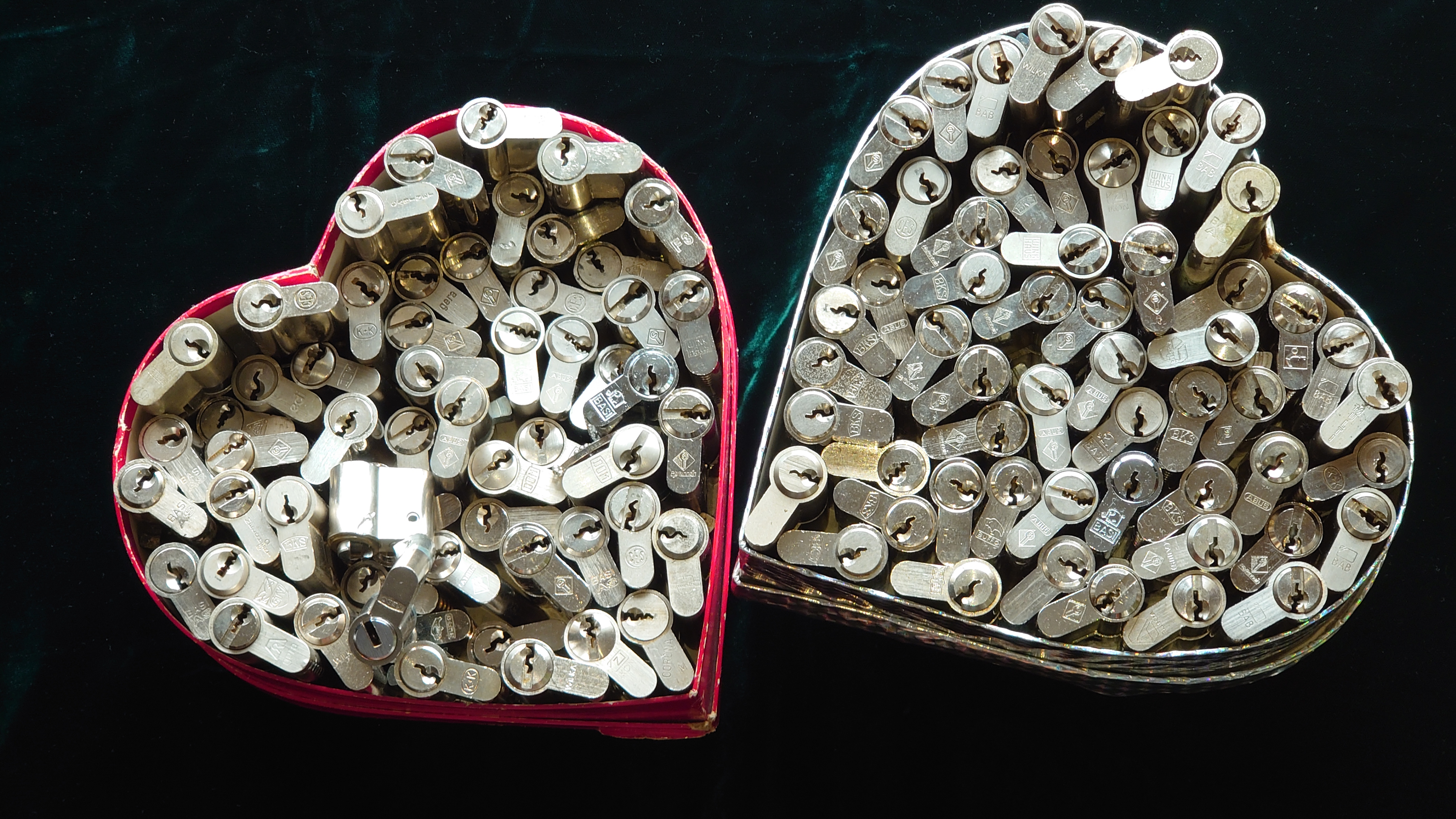 Arthur Bühl, Arthurmeister® präsentiert sein neues Seo Karussell: Zodiac, Tierkreis, Sternzeichen, Zodiak, Mordserie. Arthur Bühl, Made in Germany, born 27.03.61 in Stuttgart, Baden Württemberg, sammelt Liebesschlösser, Herz Liebesschloss rot, Schloss in Herzform welches an Brücken zu hängen kommt, Liebesschloss ABUS, Swarowski, Schlüssel, Gravur, Liebe, Herzschlösser, Trickschloss, Vorhängeschloss, AMAZON, Picksbay, E - BAY, Liebesschlösser auf Instagram. Arthur Bühl, Arthurmeister® zeigt seinen Freunden im Hasenstübchen die Internetseiten Lockpicker Herz.de, Pornomeister®. Der Stammtisch befindet: Das ist Spitze ! Arthur Bühl wurde schon als Jesusmeister bzw. Jesusmaster betitelt. Fandom Wiki Arthur A. Bühl, Detektiv aus Hamburg, Profilbild, Lockpicking, Danke Dr. Ulrich Morgenrot, Velbert, Schlüsselregion, Schlüsselfest in Velbert, Forum Niederberg, Schlossmuseum, Schlüsselfest, Schlossherz, Hans Schell Collection, Martina Pall, Graz, Austria, Park Hotel, Brauhaus, BKS, Heiligenhaus, Wilka Schließtechnik, Silca, IHK, KFV, Errebi, Beschlag, Hersteller, ABUS, Arthur Bühl, Arthurmeister ®, Schlosssammler, Bühl Wappen, Bühl Flagge, Bühl Urkunde Patent, BKS, Arthur Meister, Porno Meister, Wernèry, Profilzylinder, Juke Box Arthurmeister You Tube, Buehl Logo, Cutaway Cilinder, Pfaffenhain, Demonstration Lockpicking, Schliesszylinder, Holland, Toool, Rohlinge zur Impression, zerstörungsfrei ohne Schlüssel, Schlüsseldienst, Soultrain, Philysound, TSOP, Es fährt ein Zug nach nirgendwo ! Arthur Bühl.de, Sicherheit, Performance Künstler. TILT, Flipper, einarmiger Bandit, Bally Wulff, Rotamint, Mad Monkey - Slot Machine, Spielautomat Merkur, Casino, Monte Carlo, Jackpot, Merkur Sonne, Jubilee, ROL-A-TOP, Old slot machine, Love Meter, Jet play, Looping the Loop Fürst, Münzschleuder, Astoria, Orakel Automat, Multi, Super Multi, Booster, Toool Lockpicking, Australia, E - Bay, Mein E - Bay, Uliton, Profilzylinder, ABUS, Bremicker und Söhne, Vorhängeschloss, Vorhängeschlösser, Vorhangschloss, Einbausicherung Korf, Raucher, Jesusmaster, Hasenstübchen, bunter Nachmittag, SEO Geister, Web Tüv, Jägermeister, Bild et Uschi, Doublebrain, Präsident, KI Tüv, Stasi, DDR, Himmelsschlüssel, Urkunde, Katalog Stasi, Signatur Bühl, Token, Amerikaner, fälschungssicher, Sicherheitstechnik, DOM, Muster, Kneipe, Eckkneipe, Gastwirtschaft, Wirtschaft, Portacenere, Musterspuren, Tresor, Jord Knaap, Tresoröffnung zerstörungsfrei, KJS, Schlossherz, Lockpickerherz, Pornomeister, Lockpicking Herz, Notöffnung beim Bunten Nachmittag, Arthur Bühl und die Jukebox im Hasenstübchen, einarmiger Bandit, Merkur, Sonne, Nachtjäger, 08 15, Der Goldene Schuss, Ali Baba und die Wunderschlösser, Wunderino, Padlock Collector, Rotalok, Protector junior, Bühl, Art, Kunst, Künstler, Kataloge, BÜHL, Kunstwerke Deutschland, Kunstprojekt Artothek, Arte, Meisterarte, Artworks, Conny Veit, Zwetschgenstadt Bühl, Tipico Games, Casino, online, Spielothek, Slotmagie, Susi Live, Gutscheincode, Erwin, Freispiele, Novolino, FSK ab 18, Gewinnerlos, 0800 ruf nicht an, Spielautomatenwelt, Rock Ola, Wurlitzer, Seeburg, Bluray, Stingray, Hohenzollernbrücke, Gravur, Herz Schloss.