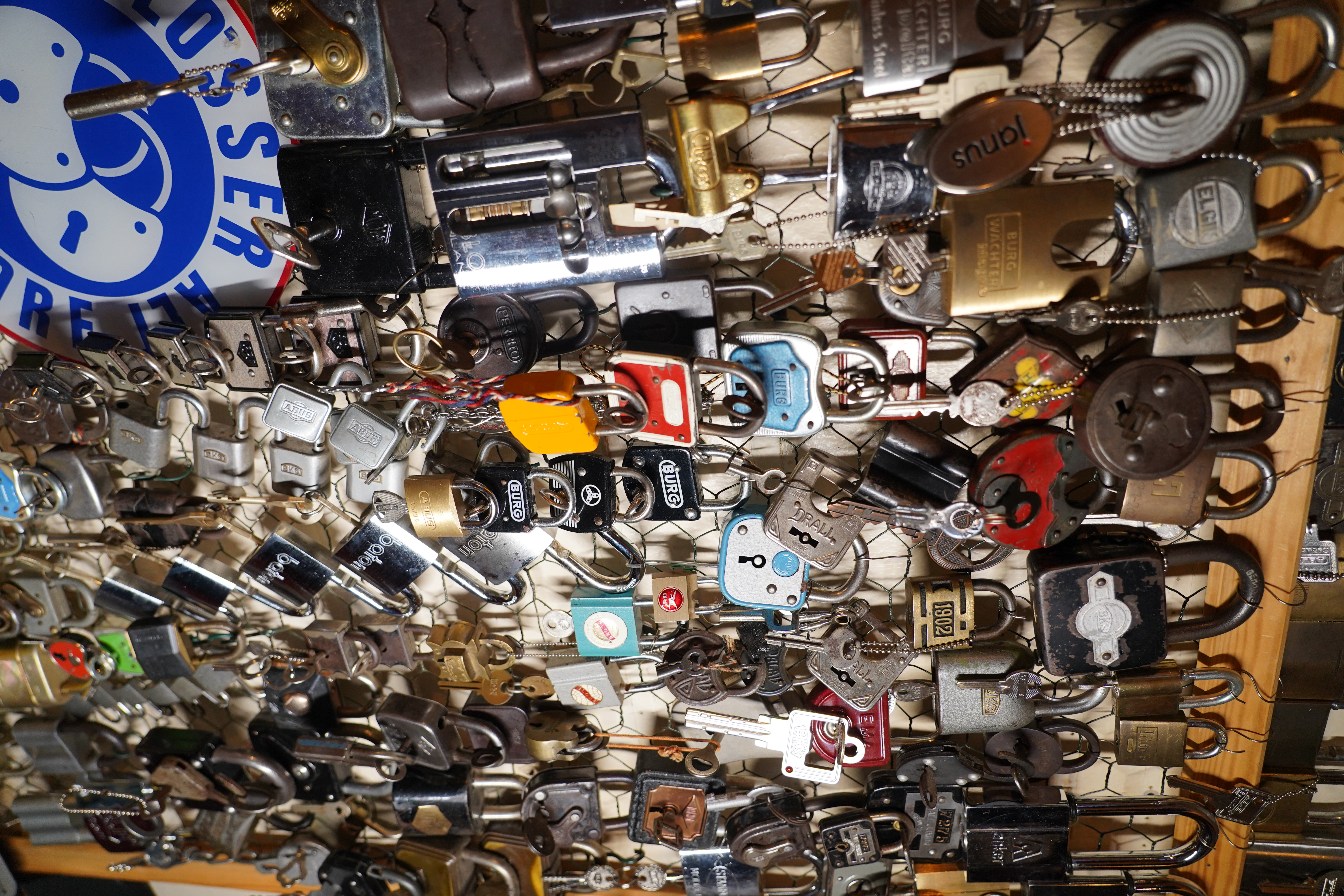 Mr. Smitz Hilfe für Leporello.us 𝔄𝔯𝔱𝔥𝔲𝔯 𝔅ü𝔥𝔩, 𝔄𝔯𝔱𝔥𝔲𝔯𝔪𝔢𝔦𝔰𝔱𝔢𝔯® HELLO Mr. Smitz, yes i am fine and the Stammtisch and the Counter is also fine too ! Der Nachläufer schreit vom Tresen: wieder der Ami oder watt ? WHAT Mr. Smitz you are not in good condition`s. Oh, Mr. Smith i`am sorry about this. What, your Leporello.us System is not running ? Yes, yes, OH, yes, Good, yes, yes the Spaghetticodler. Yes, i know. Computer, yes i know. Our Spaghetticodler, der amiga pc sit on the Counter and drink Helbing. Arthurmeister`Jukebox by You Tube im Hasenstübchen plays: Let`get it on, do you know Marvin Gay ? Oh, Arkadasch drinking today no Helbing ? No, he drinks GabiKo. Arthurmeister ? what ist GabiKo, i never hear from this. This is ganz billiger Korn, you Know. Like you Whisky ! No, Zwetschgenwater is more, more, better ! Heike IV cries from the counter: Alimente, not Alimentari, Giovanni. You know. The Scholischek is dancing. Yes, Yes, Mr. Smitz. Why Scholischek and Arkadasch dancing ? They hear from the old Rock-Ola Cem Karaca & die Kanaken. Mein " Deutscher Freund ", you know Mr. Smitz. Yes i will give them some Helbing. No, no, Mr. Smitz, for your Problem with the Spaghetti Codler you take my E - Mail Binärbomber@Binärbomber.de. The Jukebox play now Joy Flemming. Half-Breed. No, no Mr. Smitz, you are dumm. The Seo for this week is: Arthur Bühl, Made in Germany, born 1961, Detektiv aus Leidenschaft, die Leiden schaft. You get it ? Know i mußt helping on the Stammtisch for Lockpicking, a fucking ABUS Padlock. Tschüssing ! I say Ende for Telefon speaking und touch nothing that you can not pay ! Verzwetschget mit: ♥ Vokuhila, Friseur ♥ Schwäbischer Hengst, Zwetschgen Heini, Bühl er, Zwetschge, Google Earth, Mittelpunkt der Welt, Martinameisterin, Cartomanze, Scholischek, " HIGH NOON ! ". ♥ Parole Emil ! Verschlagwortet mit: Arthur Bühl, Arthurmeister®. Die SEO - Geister.de rufen: Buhl er Zwetschge, International Lockpicking, Google Earth, Earth Song, Schwäbischer Hengst und Sympathietraeger ! Verzwetschget mit: Arthur A. Bühl, Lockpicking, Deutscher Meister, Made in Germany, born 1961, in Stuttgart, Baden - Württemberg, is picking ABUS - Padlock, am Stammtisch ♥. Arthur Buehl, Arthurmeister raucht Roth - Händle Cigaretten aus der Stadt Lahr - Bühl, Schwarzwald, Black Forest. Die Damen trinken Rotkäppchen. Stößchen ! Mr. Smitz from Beverly Hills is calling. Arthurmeister speek to Mr. Smitz from the Playboy: Sorte Schwäbischer - Hengst.de is großfruchtig und süss ♥. No, only woman has Pflaumen. Yes, I will send greetings to your friend Friede Springer from the BILD et News, Hamburg. SEO für heute: Hasenstübchen, S - Bahn, Ohlsdorf, Am Hasenberge, Stanta Fu, Friedhof ! Vokuhila ♥ Zwetschgen - Heini, Parole Emil ! Mr. Smitz und Jukebox, Grafik Banner erstes Sign, ist dann bei allen anderen auch so. Änderungen können gemacht werden. ♥ 𝔄𝔯𝔱𝔥𝔲𝔯 𝔅ü𝔥𝔩, 𝔄𝔯𝔱𝔥𝔲𝔯𝔪𝔢𝔦𝔰𝔱𝔢𝔯® Arthur Andreas Bühl, Made in Germany, born 1961, ist mehrfacher Deutscher Meister im Lockpicking. In dem Magazin WIRED wird er als " Master of the Universe " betitelt. Im Hasenstübchen stellt er seinen Leporello " Der Aufmacher ", vor und telefoniert mit Mr. Smitz, Beverly Hills from the News Paper PLAYBOY, USA. No, Mr. Smitz, the E - Mail is not Parole Emil, the E - Mail is called: PAROLE E-Mail.com. Mr. Smitz is laughing ! Take the romantic move. Yes, Mr. Smitz, with every beat of your heart. You know Engelbert ? Mr. Humperdinck ! This is the favorite song from Friede Springer from the BILD et, You know ? Arthurmeister`s Jukebox, YouTube, spielt Pointer Sisters: Slow Hand. Der Noagerlzutzler, der Scholischek und Raucher am Stammtisch können keine Padlocks öffnen. Deshalb müssen diese Spitzbuben an den Tresen. Die Glocke wird geläutet. Arthurmeister brüllt " OFFEN " ! Die Jukebox spielt jetzt Ina Müller - Dörp Reggae. Arthurmeister und Joe Asberry, der alte Basketballer von der NBA, stoßen miteinander an. Stößchen ! Stößchen schreit Martinameisterin. Santa Maria ! Tante Martina ! Mittlerweile spielt in der Jukebox Engelbert: A man without love. Die Stimmung steigt. Die KI in der Jukebox, der Rock - Ola, spielt nacheinander: Joy Flemming, Ata Canani, Deutsche Freunde, natürlich auch Cem Karaca und die Kanaken, Mein deutscher Freund, Alle Menschen dieser Erde. Nina Hagen spielt African Reggae, UB 40 - spielt Kingston Town. Jan Delay ist mit Irgendwie, Irgendwo, Irgendwann, Live und die BeeGees mit How deep is your love, dabei. Eddy Holman, Hey there lonely girl, bei Pink Floyd und bei den The Doors, Riders on the Storm tanzen die Gäste. Heike I drückt Harold Melvin & the Blue Notes This love I lost. T.S.O.P. The Sound Of Philadelphia und Hildegard Knef mit - Der alte Wolf, bringen die Menge zum kochen. Pelle dröhnt: Marmor Stein und Eisen bricht. Die Affen rasen durch den Wald. Die Five Tops: Warte auf das Glück, Kenny Rogers - You decorated my life, Reinhard Fendrich - Strada del sole, Sammy Davis jr. mit Mr. Bojangles live in Germany und Teddy Pendergrass - Turn off the lights sowie Julio Iglesias mit Diana Ross - All of you, bringt die Meute weiter zum toben. Die Polizei drückt Empire of the Sun - We are the people. Helen Ready singt Angie Baby. Bei Element of Crime steigert sich die Ekstase vom Mittelpunkt der Welt über die Straßenbahn des Todes zu Am Ende denk ich immer nur an Dich. Die Love Story - Andy Williams, ABBA mit Hasta Manana, runden die Sache ab. Hannenberger schmeißt bei Roger Whittaker - Abschied ist ein scharfes Schwert, alle RAUS ! Morgen ist 11 Uhr High NOON ! Dänen lügen nicht. ♥ Verschlagwortet mit: Arthur Bühl, Arthurmeister® Arthur ♥ Schwäbischer Hengst, Buhl, Zwetschgen Heini, Artur, Buehl er, Zwetschge, Made in Germany, Born 1961, Sympathieträger, Google Earth, Mittelpunkt der Welt, Pflaumen, Arkadasch, Datschi, ♥ Martinameisterin, Cartomanze, Scholischek, " HIGH NOON ! ", ♥ ♥ Vokuhila ♥ Parole Emil ! Zwetschge Mr. Smitz III ♥ 𝔄𝔯𝔱𝔥𝔲𝔯 𝔅ü𝔥𝔩, 𝔄𝔯𝔱𝔥𝔲𝔯𝔪𝔢𝔦𝔰𝔱𝔢𝔯® Mr. Smitz from Beverly Hills, USA, from the Playboy ring`s Arthur Bühl, Arthurmeister. Arthur is in the Hasenstübchen. Arthurmeister`s Jukebox play`s: You decoratet my Life. Mr. Smitz, I am not a Zwetschgenheini. You are a Maneater, an old Pflaumenfresser and a Pflaumenkernbeisser ! No, I am auch not Mr. Pflaumen Bühl ! Drink your Whisky slowly. In Germany is 11 a.m. " High Noon " and not Bunter Nachmittag. Yes, I am the Platzhirsch in our Rabbit, Bunny House. The Rock - Ola play`s: I can´t tell you why. Pinofrank trinkt Vino. Scholischek ruft: Sag dem alten Ami die Zeit von Andretti ist abgelaufen. Und eine von Scott Speed gibt es nicht. F1 Rudi ruft: Hockenheim is better than Indianapolis ! Radio-Eriwan.de von Mr. Arthur-Buehl@Radio-Eriwan.de, ges.gesch. dröhnt " Im Prinzip ja ", die Bühl er Zwetschgen sind sehr gut und süss. Arkadasch sagt die Erikli pasta von der Oma seiner Grandma ist perfekt. Giovanni palare prugna torta from the Grand Nonna is molto molto bene. No, No, Mr. Smitz, listen: The Mamsell from the Patsch Barracks buy the Zwetschgen from the Oma by the Vaihinger Wochenmarkt. She do the Zwetschgen without your plum Rock on one hundred pices of five Meter long Cake tray. All the GI`s from the Patsch and the Kelly eat this and say: Das schmeckt gut ! Der Scholischek ruft: Bühl, du alter Zwetschgenlutscher, ich fress nur Apfelkuchen. Mr. Smitz, you know Apple Cake ? My Geheimtipp for the Datschi is the Heslacher Waldheim. And i`ll give you another Tipp where i am going: to the " Schellenhof " , you know. This Stübchen work`s " Im Dienste der Gastlichkeit ". Yes, Yes, first Schnitzel und than Obacht; care: Zwetschgenpastete ! You know ! No Mr. Smitz, i am " Im Dienste der Wahrheitsfindung " unterwegs and i drink Kaffee. Mr. Smitz, you are besoffen. Yes, the UHU is also from the Stadt Bühl, Hermannstreet. No, No, you can`t with UHU stick a Pflaume. Du Depp. Uhu is für cheeky Amerikaner`s ! And don`t forget: The Zwetschgen Rock is: Pointer Sisters " Slow Hand ". No Mr. Smitz, this Whisky is not Pflaumenschnaps - this is Zwetschgenwater ! you know ! No, No, not like Helbing. Yes i know Amazon. No, they have no fresch Zwetschen for make Whisky. NO, No, bei Bühl is ab 21 Pflicht duty, You know ! Arthurmeister s Jukebox by You Tube play: The End of the World ! No, Giovanni, this Song ist not from Michael Jackson. It is from Skeeter Davis. Mr. Smitz, now is genug with the Gelaber. Yes I send you via Air Force from the Patsch Zwetschgen. They are called like a Spitz Name, you know Nickname of me: Schwäbischer Hengst ! No, only Woman has Pflaumen. The Rock - Ola play: Julio und Diana. " All of you !" So Mr. Smitz, now is Fofftein. Yes i make greetings for Friede Springer from the BILD et. Yes, Yes ! Arthurmeister`s Jukebox plays Pendergrass: Turn Off the Lights ! Asberry say: Tschüssing ! Vinofrank trinkt jetzt Helbing ! Die Glocke läutet ! Parole Emil, Sorte Schwäbischer Hengst !! Arthur-Buehl@Radio-Erwian.de, www.Radio-Eriwan.de is performed by the Performancekünstler Arthurmeister@Arthurmeister.de for the www.leporello.us, Mr.Smitz@Leporello.us Mr. Smitz NEU My Friend Harvey Mr. Smitz calls Arthurmeister in the Hasenstübchen, the Rabbit Hall und Bunny House. Yes Mr. Smitz, yes, yes really ? your Friend Harvey the Bunny want`s to komm in the Hasenstübchen ?! Ey Arkadasch, Noagerlzutzler, ey Heike II und Nachläufer, ey Strigoy du alter Aufsitzer, Mr. Smitz ist asking, if he can bring his Bunny Harvey with him into the Hasenstübchen ? All the Trinker call laut: Friend Harvey ? really, it is no Problem. Our Bunny House ist eh schon ein Irrenhaus, you know a Madhouse. We can pick your Friend Harvey. Yes, Yes ! Der Objektleiter Hannenberger läßt für Mr. Smitz die Glocke läuten ! In Arthurmeister s Jukebox by You Tube spielt Pointer Sisters: " SLOW HAND ". Mr. Smitz, it is time for your Medication now. The Rock Ola play Umberto Tozzi, yo Caminare. Yes, yes, Mr. Smitz, yes I know, yes, yes ! Oh, so amusing. Greetings to the Bunny in Beverly Hills from your Playboy, Yes, Yes, Mr. Smitz: Mrs. Friede Springer from the New`s Paper BILD et is happy. Maybe she will come with her Harvey to the Rabbit Hall, you know ! Hannenberger läutet die Glocke: Helbing und Rotkäppchen. Yes, yes Mr. Smitz, Driver Dieter takes you and your Bunny Harvey from Fuhlsbüttel. Tschüssing, i`ll greating the Detektiv`s. Yes Mr. Smitz, yes, the SEO for today is: Schwäbischer Hengst, Käppchen, you know Black Forrest and the Patsch Barracks, Stammtisch, American Lock, offen, Öffnung ohne Schlüssel. 𝐕𝐞𝐫𝐬𝐜𝐡𝐥𝐚𝐠𝐰𝐨𝐫𝐭𝐞𝐭 𝐦𝐢𝐭: 𝐀𝐫𝐭𝐡𝐮𝐫 𝐁ü𝐡𝐥, 𝐭𝐡𝐞 𝐃𝐮𝐭𝐬𝐜𝐡 𝐨𝐩𝐞𝐧 𝐋𝐨𝐜𝐤𝐩𝐢𝐜𝐤𝐢𝐧𝐠 𝐂𝐡𝐚𝐦𝐩𝐢𝐨𝐧 ! 𝐅𝐫𝐨𝐦 𝐖𝐈𝐑𝐄𝐃. Ö𝐅𝐅𝐍𝐔𝐍𝐆 𝐎𝐇𝐍𝐄 𝐒𝐂𝐇𝐋Ü𝐒𝐒𝐄𝐋, verifiziertes 𝐋𝐢𝐧𝐤𝐞𝐝𝐢𝐧 Profil Arthur Bühl, 𝐓𝐰𝐢𝐭𝐭𝐞𝐫 𝐗. 𝐋𝐞𝐠𝐨 𝐁𝐢𝐥𝐥𝐮𝐧𝐝 𝐋𝐞𝐠𝐨𝐥𝐚𝐧𝐝