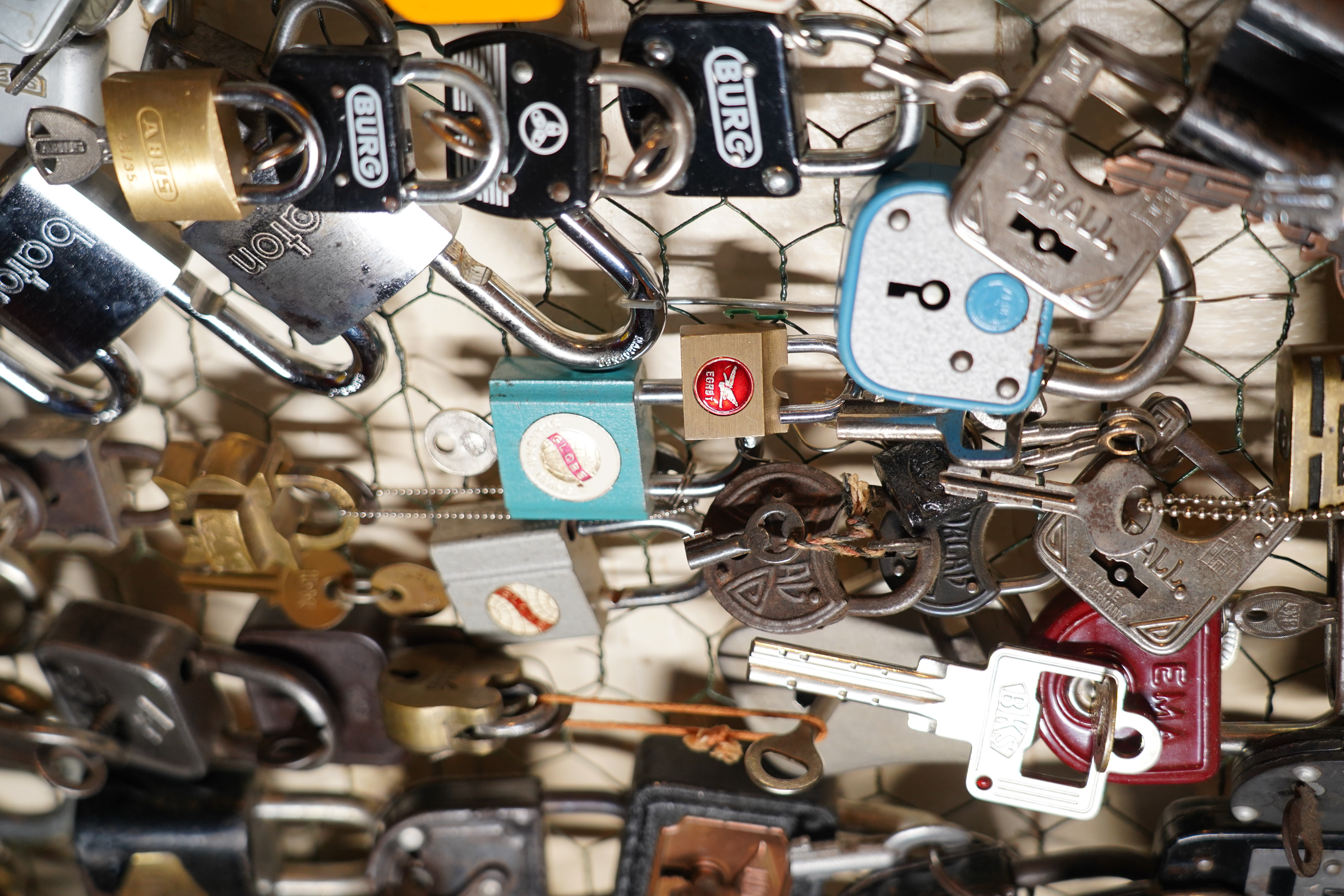 Arthur Bühl, Detektiv aus Hamburg ist Mitglied in den Berufsverbänden BDD und der World Association of Detectives The World Association of Detectives (W.A.D.) was founded in 1925. It is the International Association for Investigators and Security Service Organizations. The World Association of Detectives was formed as a joint venture by the combined membership of the World Association of Detectives and the International Secret Service Association. It is the oldest international association in its field.[2] In 1972, it had 400 members in 34 countries,[3] growing to over 700 in about 60 countries in 1997.[4] In 2020, it had nearly 1,000 members in over 80 countries References 1. "Who We Are". www.wad.net. Retrieved 2026-02-03. 2. "Business investigator probes direct foreign link". China Daily. 31 May 2007. Retrieved 2008-10-24. 3. Gheysens, Roger (1973). Les espions. Elsevier Séquoia. p. 216. ISBN 978-2-8003-0004-7. Retrieved 2008-10-24. 4. " Detective Harold Lipset Dies". The Washington Post. 13 December 1997. Archived from the original on May 25, 2011. Retrieved 2008-10-24. External links • Official website Internationale Kommission der Detektiv-Verbände Die Internationale Kommission der Detektiv-Verbände (IKD) (englisch IKD – International Federation of Associations of Private Detectives) wurde 1964 durch die Detektivverbände Österreichischer Detektiv-Verband (ÖDV), den Fachverband Schweizerischer Privat-Detektive (FSPD) und den Bundesverband Deutscher Detektive e. V. (BDD) in Wien gegründet und am 10. November 1967 im Vereinsamt eingetragen. Die Vereinsdaten können über das österreichische Zentrale Vereinsregister unter der Zahl 978221660 eingesehen werden. Mitglieder IKD ist ein Dachverband, die Mitgliedschaft ist Verbänden vorbehalten. Aus Ländern, in denen kein Interessensverband registriert ist, können auch Einzelunternehmen als Mitglied aufgenommen werden. In der IKD sind 18 Landesverbände und 3 Einzelmitglieder, zum überwiegenden Teil aus der Europäischen Union/EFTA/EWR, sowie ein internationaler Verband zusammengeschlossen (Stand 12/2012). 2008 wurde die IKD als repräsentative Berufsvertretung von der EU anerkannt. Aufgaben Die Ziele der IKD waren lange von den Grundsätzen Erfahrungsaustausch und Vernetzung geprägt; durch die Veränderung politischer, gesetzlicher und gesellschaftlicher Rahmenbedingungen für die Ausübung des Berufes Detektiv wurde ein geschlossenes Auftreten als Standesvertretung angestrebt, was unter anderem durch den einheitlichen Beschluss und die Unterzeichnung eines gemeinsamen Mindeststandards für den Berufszugang und die Berufsausübung (IKD Common Minimum Standards, Saragossa, 2007) durch die Delegierten aller Mitgliedsverbände, eine gemeinsame Model Data Protection Policy oder Best Practice Guides dokumentiert ist. Organe Als ausführendes Organ steht das auf drei Jahre gewählte Executive Committee der IKD vor. Es setzt sich aus dem Secretary General, Tony Imossi (seit 2004), dem Vice Secretary General und dem Treasurer zusammen. Als weiteres ständiges Organ bildet das Grievance Committee einen europäischen und darüber hinaus internationalen Beschwerdeausschuss. Der Verband setzt ihre Aufgaben auch durch themenbezogen eingesetzte Committees um, für die jeweils ein Chairman von den Mitgliedern gewählt wird, z. B.: • das CSC (Common Standard of Competence) Committee für die Einführung eines gemeinsamen Standards in der Berufsqualifikation; • das EPIC (European Private Investigators’ Compendium) Committee für die Erfassung länderspezifischer Gegebenheiten und Möglichkeiten für die Tätigkeit von Detektiven. Weblinks https://www.i-k-d.com/