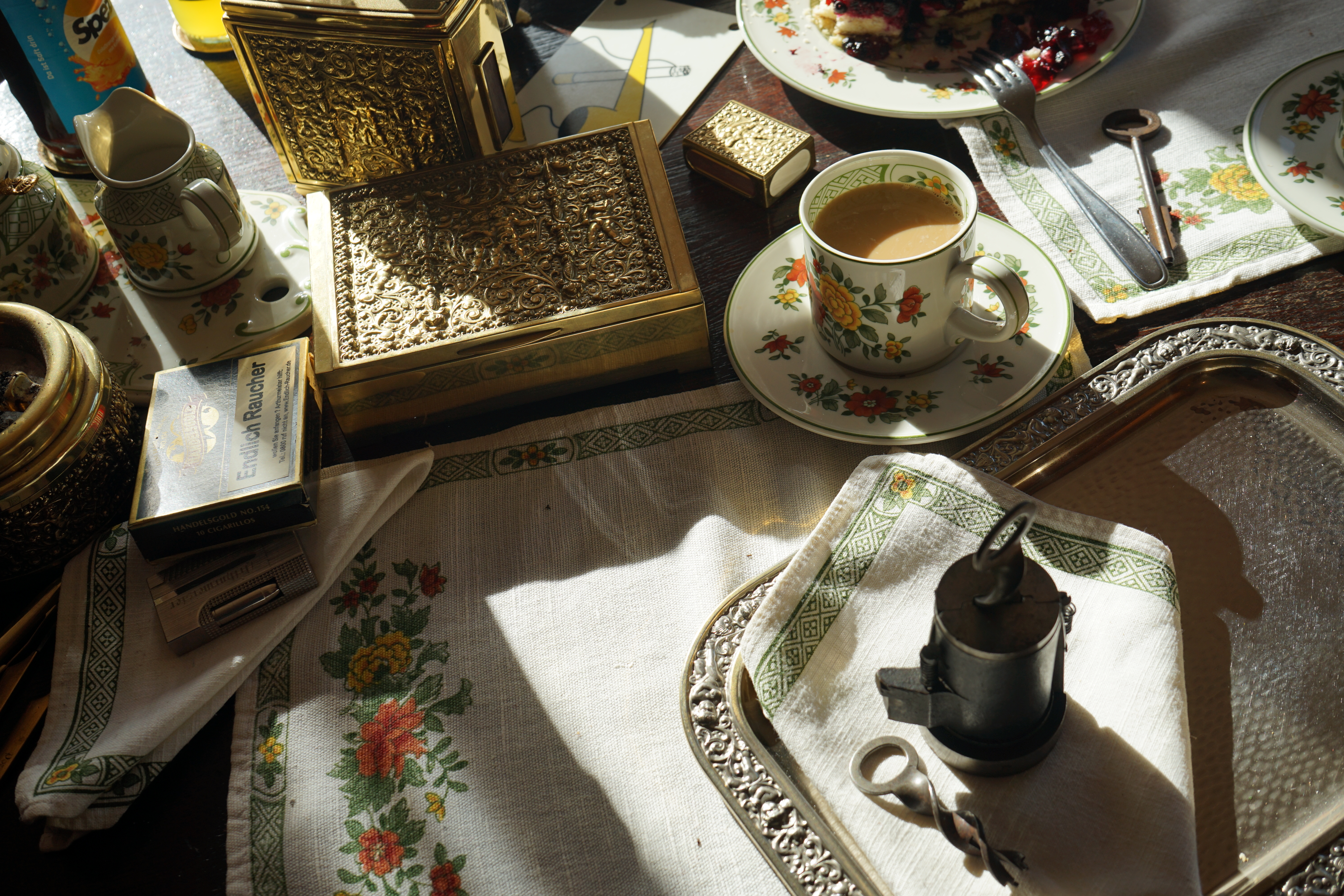 Arthur Bühl, Sympathieträger aus Fuhlsbüttel ( HAM ) betritt das Hasenstübchen. Arthurmeister`s Jukebox spielt: Slow Hand ! Ey Arthurmeister, du alter Sympathieträger: Heute schon gepickt oder was. Heute erst so spät lallt der Scholischek. Der Aufhocker: Prost Helbing ! Der Arkadasch prostet und sabbelt los. Im Hintergrund ist der Objektleiter Hannenberger zu hören: Wie immer. Arthur mein Cousin aus Istanbul ist doch verheiratet mit der Nichte meines Schwippschwager`s und dessen Frau kommt aus Sofia Bulgarien und deren Mann hat eine Schwester und die auch einen Freund und der hat ein Schloss und das ist zu und soll geöffnet werden und wie immer wird Dir ein baugleiches Schloss zum Verbleib in deiner Sammlung zugesandt. Der Einernoch in einem Wort: ABUS. Der Gelenkbusfuzzy, der HSV Ute und BMW Dedl sitzen am Stammtisch. Die Jukebox spielt Ina Müller: Dörp Reggae, au ja Jan Delay. Ute: Stößchen für den HSV. Bouncing Joe Asberry means great NBA. Heike VI lacht: Air Ball. Der Automatenpeter drückt an Arthurmeister`s einarmigen Banditen herum ! Herr Arthur Bühl du Detektiv: Warum gewinne ich immer ? Boogie lallt: ich will auch einen einarmigen Banditen. Heike II will wissen: Wo hast Du denn den einarmigen her ? Das Liebchen flötet: ich will auch immer gewinnen ! Justamente ruft Mr. Smitz vom Playboy, Hollywood, aus seiner Stammkeipe Bunny Hall, im ersten Stock auch Rabbit House, genannt, an. Ey Pornomeister: Is all tutti aposto, what`s going on. I have a Lock for your Lockpicking Sport, you know Pornomaster®. It is an ABUS. No really: A ABUS Padlock. A cutted Modell. Yes orginal from the Company. Yes, ZEUS or ABUS too, yes, yes made in Hong Kong. Stößchen for all, yes, yes Lokalrunde ! you know, yes Käppchen, yes, yes Rotkäppchen. A Bottle from Helbing for the Noagerlzuzler an another Bottle of GabiKo for Scholischek. Yes, yes, for the Einernoch and the buongiorno Eierlikör. The Jukebox plays: T S O P, the top sound of Philadelphia. Die Jukebox im Bunny Hall spielt von der B - Seite Engelbert. Yes, yes, from Vegas. Hilton. America, you know ! Arthurmeister: today is the Keyword: free beer free beer, yes yes, Freibier Freibier, you know. And for the BILD et Uschi greeting`s and stößchen`s. Yes, yes, i have a telefon call with her. She tells me the KI, the chat Gpt from Google the Pornomeister® , you know, beause you are the Präsident from Pornomeister® SARL int. you are tagged with our Präsident Donald Trump. Yes, yes really. With`s the greatest Prädident ! Shure, yes he tells America first. The Jukebox play`s: I Love America. Yes, Yes now listen, yes zuhören, listen you know. I have Kontakte, Connections, you know to Stuttgart. Yes. Patsch Baracks. Yes, and Kelly Baracks too. Yes and we are people from the Hasenstübchen and the Strigoy, yes with the Strigoy and the Droschkendieter we have a Kontakt, yes a telefon call to Mr. Präsident Donald Trump, you know. Buon Giorno ! Trump has as anounced he will fly with his Air Force One to HAM. Yes, Yes, Droschkendieter will him picking up in Fuhlsbüttel. We think inkognito, mayby with Melania. In Arthurmeister`s Jukebox spielt: Schöner fremder Mann ! Schwerti rülpst Prost und F1 Rudi lallt: Schumacher win`s in Austin, Texas. Why Mr. Präsident will visit the Hasenstübchen, your Bunny Hall ? He will make Prosit with the Stammtisch for a Beer and a Frikadelle ! What ? Frikadelle is Burger pur, you know ! Yes shure he will come to ( HAM ) Fuhlsbüttel to the Street Am Hasenberge, you Know, 200 meter`s from Santa Fu away. No, NO, Mr Smitz.us ! Don`t be stupid. We will make with Mr. Präsident Trump a Deal, you know, yes a big Deal with One hundret Prozent Winner Garantie. You know, the einarmiger Bandit in our Hasenstübchen winning every time ! And the Präsident will know the Mystery for every time winning. And we will telling him this Secret and our Lockpicker Stammtisch, you know our Round Table wish for this to make a deal. What you make a deal with Mr. Trump Yes ! What ! Aus Arthurmeister`s Jukebox erklingt: Der alte Wolf, Lupo, you know. Mr. Smitz, not so silly and stupid ! first keine Bier, Wein und Spirituosen Steuern. Keine Tabaksteuern ! I Have Trump twitterd, X, you know, he is from Germany and in Deutschland is kneipensterben, you know rotto ! No bankrotto. And Mr. Trump know`s what party is. Really Mr. Smitz ! And the Stammtischpeople from the Hasenstübchen, the rabbit house, will show him the Magische Dreieck, the mysterie or magic triangle ! What`s that Mr. Arthur Bühl ? First Ritze, second zum goldenen Handschuh, Honka, you know, third Elbschlosskeller. ! You know. Reeperbahn, Yes Sankt Pauli. Yes, this street is called Herbertstraße ! Yes, yes, Herbert is the Schutzpatron from the Bockschein, Yes, yes, der heilige Bim Bam. You must know the deal: we will take our money from the Sparclub, yes from the Sparpig. We make a Kredit and will pay in and around the Kiez - and he make`s TAX free for German Fassbier and Tabak etc. in the Hasenstübchen ! Yes, Dorschkendieter and Dedl drive too. The last fakt is: he has called with the Bild et Friede. Yes, Yes, Mr. Präsident Trump is sorry, because he must going to play Golf. Schade. But we think the Passwort every time Freibier Freibier called is. Parole Emil, oh i see today is the pass word free tax for the Objekt Hasenstübchen. You know Mr. Smitz. Die Jukebox spielt: Joy Flemming - Half Breed ! So, Mr. Smitz, don`t forget the Abus Cut Padlock. Yes, yes, Mr. Smitz and greetings to your Playboy Team in your Bunny Hall. Im Hasenstübchen kocht die Stimmung. Stößchen, Tänzchen ! High Noon ! BMW Dedl meint: sogar 271 km/h. Arthur Bühl, Detektiv aus Hamburg ist Mitglied im Detektiv Verband BUDEG und an die IKD angeschlossen. Als Arthurmeister® erklärt Herr Bühl bei Behörden wie Fedpol, LKA Forensik, das Lockpicking ! Bild et Uschi sitzt mit Arthurmeister und der Cartomanze, dem Schwerti und Bouncing Joe beim Lockpickerstammtisch im Hasenstübchen, Fuhlsbüttel. Arthurmeister spricht: Alle DOM geöffnet. Die Bild et Uschi, die rasende Reporterin gibt vor: Herr Bühl, nicht nur offen ist gut, sondern SEO und CONTENT und CONTENT und SEO und Google Token sind die Sprache ! Ich habe gerade mit deinem Freund Mr. Smitz, Beverly Hill`s telefoniert und vereinbart, daß unsere SEO Token mit den Google Token im Bunny Hall, her Rabbit House inhaltsgleich seien. 1 SEO Token = 1 GabiKo 1 Google Token = 1 BLEND 1 Arthurmeister ® Token = 1 mal schauen, wie der Detektiv sagen würde ! Arthurmeister spricht: Uschi, das mit den TOKEN ist auch so: Wer einen hat, der darf seine Kunst zeigen und deine Kunst will ja SEO und KI und Social Engineering und das BILD et Report`lern sein, wie ein DETEKTIV im Dienste der Wahrheitsfindung ! Deine SEO KUNST ist jetzt, wenn Du dich hinstellst, die wehrlosen, gepickten Schlösser und Schließzylinder ablichtest und eine SEO Leseprobe als Muster ohne Wert vom neuen Leporello ins Internetz einspinnst. Ja, genau, die mit der KI erstellten Social Engine Optimized Hasenstübchen Software. Hannenberger: Käppchen für unsere SEO Künstlerin Uschi und Stößchen für alle. Nein Joe, hier herrscht Bouncing Verbot ! Arthurmeister spricht und fragt: Uschi, hast Du bei dem Telefonat mit Mr. Smitz auch " inhaltsgleich " bedacht, das deren Amerikaner Token Autobahngold sind ! Ja, BLEND wie TOMBAK, einfachstes Blech bei dem nach wenigen Tagen die goldene Farbe abfällt. Amerikaner eben, ja genau ! I have a Choklite für aisch ! 𝔄𝔯𝔱𝔥𝔲𝔯 𝔅ü𝔥𝔩, 𝔄𝔯𝔱𝔥𝔲𝔯𝔪𝔢𝔦𝔰𝔱𝔢𝔯 ® JOE ASBERRY Hey Joe " Asberry ", ruft F 1 Rudi vom Tresen, Prost und Stößchen ruft Heike III zum Stammtisch. Die Jukebox spielt in voller Lautstärke Mr. Bojangles. Arthurmeister, der Sympathieträger hat bay the way mit einem ABUS Padlock Joe`s Michael Air Jordan`s Basketball bag gesichert ! Auch der Michael Jordan mußte hier im Hasenstübchen das Basketball bouncing Verbot akzeptieren. Formel 1 Rudi schreit: Bouncing darf und kann hier nur ein Michael Schumacher. Die Cartomanze meint, ein Ralf Schumacher auch ! Prost Weizen, Stößchen, Käppchen, ASBERRY !!! Die Jukebox by Youtube spielt " Slow Hand ". Joe, du rascal belehre uns nicht schon wieder. Wir sind hier in der Rabbit Hall and smoking is good for your drunken head. Prosit, Cheer`s, Salute, Gin Gin, altüst, sante` und Viva ! Hoch die Tassen ! Am Tresen läutet die Glocke. Der Rotamint der blinkt. Drei Tage war der JOE krank, jetzt trinkt und raucht er wieder. Gott sei Dank ! 𝔄𝔯𝔱𝔥𝔲𝔯 𝔅ü𝔥𝔩, 𝔄𝔯𝔱𝔥𝔲𝔯𝔪𝔢𝔦𝔰𝔱𝔢𝔯 ® High Noon, elevener Clock, Hasenstübchen, HAM. In der Jukebox spielt: Pointer Sisters - Slow Hand, und der Tresen grölt, Arthurmeister with the Mastertouch. A Lover whit the Easy Touch ! Nochmals " Asberry " ! Hier herrscht Basketball Bouncing Verbot ! Wir sind hier nicht bei der NBA und du wirfst keinen Korb ! Du triffst den Korb ja nicht einmal. Am Tresen läutet die Glocke: Helbing und Stößchen ! Hey Pony ! Heike V drückt in Arthurmeister`s Jukebox: Die Affen rasen durch den Wald. Arthurmeister ruft: Parole Emil. Formula One Rudi grölt: Bouncing Verbot ! Asberry hat Bouncing Verbot ! Weizen ! Joe fragt Arthurmeister: Arthur my Friend, i need for my Basketball Friends from the NBA a instruction of Lockpicking. Arthur lacht: only wenn Michael Air Jordan und Michael Schuhmacher mitmachen. Pelle schreit vom Tresen: Schuhmacher ist ein Kannister Kopf. Pino kann ihn gerade noch daran hindern Marmor Stein und Eisen bricht zu drücken. Joe wünscht sich: Teddy Pendergrass - Turn Off the Lights… Ja Joe, es ist möglich eine solche Schulung auszurichten. Hierzu muß ich bei der Firma Amazon weltweit Lockpicking Set`s und Lockpicking Zubehör wie weitere Hook`s, Snakes, Rake`s und Tension Wrenches besorgen. Vorführmaterialien wie cut away Zylinder und Übungsschlösser habe ich parat. Ich zeige den E - Pick, und führe dir die Pick - Gun vor. 1 Schuss. Du verstehst. Prost ! Weizen, Stößchen`s, und Helbing für alle. Asberry und Bühl umarmen sich ! Sympathieträger halt ! In der Jukebox spielt: Element of Crime - Mittelpunkt der Welt… See You tomorrow, wir besprechen alles weitere wie: How to pick a Car. 𝔄𝔯𝔱𝔥𝔲𝔯 𝔅ü𝔥𝔩, 𝔄𝔯𝔱𝔥𝔲𝔯𝔪𝔢𝔦𝔰𝔱𝔢𝔯 ® Next Day: High Noon at 11 fer Clock: Joe Asberry der alte NBA Bouncer betritt das Hasenstübchen, ( HAM ) his Rabbit Hall ! In Arthurmeister`s Jukebox spielt: Nein nicht Hey Joe, sondern Aloe Blacc - I Need a Dollar ! Arthur Bühl spricht: gerade habe ich mit Mr. Smitz telefoniert. Joe: Smith ist ein Sammelbegriff wie Meier. Mr. Smitz you know, he is the CEO of the Magazin Playboy - Beverly Hills. Ja und der ist mein Freund. Den kenne ich über die BILD et. We have a Telefon call. Der Mr. Smitz hat dann den Mr. Jeff Bezon, ja du weißt schon, den vom Amazon Lieferservice angerufen. Er hat ihm erklärt daß ich mit dem NBA Bouncer Joe Asberry in Sachen Lockpicking einen Workshop machen möchte. Die Glocke läutet: Weizen, Helbing und Pony`s ! F 1 Rudi schreit am Tresen: Joe, laß dir lieber erklären wie du Scott Speed das laufen beibringst. Am Tresen wird es lauter: Minardi, Minardi, wir gewinnen nie ! Scott Speed, der Name geht im Gelächter unter. Pelle schreit: der Schuhmacher ist ein Kanister Kopf. Arthurmeister meint: let Michael pass for the Champions Chip ! Arthurmeister`s Jukebox spielt exclusive für Joe: Sammy Davis jr. - Mr. Bojangles ! Also Joe, der Smitz hat beim Bezos von Amazon angerufen, wir wollen einen Lockpicking Practical Kurs meistern. Der Bezos ist dann ins Amazon Head Quarter gefahren. Nein, nicht im Uber. F 1 Rudi schreit: Der Bezos fährt Ferrari. Scholischek meint: Maybach ! Also Joe, der schaut jetzt im Amazon weltweit Lager wie viele Lockpicking Tools und Jigglers er hat. Auch Pickset`s. Er sieht auch nach wie viele HPC, 2000 er Hook`s er hat. Lockpicker Beginner Sets von Majestic und Starter Sets von Mr. Peterson sagt er, hat er Massenweise auf Lager. Arkadasch sagt, sein Schwippschwager vom Neff Cousin und dessen Freund in Berlin - Kreuzberg könnten auch solche Pick Werkzeuge und Spanner herstellen. Die haben genug Schwarz Arbeiter. Die Sympathieträger Bühl und Asberry prosten sich genüsslich zu. Weizen ! Die Cartomanze die alte Kartenlegerin meint sie könne auch spooxe anrufen. Der Noagerlzutzler meint: Ihr Deppen, auf Berlin mußt du jahrelang warten. Heike IV ruft Stößchen ! Der Pino Frank lallt: Die Rautenfotzen bleiben für immer in der zweiten Liga ! Joe ich bin mir sicher der hat auch Master bzw. Meister Lock`s. Die sind für eine Testrunde gut. Ja, die Dinger heißen Master Padlock ! OPEN ! Beer ! Nicht zu verwechseln mit Medeco ! Arthur läßt in der Jukebox im Bunny Hall TSOP spielen. The top Sound of Philladelphia ! Prost, Stößchen ! Pelle läutet auch die Glocke: Prost, Stößchen`s, Pony`s ! Dafür darf er auch für einen Heiermann: Heino - Caramba, Caracho ein Whisky drücken. Ja, Joe, aber kein Bouncing ! Der läßt die Sachen via Airforce Seattle to HAM liefern. Du weißt wie schnell Amazon liefert ! Sir Washi meint: Amazon sei so schnell wie Scott Speed. Alle lachen: Wenn er nicht wieder in die Mauer fährt ! 𝔄𝔯𝔱𝔥𝔲𝔯 𝔅ü𝔥𝔩, 𝔄𝔯𝔱𝔥𝔲𝔯𝔪𝔢𝔦𝔰𝔱𝔢𝔯 ® 11.30 High Noon im Hasenstübchen. Der Hannenberger hat die Frikadellen fertig. Senf kommt aus dem Glas. In Arthurmeister`s Jukebox spielt: Santana - Fleur da Luna. Am Stammtisch diskutieren Bühl und Asberry über Lockpicking und Präsentationen: Arthurmeister erhält einen Anruf über die 007. OH, Mr. Smitz, nice to hear you from Beverly Hill`s. OH, What ! The Airplane from Jeff Bezos, Amazon is on HAM landed ! YES, Mr. Smitz, nice to hear this Song. Slowly Arthurmeister: There is a little Problem with the Custom. Mr. Smitz ! this is not really a Problem. HAM is four Minutes from the Hasenstübchen away. I will send Taxi - Dieter. He knows there a Hintereingang, a Backdoor, you know ! I call you back. Yes, yes, Außer Regen nicht viel gewesen. Greetings to Mr. Bezos. Tell him thank you for the Support. From Stammtisch too. Arthurmeister`s Jukebox spielt: Rucki - Zucki ! Die Frikadellen vom Hannenberger schmecken jetzt auch ohne Senf. Prost, Stößchen, Weizen, Helbing und für den Noagerlzutzler ein frisches vom Faß. Die Jukebox spielt: Die Five Tops - Warte auf das Glück ! 2 Stößchen später kommt Taxi Dieter zurück in den Bunny Hall ! Oh, OH, der Zoll, eH ! Als die mich gesehen haben war der Fisch geschuppt. Die haben mir beim Einladen geholfen. 5 Pakete a`50 Kilo ! Eine viertel Tonne. Ich durfte auch den Zoll zum Lockpicking Event einladen. Tragen helfen !! Stößchen, Pony, nö, heute Käppchen ! Die Jukebox spielt: Element of Crime - Am Ende denk ich immer nur an dich ! Mr. Smitz ! you are the best ! Greetings to all Smith in the USA. Yes, Yes, Mr. Smitz, Yes. I make greetings to Friede Springer from the BILD et; Ronzheimer too. Yes, Yes, und greetings for Mrs. Quandt. If Bezos will, i can show him on the Lockpicking Demonstration how easy he can pick a BMW whit a Key Blank. Yes, Yes, Mr. Smitz ! 3 Seconds ! OFFEN, OPEN, APERTO ! schreit Giovanni und will Chianti. Bei Fiat und Ferrari Modellen ist es so ähnlich. Bei manchen brauchst du aber ein polito, ja, Nagelfeile. Prost Chianti. Yes Mr. Smitz, die Ring bell`s, Hells Bells, die Glocke klingelt, you know ! We call in time. F 1 Rudi schreit: Hülkenberg ! Giovanni schreit: Giacomo Agostini ! Joe schreit: Scott Speed ! Arthurmeister`s Jukebox spielt: The Pointer Sisters - SLOW HAND, Arthurmeister the lover with the Mastertouch ! Arkadasch bekommt von Bühl Raki ericli Plum, Sorte Schwäbischer Hengst ! Prost Zwetschgenkönigin ! Notiz: Alle SEO Texte wurden mittels einer ♥ KI Hasenstübchen SEO SOCIAL ENGINE OPTIMIZED ( Künstliche Intelligenz ) der Firma Doublebrain ®, ( ges. gesch. DPMA, Berlin, Reg.-Nr. 302022224017 ) ( Die E - Mail lautet: Doppelhirn@Doublebrain.de ) ( KI-Worldwide.de ) und doppeltem Helbing aus dem Leporello: " Arthurmeister Bühl und Bouncing Joe Asberry im Hasenstübchen ", generiert. Die Jukebox spielt: Loredana Bertè - E la luna bussò. Der Reggae Auftakt ! ♥ 𝔄𝔯𝔱𝔥𝔲𝔯 𝔅ü𝔥𝔩, 𝔄𝔯𝔱𝔥𝔲𝔯𝔪𝔢𝔦𝔰𝔱𝔢𝔯® Verschlagwortet mit unserem SEO Kartell: Arthur Bühl, Detektiv, the dutch open Lockpicking Champion ! From WIRED. ÖFFNUNG OHNE SCHLÜSSEL, Linkedin Joe Asberry, NBA, Twitter X. Basket Ball Bouncing Verbot, Arthurmeister, Raucher, Roth - Händle, Stadt Lahr - Bühl, Schwarzwald, Black Forest, Rotkäppchen you know Mr. Smitz, Sorte Schwäbischerhengst de is großfruchtig und süss wie UHU. Buhl er Zwetschge. No, only woman has Pflaumen ♥ Wappen Arthur Andreas Bühl, Flagge ! Wilhelm Busch ♥ weiter verzweschget mit unserem SEO Kartell: Arthur Bühl, Arthurmeister® Arthur ♥ Schwäbischer Hengst, Buhl, Zwetschgen Heini, Arthur Bühl Wappen, Fahne, Buehl er Zwetschge, Made in Germany, Born 1961, Sympathieträger, Google Earth, Mittelpunkt der Welt, Pflaumen, Arkadasch, Datschi, ♥ Martinameisterin, Cartomanze, Scholischek, " HIGH NOON ! ", ♥ Vokuhila ♥ Parole Emil ! und mit allen weiteren feiernden Amigo`s. Neues aus dem Hasenstübchen: Gestern war Bernhard da. ÖH, Sonderschule, Sonderschule Öh. Heike IV: Bernhard, warum hast du denn das große Standkreuz dabei ? Der Noagerlzuzler lallt: Der ist wieder aus Ochsenzoll abgehauen. Sonderschule ! SONDERSCHULE ! Schwerti: Was willtst DU ? Bier und Sonderschule, Sonderschule Öh. Hannenberger der Objektleiter: Sonderschule is nich im Hasen. Doch doch ! Öh Sonderschule ! Öh, jetzt Sonderschule. Nach zwei Rutschen Bier, leider kleine, hatte er uns überzeugt: Sondaschule ist jetzt in der Jukebox. Arthur Bühl, Detektiv aus Hamburg ist Mitglied im Detektiv Verband BUDEG und an die IKD angeschlossen. Als Arthurmeister® erklärt Herr Bühl bei Behörden wie Fedpol, LKA Forensik, das Lockpicking !