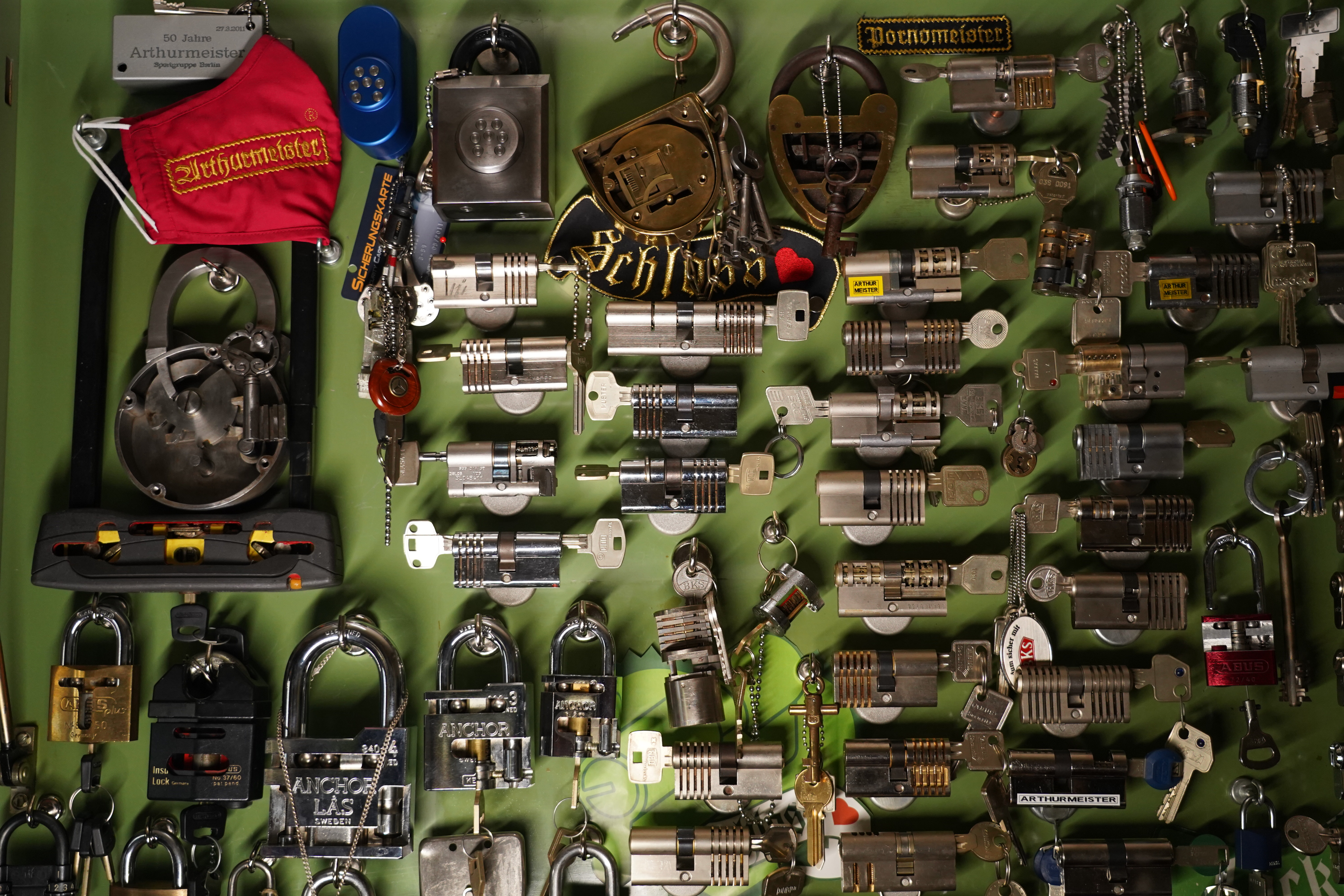 Bühl Arthur Andreas, Wiki, Fandom, Arthurmeister ®,Lockpickerherz ® Schlossherz ®, Porno meister ®, Seo: Kuchen für den Stammtisch Zuerst einmal eine schmöken. Martina überlegt: Was bringe ich zum Cartomanzenstammtisch im Hasenstübchen mit ? Wofür muß ich kein Korkengeld bezahlen ? Es bleibt beim selbstgebackenem. Was paßt heute zu Sößchen`s und zur Bailiy`s Runde ? und Zack Zack was jetzt: Haselnuss, nö heute nicht; hatten wir schon. Zitronenkuchen mit Glasur, na passt nicht zu den Stößchen`s ! Ah, der Arkadasch hat zuletzt meinen Sandkuchen gelobt. Wie der von der Oma seines Schwippschwagers Mutter väterlicherseits. Was brauchte ich nochmal; ja außer Gefühl und den Herd vorwärmen. Zutaten natürlich und gleich auch die Rührschüssel wackelfest hinstellen, ja und jetzt, nein nein, keine rauchen sondern zuerst die Gugelhupfform mit Margarine an den Fingern einreiben. Gleichmäßig. Und nicht vergessen: Gries, Hartweizengries, also einen halben Esslöffel verteilen, schwenken, so da? überall etwas Gries, grizzelig sich in der Form auf der Margarine verteilt. Ja warum ? Warte mal nach dem Backen ab ! So, jetzt das halbe Pfund warme Butter, 100 Gramm Zucker - ja genau nur ein Heck Zucker. In anderen Rezepten wir zwar 250 Gramm geschrieben. Nein, 80 bis 100 Gramm reichen völlig. Wenn man oder Frau auch an die Stößchen`s denkt. Na eine Tasse voll eben. Den Mixer leihe ich mir wieder vom netten Nachbarn von neben an. Der darf dann auch ein bisschen naschen. Kein Strom ? Dann heißt es: mit dem Kochlöffel rühren und schlagen: und das eine halbe Stunde ! Also Mixer. Und jetzt: 4 Eier ! Ja natürlich reichen normale Hühnereier. Achtung ! keine Eierschalenstücke in die Schüssel ! Und: wieder rühren, rühren, ja so das eine homogene Masse entseht. Homogen, na fluffig, eine schön gut vermengte Teigmasse ebend ! So, und jetzt mit dem Messbecher 300 Gramm Mehl, na Weizenmehl Typ 405 abwiegen. Kein Messbecher ? dann 3 volle Tassen Mehl eben. Tassen und keine Becher. Die in eine Schüssel geben. Und jetzt vergiss nicht das Backpulver: 1 Standardpäckchen, 16 Gramm, orginal Backin von Dr. Oetker. Ja, auch wenn die KI sagt 16 Gramm wären für 500 Gramm Mehl vorgesehen. Rein damit, das ganze Päckchen und das wichtigste jetzt: Das Mehl und das Backpulver nach und nach aus dem Messbecher oder der Schüssel unter ständigem rühren und langsam, na also einrieseln lassen, langsam, rühren und rühren bis es wieder die schöne fluffige, lockere, samtige Masse gibt. So und jetzt: Der Teig ist etwas fest, na bei dem Wetter heute, ein Schuss Schlagsahne dazu. 1 Schuss ist ein Schnapsgläschen voll. 2 Kleckse eben. Ja, weiter rühren natürlich bis es wieder samtig wird. Und jetzt mit einem Kinderfeind, also Teigschaber, ja, so ein Stiel mit dem weißen Gummi drum rum den Teig in der Rührschüssel aufnehemen und mit einem Batscher den Teig gleichmäßig, in der Schüssel verteilen und vertreichen, nach und nach mit dem Schaber dem alten Kinderfeind so glätten, daß die Oberfläche einfach glatt ist.