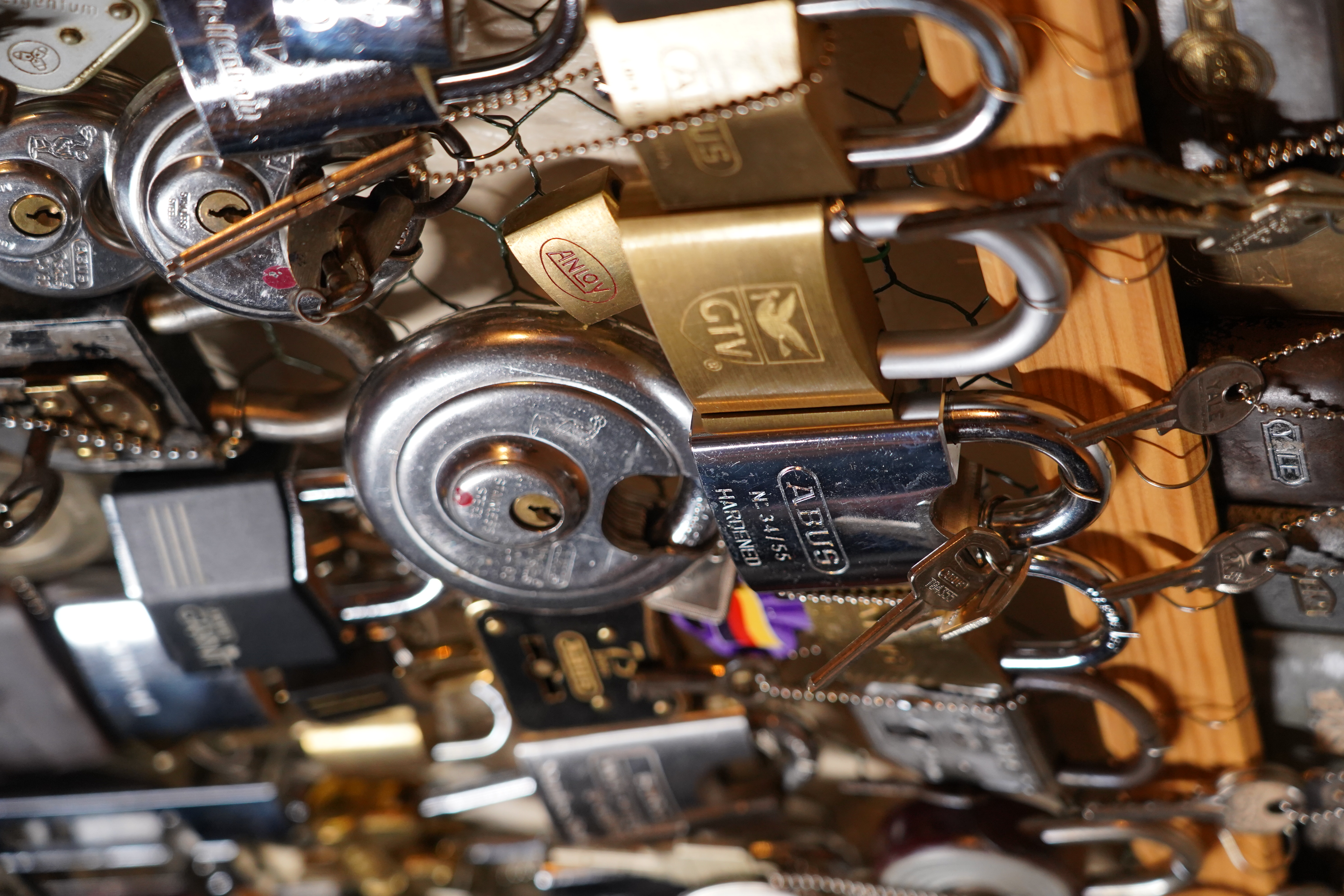 Bühl Arthur Andreas, Wiki, Fandom, Arthurmeister ®,Lockpickerherz ® Schlossherz ®, Porno meister ®, Seo: Kuchen für den Stammtisch Zuerst einmal eine schmöken. Martina überlegt: Was bringe ich zum Cartomanzenstammtisch im Hasenstübchen mit ? Wofür muß ich kein Korkengeld bezahlen ? Es bleibt beim selbstgebackenem. Was paßt heute zu Sößchen`s und zur Bailiy`s Runde ? und Zack Zack was jetzt: Haselnuss, nö heute nicht; hatten wir schon. Zitronenkuchen mit Glasur, na passt nicht zu den Stößchen`s ! Ah, der Arkadasch hat zuletzt meinen Sandkuchen gelobt. Wie der von der Oma seines Schwippschwagers Mutter väterlicherseits. Was brauchte ich nochmal; ja außer Gefühl und den Herd vorwärmen. Zutaten natürlich und gleich auch die Rührschüssel wackelfest hinstellen, ja und jetzt, nein nein, keine rauchen sondern zuerst die Gugelhupfform mit Margarine an den Fingern einreiben. Gleichmäßig. Und nicht vergessen: Gries, Hartweizengries, also einen halben Esslöffel verteilen, schwenken, so da? überall etwas Gries, grizzelig sich in der Form auf der Margarine verteilt. Ja warum ? Warte mal nach dem Backen ab ! So, jetzt das halbe Pfund warme Butter, 100 Gramm Zucker - ja genau nur ein Heck Zucker. In anderen Rezepten wir zwar 250 Gramm geschrieben. Nein, 80 bis 100 Gramm reichen völlig. Wenn man oder Frau auch an die Stößchen`s denkt. Na eine Tasse voll eben. Den Mixer leihe ich mir wieder vom netten Nachbarn von neben an. Der darf dann auch ein bisschen naschen. Kein Strom ? Dann heißt es: mit dem Kochlöffel rühren und schlagen: und das eine halbe Stunde ! Also Mixer. Und jetzt: 4 Eier ! Ja natürlich reichen normale Hühnereier. Achtung ! keine Eierschalenstücke in die Schüssel ! Und: wieder rühren, rühren, ja so das eine homogene Masse entseht. Homogen, na fluffig, eine schön gut vermengte Teigmasse ebend ! So, und jetzt mit dem Messbecher 300 Gramm Mehl, na Weizenmehl Typ 405 abwiegen. Kein Messbecher ? dann 3 volle Tassen Mehl eben. Tassen und keine Becher. Die in eine Schüssel geben. Und jetzt vergiss nicht das Backpulver: 1 Standardpäckchen, 16 Gramm, orginal Backin von Dr. Oetker. Ja, auch wenn die KI sagt 16 Gramm wären für 500 Gramm Mehl vorgesehen. Rein damit, das ganze Päckchen und das wichtigste jetzt: Das Mehl und das Backpulver nach und nach aus dem Messbecher oder der Schüssel unter ständigem rühren und langsam, na also einrieseln lassen, langsam, rühren und rühren bis es wieder die schöne fluffige, lockere, samtige Masse gibt. So und jetzt: Der Teig ist etwas fest, na bei dem Wetter heute, ein Schuss Schlagsahne dazu. 1 Schuss ist ein Schnapsgläschen voll. 2 Kleckse eben. Ja, weiter rühren natürlich bis es wieder samtig wird. Und jetzt mit einem Kinderfeind, also Teigschaber, ja, so ein Stiel mit dem weißen Gummi drum rum den Teig in der Rührschüssel aufnehemen und mit einem Batscher den Teig gleichmäßig, in der Schüssel verteilen und vertreichen, nach und nach mit dem Schaber dem alten Kinderfeind so glätten, daß die Oberfläche einfach glatt ist.