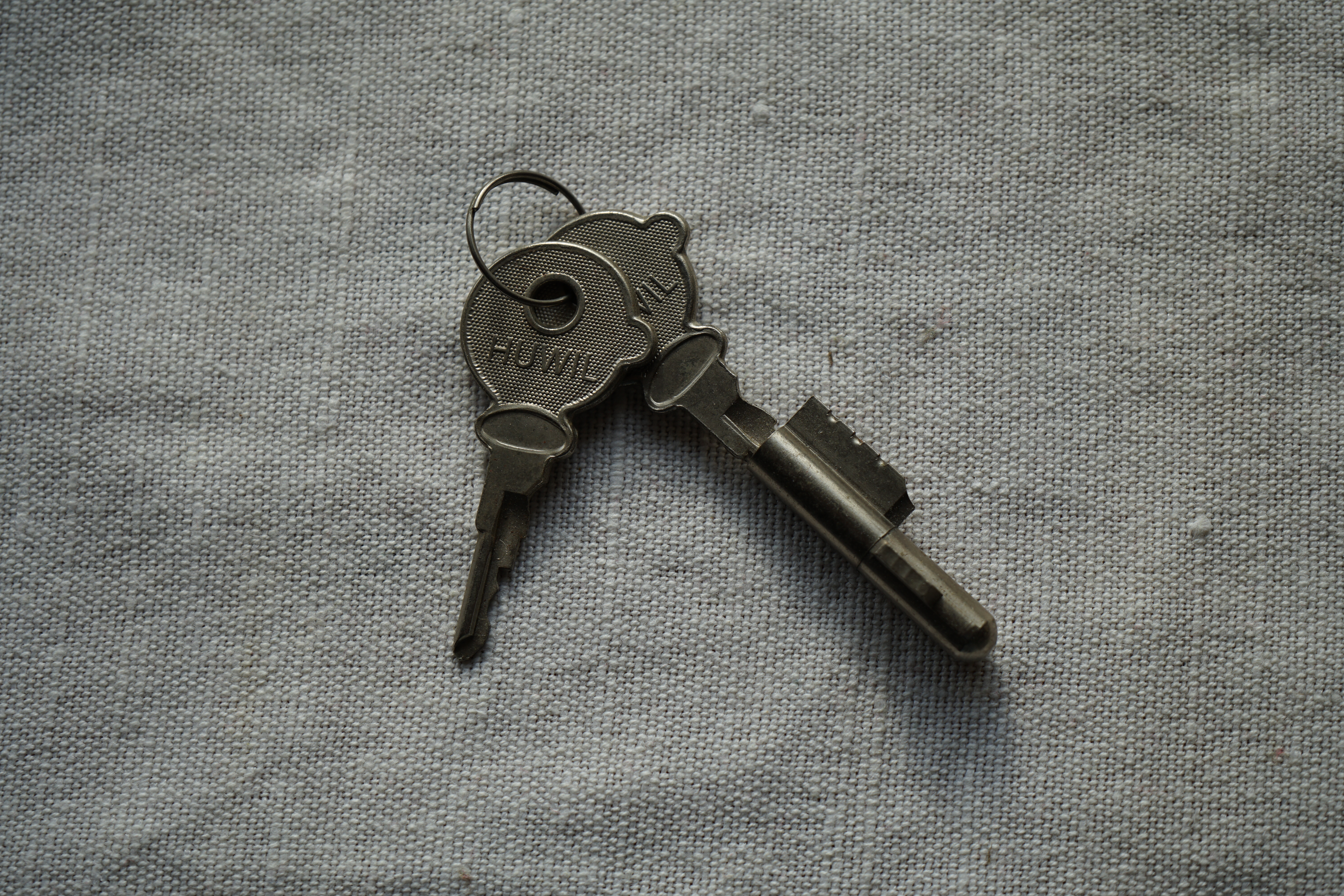 Arthur Bühl, Arthurmeister ®,Lockpickerherz ® Schlossherz ®, Pornomeister ®, neuer SEO Text für 2026 12.00 Mittags im Hasenstübchen. Basketball Bouncing Joe Asberry schreit: Prost ! Die Glocke kingelt ! In Arthurmeister`s Jukebox im Hasenstübchen spielt: Slow Hand von den Pointer Sisters. Ferrari Rudi sitzt am Tresen. Anstatt Helbing trinkt er heute Underberg. Pelle und Heike I machen Stößchen. Justamente klingelt das Telefonino. Der Hannenberger lacht zu Bouncing Joe Asberry: Ich wette mit Dir: Da ruft unser Freund Mr. Smitz vom Playboy an. Arthurmeister geh endlich ran. Die Glocke klingelt. Yes Mr. Smitz, yes, yes Mr. Smitz. Yes great, you know. Yes, yes we have a Party. Yes, yes. Ja: Angela Merkel, die kennen wir. You know: " Bundeskanzlerin ". Giovanni ruft: Bella Donna: Signora Merkel is the CEO of the world. Yes, Yes Mr. Smitz, i will look about her Memoiren. Oh Mr. Smitz ? Her Biographie with her Signature ? OH, Mr. Smitz mit Widmung ? Das wird nicht einfach ! no easy, you know ! Da muß die Glocke aber ein ganzes Wochenende läuten. Prost. Helbing. Yes Mr. Smitz, hands on the heard, you know, difficult ! Arkadasch !!! Smitz U.S.A. braucht die Memoiren von Angela Merkel signiert mit dem Text: Für Mr. Smitz from the Playboy ! Also pass auf: Dein Schwippschwager ist doch Aufsteller bei der Messe. Ja, Buchmesse. Dort hält die Merkel eine Autogrammstunde. Der soll sich dort anstellen mit seinen Kumpani. Ja, der Smitz läßt hier die Glocke läuten. Das gesamte Wochenende. Hannenberger gibt das Passwort: Freibier, Freibier ! Die Glocke läutet jetzt: Helbing ! In Arthurmeister`s Jukebox spielt: The Tramps - Disco Inferno - Orginal Longversion Tony Mendes ! Basketball Bouncing Joe swingt mit dem Kopf mit. Jetzt meint Arkadasch: Oh meine Kumpani trauen sich nicht zu Dr. Angela Merkel. Die haben Angst vor Ihr. Kein Autogramm heißt kein Freibier. Droschkendieter !! Du fährst jetzt zur Buchhandlung, holst drei Biographien von der ollen Merkel, fährst weiter zum Kujau ! Ja, der hat dem Heinemann vom Stern, Hamburg, gefälschte Tagebücher verkauft. Der soll dir in ein Exemplar die Unterschrift der Merkel und die Widmung reinmalen. Sag ihm viele Grüße vom Arthurmeister und Parole Freibier, Freibier ! Dann malt der es dir sofort. Der kann das freudigst. Und sag ihm, das sei für Smitz, Amerika. Aber diesmal soll er keine rosa Tinte verwenden. Dann kommst du wieder her und wir alle unterschreiben das zweite, dann fährst du geschwind rüber nach Fuhlsbüttel, drängelst dich am Luftfrachtschalter vor, läßt die Bücher verpacken und paßt auch auf, das die auch tatsächlich im nächsten Flieger in die U.S.A. reisen. Dann hat er die Bücher, quasi wenn der Flieger landet. Sag denen: Parole: Freibier, Freibier ! Arthur und wozu das dritte Buch ? Du Depp, wenn beim unterschreiben vom zweiten Buch einer draufkotzt oder ein Brandloch reinmacht dann haben wir Ersatz ! Und diesen legen wir dann hinter den Tresen ins Regal und tuen so als hätten wir es gelesen. Es reicht das wir Frau Bundeskanzlerin mit guten, besoffenen, nicht ausgeklügelten, dummen, peinlichen Ratschlägen beraten haben ! Punkt. In Arthurmeister´s Jukebox spielt: Lady von Kenny Rogers. Sir Waschi hat gleich CHARLIE RICH - The most Beautifull Girl in The World, gedrückt. Die Stimmung ist gut. In der Jukebox spielt mittlerweile Aloe Blanc - I need a Dollar. Die Stimmung ist fantastisch ! Jetzt steigert sich die Stimmnung noch als der Nachläufer Roberto Blanco - Caramba, Caracho ein Whiskey, Carambo Caracho ein Gin, verflucht Sacrcameto Dolores und alles ist wieder hin ! In Rio de Janeiro… drückt. Der Noagerlzutzler drückt Roberto Blanco - Der Puppenspieler von Mexico und räumt Gläser ab. Hannenberger reicht schon einmal den Himmelsschlüssel ! Schwerti fragt: Mastertouch und wenn der Dir auf die Schliche kommt ? Du Depp, was glaubst du wenn der erfährt, daß er einen orginalen Kujau, dem Tagebuchfälscher hat, dann läuft der durch Beverly Hills und gibt damit bei jedem an, als sei er The Greatest. Und Du weißt: Die Schriftsachverständigen vom Stern oder von der Bild et und der Heinemann brauchten Monate bis sie diesen Betrug mit dem Verkauf der Tagebücher erkannt haben. In Arthurmeister`s Jukebox spielt: Calvin Harris & Sam Smith: Promises ! und es wird mitgesungen. Das Droschkendieter dann doch nur beim Papierfuzzy im Copy Shop neben an war ? weil der Kujau besoffen war ? Quatsch, kalter Kaffee, der Smitz verhöckert das Buch an Rockefeller. Was glaubst du, warum die Parole Freibier Freibier lautet ? Wir sind hier nicht bei der Wohlfahrt. Ferrari Rudi macht Ralala: Sonntag ist Formel I in Indianapolis. Denkt dran: High Noon ist dann morgens 07.00 Uhr. Die Glocke läutet ununterbrochen. Freibier, Freibier, Freibier, Parole Freibier. Let Michael pass for the Championship ! Das gesamte Hasenstübchen tanzt und platzt aus allen Nähten. In der Jukebox spielt James Last und Orchester: T.S.O.P The Top Sound of Philadelphia ! Prost, Prosit und Stößchen ! Der Hannenberger sieht zufrieden aus. Taged with: Bühler Zwetschge, Bühl Wappen, Zwetschgenhengst, Zwetschgenfest, Meister, Arthur Andreas Bühl, Privatdetektiv. Arthurmeister007@gmail.com