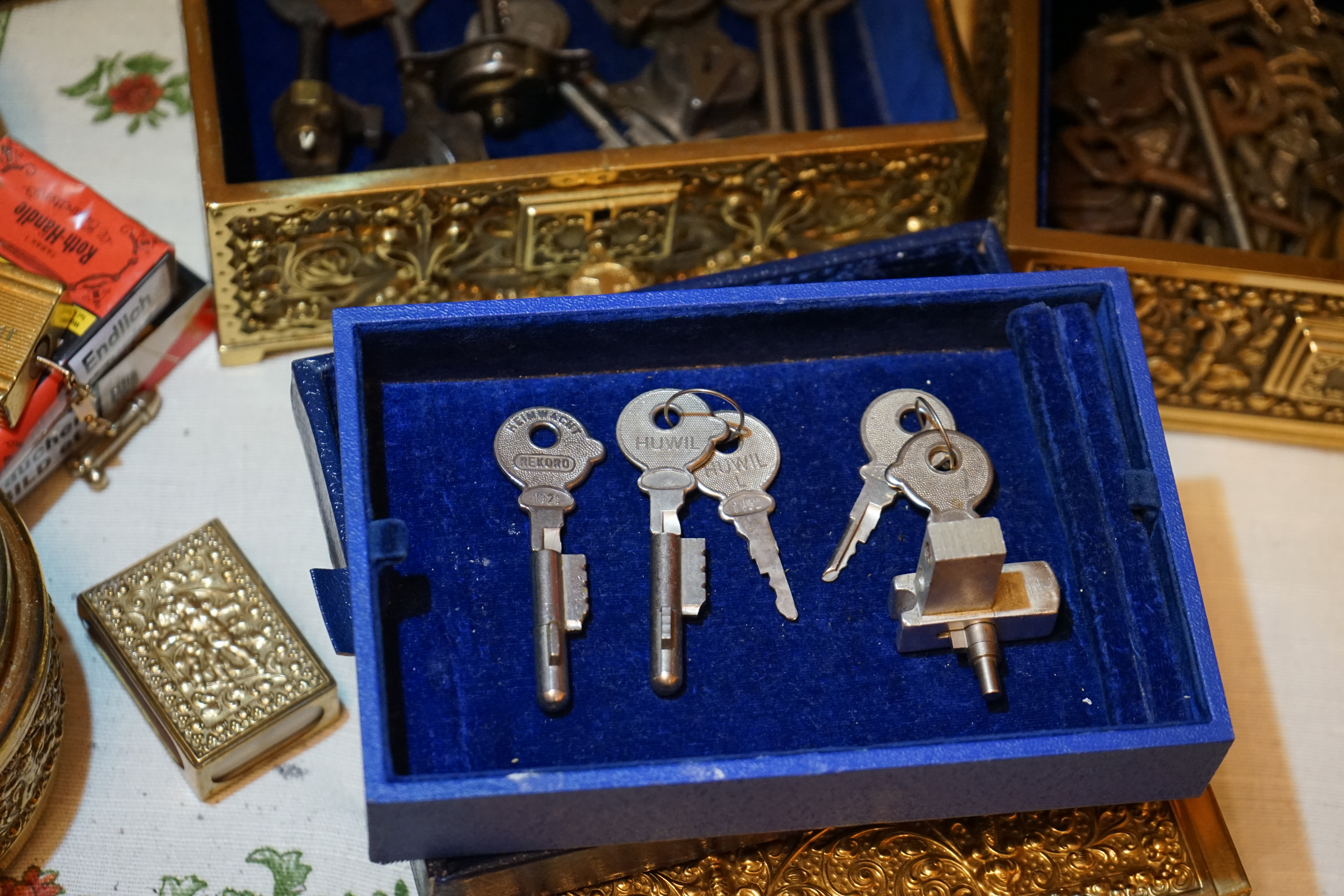 Mr. Smitz Hilfe für Leporello.us 𝔄𝔯𝔱𝔥𝔲𝔯 𝔅ü𝔥𝔩, 𝔄𝔯𝔱𝔥𝔲𝔯𝔪𝔢𝔦𝔰𝔱𝔢𝔯® HELLO Mr. Smitz, yes i am fine and the Stammtisch and the Counter is also fine too ! Der Nachläufer schreit vom Tresen: wieder der Ami oder watt ? WHAT Mr. Smitz you are not in good condition`s. Oh, Mr. Smith i`am sorry about this. What, your Leporello.us System is not running ? Yes, yes, OH, yes, Good, yes, yes the Spaghetticodler. Yes, i know. Computer, yes i know. Our Spaghetticodler, der amiga pc sit on the Counter and drink Helbing. Arthurmeister`Jukebox by You Tube im Hasenstübchen plays: Let`get it on, do you know Marvin Gay ? Oh, Arkadasch drinking today no Helbing ? No, he drinks GabiKo. Arthurmeister ? what ist GabiKo, i never hear from this. This is ganz billiger Korn, you Know. Like you Whisky ! No, Zwetschgenwater is more, more, better ! Heike IV cries from the counter: Alimente, not Alimentari, Giovanni. You know. The Scholischek is dancing. Yes, Yes, Mr. Smitz. Why Scholischek and Arkadasch dancing ? They hear from the old Rock-Ola Cem Karaca & die Kanaken. Mein " Deutscher Freund ", you know Mr. Smitz. Yes i will give them some Helbing. No, no, Mr. Smitz, for your Problem with the Spaghetti Codler you take my E - Mail Binärbomber@Binärbomber.de. The Jukebox play now Joy Flemming. Half-Breed. No, no Mr. Smitz, you are dumm. The Seo for this week is: Arthur Bühl, Made in Germany, born 1961, Detektiv aus Leidenschaft, die Leiden schaft. You get it ? Know i mußt helping on the Stammtisch for Lockpicking, a fucking ABUS Padlock. Tschüssing ! I say Ende for Telefon speaking und touch nothing that you can not pay ! Verzwetschget mit: ♥ Vokuhila, Friseur ♥ Schwäbischer Hengst, Zwetschgen Heini, Bühl er, Zwetschge, Google Earth, Mittelpunkt der Welt, Martinameisterin, Cartomanze, Scholischek, " HIGH NOON ! ". ♥ Parole Emil ! Verschlagwortet mit: Arthur Bühl, Arthurmeister®. Die SEO - Geister.de rufen: Buhl er Zwetschge, International Lockpicking, Google Earth, Earth Song, Schwäbischer Hengst und Sympathietraeger ! Verzwetschget mit: Arthur A. Bühl, Lockpicking, Deutscher Meister, Made in Germany, born 1961, in Stuttgart, Baden - Württemberg, is picking ABUS - Padlock, am Stammtisch ♥. Arthur Buehl, Arthurmeister raucht Roth - Händle Cigaretten aus der Stadt Lahr - Bühl, Schwarzwald, Black Forest. Die Damen trinken Rotkäppchen. Stößchen ! Mr. Smitz from Beverly Hills is calling. Arthurmeister speek to Mr. Smitz from the Playboy: Sorte Schwäbischer - Hengst.de is großfruchtig und süss ♥. No, only woman has Pflaumen. Yes, I will send greetings to your friend Friede Springer from the BILD et News, Hamburg. SEO für heute: Hasenstübchen, S - Bahn, Ohlsdorf, Am Hasenberge, Stanta Fu, Friedhof ! Vokuhila ♥ Zwetschgen - Heini, Parole Emil ! Arthur ♥ Schwäbischer Hengst, Buhl, Zwetschgen Heini, Artur, Buehl er, Zwetschge, Made in Germany, Born 1961, Sympathieträger, Google Earth, Mittelpunkt der Welt, Pflaumen, Arkadasch, Datschi, ♥ Martinameisterin, Cartomanze, Scholischek, " HIGH NOON ! ", ♥ ♥ Vokuhila ♥ Parole Emil ! Mr. Smitz und Jukebox, Grafik Banner erstes Sign, ist dann bei allen anderen auch so. Änderungen können gemacht werden. ♥ 𝔄𝔯𝔱𝔥𝔲𝔯 𝔅ü𝔥𝔩, 𝔄𝔯𝔱𝔥𝔲𝔯𝔪𝔢𝔦𝔰𝔱𝔢𝔯® Arthur Andreas Bühl, Made in Germany, born 1961, ist mehrfacher Deutscher Meister im Lockpicking. In dem Magazin WIRED wird er als " Master of the Universe " betitelt. Im Hasenstübchen stellt er seinen Leporello " Der Aufmacher ", vor und telefoniert mit Mr. Smitz, Beverly Hills from the News Paper PLAYBOY, USA. No, Mr. Smitz, the E - Mail is not Parole Emil, the E - Mail is called: PAROLE E-Mail.com. Mr. Smitz is laughing ! Take the romantic move. Yes, Mr. Smitz, with every beat of your heart. You know Engelbert ? Mr. Humperdinck ! This is the favorite song from Friede Springer from the BILD et, You know ? Arthurmeister`s Jukebox, YouTube, spielt Pointer Sisters: Slow Hand. Der Noagerlzutzler, der Scholischek und Raucher am Stammtisch können keine Padlocks öffnen. Deshalb müssen diese Spitzbuben an den Tresen. Die Glocke wird geläutet. Arthurmeister brüllt " OFFEN " ! Die Jukebox spielt jetzt Ina Müller - Dörp Reggae. Arthurmeister und Joe Asberry, der alte Basketballer von der NBA, stoßen miteinander an. Stößchen ! Stößchen schreit Martinameisterin. Santa Maria ! Tante Martina ! Mittlerweile spielt in der Jukebox Engelbert: A man without love. Die Stimmung steigt. Die KI in der Jukebox, der Rock - Ola, spielt nacheinander: Joy Flemming, Ata Canani, Deutsche Freunde, natürlich auch Cem Karaca und die Kanaken, Mein deutscher Freund, Alle Menschen dieser Erde. Nina Hagen spielt African Reggae, UB 40 - spielt Kingston Town. Jan Delay ist mit Irgendwie, Irgendwo, Irgendwann, Live und die BeeGees mit How deep is your love, dabei. Eddy Holman, Hey there lonely girl, bei Pink Floyd und bei den The Doors, Riders on the Storm tanzen die Gäste. Heike I drückt Harold Melvin & the Blue Notes This love I lost. T.S.O.P. The Sound Of Philadelphia und Hildegard Knef mit - Der alte Wolf, bringen die Menge zum kochen. Pelle dröhnt: Marmor Stein und Eisen bricht. Die Affen rasen durch den Wald. Die Five Tops: Warte auf das Glück, Kenny Rogers - You decorated my life, Reinhard Fendrich - Strada del sole, Sammy Davis jr. mit Mr. Bojangles live in Germany und Teddy Pendergrass - Turn off the lights sowie Julio Iglesias mit Diana Ross - All of you, bringt die Meute weiter zum toben. Die Polizei drückt Empire of the Sun - We are the people. Helen Ready singt Angie Baby. Bei Element of Crime steigert sich die Ekstase vom Mittelpunkt der Welt über die Straßenbahn des Todes zu Am Ende denk ich immer nur an Dich. Die Love Story - Andy Williams, ABBA mit Hasta Manana, runden die Sache ab. Hannenberger schmeißt bei Roger Whittaker - Abschied ist ein scharfes Schwert, alle RAUS ! Morgen ist 11 Uhr High NOON ! Dänen lügen nicht. ♥ Verschlagwortet mit: Arthur Bühl, Arthurmeister® Arthur ♥ Schwäbischer Hengst, Buhl, Zwetschgen Heini, Artur, Buehl er, Zwetschge, Made in Germany, Born 1961, Sympathieträger, Google Earth, Mittelpunkt der Welt, Pflaumen, Arkadasch, Datschi, ♥ Martinameisterin, Cartomanze, Scholischek, " HIGH NOON ! ", ♥ ♥ Vokuhila ♥ Parole Emil ! Zwetschge Mr. Smitz III ♥ 𝔄𝔯𝔱𝔥𝔲𝔯 𝔅ü𝔥𝔩, 𝔄𝔯𝔱𝔥𝔲𝔯𝔪𝔢𝔦𝔰𝔱𝔢𝔯® Mr. Smitz from Beverly Hills, USA, from the Playboy ring`s Arthur Bühl, Arthurmeister. Arthur is in the Hasenstübchen. Arthurmeister`s Jukebox play`s: You decoratet my Life. Mr. Smitz, I am not a Zwetschgenheini. You are a Maneater, an old Pflaumenfresser and a Pflaumenkernbeisser ! No, I am auch not Mr. Pflaumen Bühl ! Drink your Whisky slowly. In Germany is 11 a.m. " High Noon " and not Bunter Nachmittag. Yes, I am the Platzhirsch in our Rabbit, Bunny House. The Rock - Ola play`s: I can´t tell you why. Pinofrank trinkt Vino. Scholischek ruft: Sag dem alten Ami die Zeit von Andretti ist abgelaufen. Und eine von Scott Speed gibt es nicht. F1 Rudi ruft: Hockenheim is better than Indianapolis ! Radio-Eriwan.de von Mr. Arthur-Buehl@Radio-Eriwan.de, ges.gesch. dröhnt " Im Prinzip ja ", die Bühl er Zwetschgen sind sehr gut und süss. Arkadasch sagt die Erikli pasta von der Oma seiner Grandma ist perfekt. Giovanni palare prugna torta from the Grand Nonna is molto molto bene. No, No, Mr. Smitz, listen: The Mamsell from the Patsch Barracks buy the Zwetschgen from the Oma by the Vaihinger Wochenmarkt. She do the Zwetschgen without your plum Rock on one hundred pices of five Meter long Cake tray. All the GI`s from the Patsch and the Kelly eat this and say: Das schmeckt gut ! Der Scholischek ruft: Bühl, du alter Zwetschgenlutscher, ich fress nur Apfelkuchen. Mr. Smitz, you know Apple Cake ? My Geheimtipp for the Datschi is the Heslacher Waldheim. And i`ll give you another Tipp where i am going: to the " Schellenhof " , you know. This Stübchen work`s " Im Dienste der Gastlichkeit ". Yes, Yes, first Schnitzel und than Obacht; care: Zwetschgenpastete ! You know ! No Mr. Smitz, i am " Im Dienste der Wahrheitsfindung " unterwegs and i drink Kaffee. Mr. Smitz, you are besoffen. Yes, the UHU is also from the Stadt Bühl, Hermannstreet. No, No, you can`t with UHU stick a Pflaume. Du Depp. Uhu is für cheeky Amerikaner`s ! And don`t forget: The Zwetschgen Rock is: Pointer Sisters " Slow Hand ". No Mr. Smitz, this Whisky is not Pflaumenschnaps - this is Zwetschgenwater ! you know ! No, No, not like Helbing. Yes i know Amazon. No, they have no fresch Zwetschen for make Whisky. NO, No, bei Bühl is ab 21 Pflicht duty, You know ! Arthurmeister s Jukebox by You Tube play: The End of the World ! No, Giovanni, this Song ist not from Michael Jackson. It is from Skeeter Davis. Mr. Smitz, now is genug with the Gelaber. Yes I send you via Air Force from the Patsch Zwetschgen. They are called like a Spitz Name, you know Nickname of me: Schwäbischer Hengst ! No, only Woman has Pflaumen. The Rock - Ola play: Julio und Diana. " All of you !" So Mr. Smitz, now is Fofftein. Yes i make greetings for Friede Springer from the BILD et. Yes, Yes ! Arthurmeister`s Jukebox plays Pendergrass: Turn Off the Lights ! Asberry say: Tschüssing ! Vinofrank trinkt jetzt Helbing ! Die Glocke läutet ! Parole Emil, Sorte Schwäbischer Hengst !! Arthur-Buehl@Radio-Erwian.de, www.Radio-Eriwan.de is performed by the Performancekünstler Arthurmeister@Arthurmeister.de for the www.leporello.us, Mr.Smitz@Leporello.us SEO für heute: Arthur Bühl, Arthurmeister® Arthur ♥ Schwäbischer Hengst, Heini, Zwetschgen Hengst, Buhl, Artur, Buehl er, Zwetschge, Made in Germany, Born 1961, Sympathieträger, Google Earth, Mittelpunkt der Welt, Pflaumen, Arkadasch, Datschi, ♥ Martinameisterin, Cartomanze, Scholischek, " HIGH NOON ! ", ♥ ♥ Vokuhila, Friseur ♥ Parole Emil ! Mr. Smitz NEU My Friend Harvey Mr. Smitz calls Arthurmeister in the Hasenstübchen, the Rabbit Hall und Bunny House. Yes Mr. Smitz, yes, yes really ? your Friend Harvey the Bunny want`s to komm in the Hasenstübchen ?! Ey Arkadasch, Noagerlzutzler, ey Heike II und Nachläufer, ey Strigoy du alter Aufsitzer, Mr. Smitz ist asking, if he can bring his Bunny Harvey with him into the Hasenstübchen ? All the Trinker call laut: Friend Harvey ? really, it is no Problem. Our Bunny House ist eh schon ein Irrenhaus, you know a Madhouse. We can pick your Friend Harvey. Yes, Yes ! Der Objektleiter Hannenberger läßt für Mr. Smitz die Glocke läuten ! In Arthurmeister s Jukebox by You Tube spielt Pointer Sisters: " SLOW HAND ". Mr. Smitz, it is time for your Medication now. The Rock Ola play Umberto Tozzi, yo Caminare. Yes, yes, Mr. Smitz, yes I know, yes, yes ! Oh, so amusing. Greetings to the Bunny in Beverly Hills from your Playboy, Yes, Yes, Mr. Smitz: Mrs. Friede Springer from the New`s Paper BILD et is happy. Maybe she will come with her Harvey to the Rabbit Hall, you know ! Hannenberger läutet die Glocke: Helbing und Rotkäppchen. Yes, yes Mr. Smitz, Driver Dieter takes you and your Bunny Harvey from Fuhlsbüttel. Tschüssing, i`ll greating the Detektiv`s. Yes Mr. Smitz, yes, the SEO for today is: Schwäbischer Hengst, Käppchen, you know Black Forrest and the Patsch Barracks, Stammtisch, American Lock, offen, Öffnung ohne Schlüssel. 𝐕𝐞𝐫𝐬𝐜𝐡𝐥𝐚𝐠𝐰𝐨𝐫𝐭𝐞𝐭 𝐦𝐢𝐭: 𝐀𝐫𝐭𝐡𝐮𝐫 𝐁ü𝐡𝐥, 𝐭𝐡𝐞 𝐃𝐮𝐭𝐬𝐜𝐡 𝐨𝐩𝐞𝐧 𝐋𝐨𝐜𝐤𝐩𝐢𝐜𝐤𝐢𝐧𝐠 𝐂𝐡𝐚𝐦𝐩𝐢𝐨𝐧 ! 𝐅𝐫𝐨𝐦 𝐖𝐈𝐑𝐄𝐃. Ö𝐅𝐅𝐍𝐔𝐍𝐆 𝐎𝐇𝐍𝐄 𝐒𝐂𝐇𝐋Ü𝐒𝐒𝐄𝐋, 𝐋𝐢𝐧𝐤𝐞𝐝𝐢𝐧, 𝐓𝐰𝐢𝐭𝐭𝐞𝐫 𝐗. 𝐋𝐞𝐠𝐨 𝐁𝐢𝐥𝐥𝐮𝐧𝐝 𝐋𝐞𝐠𝐨𝐥𝐚𝐧𝐝