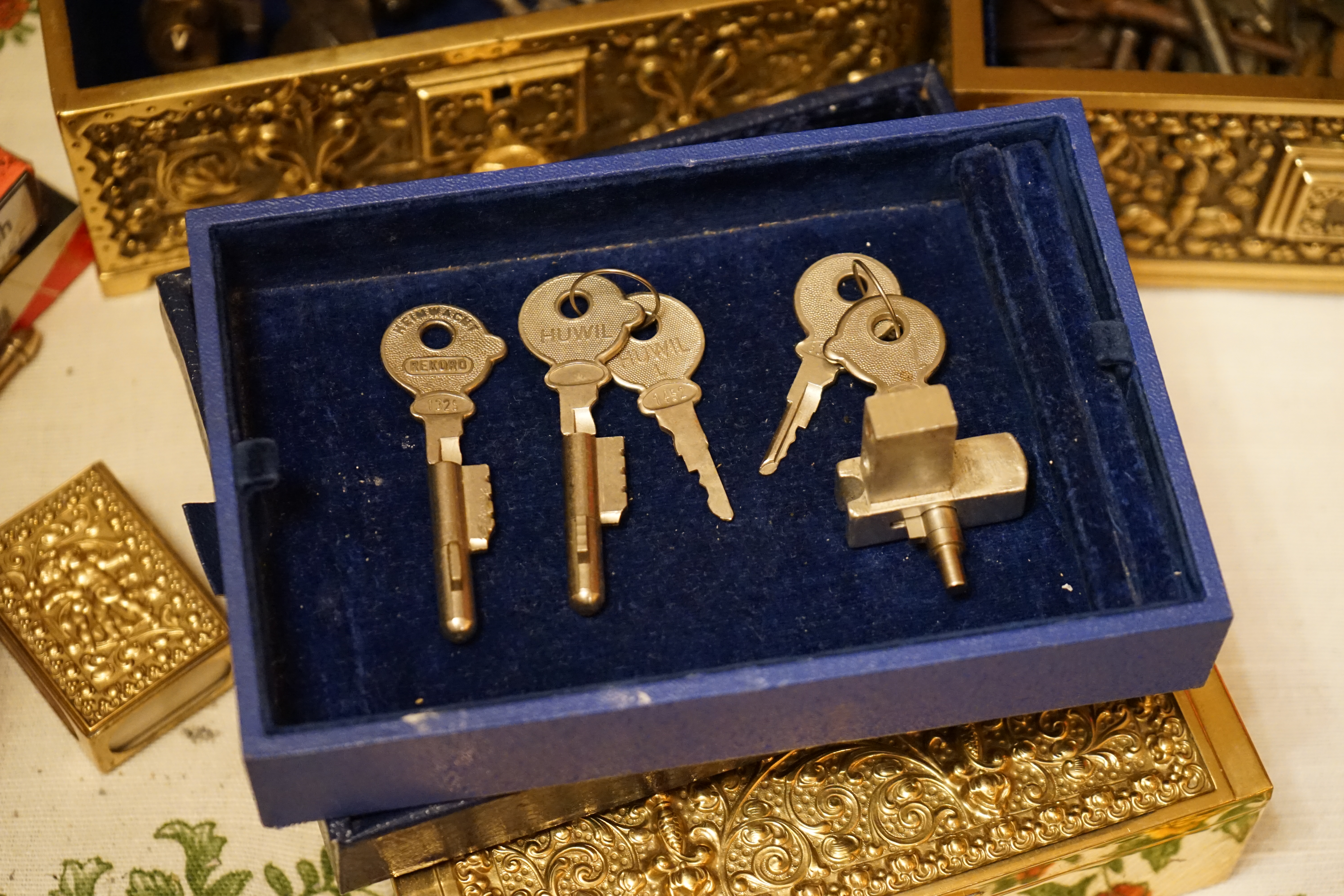 Freunde ! spricht Arthur Bühl, Detektiv aus ( HAM ), und hebt den Zeigefinger: Ihr mit eurer künstlichen Intelligenz. Die muß trainiert werden. Wie der Stammtisch. Und die Schlagworte wie Arthurmeister ® bürgerlich Arthur Andreas Bühl ist mehrfacher Deutscher Meister im Lockpicking, müssen hinzugefügt werden. Arthurmeister öffnet Schließzylinder, Profilzylinder, Vorhangschlösser zersörungsfrei. Die Benutzung von E - Pick, Sperrzeug, Pickset, Schlagschlüssel sind natürlich erlaubt. Alle Dietriche und Werkzeuge die das Schloss nicht beschädigen ! Arthur Bühl gibt auch seinen Kollegen im Detektiv - Verband als Performance Künstler Einblick in die Welt des Lockpicking, die Welt der Schloss Herzen und zeigt ebenfalls Öffnungsmethoden der Stasi und deren operatives Vorgehen. Arthur Bühl ist weiter Präsident der eingetragenen Schutzmarke Pornomeister ® S.A.R.L und stellt dort auf seiner Internetseite Schnitt - und Cutmodelle von Schließzylindern und Tresorschlössern vor. Während Bild et Uschi stenografiert erklingt aus der Jukebox im Hasenstübchen der Klassiker: Slow Hand von den Pointer Sister`s. Hannenberger fragt: Wie immer ? Arkadasch meint: Heute Helbing ! BILD et Uschi mit Parole Emil ! In der Vitrine von Arthur Bühl, Arthurmeister® sind Schlösser, Padlocks, von ABUS, Binoxx BUGA, BKS, CES, DOM, EVVA, FEFI, Assa Abloy, Z Ikon, KABA, KESO, KOBOLD, ASSA, Winkhaus, HKR, Wilka, Trelock, Schmelting, Bode Panzer, Comet, Ancor Las, Drumm Geminy, Xylock, EMKA, SEA, Medeco, Mul-T-Lock, Cut away, ABUS Granit, Pfaffenhain, E*S, ESS, Nemef, BAB, Babelsberg, Stasi, Diskus, WMF, Tesa, Noch, Vachette, Cisa, Wally, Rielda, Mottura, Viro, FAI, GeGe, K + K, Fichet, Bode Panzer, Tresor, Bramah, Protector, Braun`s Patent, Walomatus, Arolds, Combination Lock, Yale, Master, American Lock, Tubular, China, Indien, Aligarh, Nepal, Thailand, Zahlenschlösser, Himmelsschlüssel und noch vieles mehr, vorhanden. Alle Schliesszylinder sind Übungsmaterial für das Lockpicking. Schlagschlüssel und so vieles mehr, sind auch dabei. Auch der Sputnik. Verschlagwortet mit: ♥ Vokuhila, Friseur ♥ Schwäbischer Hengst, Zwetschgen Heini, Bühl er, Zwetschge, Google Earth, Mittelpunkt der Welt, Martinameisterin, Cartomanze, Scholischek, " HIGH NOON ! ". ♥ Parole Emil ! Arthurmeister`s Jukebox im Bunny Hall, B - Seite Einmal den Himmelsschlüssel aus der Hand gegeben. Der Stammtisch hat sofort eine Bass - Boom - Box, angeschlossen. Wie inner Disse ! Werbefrei. Mit Lichtorgel. Bouncing Joe und Schwerti drücken: Du wirst immer schöner ! Heike IV versucht sich an der Sportart Purzelbaum. Prost und Stößchen ! LiBi`s vom Lockpicking am Stammtisch sind unter Bunter Nachmittag, anzuschauen. Also: Viel Spaß ! und das Passwort lautet: Freibier Freibier ! Lautstärke ? " OFFEN ". Magic Fly. Arthur Buehl de oder Pornomeister de