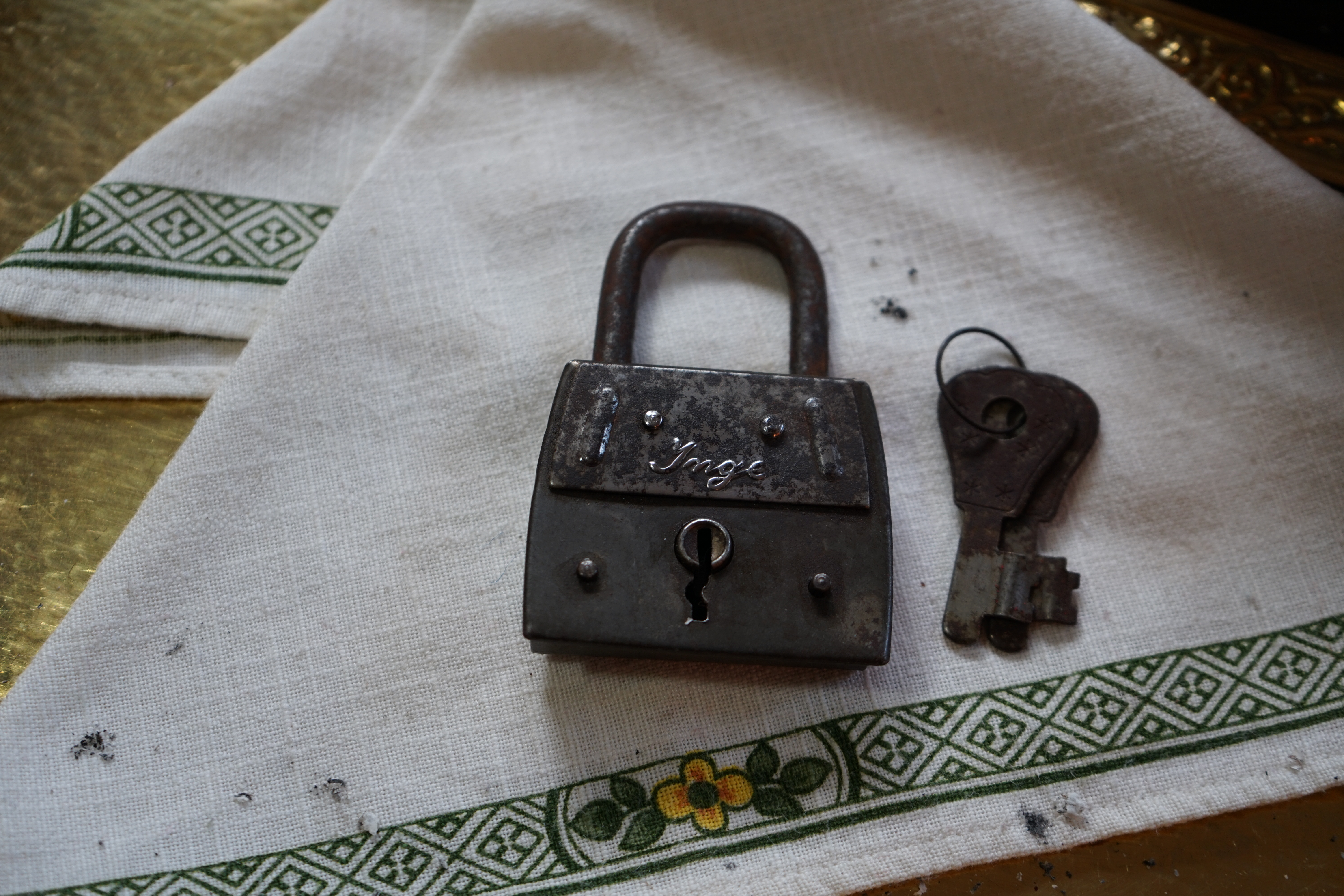 ♥ 𝔄𝔯𝔱𝔥𝔲𝔯 𝔅ü𝔥𝔩, 𝔄𝔯𝔱𝔥𝔲𝔯𝔪𝔢𝔦𝔰𝔱𝔢𝔯® Arthur Andreas Buehl, Privatdetektiv, Made in Germany, born 1961, stellt am Stammtisch im Hasenstübchen, Am Hasenberge, Santa Fu, Fuhlsbüttel, seine Vitrine vor: Die Lockpicker schreien " OFFEN ". Am Stammtischaschenbecher sind der Arkadasch, der Scholischek, der Noagerlzutzler und Heike I bei Öffnungsversuchen. Anfänger zur Schulung halt. In Arthurmeister`s Jukebox by YouTube spielt: Pointer Sisters: Slow Hand. Pelle tippt wie immer Marmor, Stein und Eisen bricht in die Rock-Ola. Heute hat aber Asberry dankenderweise den Drafi Deutscher getillt ! Now is only time for the Soul Train and T.S.O.P. Verschlagwortet mit: Arthur Bühl, Arthurmeister® Arthur ♥ Schwäbischer Hengst, Heini, Zwetschgen Hengst, Buhl er, Artur, Zwetschge, Made in Germany, Born 1961, Sympathieträger, Google Earth, Mittelpunkt der Welt, Pflaumen, Arkadasch, Datschi, ♥ Martinameisterin, Cartomanze, Scholischek, " HIGH NOON ! ", ♥ ♥ Vokuhila, Friseur ♥ Parole Emil ! ABUS, Assa Abloy, Basi, BKS, CES, Dom, Corbin, Cut away, Winkhaus, Wilka, Pfaffenhain, BAB, Babelsberg, Stasi, Xylock, Abus Granit, Viro, FAI, Mottura, WMF, Rielda, Noch, Drumm Geminy, Bode Panzer, Garny, Keller, Schladitz, Trelock, Vachette, Fichet, Sergent & Greenleaf, Yale, Tresor, Hahn, Handschellen, Abloy, Kaba, Keso, Kaba Day, ISEO, Burg Wächter, Medeco, Mul-T-Lock. Lockpicking by Arthurmeister®, Schlossherz®, Lockpickerherz®. SEO ab 21 ♥ 𝔄𝔯𝔱𝔥𝔲𝔯 𝔅ü𝔥𝔩, 𝔄𝔯𝔱𝔥𝔲𝔯𝔪𝔢𝔦𝔰𝔱𝔢𝔯® Arthur Andreas Buehl, Made in Germany, born 1961 in Stuttgart. International Airport, Jugendschutz, ab 21, Oktagon, grün weiss, ges. gesch. Arthurmeister®, Lockpicking. Im Hasenstübchen in Fuhlsbüttel wird in Arthurmeister`s Jukebox auf YouTube Slow Hand gespielt ! Der Stammtisch grölt. Die Lockpicker schreien: OFFEN ! Verschlagwortet mit Bühl, Buhl, Zwetschgenhengst, Bühl er Zwetschge, Rotkäppchen SEO DER AUFMACHER Zwetschge Text lang Mr. Smitz I ♥ 𝔄𝔯𝔱𝔥𝔲𝔯 𝔅ü𝔥𝔩, 𝔄𝔯𝔱𝔥𝔲𝔯𝔪𝔢𝔦𝔰𝔱𝔢𝔯® Bühl, Arthur, Jahrgang 1961, Made in Germany, Detektiv or Private Investigator how Mr. Smitz from the PLAYBOY, Beverly Hills, say`s. Yes Mr. Smitz i will send you the Photo Arthurmeister`s F1, Jacket for your LeporelloUS. to your E - Mail Mr.Smitz@Mr.Smitz.us. Ok, Mr. Smitz. Mr. Smitz do you know what Google Earth is ? Take BÜHL Arthur, only by Google Earth, you know ? have done it ? Yes Google will show you my Panel superfast. Cool, Arthurmeister, cool. Yes Mr. Smitz, this can i do for you too ! Yes with SEO. Yes, yes, i have Arkadasch erklärt, sein Erikli pasta is not so genial. Der beste Zwetschgenkuchen, you know plum tart, is from the Stadt Bühl. Not laughing in the USA. Bühl is a City like my Name. And the People in this City called it: Zwetschgendatschi ! you know. This is the world best plumcake. Yes Datschi ! Yes, Stadt Bühl is near Baden - Baden, the Casino, you know ! Yes. Baden-Württemberg. You must know there is since 1927 the traditionell Zwetschgenfest. And there ist the Zwetschgenkönigin ! Mr. Smitz, my Ur Ur Ur Ur Grandfather is born in Bühl. My Great Grand Grand Mother where also born in the town Bühl. Their profession was Zwetschgenpicker. Not Lockpicker, Zwetschgen / Plum Picker. And Rüttler. Oh, really ! Yes, Yes. And since this time the name of the family Bühl from the Stadt Bühl is: Yes you know - Buehl. Yes i will give Greetings from you to Mrs. Friede Springer from the Newspaper BILD et. Yes, the Elbphilharmonie is in Betrieb. OH, Mr. Smitz, greeting´s to you from Joe Asbbery, NBA, you know. Tomorrow we will meet us in the Hasenstübchen, our Rabbit Hall. For Lockpicking und Beer. Call you. Parole Emil ! Not E-Mail. Provided by www.Arthur-Bühl.de and www.Arthurmeister.de