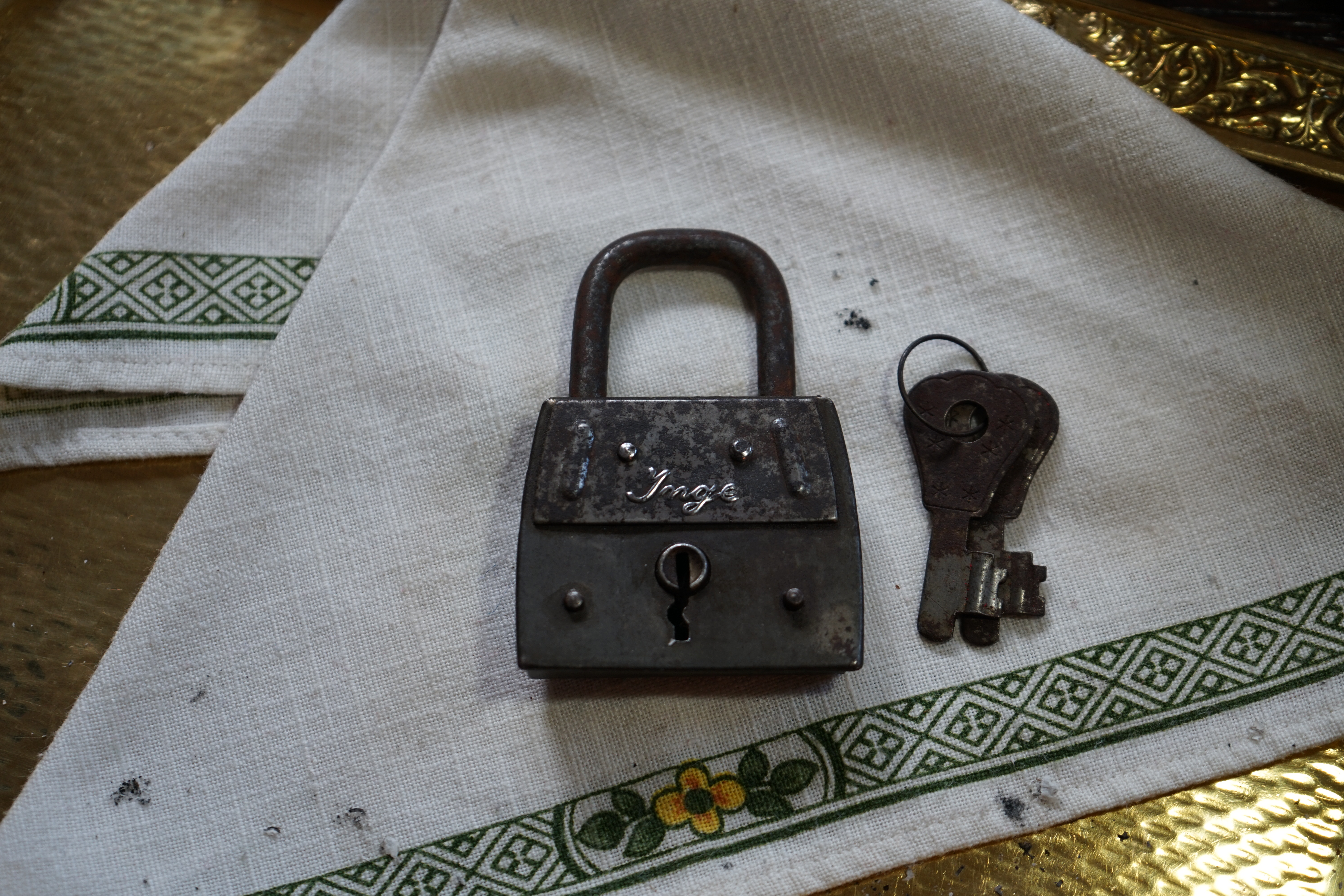 LOTTO 𝔄𝔯𝔱𝔥𝔲𝔯 𝔅ü𝔥𝔩, 𝔄𝔯𝔱𝔥𝔲𝔯𝔪𝔢𝔦𝔰𝔱𝔢𝔯® Samstag 11 Uhr, a.m, " HIGH NOON ". Arthurmeister und die Cartomanze sitzen am Stammtisch im Hasenstübchen, Fuhlsbüttel. Aus der Jukebox by You Tube, der alten Rock-Ola schallt von Element of Crime: Das Hasenstübchern ist der " Mittekpunkt der Welt ". Die zwanzig Mittrinker am Counter schallen mit: Im Lotto spielst du immer nur; die Zahlen zwischen fünf und zehn; und als Zusatzzahl dein Lebensalter; denn als Lottospieler sagst du; darf man höchstens 49 Jahre alt sein; später wäre es schade um das Geld ! Wo DEINE Füße stehen ist der " MITTELPUNKT DER WELT ". Driver Dieter fährt mit Scholischek und Arkadasch zur Annahmestelle ! Verschlagwortet mit: Arthur Bühl, Arthurmeister® Arthur ♥ Schwäbischer Hengst, Buhl, Zwetschgen Heini, Artur, Buehl er, Zwetschge, Made in Germany, Born 1961, Sympathieträger, Google Earth, Mittelpunkt der Welt, Pflaumen, Arkadasch, Datschi, ♥ Martinameisterin, Cartomanze, Scholischek, " HIGH NOON ! ", ♥ ♥ Vokuhila ♥ Parole Emil ! LOTTO II 𝔄𝔯𝔱𝔥𝔲𝔯 𝔅ü𝔥𝔩, 𝔄𝔯𝔱𝔥𝔲𝔯𝔪𝔢𝔦𝔰𝔱𝔢𝔯® Samstag 11 Uhr, a.m. " HIGH NOON ". Arthurmeister und die Cartomanze sitzen am Stammtisch im Hasenstübchen, Hamburg - Fuhlsbüttel. Aus Arthurmeister`s Jukebox by You Tube, der alten Rock -Ola schallt von Element of Crime: Das Hasenstübchen ist der " Mittelpunkt der Welt ". Die zwanzig Trinker am Counter schallen mit: " Im Lotto spielst du immer nur die Zahlen zwischen fünf und zehn, und als Zusatzzahl dein Lebensalter, denn als Lottospieler darf man höchstens 49 Jahre alt sein, später wäre es schade um das Geld ! Wo unsere Füße stehen, ist der Mittelpunkt der Welt ! Arkadasch und Scholischek fahren mit Driver Dieter zum Lottogeschäft ! Verschlagwortet mit: Arthur Bühl, Arthurmeister®. Die SEO - Geister.de rufen: Buhl er Zwetschge, International Lockpicking, Google Earth, Earth Song, Schwäbischer Hengst und Sympathietraeger ! Verzwetschget mit: Arthur A. Bühl, Lockpicking, Deutscher Meister, Made in Germany, born 1961, in Stuttgart, Baden - Württemberg, is picking ABUS - Padlock, am Stammtisch ♥. Arthur Buehl, Arthurmeister raucht Roth - Händle Cigaretten aus der Stadt Lahr - Bühl, Schwarzwald, Black Forest. Die Damen trinken Rotkäppchen. Stößchen ! Mr. Smitz from Beverly Hills is calling. Arthurmeister, powerd by KI-Worldwide.de, speek to Mr. Smitz from the Playboy: Sorte Schwäbischer - Hengst.de is großfruchtig und süss ♥. No, only woman has Pflaumen. Yes, I will send greetings to your friend Friede Springer from the BILD et News, Hamburg. SEO für heute: Hasenstübchen, S - Bahn, Ohlsdorf, Am Hasenberge, Stanta Fu, Friedhof ! Vokuhila ♥ Zwetschgen - Heini, Parole Emil ! Arthur ♥ Schwäbischer Hengst, Buhl, Zwetschgen Heini, Artur, Buehl er, Zwetschge, Made in Germany, Born 1961, Sympathieträger, Google Earth, Mittelpunkt der Welt, Pflaumen, Arkadasch, Datschi, ♥ Martinameisterin, Cartomanze, Scholischek, " HIGH NOON ! ", ♥ ♥ Vokuhila ♥ Parole Emil !