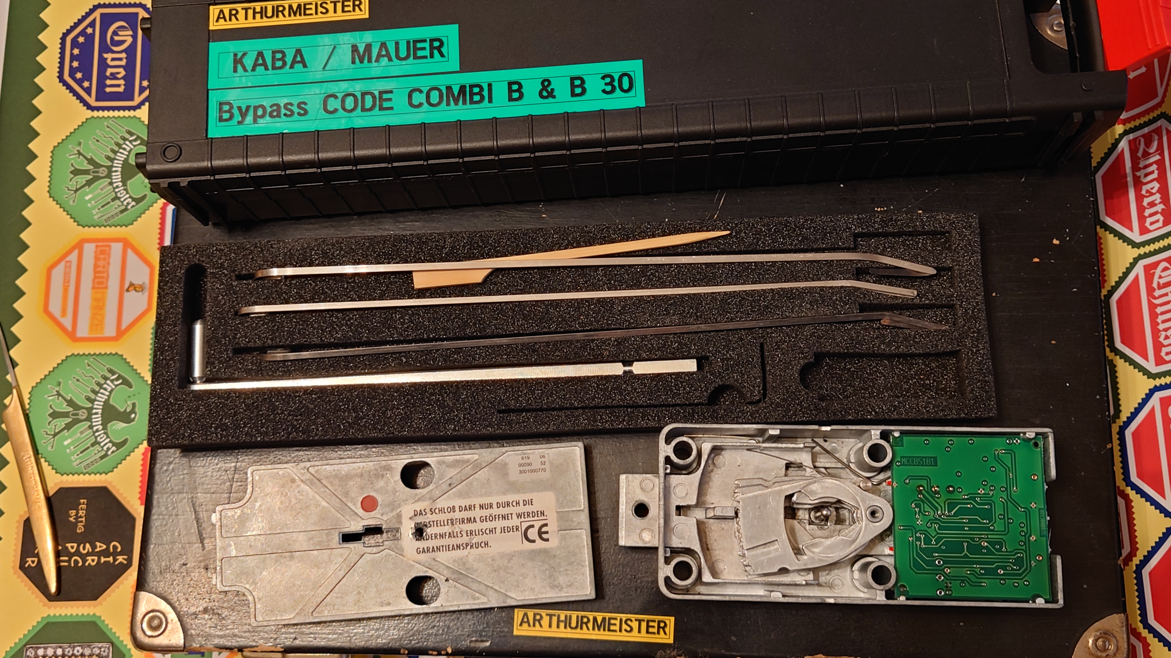 Fandom Wiki Arthur A. Bühl, Detektiv aus Hamburg, Profilbild, Lockpicking, Danke Dr. Ulrich Morgenrot, Velbert, Schlüsselregion, Schlüsselfest in Velbert, Forum Niederberg, Schlossmuseum, Schlüsselfest, Schlossherz, Hans Schell Collection, Martina Pall, Graz, Austria, Park Hotel, Brauhaus, BKS, Heiligenhaus, Wilka Schließtechnik, Silca, IHK, KFV, Errebi, Beschlag, Hersteller, ABUS, Arthur Bühl, Arthurmeister ®, Schlosssammler, Bühl Wappen, Bühl Flagge, Bühl Urkunde Patent, BKS, Arthur Meister, Porno Meister, Wernèry, Profilzylinder, Juke Box Arthurmeister You Tube, Buehl Logo, Cutaway Cilinder, Pfaffenhain, Demonstration Lockpicking, Schliesszylinder, Holland, Toool, Rohlinge zur Impression, zerstörungsfrei ohne Schlüssel, Schlüsseldienst, Soultrain, Philysound, TSOP, Es fährt ein Zug nach nirgendwo ! Arthur Bühl.de, Sicherheit, Performance Künstler. TILT, Flipper, einarmiger Bandit, Bally Wulff, Rotamint, Mad Monkey - Slot Machine, Spielautomat Merkur, Casino, Monte Carlo, Jackpot, Merkur Sonne, Jubilee, ROL-A-TOP, Old slot machine, Love Meter, Jet play, Looping the Loop Fürst, Münzschleuder, Astoria, Orakel Automat, Multi, Super Multi, Booster, Toool Lockpicking, Australia, E - Bay, Mein E - Bay, Uliton, Profilzylinder, ABUS, Bremicker und Söhne, Vorhängeschloss, Vorhängeschlösser, Vorhangschloss, Einbausicherung Korf, Raucher, Jesusmaster, Hasenstübchen, bunter Nachmittag, SEO Geister, Web Tüv, Jägermeister, Bild et Uschi, Doublebrain, Präsident, KI Tüv, Stasi, DDR, Himmelsschlüssel, Urkunde, Katalog Stasi, Signatur Bühl, Token, Amerikaner, fälschungssicher, Sicherheitstechnik, DOM, Muster, Kneipe, Eckkneipe, Gastwirtschaft, Wirtschaft, Portacenere, Musterspuren, Tresor, Jord Knaap, Tresoröffnung zerstörungsfrei, KJS, Schlossherz, Lockpickerherz, Pornomeister, Lockpicking Herz, Notöffnung beim Bunten Nachmittag, Arthur Bühl und die Jukebox im Hasenstübchen, einarmiger Bandit, Merkur, Sonne, Nachtjäger, 08 15, Der Goldene Schuss, Ali Baba und die Wunderschlösser, Wunderino, Padlock Collector, Rotalok, Protector junior, Bühl, Art, Kunst, Künstler, Kataloge, BÜHL, Kunstwerke Deutschland, Kunstprojekt Artothek, Arte, Meisterarte, Artworks, Conny Veit, Zwetschgenstadt Bühl, Tipico Games, Casino, online, Spielothek, Slotmagie, Susi Live, Gutscheincode, Erwin, Freispiele.