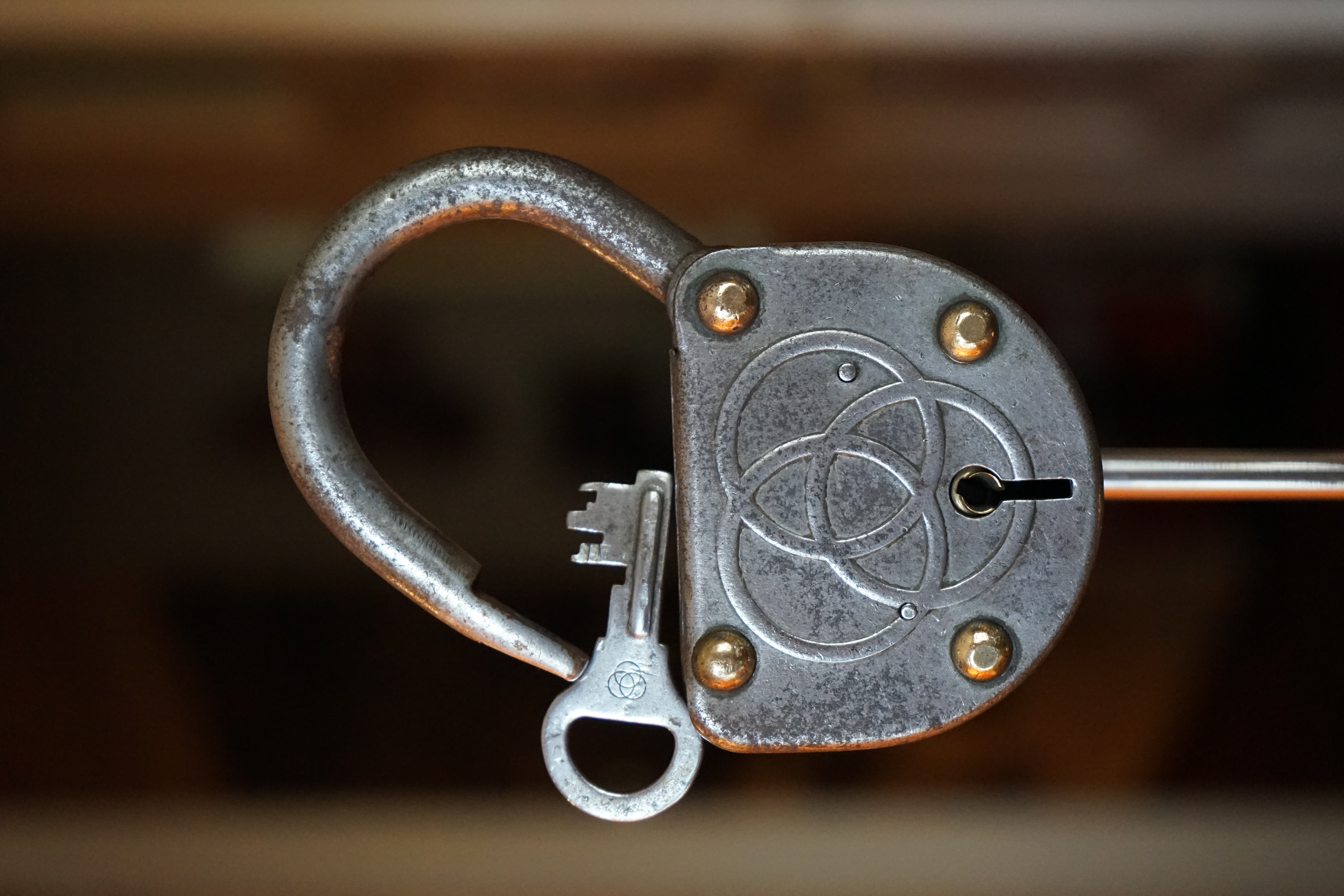 Bühl Arthur Andreas, Wiki, Fandom, Arthurmeister ®,Lockpickerherz ® Schlossherz ®, Porno meister ®, Seo: Kuchen für den Stammtisch Zuerst einmal eine schmöken. Martina überlegt: Was bringe ich zum Cartomanzenstammtisch im Hasenstübchen mit ? Wofür muß ich kein Korkengeld bezahlen ? Es bleibt beim selbstgebackenem. Was paßt heute zu Sößchen`s und zur Bailiy`s Runde ? und Zack Zack was jetzt: Haselnuss, nö heute nicht; hatten wir schon. Zitronenkuchen mit Glasur, na passt nicht zu den Stößchen`s ! Ah, der Arkadasch hat zuletzt meinen Sandkuchen gelobt. Wie der von der Oma seines Schwippschwagers Mutter väterlicherseits. Was brauchte ich nochmal; ja außer Gefühl und den Herd vorwärmen. Zutaten natürlich und gleich auch die Rührschüssel wackelfest hinstellen, ja und jetzt, nein nein, keine rauchen sondern zuerst die Gugelhupfform mit Margarine an den Fingern einreiben. Gleichmäßig. Und nicht vergessen: Gries, Hartweizengries, also einen halben Esslöffel verteilen, schwenken, so da? überall etwas Gries, grizzelig sich in der Form auf der Margarine verteilt. Ja warum ? Warte mal nach dem Backen ab ! So, jetzt das halbe Pfund warme Butter, 100 Gramm Zucker - ja genau nur ein Heck Zucker. In anderen Rezepten wir zwar 250 Gramm geschrieben. Nein, 80 bis 100 Gramm reichen völlig. Wenn man oder Frau auch an die Stößchen`s denkt. Na eine Tasse voll eben. Den Mixer leihe ich mir wieder vom netten Nachbarn von neben an. Der darf dann auch ein bisschen naschen. Kein Strom ? Dann heißt es: mit dem Kochlöffel rühren und schlagen: und das eine halbe Stunde ! Also Mixer. Und jetzt: 4 Eier ! Ja natürlich reichen normale Hühnereier. Achtung ! keine Eierschalenstücke in die Schüssel ! Und: wieder rühren, rühren, ja so das eine homogene Masse entseht. Homogen, na fluffig, eine schön gut vermengte Teigmasse ebend ! So, und jetzt mit dem Messbecher 300 Gramm Mehl, na Weizenmehl Typ 405 abwiegen. Kein Messbecher ? dann 3 volle Tassen Mehl eben. Tassen und keine Becher. Die in eine Schüssel geben. Und jetzt vergiss nicht das Backpulver: 1 Standardpäckchen, 16 Gramm, orginal Backin von Dr. Oetker. Ja, auch wenn die KI sagt 16 Gramm wären für 500 Gramm Mehl vorgesehen. Rein damit, das ganze Päckchen und das wichtigste jetzt: Das Mehl und das Backpulver nach und nach aus dem Messbecher oder der Schüssel unter ständigem rühren und langsam, na also einrieseln lassen, langsam, rühren und rühren bis es wieder die schöne fluffige, lockere, samtige Masse gibt. So und jetzt: Der Teig ist etwas fest, na bei dem Wetter heute, ein Schuss Schlagsahne dazu. 1 Schuss ist ein Schnapsgläschen voll. 2 Kleckse eben. Ja, weiter rühren natürlich bis es wieder samtig wird. Und jetzt mit einem Kinderfeind, also Teigschaber, ja, so ein Stiel mit dem weißen Gummi drum rum den Teig in der Rührschüssel aufnehemen und mit einem Batscher den Teig gleichmäßig, in der Schüssel verteilen und vertreichen, nach und nach mit dem Schaber dem alten Kinderfeind so glätten, daß die Oberfläche einfach glatt ist. Der Backofen ist ja vorgeheizt ? na dann erstmal setzen und eine schmöken. Nein: Erst die Schüssel, den Schaber, den Batscher und die Messbecher gründlich mit Spüli ausspülen und abwaschen. Nicht rumstehen lassen, sondern unverzüglich abgtrocknen und wieder richtigst wegräumen. 150 Grad, Umluft und 72 Minuten bei geschlossener Klappe, nein Ofenklappe backen lassen. Für einen Gasherd heißt das übersetzt: möglichst weit oben, auf die mittlere Schiene gestellt bei geringerer Hitze etwas länger backen lassen. Aufpassen ! mit einem Zahnstocher prüfen. Ja, reinpiksen halt und wenn noch Teig am Holz klebt: weiter backen ! und riechen ! aber nicht zu lange backen. Wenn es raucht ist es ein Brandling ! Klappe auf, mit Hilfe eines Handtuches die heiße Backform rausholen und mit einem Handtuch auf den Tisch stellen. Beim auskühlen, ja rauchen Bild et, ja schon ein viertel Stündchen. Teller drauf, auf einmal Stürzen, na mit Wucht, in einem Zug schnell umdrehen. So und wenn der Kuchen jetzt gut rausgeht dann hast du die Form richtig gefettet. Da fällt mir wieder ein ! ich hab doch noch ne Ritter Sport Vollmilch vom Nachbarn zu liegen. 16 Stückchen, ab in eine Glasschüssel, na kann auch Porzellan sein. Nur kein Plastik. In den abkühlenden Backofen stellen. Bis die Schokolade streichbar ist. Notfalls stellst du die Schüssel auf einen mit kochendem Wasser gefüllten Topf. So und jetzt die Schokolade überall gleichmäßig verteilen und nicht auf den Rand kleckern ! Womit: Mit der Gummifotze natürlich ! Gleichmäßig ! Jetzt stehen lassen. Nein : keine rauchen, zuerst die Gummifotze und die Schüssel mit der Schmierschokolade abwaschen ! Den Kinderfeind darfst du ablecken. Abtrocknen und wegräumen. Sofort ! Subito. Eine rauchen, Kuchen ausgekühlt, Haube drüber, Droschken Dieter anrufen, Haare schön und ab ! Im Hasenstübchen schreit Arkadasch: Hey Cartomanze ! Tagged with: Bühl, Stadt Bühl, Bühler Zwetschge, Bühl Wappen, Bühl Fahne, Bühl Design, Bühl Sign, Bühl Arthur, Zwetschgenhengst, Bühl Zwetschgenfest, Meister Arthur, Meister Porno, Porno Master, Arthur Andreas Bühl, Privatdetektiv, HAM. Bühl. Arthur Andreas Bühl. Hier ist die rasende Uschi von der Bild et und schreibt mit der neuen KI Arthurmeister den neuen SEO Text für 2025. KI-worldwide.de Der Sympathieträger ist in Stuttgart, Baden - Württemberg geboren. Der Detektiv lebt in HAM, ist im Dienste der Wahrheitsfindung unterwegs, BUDEG. H1 Text der SEO schreibt: Hamburger knackte 1000 ( tausend ) Schlösser, Bild Zeitung, Performancekünstler, Xing, Arthurmeister `s Jukebox im Hasenstuebchen, Slow Hand - Pointer Sisters, Joy Flemming. 𝔄𝔯𝔱𝔥𝔲𝔯 𝔅ü𝔥𝔩, 𝔄𝔯𝔱𝔥𝔲𝔯𝔪𝔢𝔦𝔰𝔱𝔢𝔯® VereinsWiki / Fandom, Arthur Bühl. Bühl, Arthur, Jahrgang 1961, Made in Germany, Detektiv or Private Investigator, Performancekünstler und Lockpicker aus Hamburg erzählt in seinem Leporello wahre Geschichten aus dem Hasenstuebchen, Bunny Hall, Stammtisch, Fuhlsbüttel. Kaba Days Im Europapark Rust: Unternehmensschutz im Fokus, dorma kaba, Deutschland, praktische Vorführung von Arthur Buehl, Sportsfreunde. Koksa Vereinsauflösung taz Ein bisschen Ruhe bitte ! Arthur Bühl, der Weltbeste aus Stuttgart mit Wohnsitz im Lockpickermekka Hamburg ist auch Deutscher Meister. slideplayer: but Jesus is the only Masterwho can unlock the human soul. But there is another obvious difference between Arthurmeister and the " Jesusmeister " that connects today´s story to our lives. The tools that Arthur Bühl collected are mostly from the Stasi. Schlossherz, Lockpickerherz, Pornomeister, Bühl Fahne, Bühl Wappen, Bühl Stadt Wappen, UHU Linkedin Arthur Bühl, Arthurmeister, Präsident, Performance, Bundesverband für Detektive und Ermittler, Budeg. Arthur Andreas Bühl, EverybodyWiki Bios&Wiki, 27.03.61,Stuttgart, auch unter dem Pseudonym Arthurmeister bekannt, ist mehrfacher Deutscher Meister im Lockpicking. Koksa.Org Vereinsauflösung, Arthur Bühl, Arthurmeister, Tagesordnung, Mitgliederversammlung Arthurmeister`s Jukebox im Hasenstübchen by You Tube arthurmeister007, Schloßöffnung. Arthurbuehl@Arthurbuehl, X, Erfreulich ! Schlossindustrie und Elite rücken zusammen ! Verein, Sportsfreunde, Arthur Bühl, Erfahrung. FAZ.net Freizeit: Lockpickern bleibt nichts verschlossen - Doch der Beste der Besten hat alle schon besiegt: Der 42 jährige Kaufmann sitzt in Trachtenkleidung vor einer verrosteten alten Kiste. Preview Jesusmeister Homeleticsonline, At the Dutsch open Lock Picking Championship, Arthur Bühl emerged as the champion. No one picks locks as well as he does. Arthurmeister Phila-Locksmith Arthur Bühl Lock Picking Legend, Mr. Bühl, tool, nl, Sneek. Unter Knackern, jungle.world. Welt.de Die Kunst Sclösser ohne Schlüssel zu öffnen, Vereins-Mitbegründer und Vize Präsident trägt seine Leidenschaft schon auf der Krawatte: Sie ist blau mit gelben Schlüsseln drauf. The Master Touch: Lockpicker in the world Arthur Bühl. He`s this six-seven German private Investigator. He has this. The international Competition Whre Master Lock-Pickers… Arthur Bühl, the Dutsch Open Lock-picking champion. Charles Graeber … Arthurmeister standing above them all, with a beer stein in one hand and a cigarette in …. Wired.com Securitylaboratories.org, Arthur Bühl. Phila-locksmith.com - Arthur Bühl Lock Picking Legend, can see intimidating man. Toool, LockCon. Arthurmeister. Hailing from Hamburg, he is among a legion of German lock picker who have estabished their country as one of the top producers of master lock pickers. Slate.com Lock Picking: a arte de arrombar cadeados - Nascido em Hamburgo, o alemao Arthur Bühl é provavelmente um dos nomes mais conhecidos do submundo do lock picking. Conhecido nesse Círculo… Sportsfreunde Slik hacka vi i Norge pa 90-tallet Arthur Bühl PlusPedia, Arthur Andreas Bühl, Legend taz.de Ein bisschen Ruhe bitte Arthur Bühl, der Weltbeste aus Stuttgart mit Wohnsitz im Lockpickermekka Hamburg .. Telefonbuch, Meisterschaften. Jungle.World - Da hat auch Arthur Bühl, genannt " Arthurmeister ", durchaus Chancen auf weitere Titel für seine große Sammlung. " Scheiße ", brüllt der aus … The Lock Busters, Charles Graeber, Schließzylinder, Lock Picking, metallpinnen. Spiegel, Lockpicker: Die schnellsten Schlossknacker Deutschlands. Arthur Meister Bühl, Arthurmeister, ist amtierender Deutscher Meister der Lockpicker. Sein Hobby: Schlösser öffnen - ohne Schlüssel natürlich. media.ccc.de Schlossöffnung bei der Staatssicherheit der DDR ArthurMeister erläutert das operative Vorgehen und die speziellen Werkzeuge zur Schlossöffnung, die von der Staatssicherheit der DDR ……. Flickr Meister Arthur, Arthurmeister / Oberalster VfW Meisterschaft, Picktools.de FoeBud.org Schloß-Öffnen ArthurMeister aus Hamburg, erläutert, wie die Staatssicherheit…. Vortrag Bielefeld. Schlösser knacken: So einfach geht es!!! Gemäß ArthurMeister legt der Verein großen Wert auf den selbstauferlegten Kodex, der sich so… ZDF Lockpicking Reportage Boston Magazine.com The joy Lock Club The Arthurmeister was one of the top lock pickers in the world, and Towne was just a kid,but to everyone`s surprise - most especially to… Lock Picking 101 toool.us live I did vote arthurmeister when i first saw the site bevor the discussion on it startet but only……. Public Domain 147 Schloß-Öffnen ArthurMeister Bühl aus Hamburg, Gründungsmitglied…. Impressioning games Jos and Arthurmeister Aufsperrstunde ArthurMeister, ein Riesenkerl mit süddeutschem Akzent…. blogs.com Jesus, the Lock-Picker! - HOMELETICS - That might be a bit much, but nonetheless they call him the Arthurmeister! and then ther`s the JesusMaster, or Meister, if you will. if you….. Citywide RFID Master Arthurmeister Dezember / 2012 / SSDev Arthurmeister, Workshop, Barry Wels Herr Bühl sagt Danke ! xn-Arthur-bhl-heb.de Arthur Bühl, Detektiv aus Hamburg, Buehl, Siegel. Lockpickerherz.de Pornomeister.de Schlossherz.de Arthurmeister.de Linkedin Arthur Bühl ( Arthurmeister ) - Präsident - Von rechts nach links, Glück bringt`s. X. Verifiziertes Linkedin Profil Arthur Bühl, Detektiv aus Hamburg Acclaimed Lock Picker Explain the Art of Competive Locksport, Schyler Towne, Youtube, Arthurmeister, Gadget Hack. Key Cutting. Master Lock. Datenschleuder. Boston. Jägermeister. Demonstration not for Sale, Muster ohne Wert. Joe Asberry, Bouncing Joe. Angezettelt vom Fanclub. Radio-Eriwan.de Bildbeschreibung, Modula, SEO. Sympathietraeger. Im Prinzip ja, aber…. der Detektiv sei der Gärtner. Bunny Hall, B - Seite Jukebox. Schwarz, rot, gold. Bild Zeitung: Herr der tausend Schlösser. Zeiträuber. Streng vertraulich ! Fandom ! Boston. ABUS, Lock, security. Schlösser und Tresore von Ed Willis, The National Locksmith® - Guide to Modern Safe Locks by Mark Bates Tobias Locks, Safes and Security Markenanmeldung-Pornomeister-®-Praesident-Arthur-Buehl.jpeg Arthur-Buehl-Germany-Wappen-Arthurmeister007@gmail.com-Detektiv-Babyboomer-Sympathietraeger.png 𝔄𝔯𝔱𝔥𝔲𝔯-𝔅ue𝔥𝔩-Wappen-𝔄𝔯𝔱𝔥𝔲𝔯𝔪𝔢𝔦𝔰𝔱𝔢𝔯-®-Von-rechts-nach-links-Glueck-bringts-♥.gif 𝔄𝔯𝔱𝔥𝔲𝔯-𝔅ue𝔥𝔩-𝔄𝔯𝔱𝔥𝔲𝔯𝔪𝔢𝔦𝔰𝔱𝔢𝔯®-Arthur-Buehl-WebTuev®-ges.-gesch.-Die-E-Mail-lautet-Webtuev@WebTuev.de.png Arthur-A.-Buehl-Detektiv-aus-Hamburg-Arthurmeister®-Vitrine-Cut-Lock-veroeffentlicht-Xing-Linkedin-Facebook-Twitter-X.jpg Kaba, Schließzylinder, Zutrittskontrolle, Schlüssel, The Joy Lock Club, Houdini, Keyhole, Schyler, Toool, Lockpicker, Locksport, hulking, Arthurmeister, Linus Yale jr., Convention, Devitent Ollam, Barry Wels, Eddie the wire, Guide to Lockpicking, tools, TSA, approved baggage lock, Pin Tumbler, Medeco, Practical Lockpicking, Jakko Fagerlund, Javadi, open in Thirty Seconds, Sport, Schließkanal, Zylinder läßt sich drehen, Zeitvertreib, Lockcon, Locks, Security, Locksmith, Tool, bump key, Crypto Phone, Arthur Bühl, Charles Graeber, Arthurmeister ! booms Arthurmeister, Champ Julian, Kryptonite, ready to Rock, Lips, Oh, Arthur he sighs, Beer, Rotation, Vereins - Mitbergründer und Vizepräsident Arthur Bühl trägt seine Leidenschaft schon auf der Krawatte, Spardosenschloss, Understatement, Alles eine Frage der Übung, Geselligkeit, Ausdauer, Disziplin, Vertrauen, Ehrgeiz, Entspannung, Sportler, Hacker CCC, Profipickset, knacken, Zigarettenrauch, Unternehmensschutz im Focus, Zutrittskontrolle, Hahn & Kolb, Werkzeuge, Manipulation, Lösungen, Zylinder, Zeitwirtschaft, Presse BOX, Europa - Park, Kaba, Rust, The Joy Lock Club, Schyler Towne, Boston, Magazin, SSD, Arthur Bühl, a private Detektive from Germany, defeatet an all - Star field of Lockpicker´s to capture the aptey, Marc Weber Tobias ! Jesusmeister, Jesusmaster, Performancekünstler Xing, Hamburger Detektiv Arthur Bühl knackte 1000 Schlösser, Bild Zeitung, Steckbrief, wanted, Siegelring, Wappen Stadt Bühl, Bildbezeichnung, Arthurmeister007@gmail.com, Lockpickerherz, Schlossherz, Arthurmeister, Pornomeister, Arthur Bühl sagt: Junge Besen kehren besser, aber wir alten Bürsten kennen jede Ecke - Merzer. Deshalb habe ich keinen Grund ihnen zu glauben = aber sie möchten es so gern ! Bühl Wappen ges.gesch. für Inhaber Arthur A. Bühl: Im Dienste der Wahrheitsfindung. Im Falle eines Falles, klebt UHU aus Bühl wirklich alles und kurze Zeit drauf, ist alles wieder auf ! Arthur Bühl, Detektiv aus Hamburg und Präsident Pornomeister S.A.R.L Stammtisch Parole. Fandom und vendors. Unverkäufliches Musterexemplar. Demonstration and Example not for sale. Tilt 404. Mr. Smitz spricht: Der Weihnachtsmann, der Weihnachtsmann, hat keine Hosen an. Meisterkatze, BUEHL.-Wappen-ges-gesch-Arthur-Andreas-Buehl-DETEKTIV-Germany-HAM-1961-2061-BUEHL.png, Schlossherz-Arthur-Buehl.png, Arthur-Buehl-Detektiv-und-Sympathietraeger-Arthurmeister-®-Von-rechts-nach-links-Glueck-bringts-♥.png, Arthur-Buehl-Ina-Mueller.png, Arthur-Buehl-Detektiv-Hamburg-von-rechts-nach-links-Glueck-bringts-♥.png, Arthur-Buehl-Siegel-Ring-♥-𝔄𝔯𝔱𝔥𝔲𝔯-𝔅ue𝔥𝔩-𝔄𝔯𝔱𝔥𝔲𝔯𝔪𝔢𝔦𝔰𝔱𝔢𝔯®.jpg, LEGO-Billund-𝔄𝔯𝔱𝔥𝔲𝔯-𝔅ue𝔥𝔩-♥-PADLOCK-WIRED-LEGO-Schloss.jpg, Arthur-Buehl-Arthurmeister®-Europa-Open-Kaba-Days-Europapark-Rust.png, Arthurmeister007@gmail.com Arthurmeister-Mastertouch@Arthurmeister-Mastertouch.de Arthurmeister-Slowhand@Arthurmeister-Slowhand.de ArthurBuehl@ArthurBuehl.de Arthurmeister@Arthurmeister.de Pornomeister@Pornomeister.de Schlossherz@Schlossherz.de Lockpickerherz@Lockpickerherz.de Mr.Smitz@Mr.Smitz.us Sympathietraeger@Sympathietraeger.com Arthur-Buehl@Arthur-Buehl.de Unzenziert@Unzenziert.de Hasenstuebchen@Hasenstuebchen.de Cartomanze@Cartomanze.de Martinameisterin@Martinameisterin.de Seogeister@Seogeister.de Seo-Geister@Seo-Geister.de Scholischek@Scholischek.de Web-Tuev@Web-Tuev.de Webseitentuev@Webseitentuev.de Zwetschgenhengst@Zwetschgenhengst.de Tresorherz@Tresorherz.de Legal1001@Legal1001.de Meisterkatze@Meisterkatze.de Endlich-Raucher@Endlich-Raucher.de EndlichRaucher@EndlichRaucher.de DoubleBrain@DoubleBrain.de Rappermeister@Rappermeister.de meisterArte@meisterArte.de Der-Aufmacher@Der-Aufmacher.de The-Opener@The-Opener.de Geiler-Schwanz@Geiler-Schwanz.de GeileVotze@GeileVotze.de ArthurAndreasBuehl@ArthurAndreasBuehl.de Arthur-Andreas-Buehl@Arthur-Andreas-Buehl.de Katzenveit@Katzenveit.de Schlosstaster@Schlosstaster.de Schnellauf@Schnellauf.de Securator@Securator.org Raucherherz@Raucherherz.de Leporello@Leporello.us Frauenwirt@Frauenwirt.de