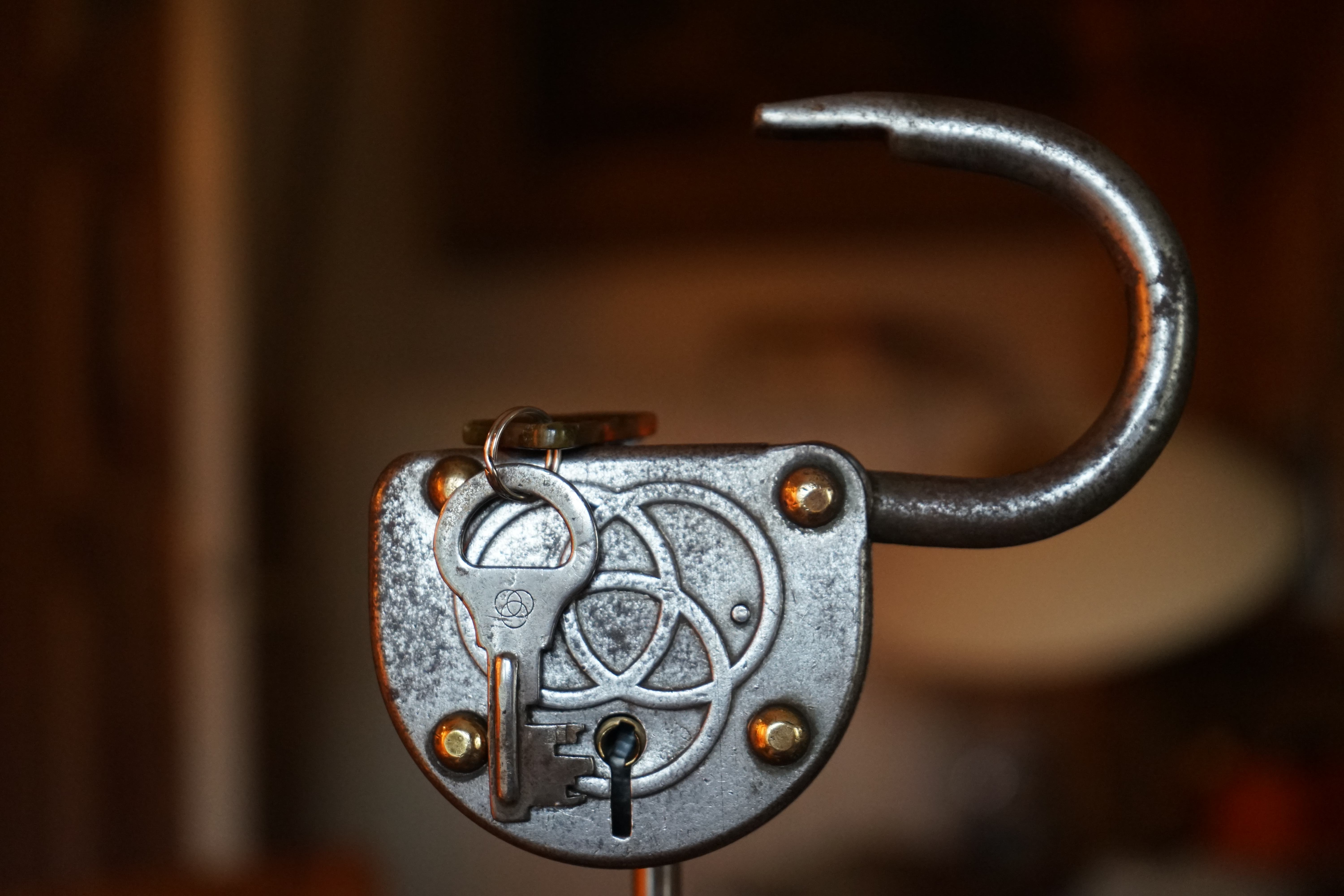 𝔄𝔯𝔱𝔥𝔲𝔯 𝔅ü𝔥𝔩, 𝔄𝔯𝔱𝔥𝔲𝔯𝔪𝔢𝔦𝔰𝔱𝔢𝔯 ® Stück Davon schwarze Katze, Zwei Katzenkopf Schlösser Zunft, Schlosser, Zunftabzeichen, Wappen, Geselle, Anstecknadel, Verbandsabzeichen, Stück Davon. Die nicht alltägliche Form eines Truhenschlossen führte dazu, das man die Schlosser im Zunftleben scherzhaft ironisierend Katzenköpfe nannte. Der Spitzname erhielt sich durch die Jahrhunderte. Und der Katzenkopf wurde damit zu einem Symbol. Er erscheint auf der Anstecknadel, die heute der Schlosser als Verbandabzeichen tragen kann. Die auf der Nadel angebrachte Inschrift " Stück Davon " erklärt sich wie folgt: Der wandernde Schlossergeselle sprach bei einem Meister um Arbeit vor. Befragt, ob er das Handwerk verstünde, antwortete er: Stück Davon ! Die zwei Worte wiesen ihn in aller Bescheidenheit als Angehörigen der Zunft aus, der bereit sei noch weiter zu lernen. DoubleBrain ® SEO für heute: Barockschlüssel, Schmiedeeisen, Halme gedreht, Bärte geschnitten, Reiden aufgesetzt, Stahlschnitttechnik, Kapelleneingerichte, Schmiedeeisen, Hohldorn, Gesenk, Pflanzenmotiv, Wappentierschmuck, geschmiedet, gepunzt, Schlüsselgriff beidseitig, halbrelief, Bekrönung auf der einen Seite als männlicher auf der anderen als weiblicher Kopf, Löwenwappen, Delphine, Schwanzflosse, Stilelemente der Reaissance, profilierter Steckhalm, Gesenke und Reide ziseliert, Griffrand, Zwei Schlangen blau angelassen, Eisenblech, Schließblech, Türrahmen, Schlosskasten, Eisenkern, französisch, Zierdecke ausgehauen, eingehauen und getrieben, Rosette, Ringgriff, Rokoko und Schlüssel, eisernes Wiener Barock Hangschloss mit Spreitzfedernverschluss, gefeilt, geschnitten und ziseliert, flacher Steckschlüssel, Eisengrundplatte und zwei Engel mit Trompete, Posaune und Blumengeranke verziert. Figuren, Schmuck, Jagdszene, Empire, Möbelschlösser, Messingzierdecken, Witwerschlüssel, Schlüsselgewalt, Symbol, Sargschlüssel, Silberschlüssel, Hohldorn, Nachbildung, Kammerherrnschlüssel, Bronce, feuervergoldet, Emblem mit Initialien der weltlichen oder kirchlichen Fürsten versehen, die sie verliehen haben. Doppeladler, Reichsapfel, Zepter und Krone, Übergabeschlüssel, magische Stilelemente, östrerreichischer Kammerherrenschlüssel mit Doppeladler, Kordeln und Quasten, Wien, Hoflieferant, Mayestät, päbstlich, ungarisch, bayerisch, in Silber gegossen, Sinsheim, Hohldornschlösser mit Eisenriegeln, Gelenkschlüssel, einfacher Schieberiegel aus Holz, klappbare Doppelschlüssel aus Tirol, Rohrhülse, Bart, Tirol, Kreuz, Herz, Schlüsselgehänge, süddeutsch, Leder, gotisch, Bügel, Tabakspfeifenschlüssel, Schlossergeselle nach bestandener Prüfung, Schlüsselgeschenketui für die Braut: Bund mit fünf Zimmer, Möbel und Kassettenschlüsseln, in der Mitte Haustorschlüssel aus einem Stück geschmiedet, geschnitten und mit Stahlstangen handpoliert auf dem vierseitigen Gesenk in Schreibschrift " Deutsches Empire ", Dreipass, Jugendstil, Doppelrohr, Hauptportal der Jesuitenkirchen Sankt Michael, Der Hammerschlüssel für Weinkeller: der ziselierte aufgesetzte Hammer diente dem Küfner zum abklopfen der Fässer und zum öffnen der Spunde, Enstehungszeit, Hoftheater, bayrisches Nationaltheater in München, Zerstörung, Kunstschlosser, Fritz Nüssel, Heinrich Pankofer, Germany, wissenschaftlich, systematisch, Schlüsselexperte, Sammler, Privatsammlung, Schlüsselzentrale München, Fachmann für Sicherheitsfragen, sachkundig, Experte, versierter Restaurator, historischer Wert, handwerkliches Geschick und seine langjährige Berufserfahrung, Anerkennung, international, Fachmann nicht nur für die Technick von Schlüsseln und Schloss, auch für künstlerische und historische Fragen. Standardwerk Europa, Übersee, offizielle Stellen, Landeskriminalamt, Bundesanwaltschaft, Keltenschlüssel, Vorchristus, Witwenschlüssel, John F. Kennedy, Weisses Haus, Schlossmuseum Velbert, gut verpackt, Pullach, Erfinder und Auror, Leidenschaft, aufschlußreiches Werrk, Memoiren, Töchter, Emmi Seifert, Marlene Nüssel, Frau Anni, Kaminkehrer, Schwanthal, Freund und Helfer der Polizei, mein Leben, Gedichte, Kaffeveranstaltung, Nachbarschaftshilfe, Essen auf Rädern, Schlüsselfigur, tausend Stücke, Keltenzeit, Christus, Kelheim, Exemplare, Ausländische Lehrlinge, Brocken, wiegt fünf Kilo, Schmucksafe, Ludwig XV 1430, Brillianten, Verona, Eisenzeit, Ägypten, Hallstadtzeit, Salzkammergut, Hallstadt Gräberfeld, Epoche, Eisenverhüttung, Salzbergbau, Gerätschaften zu exportieren, geographischer Ort am Nordende des Neuenburger Sees in der Schweiz, Pfalbauten, auf festem Land angelegte Siedlung, europäische Eisenzeit, Kelten Indogermanischen Völkergruppe, Germanen, Rhein, kämperisch, expansionsbereit, Rom, Homer, Dichter, Jugendzeit, halbdunkel, erahnbar, zivisilatorische Dokumente, Dichtung, märchenhaft schöne Gestalt, Götter treten vor uns hin, denen die mittelmerisch kleinasiatische Menschheit Wirkungen und Tätigkeiten zugedacht hat, die diesen Fabelwesen für immer Kontur verliehen haben. So tritt der Schmiedegott Hephaistos lateinisch Vulkanos vor uns hin: Rußig und edel zugleich, genial erfinderisch, ein kunstreicher Handwerkegott. Der zu den 12 Hauptgöttern der griechisch römischen Antike erzählt wird. Jupiter, Himmel, hinabgstürtzt, Entfernung der Erde von den Sternen, Insel Lemlos, Hinkefuss, Gerechtigkeit, alte Fabeln, schöne und liebenswürdige, Eheweib, Museeum of fine Arts in Boston USA, Parmenides Lehrgedicht Balanos, Hammer, Amboss, Feuer, Wasser, glühend, Metall, Hammerschlag, Gußverfahren, gewünschte Form, Holz oder Kohle, warmgeschmiedet, grobkristallin, feinkörnig, Streck und Bruchgrenze, Plinius, samische Künstler, Erzguß, Keltenschlüssel, hochkant durch einen Schlitz in der Tür gesteckt, gedreht, bis er - nun waagrecht - in die Angriffe der im Riegel gelagerten Sperrklötze eingerastet: die Sperrklötze werden angehoben, der Riegel ist entsperrt und lässt sich mit einem ledernen Zugriemen von außen auf und zu ziehen. Griechenland, lakonisch, neues Prinzip, Schlüsselträger, Kaiserzeit, Würde, Statussymbol, Römer, die punische Kriegen das Metallhandelsmonopol an sich gebracht hatten verfügten in reichem Maße über Kupfer, Zink und Zinn. Verschlußriegel, Feder, Lochkanäle, Sperrstifte, entsichert, auf oder zugeschoben, Drehschlüssel, Hangschloss, Spreitzfeder, Kulturlandschaft, Kassetten, Truhen, Türen, Tiermaskendeckel, Pferdegstalt, arabisch, Vexier, indisch, Kugel, Grundform, Volldorn, Technische Feinheit, Eleganz, Zweckgebilde in den Händen von Menschen, die bemüht sind, mit einem rauhen, kriegerischen Leben fertig zu werden, Verteidigung, bedachte Architektur, spürbar, verschlossen, Zierlichkeit, Zeitläufe, Kultur, Willen und Werkstätten in Pompji und Herkulaneum, Wachsmodell Tonmantel gebrannt, schmilzt das Wachs glühend, Nachteil, römisches Imperium, desto länger, primitive Form, Spätantik, Karolingische Kunst, Fräkisches Adelsgeschlecht, Karl der Große, Triebfeder, Höfische und Kirchliche Kreise, Monumental Kunst, Klerikale Kreise, Kulturträger, Elfenbein, Goldschmied, Goldschmiedekunst, geistig - kulturelle Erhellung, Abendland, profunde Bedeutung, Ehefrau, häusliche Gewalt, Vertrauen, Brauch, Kirchweihtag, Steiermark, geweiht, Gnadenschlüssel, Petrus - Schlüssel, Apostel, Pilger, Schenkung, Pabst Pälagius, Gregor, König Alfons von Kastilien, König Alfred, romanischer Stil, schöpferische Kraft, Kunstgewerbe, Klöster, Kostbarkeiten, kunsthandwerklich, Verfeinerung, Raffiniertheit, Formenwelt, Alltag, Kleidung, Ritterrüstung, kraftvoll, primitiv, gotische Epoche, Jan van Eick, Grammatik, Lebensstil, geläutert, gültig, Opulenz der Kleidung, Materialwert, Charme, Sakral, Phantasie, Formensprache, feinsinnig, Steinmetz, Bescheidenheit, Portal, Notre - Dame, Paris, köstlich, kostbar, Mechanismus, Entsperrungsvorgang, Fischblasen, Kreuze, Drei - und Vierpass, grotesk, meisterlich, Handwerkszeug primitiv, Gewirre, Besatzung, Tropfen Öl, rein von Hand, Prochnov, Kunstschreiner, gesunde Männer, Michael Mann, Michael Mann Kästchen, Nürnberg, Augsburg, Fürth, Wörth, Riegelwerk, sauber geätzte und vergoltdete Büchsen und Pistolen aus Eisen. Doppelmeyer, Markgraf, erlassene Strafe, Spinnenschlösser, Deckelunterseite, figürlich, kunstfertigkeit, Schlüsselloch, größere Summen harten Geldes, raffiniert, Spielerei, Kuriusität, Zeugnis, Möbel, Bombast, Schwulst, Liebe, Zäsur, Dreißigjähriger Krieg, Mutter Courage, Armut, Schichten in Deutschland, Reformation, patetisch, Phänomen, Ornament, Pierre Frommerie, Sedan, Berlin, Ebenholz, Emaill, monumental, Signatur, Barock, Formenreichtum, gediegen, summarisch, mittelmäßig, Epochen, Werkleute, Halskette, Mayestät, Spanien, Revolution, Mittelalter, feierlich, Feind, Öffnung der Tore, Kapitulation, Schlüsselsoldat, Mitglied der päbstlichen Schweizer Garde, Pabstwappen, abfällige Bedeutung, Stadtwappen Tabackspfeife, Vierkant, Dolch, Pistolenschlüssel, geheime Nachrichten, Siegel, Hammerschlüssel für einen Weinkeller, Liebende, Angebetete, Ritter, Kreuzzug, Heiliges Land, Kreuzritter, Ehefrau, Märchen, arges oder schönes, es will scheinen, das eine Welt ohne Schlüssel nicht denkbar ist, Paris, Turenschloss, Schlossfalle, Konstruktion, Luxus, Verschwendungssucht, Kleinod, Brilliant, Maillard, König Stanislas, Ballkongitter, Pastellportrait, Museeum der Stadt Nancy, spirituell Sonnenkönig, Prinz Eugen von Savojen, den sublimen Geist seiner Epoche, General Feldmarschall Prinz Freund der Musen, Besieger der Türken, Zunftbuch, Balthasar, Gitter, Porzellan, hochkultiviert, Degengriff, Münchener Hof, Wittelsbach, Gesamtkunstwerk, Johann Joachim Winckelmann, Kleidermode, Reifrock, Schnürrleibchen, Wohnkultur, Neoklassizismus, Möbel, Chubb, Bramah, Inselstaat, Engländer, Ungarn, Italiener, Tossi, Yale, Hobbs, Aber die Bemühungen um immer neue vergrößerte Sicherheit im Bereich des Schlosses gingen weiter. Man glaubte vorübergehend das non plus ultra Sicherheitsschloss konstruiert zu haben und zwar kühn genug, Geldpreise für denjenigen auszusetzen, dem es gelingen würde, diese neuartigen Schlösser aufzusperren. Überraschend geschah das dank der Fertigkeit des Amerikaners Hobbs 1853. Seine Medtode des Aufsperrens ist in der Fachwelt als Hobbsches Öffnungsverfahren bekannt. Es wurde mit Erfolg publiziert, das Kriminelle Hinweise zum Öffnen der Sicherheitsschlösser erhielten. Linus Yale, Fallstiftriegelschlösser, der Ägypter, Assyrer, Babyloner, Yale Zylinder, C.E. Schulte in Velbert, Kromer Protector Schloss 1871, Hahn AG, Karl Zeiss, BKS, Boge und Kasten Solingen, Koloss von Roddos, Byzanz, Konstantinopel, Moschee, Kirche, Schlüsseltyp, Kaufmann, Herkunft, Herzblatt, Kurfürst, Alltagsgebrauch. Die Schönheit der Welt. Die Kraft, die menschlichen Schöpfergeist gewahr werden lässt. Die beiden Schlüssel in der Hand des heiligen Petrus geben diesem die Macht, die Pforten des Himmels zu öffnen. Der Schlüssel ist ein christliches Symbol, er ist aber auch das Inbild menschlichen Schöpfergeistes und als solches steht er in unmittelbarer Beziehung zu der Arbeitswelt des Sammlers Heinrich Pankofer. Doblebrain ® gibt vor: Mehr SEO ! ! !