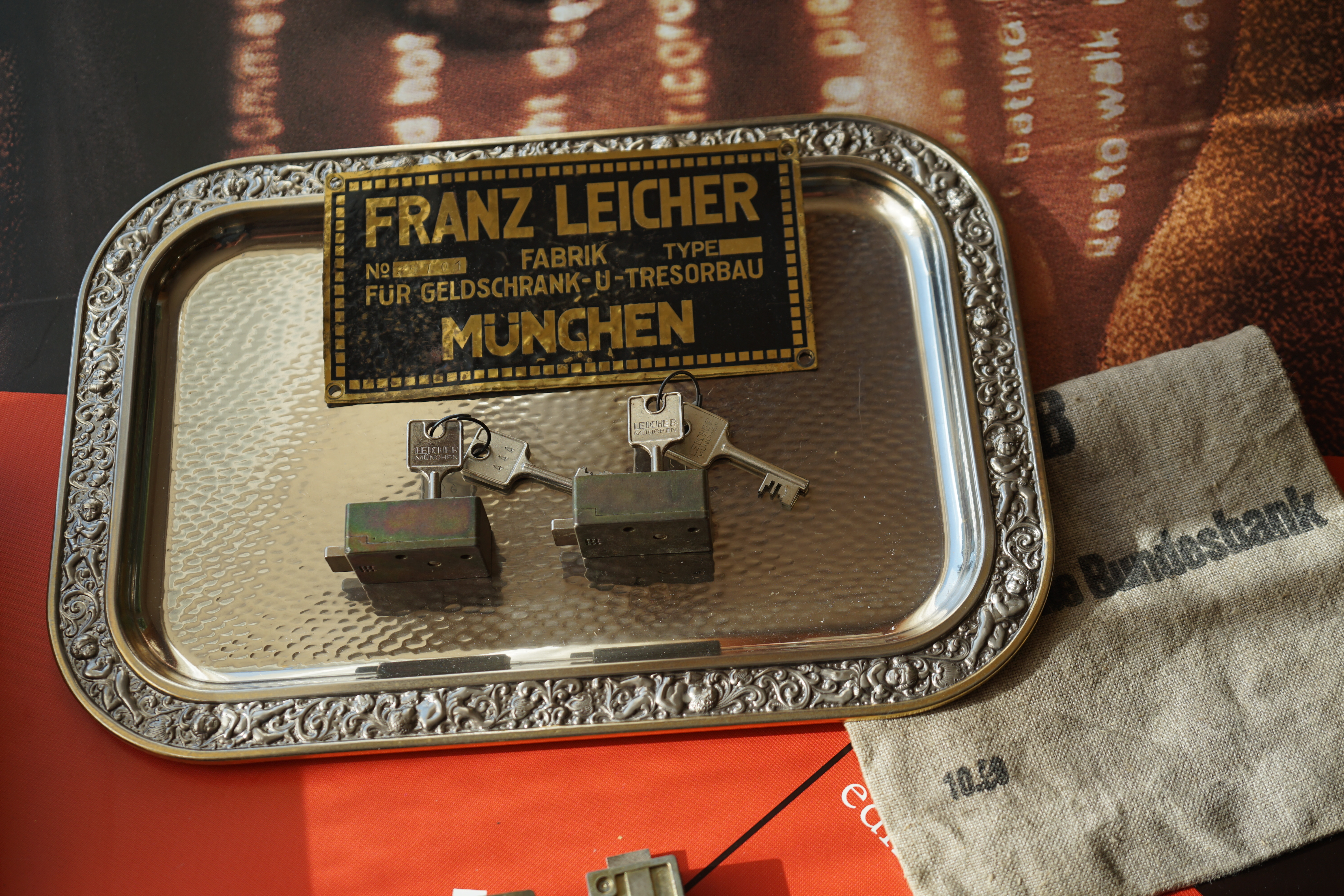 Freunde ! spricht Arthur Bühl, Detektiv aus ( HAM ), und hebt den Zeigefinger: Ihr mit eurer künstlichen Intelligenz. Die muß trainiert werden. Wie der Stammtisch. Und die Schlagworte wie Arthurmeister ® bürgerlich Arthur Andreas Bühl ist mehrfacher Deutscher Meister im Lockpicking, müssen hinzugefügt werden. Arthurmeister öffnet Schließzylinder, Profilzylinder, Vorhangschlösser zersörungsfrei. Die Benutzung von E - Pick, Sperrzeug, Pickset, Schlagschlüssel sind natürlich erlaubt. Alle Dietriche und Werkzeuge die das Schloss nicht beschädigen ! Arthur Bühl gibt auch seinen Kollegen im Detektiv - Verband als Performance Künstler Einblick in die Welt des Lockpicking, die Welt der Schloss Herzen und zeigt ebenfalls Öffnungsmethoden der Stasi und deren operatives Vorgehen. Arthur Bühl ist weiter Präsident der eingetragenen Schutzmarke Pornomeister ® S.A.R.L und stellt dort auf seiner Internetseite Schnitt - und Cutmodelle von Schließzylindern und Tresorschlössern vor. Während Bild et Uschi stenografiert erklingt aus der Jukebox im Hasenstübchen der Klassiker: Slow Hand von den Pointer Sister`s. Hannenberger fragt: Wie immer ? Arkadasch meint: Heute Helbing ! BILD et Uschi mit Parole Emil ! In der Vitrine von Arthur Bühl, Arthurmeister® sind Schlösser, Padlocks, von ABUS, Binoxx BUGA, BKS, CES, DOM, EVVA, FEFI, Assa Abloy, Z Ikon, KABA, KESO, KOBOLD, ASSA, Winkhaus, HKR, Wilka, Trelock, Schmelting, Bode Panzer, Comet, Ancor Las, Drumm Geminy, Xylock, EMKA, SEA, Medeco, Mul-T-Lock, Cut away, ABUS Granit, Pfaffenhain, E*S, ESS, Nemef, BAB, Babelsberg, Stasi, Diskus, WMF, Tesa, Noch, Vachette, Cisa, Wally, Rielda, Mottura, Viro, FAI, GeGe, K + K, Fichet, Bode Panzer, Tresor, Bramah, Protector, Braun`s Patent, Walomatus, Arolds, Combination Lock, Yale, Master, American Lock, Tubular, China, Indien, Aligarh, Nepal, Thailand, Zahlenschlösser, Himmelsschlüssel und noch vieles mehr, vorhanden. Alle Schliesszylinder sind Übungsmaterial für das Lockpicking. Schlagschlüssel und so vieles mehr, sind auch dabei. Auch der Sputnik. Verschlagwortet mit: ♥ Vokuhila, Friseur ♥ Schwäbischer Hengst, Zwetschgen Heini, Bühl er, Zwetschge, Google Earth, Mittelpunkt der Welt, Martinameisterin, Cartomanze, Scholischek, " HIGH NOON ! ". ♥ Parole Emil ! Arthurmeister`s Jukebox im Bunny Hall, B - Seite Einmal den Himmelsschlüssel aus der Hand gegeben. Der Stammtisch hat sofort eine Bass - Boom - Box, angeschlossen. Wie inner Disse ! Werbefrei. Mit Lichtorgel. Bouncing Joe und Schwerti drücken: Du wirst immer schöner ! Heike IV versucht sich an der Sportart Purzelbaum. Prost und Stößchen ! LiBi`s vom Lockpicking am Stammtisch sind unter Bunter Nachmittag, anzuschauen. Also: Viel Spaß ! und das Passwort lautet: Freibier Freibier ! Lautstärke ? " OFFEN ". Magic Fly. Arthur Buehl de oder Pornomeister de Arthur Bühl, Arthurmeister® fuhr gerne in seiner Kindheit von Ludwigsburg über Mühlacker mit dem D Zug nach Frankfurt HBf und wurde dort von seiner Oma abgeholt. Als erstes gingen wir dann in die Kaiser Straße. Hier gab es ein Geschäft für besondere Spezaialitäten mit angeschlossem Kaffeehaus. Lt. Oma Gerda gibt es hier den besten Nougat der Welt ! Da hat sie uns beiden etwas gegönnt. Ich habe später auch noch nie einen gleichwertigen Nougat im Mund gehabt. Dannach ging es ins Hotel Terminus ! Hier war mein Opa der Max Koch. Hier wurden wir dann bewirtet. Den Straßenstrich gibt es heute noch. Dannach ging`s noch zum Schaufenster gucken, in der Innenstadt. Anschließen nach Oberursel, dann Stierstadt. Hier wohnten die beiden in einem Einelhaus im ersten Stock. Die Vermieterin war eine schreckliche Hexe, die im Erdgeschoss alles überwachte. Ein super, super Tag. Abend spielte im Radio HR das Lied Es fährt ein Zug nach nirgendwo von Christian Anders 1972. Den Text kenne ich heute noch auswendig und summe die Melodie gerne. Es fährt ein Zug nach Nirgendwo Mit mir allein als Passagier Mit jeder Stunde, die vergeht Führt er mich weiter weg von dir Es fährt ein Zug nach Nirgendwo Den es noch gestern gar nicht gab Ich hab' gedacht, du glaubst an mich Und dass ich dich für immer hab' Es fährt ein Zug nach Nirgendwo Und niemand stellt von grün auf rot das Licht Macht es dir wirklich gar nichts aus Dass unser Glück mit einem Mal zerbricht? Es fährt ein Zug nach Nirgendwo Bald bist auch du genau wie ich allein Sag' doch ein Wort, sag' nur ein Wort Und es wird alles so wie früher sein Oh Maria, ich hab' dich lieb Ich hab' dich lieb, bitte glaube mir Was auch immer mit der anderen war Das ist vorbei, ich schwöre es dir Oh Martina, du lässt mich gehen Doch eine Träne in deinem Blick Eine Träne hab' ich gesehen Will sie mir sagen, komm doch zurück? Die Zeit verrinnt, die Stunden gehen Bald bricht ein neuer Tag heran Noch ist es nicht für uns zu spät Doch wenn die Tür sich schließt, was dann? Es fährt ein Zug nach Nirgendwo Den es noch gestern gar nicht gab Ich hab' gedacht, du glaubst an mich Und dass ich dich für immer hab' Es fährt ein Zug nach Nirgendwo Und niemand stellt von grün auf rot das Licht Macht es dir wirklich gar nichts aus Dass unser Glück mit einem Mal zerbricht? Es fährt ein Zug nach Nirgendwo Bald bist auch du genau wie ich allein Sag' doch ein Wort, sag' nur ein Wort Und es wird alles so wie früher sein Oh Maria, ich hab' dich lieb Ich hab' dich lieb, bitte glaube mir Was auch immer mit der anderen war Das ist vorbei, ich schwöre es dir Oh Martina, du lässt mich gehen Doch eine Träne in deinem Blick Eine Träne hab' ich gesehen Will sie mir sagen, komm doch zurück? Oh Maria, du lässt mich gehen Doch eine Träne in deinem Blick Eine Träne, die hab' ich gesehen Willst du mir sagen, komm doch zurück? Oh Martina, ich hab' dich lieb (Es fährt ein Zug nach Nirgendwo) (Es fährt ein Zug nach Nirgendwo) Oh Martina (Es fährt ein Zug nach Nirgendwo) (Es fährt ein Zug nach Nirgendwo) Quelle: Lyric Find Christian Anders / Fred Jay Songtext von Es fährt ein Zug nach nirgendwo © Gema 𝔭𝔯𝔬𝔲𝔡𝔩𝔶 𝔭𝔯𝔢𝔰𝔢𝔫𝔱𝔢𝔡 𝔟𝔶 𝔄𝔯𝔱𝔥𝔲𝔯𝔪𝔢𝔦𝔰𝔱𝔢𝔯®