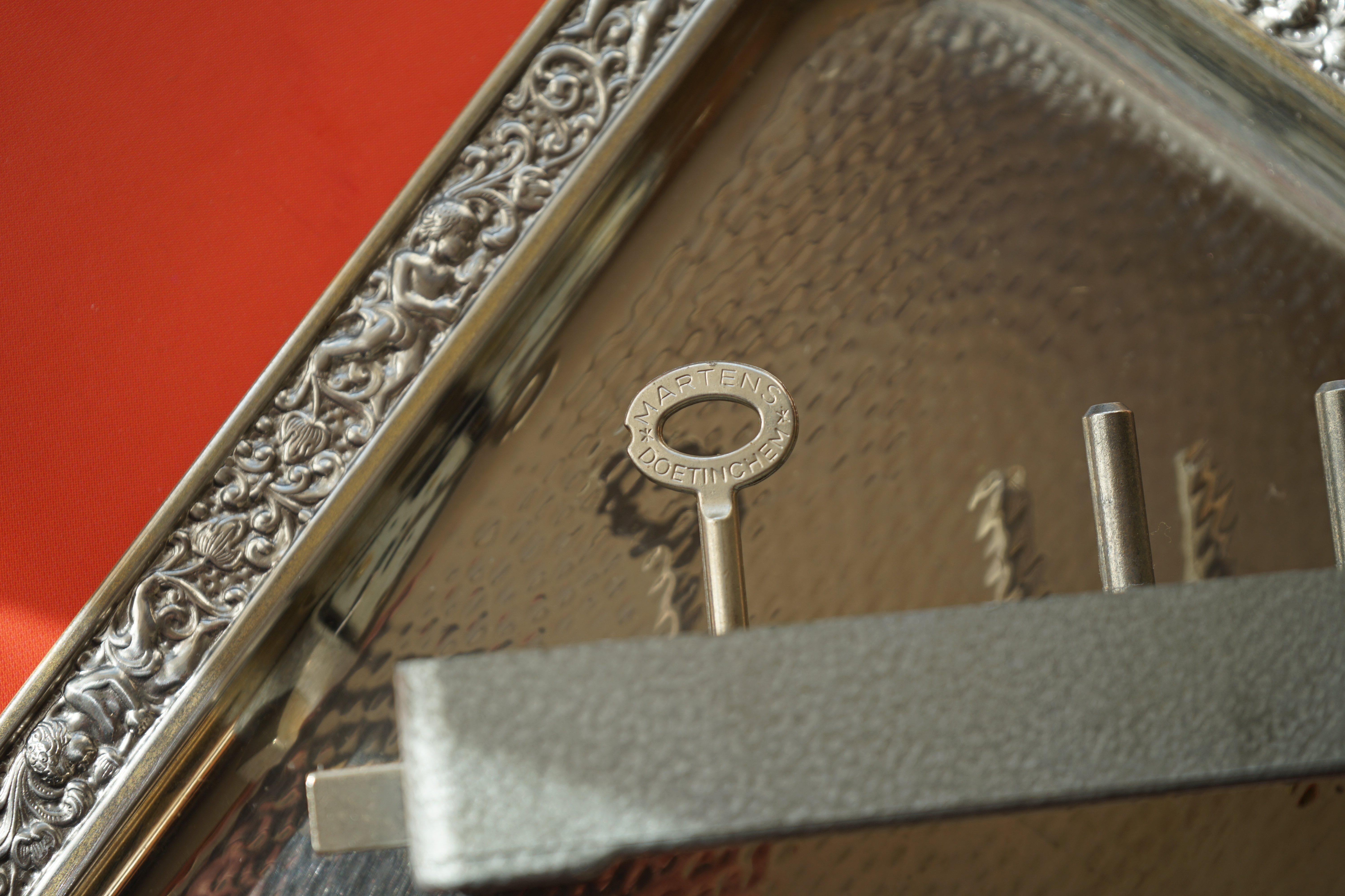 Arthur Bühl, Arthurmeister ®,Lockpickerherz ® Schlossherz ®, Pornomeister ®, neuer SEO Text für 2026 12.00 Mittags im Hasenstübchen. Basketball Bouncing Joe Asberry schreit: Prost ! Die Glocke kingelt ! In Arthurmeister`s Jukebox im Hasenstübchen spielt: Slow Hand von den Pointer Sisters. Ferrari Rudi sitzt am Tresen. Anstatt Helbing trinkt er heute Underberg. Pelle und Heike I machen Stößchen. Justamente klingelt das Telefonino. Der Hannenberger lacht zu Bouncing Joe Asberry: Ich wette mit Dir: Da ruft unser Freund Mr. Smitz vom Playboy an. Arthurmeister geh endlich ran. Die Glocke klingelt. Yes Mr. Smitz, yes, yes Mr. Smitz. Yes great, you know. Yes, yes we have a Party. Yes, yes. Ja: Angela Merkel, die kennen wir. You know: " Bundeskanzlerin ". Giovanni ruft: Bella Donna: Signora Merkel is the CEO of the world. Yes, Yes Mr. Smitz, i will look about her Memoiren. Oh Mr. Smitz ? Her Biographie with her Signature ? OH, Mr. Smitz mit Widmung ? Das wird nicht einfach ! no easy, you know ! Da muß die Glocke aber ein ganzes Wochenende läuten. Prost. Helbing. Yes Mr. Smitz, hands on the heard, you know, difficult ! Arkadasch !!! Smitz U.S.A. braucht die Memoiren von Angela Merkel signiert mit dem Text: Für Mr. Smitz from the Playboy ! Also pass auf: Dein Schwippschwager ist doch Aufsteller bei der Messe. Ja, Buchmesse. Dort hält die Merkel eine Autogrammstunde. Der soll sich dort anstellen mit seinen Kumpani. Ja, der Smitz läßt hier die Glocke läuten. Das gesamte Wochenende. Hannenberger gibt das Passwort: Freibier, Freibier ! Die Glocke läutet jetzt: Helbing ! In Arthurmeister`s Jukebox spielt: The Tramps - Disco Inferno - Orginal Longversion Tony Mendes ! Basketball Bouncing Joe swingt mit dem Kopf mit. Jetzt meint Arkadasch: Oh meine Kumpani trauen sich nicht zu Dr. Angela Merkel. Die haben Angst vor Ihr. Kein Autogramm heißt kein Freibier. Droschkendieter !! Du fährst jetzt zur Buchhandlung, holst drei Biographien von der ollen Merkel, fährst weiter zum Kujau ! Ja, der hat dem Heinemann vom Stern, Hamburg, gefälschte Tagebücher verkauft. Der soll dir in ein Exemplar die Unterschrift der Merkel und die Widmung reinmalen. Sag ihm viele Grüße vom Arthurmeister und Parole Freibier, Freibier ! Dann malt der es dir sofort. Der kann das freudigst. Und sag ihm, das sei für Smitz, Amerika. Aber diesmal soll er keine rosa Tinte verwenden. Dann kommst du wieder her und wir alle unterschreiben das zweite, dann fährst du geschwind rüber nach Fuhlsbüttel, drängelst dich am Luftfrachtschalter vor, läßt die Bücher verpacken und paßt auch auf, das die auch tatsächlich im nächsten Flieger in die U.S.A. reisen. Dann hat er die Bücher, quasi wenn der Flieger landet. Sag denen: Parole: Freibier, Freibier ! Arthur und wozu das dritte Buch ? Du Depp, wenn beim unterschreiben vom zweiten Buch einer draufkotzt oder ein Brandloch reinmacht dann haben wir Ersatz ! Und diesen legen wir dann hinter den Tresen ins Regal und tuen so als hätten wir es gelesen. Es reicht das wir Frau Bundeskanzlerin mit guten, besoffenen, nicht ausgeklügelten, dummen, peinlichen Ratschlägen beraten haben ! Punkt. In Arthurmeister´s Jukebox spielt: Lady von Kenny Rogers. Sir Waschi hat gleich CHARLIE RICH - The most Beautifull Girl in The World, gedrückt. Die Stimmung ist gut. In der Jukebox spielt mittlerweile Aloe Blanc - I need a Dollar. Die Stimmung ist fantastisch ! Jetzt steigert sich die Stimmnung noch als der Nachläufer Roberto Blanco - Caramba, Caracho ein Whiskey, Carambo Caracho ein Gin, verflucht Sacrcameto Dolores und alles ist wieder hin ! In Rio de Janeiro… drückt. Der Noagerlzutzler drückt Roberto Blanco - Der Puppenspieler von Mexico und räumt Gläser ab. Hannenberger reicht schon einmal den Himmelsschlüssel ! Schwerti fragt: Mastertouch und wenn der Dir auf die Schliche kommt ? Du Depp, was glaubst du wenn der erfährt, daß er einen orginalen Kujau, dem Tagebuchfälscher hat, dann läuft der durch Beverly Hills und gibt damit bei jedem an, als sei er The Greatest. Und Du weißt: Die Schriftsachverständigen vom Stern oder von der Bild et und der Heinemann brauchten Monate bis sie diesen Betrug mit dem Verkauf der Tagebücher erkannt haben. In Arthurmeister`s Jukebox spielt: Calvin Harris & Sam Smith: Promises ! und es wird mitgesungen. Das Droschkendieter dann doch nur beim Papierfuzzy im Copy Shop neben an war ? weil der Kujau besoffen war ? Quatsch, kalter Kaffee, der Smitz verhöckert das Buch an Rockefeller. Was glaubst du, warum die Parole Freibier Freibier lautet ? Wir sind hier nicht bei der Wohlfahrt. Ferrari Rudi macht Ralala: Sonntag ist Formel I in Indianapolis. Denkt dran: High Noon ist dann morgens 07.00 Uhr. Die Glocke läutet ununterbrochen. Freibier, Freibier, Freibier, Parole Freibier. Let Michael pass for the Championship ! Das gesamte Hasenstübchen tanzt und platzt aus allen Nähten. In der Jukebox spielt James Last und Orchester: T.S.O.P The Top Sound of Philadelphia ! Prost, Prosit und Stößchen ! Der Hannenberger sieht zufrieden aus. Taged with: Bühler Zwetschge, Bühl Wappen, Zwetschgenhengst, Zwetschgenfest, Meister, Arthur Andreas Bühl, Privatdetektiv. Arthurmeister007@gmail.com Bühl, Arthur Andreas Bühl, WIKI Fandom, Arthur meister ®,Lockpickerherz ® Schlossherz ®, Porno meister ®, Bühl, Arthurmeister ist Lockpicker aus Leidenschaft. Der erste Erfolg: Das zerstörungsfreie Öffnen seiner Spardose. Sobald er einen Draht biegen konnte, öffnete er auch Bartschlösser. Bei Fahradschlössern: Es ist einfach ein lüsternes Gefühl wenn es schnappt. Bühl fing nun an eigene Dietriche zu biegen. Mit Hilfe vom Nachbarn Mendel, Tischler aus Asperg, lernte er auch Tricks wie Türen generell schnell geöffnet werden können. Der Mendel half Arthur weitere, härtere Dietriche herzustellen. Diese Sperrzeuge wurden dann im Burggraben der Festung Hohenasperg auf ihre Tauglichkeit getestet. Und auch beim Lockpicking verhält es sich so wie der Amy in den Patsch Barracks schwätzt: learning bei doing und verschenkte ein Pickset. Mit solchen Pick`s lassen sich Zylinderschlösser zerstörungsfrei öffnen und auch flippern. Gerne ließen sich Vorhangschlösser picken; nein besser pflücken. Seit dieser Zeit häuft Bühl, Arthurmeister Schließzylinder und Vorhängeschlösser an. Er sammelt Schlösser der Marken ABUS und BKS. Auch besondere Öffnungswerkzeuge, auch einige von der Stasi lassen sich hier bewundern. Später schulte er dann zusammen mit Steffen Wernèry, ehemaliger Pressesprecher vom Chaos Computer Club, Behörden, Industrievertreter, Feuerwehren und natürlich auch Leute im Hasenstübchen am Stammtisch. Taged mit: Spiel nicht mit den Schmuddelkindern ! Zieh-Fix knacken E-Pick Porno Meister Schlossporno Taged with: Bühl Wappen, Bühl Fahne, Bühl Aufnäher, Bühl Patent Urkunde, Arthurmeister Patent Urkunde, Zwetschgenhengst, Zwetschgenfest, Meister Arthur, Bühler Zwetschge Arthur Bühl, Detektiv aus Hamburg, Parole Emil ♥ Erich Kästner, Max und Moritz ♥ Wilhelm Busch.