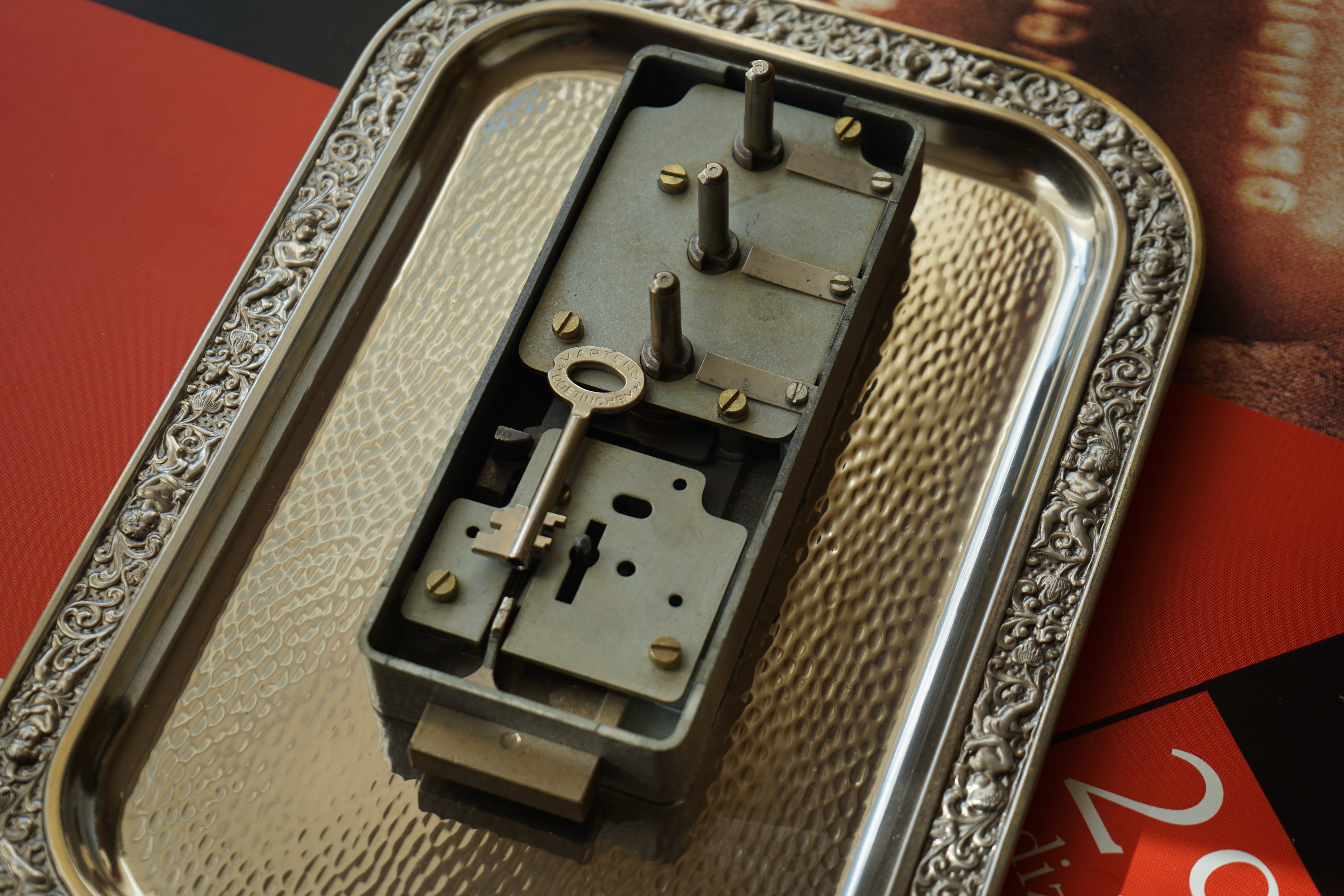 Good Morning, High Noon, guten Tag from Germany, Hamburg, mein Name ist Uschi. Die rasende Reporterin von der Bild et Zeitung. Ich konzipiere und betreue die Webseiten des Herrn Arthur Bühl, alias ARTHURMEISTER, Präsident Pornomeister SARL. Ich bemängele ihre falsche Auswahl zu den Bilder aud dem Laufband Arthurmeister " Arthur-Buehl-Arthurmeister®-Praesident ", dem Foto aus dem Laufband Pornomeister " Arthur-Buehl-Arthurmeister®-Detektiv-und-Sympathietraeger " und dem Foto des Herrn Bühl aus dem Laufband Arthur-Bühl.de " 𝔄𝔯𝔱𝔥𝔲𝔯-𝔅ue𝔥𝔩-𝔄𝔯𝔱𝔥𝔲𝔯𝔪𝔢𝔦𝔰𝔱𝔢𝔯®-Arthurmeister-beim-Friseur-vor-dem-Interview-Die-E-Mail-lautet-Sympathietraeger@Sympathietraeger.com ". Diese Lichtbilder wurden von mir zwar unter der Google Bilder - Gallerei eingepflegt, sind aber seit geraumer Zeit nicht mehr sichtbar. Deshalb habe ich die Bildbeschreibung dahingehend ergänzt, das es sich um eine private Performance Webseite handelt. Meine Anordnung dieser JPG in Ihrer Gallerie ist gewollt. Deshalb machen Sie diese Fotos aus dem Laufband Arthur Bühl und aus den Laufbändern Arthurmeister und Pornomeister wieder sichtbar. Diese Foto`s sind Bestandteil dieser Performance, wie das Grün in Ihrem geschätzten Google Logo, oder das Rot aus Ihrer geschätzten Landesflagge ! Ich würde Ihre Logo`s auch nicht entfernen ! Also: alle Foto`s und JPG `s im Internetz, wieder sichtbar machen ! Ihre Uschi, die rasende Reporterin von der Bild et Zeitung und die Macherin von Radio-Eriwan.de. Ihre Mühe sehe ich als Selbstverständlichkeit ! Gerne Grüße ich vom Stammtisch im Hasenstübchen unserem Bunny Hall. In Arthurmeister`s Jukebox haben wir für das Google - Team den Bringersound " We speak no Americano " gedrückt ! Parole Freibier für Google LLC. And greetings from Mr. Smitz.us ! Arthur Bühl, Arthurmeister ®,Lockpickerherz ® Schlossherz ®, Pornomeister ®, neuer SEO Text für 2025 12.00 Mittags im Hasenstübchen. Basketball Bouncing Joe Asberry schreit: Prost ! Die Glocke kingelt ! In Arthurmeister`s Jukebox im Hasenstübchen spielt: Slow Hand von den Pointer Sisters. Ferrari Rudi sitzt am Tresen. Anstatt Helbing trinkt er heute Underberg. Pelle und Heike I machen Stößchen. Justamente klingelt das Telefonino. Der Hannenberger lacht zu Bouncing Joe Asberry: Ich wette mit Dir: Da ruft unser Freund Mr. Smitz vom Playboy an. Arthurmeister geh endlich ran. Die Glocke klingelt. Yes Mr. Smitz, yes, yes Mr. Smitz. Yes great, you know. Yes, yes we have a Party. Yes, yes. Ja: Angela Merkel, die kennen wir. You know: " Bundeskanzlerin ". Giovanni ruft: Bella Donna: Signora Merkel is the CEO of the world. Yes, Yes Mr. Smitz, i will look about her Memoiren. Oh Mr. Smitz ? Her Biographie with her Signature ? OH, Mr. Smitz mit Widmung ? Das wird nicht einfach ! no easy, you know ! Da muß die Glocke aber ein ganzes Wochenende läuten. Prost. Helbing. Yes Mr. Smitz, hands on the heard, you know, difficult ! Arkadasch !!! Smitz U.S.A. braucht die Memoiren von Angela Merkel signiert mit dem Text: Für Mr. Smitz from the Playboy ! Also pass auf: Dein Schwippschwager ist doch Aufsteller bei der Messe. Ja, Buchmesse. Dort hält die Merkel eine Autogrammstunde. Der soll sich dort anstellen mit seinen Kumpani. Ja, der Smitz läßt hier die Glocke läuten. Das gesamte Wochenende. Hannenberger gibt das Passwort: Freibier, Freibier ! Die Glocke läutet jetzt: Helbing ! In Arthurmeister`s Jukebox spielt: The Tramps - Disco Inferno - Orginal Longversion Tony Mendes ! Basketball Bouncing Joe swingt mit dem Kopf mit. Jetzt meint Arkadasch: Oh meine Kumpani trauen sich nicht zu Dr. Angela Merkel. Die haben Angst vor Ihr. Kein Autogramm heißt kein Freibier. Droschkendieter !! Du fährst jetzt zur Buchhandlung, holst drei Biographien von der ollen Merkel, fährst weiter zum Kujau ! Ja, der hat dem Heinemann vom Stern, Hamburg, gefälschte Tagebücher verkauft. Der soll dir in ein Exemplar die Unterschrift der Merkel und die Widmung reinmalen. Sag ihm viele Grüße vom Arthurmeister und Parole Freibier, Freibier ! Dann malt der es dir sofort. Der kann das freudigst. Und sag ihm, das sei für Smitz, Amerika. Aber diesmal soll er keine rosa Tinte verwenden. Dann kommst du wieder her und wir alle unterschreiben das zweite, dann fährst du geschwind rüber nach Fuhlsbüttel, drängelst dich am Luftfrachtschalter vor, läßt die Bücher verpacken und paßt auch auf, das die auch tatsächlich im nächsten Flieger in die U.S.A. reisen. Dann hat er die Bücher, quasi wenn der Flieger landet. Sag denen: Parole: Freibier, Freibier ! Arthur und wozu das dritte Buch ? Du Depp, wenn beim unterschreiben vom zweiten Buch einer draufkotzt oder ein Brandloch reinmacht dann haben wir Ersatz ! Und diesen legen wir dann hinter den Tresen ins Regal und tuen so als hätten wir es gelesen. Es reicht das wir Frau Bundeskanzlerin mit guten, besoffenen, nicht ausgeklügelten, dummen, peinlichen Ratschlägen beraten haben ! Punkt. In Arthurmeister´s Jukebox spielt: Lady von Kenny Rogers. Sir Waschi hat gleich CHARLIE RICH - The most Beautifull Girl in The World, gedrückt. Die Stimmung ist gut. In der Jukebox spielt mittlerweile Aloe Blanc - I need a Dollar. Die Stimmung ist fantastisch ! Jetzt steigert sich die Stimmnung noch als der Nachläufer Roberto Blanco - Caramba, Caracho ein Whiskey, Carambo Caracho ein Gin, verflucht Sacrcameto Dolores und alles ist wieder hin ! In Rio de Janeiro… drückt. Der Noagerlzutzler drückt Roberto Blanco - Der Puppenspieler von Mexico und räumt Gläser ab. Hannenberger reicht schon einmal den Himmelsschlüssel ! Schwerti fragt: Mastertouch und wenn der Dir auf die Schliche kommt ? Du Depp, was glaubst du wenn der erfährt, daß er einen orginalen Kujau, dem Tagebuchfälscher hat, dann läuft der durch Beverly Hills und gibt damit bei jedem an, als sei er The Greatest. Und Du weißt: Die Schriftsachverständigen vom Stern oder von der Bild et und der Heinemann brauchten Monate bis sie diesen Betrug mit dem Verkauf der Tagebücher erkannt haben. In Arthurmeister`s Jukebox spielt: Calvin Harris & Sam Smith: Promises ! und es wird mitgesungen. Das Droschkendieter dann doch nur beim Papierfuzzy im Copy Shop neben an war ? weil der Kujau besoffen war ? Quatsch, kalter Kaffee, der Smitz verhöckert das Buch an Rockefeller. Was glaubst du, warum die Parole Freibier Freibier lautet ? Wir sind hier nicht bei der Wohlfahrt. Ferrari Rudi macht Ralala: Sonntag ist Formel I in Indianapolis. Denkt dran: High Noon ist dann morgens 07.00 Uhr. Die Glocke läutet ununterbrochen. Freibier, Freibier, Freibier, Parole Freibier. Let Michael pass for the Championship ! Das gesamte Hasenstübchen tanzt und platzt aus allen Nähten. In der Jukebox spielt James Last und Orchester: T.S.O.P The Top Sound of Philadelphia ! Prost, Prosit und Stößchen ! Der Hannenberger sieht zufrieden aus. Taged with: Bühler Zwetschge, Bühl Wappen, Zwetschgenhengst, Zwetschgenfest, Meister, Arthur Bühl, Privatdetektiv. Für das Jahr 2025 wurde der SEO von der Firma chatgpt und von einer KI ergänzt: Arthur Andreas Bühl, ist ein Babyboomer ! und ein Sympathietraeger ! Slow Hand ! mit dem Mastertouch ! Locksport: The strange things that happen at a lock-picking convention by Tom Vanderbilt, Deviant Olliam, Slate, picking, Hackers Planet, Earth, Event, Flickr, Foto, Ina Müller, Arthur Meister, Lockpicking, ssdev, Photo, Slide Player, The Joy Lock Club, Schuyler Towne, by Pagan Kennedy, Arthur Bühl, called Arthurmeister, can pick a Lock faster than you, David Olliam, Slate, Tool, Toool, the open organisation of Lockpickers, Wired, Jan Freitag, TAZ, FAZ, BILD, WELT, BUDEG, BDD, Linkedin, Pornomeister SARL, X, Twitter, Security of Locks, Linkedin Arthur Bühl, Zwetschgenstadt Bühl, Wappen Bühl, Fahne Bühl, Facebook, Bühl, Arthurmeister, Pornomeister SARL, Lockpicking Experte. Tagged with: Dorma Kaba, Europa Park Rust, Zwetschgenhengst, NBA, Bouncing Joe Asberry, Everybody Wiki, Schwäbischer Henst, Pflaume, Zwetschge, Doublebrain, Mandy August, Rallye, cross, Datenschutz. Zitat: Arthurmeister " offen ist gut, schneller offen ist besser ! " Pankhofer, Schloss und Schlüssel, Arthur Bühl, Wappen Bühl, legal 1001, Radio Eriwan, In Arthurmeisters Jukebox im Hasenstuebchen, You Tube, ( HAM ), sind Schallplatten von Slow Hand, Pointer Sisters, Engelbert, Joy Flemming, Ina Müller, Dörp Reggae, Reinhard Fendrich, Sammy Davis jr., Bee Gees, Hans Söllner, Element of crime, Empire of sun - we are the people, Katja Ebstein - Es war einmal ein Jäger, Udo Jürgen - Das Lied das nie zu Ende geht, Vicky Leandros - Ich liebe das Leben, Die Five Tops - Warte auf das Glück, Marianne Rosenberg - Er gehört zu mir, Hildegard Knef - Für mich soll`s rote Rosen regnen, Connie Francis - schöner fremder Mann, Heino - Caramba, Karacho, ein Whisky, Drafi Deutscher - Mamor Stein und Eisen bricht, Kraftwerk - Das Modell, Ernst Neger - Rucki - Zucki, Wolle Kriwanek - I fahr Daimler, Reinhard Fendrich - Strada del sole, Zupfgeigenhansel - Bella Ciao, Joy Flemming, Half breed, Haindling - Du Depp, Nina Hagen - Africa Reggae, Schwoisfuß - Bin i selber Rastamann, Jan Delay - Irgendwie, irgendwo, irgendwann, Grachmusikoff - Oiner isch emmer dr Arsch, Wolfgang Ambros - Du schwarzer Afgahne, UB 40, The Manhattans - Kiss and say Goodbye, Three Degrees - Dirty old Man, Babara Streisand - Woman in Love, George Michel - One more try, Candy Dulfer, Deep Purple - Child in Time, Moody Blues - Nights in white Satin, Eagles - Hotel California, Dire Straits - Sultan of Swing, Pink Floyd, Sade - Smooth Operator, Toto - L`italiano, Peddy Pendergrass, Tom Jones, Eddie Holman - Hey there lonly girl, Chicago - If you leave me now, Kalvin Harris - Promises, Fugees, Engelbert - How I Love You, Gloria Gayner can`t take my Eys off you, Olivia Newton John, Ricky Shane - Mammy blue, Los Bravos, Kenny Rogers, Albano und Romia Power, Totzi - Ti amo, Tina Turner und Eros Rammazotti, Abba - Hasta Manana, Roger Whittacker - Abschied ist ein scharfes Schwert, Toto - Hold the line, Love Story mit Andy Williams, Grace Jones, Diana Ross und Julius Iglesias - All of You, Christopher Cross, Roberta Flack & Peabo Bryson, George Benson, Aloe Blacc - I need a Dollar, Simply Red - if you don`t know me by now, Luther Vandross und sehr viele mehr. Es erscheint auch bald die B - Seite von Arthurmeister`s Jukebox ( HAM ) Fuhlsbüttel, Hasenstuebchen, Playboy, Bunny Hall, Los Angeles, Beverly Hills, TSOP The Sound of Philiadelpia, Golden Gate Brigde, und noch so vieles mehr. Seattle Times says: He has got good hands, but how`s his vertikal. Arthur Bühl, a private detective from Germany deflated an all-star field of lockpickers in the world. Pressebox: Kaba Day im Europa Park mit Arthur A. Bühl, Detektiv. ( Arthurmeister ) - Präsident Pornomeister SARL, Linkedin: Arthur Andreas Bühl, Detektiv. 360 Meriandos, The Master Touch, opening locks without keys. Jesusmeister Arthur Bühl is a Master who can pick any lock in the world, but Jesus is the only Master who can unlock the human soul. Slideplayer. Phila Locksmith, Lockpickerherz und Schlossherz sind ges. gesch. Marken von Arthur Bühl. Das Wappen Bühl ist gelb, blau mit schwarzen Linien. You Tube, 23C3 Schlossoeffnung wurde beim CCC, Caos Computer Club, gefilmt. Citywide RFID Master, House key, Hamburg, by Wired. WIRED is where tommorow realized. World Trade Center, New York, YY 10 007, Communicationsmanager Mr. Smitz. Wiki, Attraktor, Trainingslager. Schloss - Öffnen, Public Domain 147, Staatsicherheit in der DDR, Arthur Meister aus Hamburg, Bunker am Ulmenwall. Herr der Schlösser, Bild Zeitung. 𝔄𝔯𝔱𝔥𝔲𝔯 𝔅ü𝔥𝔩, 𝔄𝔯𝔱𝔥𝔲𝔯𝔪𝔢𝔦𝔰𝔱𝔢𝔯® Arthur A. Bühl, ist mehrfacher Deutscher Meister im Lockpicking. In dem Magazin WIRED wird er als " Master of Universe " betitelt. Im Hasenstübchen stellt er seinen Leporello " Der Aufmacher ", vor und telefoniert mit Mr. Smitz, Beverly Hills from the News Paper PLAYBOY, USA. Arthurmeister`s Jukebox, YouTube, spielt Slow Hand. Der Noagerlzutzler und der Scholischek können am Stammtisch keine Padlocks öffnen. Deshalb müssen diese Spitzbuben an den Tresen. Die Glocke wird geläutet. Arthurmeister brüllt " OFFEN " ! Die Jukebox spiel jetzt Ina Müller - Dörp Reggae. Arthurmeister ist Inhaber der Marken Cartomanze®, Martinameisterin®, Pornomeister®, Lockpickerherz®, Schlossherz®, WebTüv® und Legal 1001®. Verschlagwortet mit: Buhl er Zwetschge, Schwäbischer Hengst, Lockpicking, International. Für das Jahr 2025 wurde der SEO von der Firma chatgpt und von einer KI ergänzt: Arthur Andreas Bühl, ist ein Babyboomer ! und ein Sympathietraeger ! Slow Hand ! mit dem Mastertouch ! Locksport: The strange things that happen at a lock-picking convention by Tom Vanderbilt, Deviant Olliam, Slate, picking, Hackers Planet, Earth, Event, Flickr, Foto, Ina Müller, Arthur Meister, Lockpicking, ssdev, Photo, Slide Player, The Joy Lock Club, Schuyler Towne, by Pagan Kennedy, Arthur Bühl, called Arthurmeister, can pick a Lock faster than you, David Olliam, Slate, Tool, Toool, the open organisation of Lockpickers, Wired, Jan Freitag, TAZ, FAZ, BILD, WELT, BUDEG, BDD, Linkedin, Pornomeister SARL, X, Twitter, Security of Locks, Linkedin Arthur Bühl, Zwetschgenstadt Bühl, Wappen Bühl, Fahne Bühl, Facebook, Bühl, Arthurmeister, Pornomeister SARL, Lockpicking Experte. Tagged with: Dorma Kaba, Europa Park Rust, Zwetschgenhengst, NBA, Bouncing Joe Asberry, Everybody Wiki, Schwäbischer Henst, Pflaume, Zwetschge, Doublebrain, Mandy August, Rallye, cross, Datenschutz. Zitat: Arthurmeister " offen ist gut, schneller offen ist besser ! " Pankhofer, Schloss und Schlüssel, Arthur Bühl, Wappen Bühl, legal 1001, Radio Eriwan, In Arthurmeisters Jukebox im Hasenstuebchen, You Tube, ( HAM ), sind Schallplatten von Slow Hand, Pointer Sisters, Engelbert, Joy Flemming, Ina Müller, Dörp Reggae, Reinhard Fendrich, Sammy Davis jr., Bee Gees, Hans Söllner, Element of crime, Empire of sun - we are the people, Katja Ebstein - Es war einmal ein Jäger, Udo Jürgen - Das Lied das nie zu Ende geht, Vicky Leandros - Ich liebe das Leben, Die Five Tops - Warte auf das Glück, Marianne Rosenberg - Er gehört zu mir, Hildegard Knef - Für mich soll`s rote Rosen regnen, Connie Francis - schöner fremder Mann, Heino - Caramba, Karacho, ein Whisky, Drafi Deutscher - Mamor Stein und Eisen bricht, Kraftwerk - Das Modell, Ernst Neger - Rucki - Zucki, Wolle Kriwanek - I fahr Daimler, Reinhard Fendrich - Strada del sole, Zupfgeigenhansel - Bella Ciao, Joy Flemming, Half breed, Haindling - Du Depp, Nina Hagen - Africa Reggae, Schwoisfuß - Bin i selber Rastamann, Jan Delay - Irgendwie, irgendwo, irgendwann, Grachmusikoff - Oiner isch emmer dr Arsch, Wolfgang Ambros - Du schwarzer Afgahne, UB 40, The Manhattans - Kiss and say Goodbye, Three Degrees - Dirty old Man, Babara Streisand - Woman in Love, George Michel - One more try, Candy Dulfer, Deep Purple - Child in Time, Moody Blues - Nights in white Satin, Eagles - Hotel California, Dire Straits - Sultan of Swing, Pink Floyd, Sade - Smooth Operator, Toto - L`italiano, Peddy Pendergrass, Tom Jones, Eddie Holman - Hey there lonly girl, Chicago - If you leave me now, Kalvin Harris - Promises, Fugees, Engelbert - How I Love You, Gloria Gayner can`t take my Eys off you, Olivia Newton John, Ricky Shane - Mammy blue, Los Bravos, Kenny Rogers, Albano und Romia Power, Totzi - Ti amo, Tina Turner und Eros Rammazotti, Abba - Hasta Manana, Roger Whittacker - Abschied ist ein scharfes Schwert, Toto - Hold the line, Love Story mit Andy Williams, Grace Jones, Diana Ross und Julius Iglesias - All of You, Christopher Cross, Roberta Flack & Peabo Bryson, George Benson, Aloe Blacc - I need a Dollar, Simply Red - if you don`t know me by now, Luther Vandross und sehr viele mehr. Es erscheint auch bald die B - Seite von Arthurmeister`s Jukebox ( HAM ) Fuhlsbüttel, Hasenstuebchen, Playboy, Bunny Hall, Los Angeles, Beverly Hills, TSOP The Sound of Philiadelpia, Golden Gate Brigde, und noch so vieles mehr. Seattle Times says: He has got good hands, but how`s his vertikal. Arthur Bühl, a private detective from Germany deflated an all-star field of lockpickers in the world. Pressebox: Kaba Day im Europa Park mit Arthur A. Bühl, Detektiv. ( Arthurmeister ) - Präsident Pornomeister SARL, Linkedin: Arthur Andreas Bühl, Detektiv. 360 Meriandos, The Master Touch, opening locks without keys. Jesusmeister Arthur Bühl is a Master who can pick any lock in the world, but Jesus is the only Master who can unlock the human soul. Slideplayer. Phila Locksmith, Lockpickerherz und Schlossherz sind ges. gesch. Marken von Arthur Bühl. Das Wappen Bühl ist gelb, blau mit schwarzen Linien. You Tube, 23C3 Schlossoeffnung wurde beim CCC, Caos Computer Club, gefilmt. Citywide RFID Master, House key, Hamburg, by Wired. WIRED is where tommorow realized. World Trade Center, New York, YY 10 007, Communicationsmanager Mr. Smitz. Wiki, Attraktor, Trainingslager. Schloss - Öffnen, Public Domain 147, Staatsicherheit in der DDR, Arthur Meister aus Hamburg, Bunker am Ulmenwall. Herr der Schlösser, Bild Zeitung. In der Vitrine von Arthur Andreas Bühl, Arthurmeister® sind Schlösser, Padlocks, von ABUS, BKS, CES, DOM, EVVA, Assa Abloy, Z Ikon, Kaba, Keso, ASSA, Winkhaus, Wilka, Trelock, Schmelting, Bode Panzer, Ancor Las, Drumm Geminy, Xylock, SEA, Medeco, Mul-T-Lock, Cut away, ABUS Granit, Pfaffenhain, E*S, ESS, Nemef, BAB, Babelsberg, Stasi, Diskus, WMF, Tesa, Noch, Vachette, Cisa, Wally, Rielda, Mottura, Viro, FAI, GeGe, Fichet, Bode Panzer, Tresor, Bramah, Protector, Braun`s Patent, Walomatus, Arolds, Combination Lock, Yale, Master, American Lock, Tubular, China, Indien, Aligarh, Nepal, Thailand, Zahlenschlösser, Himmelsschlüssel und noch vieles mehr, vorhanden. Alle Schliesszylinder sind Übungsmaterial für das Lockpicking. Schlagschlüssel und so vieles mehr, sind auch dabei. Auch der Sputnik. SEO Hintergrundbild Flickr Hey Joe " Asberry ", ruft F 1 Rudi vom Tresen, Prost und Stößchen ruft Heike III zum Stammtisch. Die Jukebox spielt in voller Lautstärke Mr. Bojangles. Arthurmeister, der Sympathieträger hat bay the way mit einem ABUS Padlock Joe`s Michael Air Jordan`s Basketball bag gesichert ! Auch der Michael Jordan mußte hier im Hasenstübchen das Basketball bouncing Verbot akzeptieren. Formel 1 Rudi schreit: Bouncing darf und kann hier nur ein Michael Schumacher. Die Cartomanze meint, ein Ralf Schumacher auch ! Prost Weizen, Stößchen, Käppchen, ASBERRY !!! Die Jukebox by Youtube spielt " Slow Hand ". Joe, du rascal belehre uns nicht schon wieder. Wir sind hier in der Rabbit Hall and smoking is good for your drunken head. Prosit, Cheer`s, Salute, Gin Gin, altüst, sante` und Viva ! Hoch die Tassen ! Am Tresen läutet die Glocke. Der Rotamint der blinkt. Drei Tage war der JOE krank, jetzt trinkt und raucht er wieder. Gott sei Dank ! In der Zwischenzeit haben Mittrinker an der neuen Jukebox B - SEITE im Hasenstübchen eine Bass - Boom - Boom - Box angeschlossen. In voller Lautstärke sind jetzt Sounds wie I Love America von Patrick Juvet, Pointer Sisters - Slow Hand, Bryan Ferry - Don`t stop the Dance, UB 40 - Kingston Town, Jimmy Sommerville - To love somebody, Bob Marley & The Wailers - Jammin, Shaft - Isaac Hayes - The Late Show with David Lettermann zu hören. Heike !! drückt dann Roberto Blanco - Der Puppenspieler. Schwerti hält mit Amanda Lear - Queen of China - Town, dagegen. F 1 Rudi drückt: Element of Crime - Delmenhordt und ein weiteres von Element of Crime - Am ersten Sonntag nach dem Weltuntergang. Sir Washi drückt unsere Ina Müller - Sowas passiert mir heut nicht mehr und Roger Wittaker - Du wirst alle Jahre schöner ! Prost ! Rotkäppchen, Stößchen, Hallöchen ! Rudi mein Ralalla. Jetzt kommt unsere Disco Fraktion an die Reihe. Der Auftackt: Gary Low - La Colegiala, Bobby O - She has the way, Bonny M. Sunny. Die ersten Gäste im Hasenstübchen fangen an zu tanzen. Whre do i Begin - Love Story 1971, Dionne Warwick - Heartbreaker, Sweet Sensation - Sad sweet dreamer, und natürlich Lobo - I`d Love You To Want Me - Top Pop wurden in Folge gedrückt. Immer diese Drücker: Bad Boys Blue - You`re a Woman 1985, Pointer Sisters - I´m so Excited Live, Lipps Inc. - How Long, Chic - Le Freak folgten. Die Glocke läutet - die Gläser klingen. Der Hannenberger freut sich. Auf der dieser Party wird jetzt in der Juke Box B - Seite die Musik von: Duck Sauce vs Boney M - Barbara Streisand Go Home VIVA DISCO MIX, Pargo - You And Me, Telex - Moskow Diskow, TEQUILA - BO BOSS, Geil - Bruce & Bongo gespielt. Die Glocke am Tresen läutet wieder: Parole Freibier ! Electrica Salsa OFF, Space - Magic Fly, Neja - Restless - Bum Bum Radio Edit, bringen richtig Stimmung in die Bude. Heike will unbedingt ihren GAZEBO - Masterpiece in der 12" Version hören. My Heart Goes Boom in der Xrended Club Version, das FPI Project - Rich in Paradiese - Going Back To My Roots, Boys Town Gang - Can`t Take My Eyes Of You und Evelyn Thomas mit High Energy bringen weitere Performace ! Pony´s und Weizen. Fassbier, Freibier, Helbing ! und GabiKo. Der Eintieg erfolgt wieder bei: Sister Sledge - All American Girls, Bumblebee Unlimited - LADY BUG, Gary Low - You ar danger in der Extended Version von 1982 und Camouflage - Love is a shield. Prost und Prösterchen: bei Alle Farben & ILIRA - FADING wird auf den Bänken getanzt. Natürlich auch noch bei P. Lion - Happy Children und Girlie - Girlie von Sophia George. Bei Sandra - Little Girl gehen die ersten in den Nebenraum. French Affair - SEXY ! Philly Vanilli - Viagra Sex Machine, Marvin Gaye - Sexual Healing lassen Hannenberger das gezapfte in den Nebenraum bringen. Hannenberger schwitzt ! Die Glocke läutet: Umsatz ! Gary Moore - This Flight Tonight, Golden Earring - Radar Love und GIANNA NANNINI - AMERICA läuten eine weitere Runde ein. Schwerti und Bouncing Joe Asberry sind am rocken: Led Zepplin - Stairway To Heaven Live, IRON BUTTERFLY - IN A GADDA DA VIDA ! Bier, mehr Bier ! am besten Freibier ! Der Song: The Doors - Light My Fire verlangt nach mehr Bier. Bei unserem Willy DeVille - Heaven Stood Still schauen die Säufer in den Spiegel. Bei Diana Ross mit: Touch Me In The Morning will aber keiner aufwachen. Pony`s und Stösschen`s ! Nachher um 11.00 ist wieder High - Noon ! Dann geht`s von vorn los: SLOW HAND und ARTHURMEISTER MASTERTOUCH ! Heute schlägt der Noagerlzutzler zusammen mit dem Arkadasch den SEO vor: Balla coi miti, Tanz mit den Legenden, Grüße an Radio Sabbia nach Riccione / Italy in die Via Veneto 3, I 47 838 Riccione. Luigi del Bianco !!! APERTO !!! Der F 1 Rudi schreit: Helbing ! Arthur du mußt noch Bild ungsfern, schwupp di wupp - OFFEN, Musik, Music, Arthur Meister poke arround Houdini, Telefon, Telefonbucheintrag, gelbe Seiten, örtliche, MUT PROBEN, Carsten Jasner, Das Leben ist tödlich. Aber es muß nicht sterbenslangweilig sein ! Tazelwurm schreit Pelle Pelz. Heinz Schenk, Käffchen und Schnittchen werden noch genannt. Der Och will das auch Bettnässer und mit zweifelhafter Hygiene hier steht. Der Scholischek darf sich zu Wort melden: Biene Maja, getestet, TÜV, DEKRA, FRISEUR ! CARAMBA ! Verschlagwortet mit: Arthur Bühl, Detektiv, the dutch open Lockpicking Champion ! From WIRED. ÖFFNUNG OHNE SCHLÜSSEL, Linkedin Joe Asberry, F 1 Rudi, Heike IV, Stößchen, Sir Washi, Nachläufer, Skat, Twitter X. Basket Ball Bouncing Verbot, Arthurmeister, Raucher, Roth - Händle, Stadt Lahr - Bühl, Schwarzwald, Black Forest, Rotkäppchen you know Mr. Smitz, Sorte Schwäbischerhengst.de is großfruchtig und süss. Buhl er Zwetschge. No, only woman has Pflaumen ♥. Wilhelm Busch ! In der Vitrine von Arthur Andreas Bühl, Arthurmeister® sind Schlösser, Padlocks, von ABUS, BKS, CES, DOM, EVVA, Assa Abloy, Z Ikon, Kaba, Keso, ASSA, Winkhaus, Wilka, Trelock, Schmelting, Bode Panzer, Ancor Las, Drumm Geminy, Xylock, SEA, Medeco, Mul-T-Lock, Cut away, ABUS Granit, Pfaffenhain, E*S, ESS, Nemef, BAB, Babelsberg, Stasi, Diskus, WMF, Tesa, Noch, Vachette, Cisa, Wally, Rielda, Mottura, Viro, FAI, GeGe, Fichet, Bode Panzer, Tresor, Bramah, Protector, Braun`s Patent, Walomatus, Arolds, Combination Lock, Yale, Master, American Lock, Tubular, China, Indien, Aligarh, Nepal, Thailand, Zahlenschlösser, Himmelsschlüssel und noch vieles mehr, vorhanden. Alle Schliesszylinder sind Übungsmaterial für das Lockpicking. Schlagschlüssel und so vieles mehr, sind auch dabei. Auch der Sputnik.