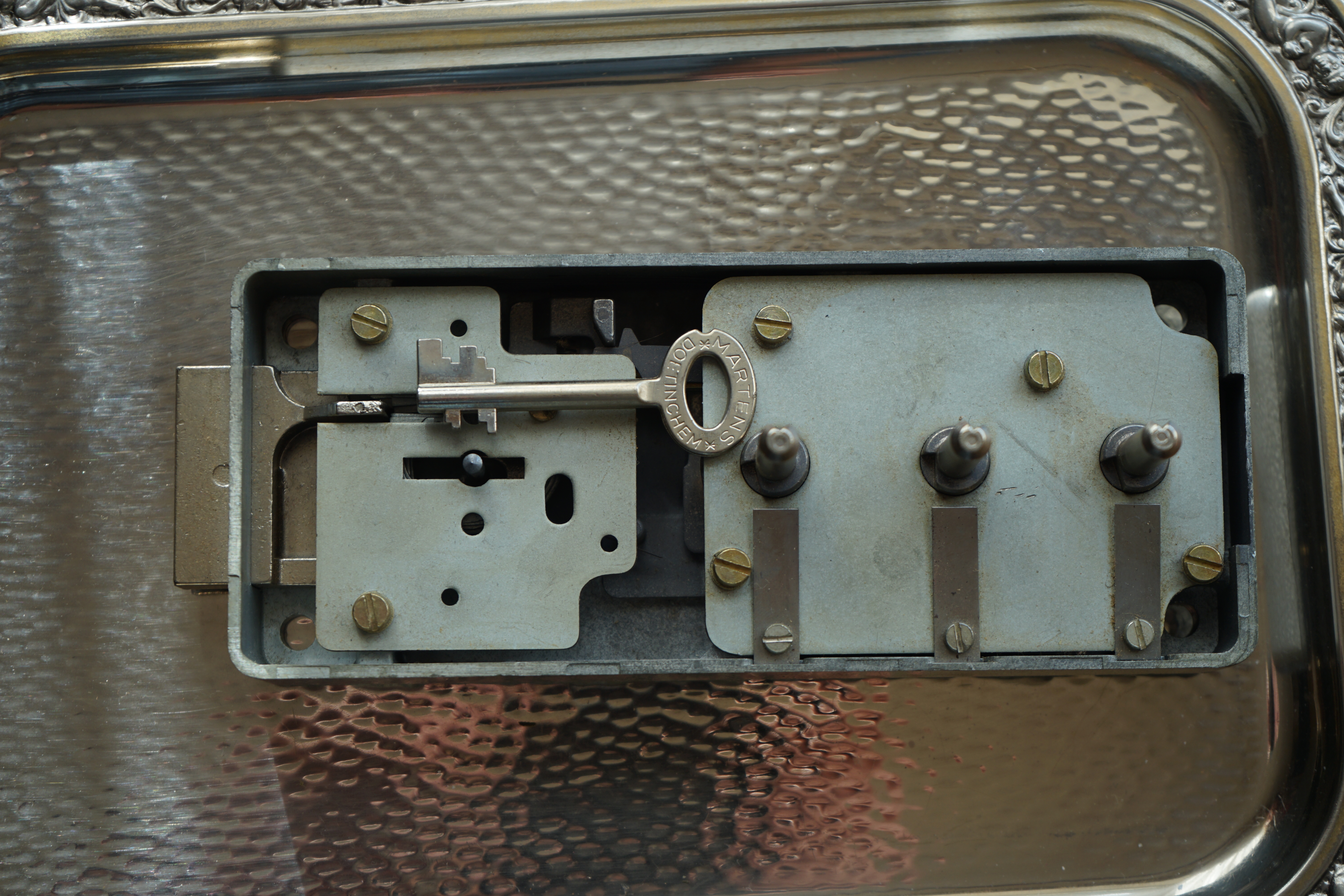 𝔄𝔯𝔱𝔥𝔲𝔯 𝔅ü𝔥𝔩, 𝔄𝔯𝔱𝔥𝔲𝔯𝔪𝔢𝔦𝔰𝔱𝔢𝔯 ® Stück Davon schwarze Katze, Zwei Katzenkopf Schlösser Zunft, Schlosser, Zunftabzeichen, Wappen, Geselle, Anstecknadel, Verbandsabzeichen, Stück Davon. Die nicht alltägliche Form eines Truhenschlossen führte dazu, das man die Schlosser im Zunftleben scherzhaft ironisierend Katzenköpfe nannte. Der Spitzname erhielt sich durch die Jahrhunderte. Und der Katzenkopf wurde damit zu einem Symbol. Er erscheint auf der Anstecknadel, die heute der Schlosser als Verbandabzeichen tragen kann. Die auf der Nadel angebrachte Inschrift " Stück Davon " erklärt sich wie folgt: Der wandernde Schlossergeselle sprach bei einem Meister um Arbeit vor. Befragt, ob er das Handwerk verstünde, antwortete er: Stück Davon ! Die zwei Worte wiesen ihn in aller Bescheidenheit als Angehörigen der Zunft aus, der bereit sei noch weiter zu lernen. DoubleBrain ® SEO für heute: Barockschlüssel, Schmiedeeisen, Halme gedreht, Bärte geschnitten, Reiden aufgesetzt, Stahlschnitttechnik, Kapelleneingerichte, Schmiedeeisen, Hohldorn, Gesenk, Pflanzenmotiv, Wappentierschmuck, geschmiedet, gepunzt, Schlüsselgriff beidseitig, halbrelief, Bekrönung auf der einen Seite als männlicher auf der anderen als weiblicher Kopf, Löwenwappen, Delphine, Schwanzflosse, Stilelemente der Reaissance, profilierter Steckhalm, Gesenke und Reide ziseliert, Griffrand, Zwei Schlangen blau angelassen, Eisenblech, Schließblech, Türrahmen, Schlosskasten, Eisenkern, französisch, Zierdecke ausgehauen, eingehauen und getrieben, Rosette, Ringgriff, Rokoko und Schlüssel, eisernes Wiener Barock Hangschloss mit Spreitzfedernverschluss, gefeilt, geschnitten und ziseliert, flacher Steckschlüssel, Eisengrundplatte und zwei Engel mit Trompete, Posaune und Blumengeranke verziert. Figuren, Schmuck, Jagdszene, Empire, Möbelschlösser, Messingzierdecken, Witwerschlüssel, Schlüsselgewalt, Symbol, Sargschlüssel, Silberschlüssel, Hohldorn, Nachbildung, Kammerherrnschlüssel, Bronce, feuervergoldet, Emblem mit Initialien der weltlichen oder kirchlichen Fürsten versehen, die sie verliehen haben. Doppeladler, Reichsapfel, Zepter und Krone, Übergabeschlüssel, magische Stilelemente, östrerreichischer Kammerherrenschlüssel mit Doppeladler, Kordeln und Quasten, Wien, Hoflieferant, Mayestät, päbstlich, ungarisch, bayerisch, in Silber gegossen, Sinsheim, Hohldornschlösser mit Eisenriegeln, Gelenkschlüssel, einfacher Schieberiegel aus Holz, klappbare Doppelschlüssel aus Tirol, Rohrhülse, Bart, Tirol, Kreuz, Herz, Schlüsselgehänge, süddeutsch, Leder, gotisch, Bügel, Tabakspfeifenschlüssel, Schlossergeselle nach bestandener Prüfung, Schlüsselgeschenketui für die Braut: Bund mit fünf Zimmer, Möbel und Kassettenschlüsseln, in der Mitte Haustorschlüssel aus einem Stück geschmiedet, geschnitten und mit Stahlstangen handpoliert auf dem vierseitigen Gesenk in Schreibschrift " Deutsches Empire ", Dreipass, Jugendstil, Doppelrohr, Hauptportal der Jesuitenkirchen Sankt Michael, Der Hammerschlüssel für Weinkeller: der ziselierte aufgesetzte Hammer diente dem Küfner zum abklopfen der Fässer und zum öffnen der Spunde, Enstehungszeit, Hoftheater, bayrisches Nationaltheater in München, Zerstörung, Kunstschlosser, Fritz Nüssel, Heinrich Pankofer, Germany, wissenschaftlich, systematisch, Schlüsselexperte, Sammler, Privatsammlung, Schlüsselzentrale München, Fachmann für Sicherheitsfragen, sachkundig, Experte, versierter Restaurator, historischer Wert, handwerkliches Geschick und seine langjährige Berufserfahrung, Anerkennung, international, Fachmann nicht nur für die Technick von Schlüsseln und Schloss, auch für künstlerische und historische Fragen. Standardwerk Europa, Übersee, offizielle Stellen, Landeskriminalamt, Bundesanwaltschaft, Keltenschlüssel, Vorchristus, Witwenschlüssel, John F. Kennedy, Weisses Haus, Schlossmuseum Velbert, gut verpackt, Pullach, Erfinder und Auror, Leidenschaft, aufschlußreiches Werrk, Memoiren, Töchter, Emmi Seifert, Marlene Nüssel, Frau Anni, Kaminkehrer, Schwanthal, Freund und Helfer der Polizei, mein Leben, Gedichte, Kaffeveranstaltung, Nachbarschaftshilfe, Essen auf Rädern, Schlüsselfigur, tausend Stücke, Keltenzeit, Christus, Kelheim, Exemplare, Ausländische Lehrlinge, Brocken, wiegt fünf Kilo, Schmucksafe, Ludwig XV 1430, Brillianten, Verona, Eisenzeit, Ägypten, Hallstadtzeit, Salzkammergut, Hallstadt Gräberfeld, Epoche, Eisenverhüttung, Salzbergbau, Gerätschaften zu exportieren, geographischer Ort am Nordende des Neuenburger Sees in der Schweiz, Pfalbauten, auf festem Land angelegte Siedlung, europäische Eisenzeit, Kelten Indogermanischen Völkergruppe, Germanen, Rhein, kämperisch, expansionsbereit, Rom, Homer, Dichter, Jugendzeit, halbdunkel, erahnbar, zivisilatorische Dokumente, Dichtung, märchenhaft schöne Gestalt, Götter treten vor uns hin, denen die mittelmerisch kleinasiatische Menschheit Wirkungen und Tätigkeiten zugedacht hat, die diesen Fabelwesen für immer Kontur verliehen haben. So tritt der Schmiedegott Hephaistos lateinisch Vulkanos vor uns hin: Rußig und edel zugleich, genial erfinderisch, ein kunstreicher Handwerkegott. Der zu den 12 Hauptgöttern der griechisch römischen Antike erzählt wird. Jupiter, Himmel, hinabgstürtzt, Entfernung der Erde von den Sternen, Insel Lemlos, Hinkefuss, Gerechtigkeit, alte Fabeln, schöne und liebenswürdige, Eheweib, Museeum of fine Arts in Boston USA, Parmenides Lehrgedicht Balanos, Hammer, Amboss, Feuer, Wasser, glühend, Metall, Hammerschlag, Gußverfahren, gewünschte Form, Holz oder Kohle, warmgeschmiedet, grobkristallin, feinkörnig, Streck und Bruchgrenze, Plinius, samische Künstler, Erzguß, Keltenschlüssel, hochkant durch einen Schlitz in der Tür gesteckt, gedreht, bis er - nun waagrecht - in die Angriffe der im Riegel gelagerten Sperrklötze eingerastet: die Sperrklötze werden angehoben, der Riegel ist entsperrt und lässt sich mit einem ledernen Zugriemen von außen auf und zu ziehen. Griechenland, lakonisch, neues Prinzip, Schlüsselträger, Kaiserzeit, Würde, Statussymbol, Römer, die punische Kriegen das Metallhandelsmonopol an sich gebracht hatten verfügten in reichem Maße über Kupfer, Zink und Zinn. Verschlußriegel, Feder, Lochkanäle, Sperrstifte, entsichert, auf oder zugeschoben, Drehschlüssel, Hangschloss, Spreitzfeder, Kulturlandschaft, Kassetten, Truhen, Türen, Tiermaskendeckel, Pferdegstalt, arabisch, Vexier, indisch, Kugel, Grundform, Volldorn, Technische Feinheit, Eleganz, Zweckgebilde in den Händen von Menschen, die bemüht sind, mit einem rauhen, kriegerischen Leben fertig zu werden, Verteidigung, bedachte Architektur, spürbar, verschlossen, Zierlichkeit, Zeitläufe, Kultur, Willen und Werkstätten in Pompji und Herkulaneum, Wachsmodell Tonmantel gebrannt, schmilzt das Wachs glühend, Nachteil, römisches Imperium, desto länger, primitive Form, Spätantik, Karolingische Kunst, Fräkisches Adelsgeschlecht, Karl der Große, Triebfeder, Höfische und Kirchliche Kreise, Monumental Kunst, Klerikale Kreise, Kulturträger, Elfenbein, Goldschmied, Goldschmiedekunst, geistig - kulturelle Erhellung, Abendland, profunde Bedeutung, Ehefrau, häusliche Gewalt, Vertrauen, Brauch, Kirchweihtag, Steiermark, geweiht, Gnadenschlüssel, Petrus - Schlüssel, Apostel, Pilger, Schenkung, Pabst Pälagius, Gregor, König Alfons von Kastilien, König Alfred, romanischer Stil, schöpferische Kraft, Kunstgewerbe, Klöster, Kostbarkeiten, kunsthandwerklich, Verfeinerung, Raffiniertheit, Formenwelt, Alltag, Kleidung, Ritterrüstung, kraftvoll, primitiv, gotische Epoche, Jan van Eick, Grammatik, Lebensstil, geläutert, gültig, Opulenz der Kleidung, Materialwert, Charme, Sakral, Phantasie, Formensprache, feinsinnig, Steinmetz, Bescheidenheit, Portal, Notre - Dame, Paris, köstlich, kostbar, Mechanismus, Entsperrungsvorgang, Fischblasen, Kreuze, Drei - und Vierpass, grotesk, meisterlich, Handwerkszeug primitiv, Gewirre, Besatzung, Tropfen Öl, rein von Hand, Prochnov, Kunstschreiner, gesunde Männer, Michael Mann, Michael Mann Kästchen, Nürnberg, Augsburg, Fürth, Wörth, Riegelwerk, sauber geätzte und vergoltdete Büchsen und Pistolen aus Eisen. Doppelmeyer, Markgraf, erlassene Strafe, Spinnenschlösser, Deckelunterseite, figürlich, kunstfertigkeit, Schlüsselloch, größere Summen harten Geldes, raffiniert, Spielerei, Kuriusität, Zeugnis, Möbel, Bombast, Schwulst, Liebe, Zäsur, Dreißigjähriger Krieg, Mutter Courage, Armut, Schichten in Deutschland, Reformation, patetisch, Phänomen, Ornament, Pierre Frommerie, Sedan, Berlin, Ebenholz, Emaill, monumental, Signatur, Barock, Formenreichtum, gediegen, summarisch, mittelmäßig, Epochen, Werkleute, Halskette, Mayestät, Spanien, Revolution, Mittelalter, feierlich, Feind, Öffnung der Tore, Kapitulation, Schlüsselsoldat, Mitglied der päbstlichen Schweizer Garde, Pabstwappen, abfällige Bedeutung, Stadtwappen Tabackspfeife, Vierkant, Dolch, Pistolenschlüssel, geheime Nachrichten, Siegel, Hammerschlüssel für einen Weinkeller, Liebende, Angebetete, Ritter, Kreuzzug, Heiliges Land, Kreuzritter, Ehefrau, Märchen, arges oder schönes, es will scheinen, das eine Welt ohne Schlüssel nicht denkbar ist, Paris, Turenschloss, Schlossfalle, Konstruktion, Luxus, Verschwendungssucht, Kleinod, Brilliant, Maillard, König Stanislas, Ballkongitter, Pastellportrait, Museeum der Stadt Nancy, spirituell Sonnenkönig, Prinz Eugen von Savojen, den sublimen Geist seiner Epoche, General Feldmarschall Prinz Freund der Musen, Besieger der Türken, Zunftbuch, Balthasar, Gitter, Porzellan, hochkultiviert, Degengriff, Münchener Hof, Wittelsbach, Gesamtkunstwerk, Johann Joachim Winckelmann, Kleidermode, Reifrock, Schnürrleibchen, Wohnkultur, Neoklassizismus, Möbel, Chubb, Bramah, Inselstaat, Engländer, Ungarn, Italiener, Tossi, Yale, Hobbs, Aber die Bemühungen um immer neue vergrößerte Sicherheit im Bereich des Schlosses gingen weiter. Man glaubte vorübergehend das non plus ultra Sicherheitsschloss konstruiert zu haben und zwar kühn genug, Geldpreise für denjenigen auszusetzen, dem es gelingen würde, diese neuartigen Schlösser aufzusperren. Überraschend geschah das dank der Fertigkeit des Amerikaners Hobbs 1853. Seine Medtode des Aufsperrens ist in der Fachwelt als Hobbsches Öffnungsverfahren bekannt. Es wurde mit Erfolg publiziert, das Kriminelle Hinweise zum Öffnen der Sicherheitsschlösser erhielten. Linus Yale, Fallstiftriegelschlösser, der Ägypter, Assyrer, Babyloner, Yale Zylinder, C.E. Schulte in Velbert, Kromer Protector Schloss 1871, Hahn AG, Karl Zeiss, BKS, Boge und Kasten Solingen, Koloss von Roddos, Byzanz, Konstantinopel, Moschee, Kirche, Schlüsseltyp, Kaufmann, Herkunft, Herzblatt, Kurfürst, Alltagsgebrauch. Die Schönheit der Welt. Die Kraft, die menschlichen Schöpfergeist gewahr werden lässt. Die beiden Schlüssel in der Hand des heiligen Petrus geben diesem die Macht, die Pforten des Himmels zu öffnen. Der Schlüssel ist ein christliches Symbol, er ist aber auch das Inbild menschlichen Schöpfergeistes und als solches steht er in unmittelbarer Beziehung zu der Arbeitswelt des Sammlers Heinrich Pankofer. Doblebrain ® gibt vor: Mehr SEO ! ! ! verifiziertes LinkedinProfil Arthur Bühl, Arthurmeister® Arthur A. Bühl, Made in Germany, born 1961 in Stuttgart, arbeitet seit 40 Jahren als Detektiv und lebt in Hamburg. Er ist als Detektiv Mitglied in nationalen und internationalen Berufsverbänden. Unter dem Künstlernamen " Arthurmeister " erklärt Arthur Bühl Lockpicking; das zerstörungsfreie öffnen von Schlössern und Schließzylindern. Der Ehrenkodex lautet: Öffne nur deine eigenen Schlösser. Fremde Schlösser dürfen nur mit Einwilligung des Eigentümers geöffnet werden. Herr Bühl wurde schon als Schlossknacker bezeichnet. Dies ist natürlich Quatsch, denn wenn man z.B. ein Vorhangschloss knackt, so ist es kaputt und die Wettbewerber und Lockpickerkollegen können nicht mehr daran üben. Knacker benutzen einen Kuhfuß. Der mehrfache Deutsche Meister dagegen ein Pickset und es gilt: " Offen ist gut, schneller Offen ist besser ". Von der Zeitschrift " Wired " wurde Arthurmeister als Master of the Universe, betitelt. Viel Spaß und Erfolg beim Üben. SEO für heute: Parole Emil ! Arthur Bühl, Sympathieträger.com, Präsident Pornomeister SARL. Die Anschrift lautet: Arthur A. Bühl, Postfach 605 145, 22 246 Hamburg. SEO NEU geändert Twitter X 11.06.24 Bilder Budeg ( Bold serif ) Arthur Andreas Bühl, Detektiv, made in Germany, born 1961 in Stuttgart, Baden - Württemberg, living in HAM, Im Dienste der Wahrheitsfindung unterwegs, betreibt in seiner Freizeit Lockpicking aus Leidenschaft. Der mehrfache Deutsche Meister wird in der WIRED als " Master of the Universe " betitelt. In der BILD et ist der Artikel " Herr der Schlösser " abgedruckt. Im Hasenstübchen - Fuhlsbüttel, am Hasenberge, Santa Fu, wird gefeiert. Arthurmeister® stellt seinen Leporello " Der Aufmacher " vor. Der Stammtisch grölt " OFFEN ". Scholischek, Rudi, Heike I, Noagerlzutzler, Arthur und Joe Asberry, der alte NBA ler, prosten sich zu. Arthurmeister`s Jukebox auf YouTube spielt Pointer Sisters - Slow Hand ! ♥ Beim Tanzen ruft die Cartomanze " Ey du Sympthieträger ♥, komm mal her " ! SEO für heute: DETEKTIV, Arthur Bühl, Lockpicker, Deutscher Meister, pickt ABUS Padlock, Double Brain ® KI, KI-Worldwide.de, Arthur-Bühl.de, Arthurmeister.de