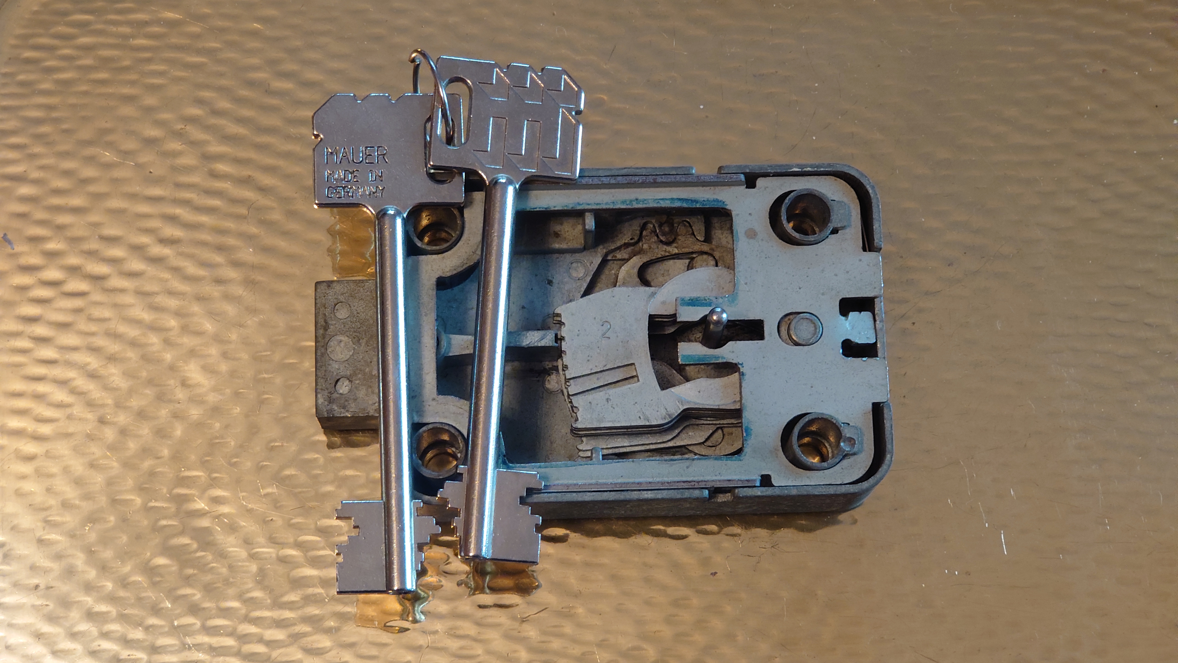 Arthur Andreas Bühl, Arthurmeister ®,Lockpickerherz ® Schlossherz ®, Pornomeister ®, neuer SEO Text für 2025 12.00 Mittags im Hasenstübchen. Basketball Bouncing Joe Asberry schreit: Prost ! Die Glocke kingelt ! In Arthurmeister`s Jukebox im Hasenstübchen spielt: Slow Hand von den Pointer Sisters. Ferrari Rudi sitzt am Tresen. Anstatt Helbing trinkt er heute Underberg. Pelle und Heike I machen Stößchen. Justamente klingelt das Telefonino. Der Hannenberger lacht zu Bouncing Joe Asberry: Ich wette mit Dir: Da ruft unser Freund Mr. Smitz vom Playboy an. Arthurmeister geh endlich ran. Die Glocke klingelt. Yes Mr. Smitz, yes, yes Mr. Smitz. Yes great, you know. Yes, yes we have a Party. Yes, yes. Ja: Angela Merkel, die kennen wir. You know: " Bundeskanzlerin ". Giovanni ruft: Bella Donna: Signora Merkel is the CEO of the world. Yes, Yes Mr. Smitz, i will look about her Memoiren. Oh Mr. Smitz ? Her Biographie with her Signature ? OH, Mr. Smitz mit Widmung ? Das wird nicht einfach ! no easy, you know ! Da muß die Glocke aber ein ganzes Wochenende läuten. Prost. Helbing. Yes Mr. Smitz, hands on the heard, you know, difficult ! Arkadasch !!! Smitz U.S.A. braucht die Memoiren von Angela Merkel signiert mit dem Text: Für Mr. Smitz from the Playboy ! Also pass auf: Dein Schwippschwager ist doch Aufsteller bei der Messe. Ja, Buchmesse. Dort hält die Merkel eine Autogrammstunde. Der soll sich dort anstellen mit seinen Kumpani. Ja, der Smitz läßt hier die Glocke läuten. Das gesamte Wochenende. Hannenberger gibt das Passwort: Freibier, Freibier ! Die Glocke läutet jetzt: Helbing ! In Arthurmeister`s Jukebox spielt: The Tramps - Disco Inferno - Orginal Longversion Tony Mendes ! Basketball Bouncing Joe swingt mit dem Kopf mit. Jetzt meint Arkadasch: Oh meine Kumpani trauen sich nicht zu Dr. Angela Merkel. Die haben Angst vor Ihr. Kein Autogramm heißt kein Freibier. Droschkendieter !! Du fährst jetzt zur Buchhandlung, holst drei Biographien von der ollen Merkel, fährst weiter zum Kujau ! Ja, der hat dem Heinemann vom Stern, Hamburg, gefälschte Tagebücher verkauft. Der soll dir in ein Exemplar die Unterschrift der Merkel und die Widmung reinmalen. Sag ihm viele Grüße vom Arthurmeister und Parole Freibier, Freibier ! Dann malt der es dir sofort. Der kann das freudigst. Und sag ihm, das sei für Smitz, Amerika. Aber diesmal soll er keine rosa Tinte verwenden. Dann kommst du wieder her und wir alle unterschreiben das zweite, dann fährst du geschwind rüber nach Fuhlsbüttel, drängelst dich am Luftfrachtschalter vor, läßt die Bücher verpacken und paßt auch auf, das die auch tatsächlich im nächsten Flieger in die U.S.A. reisen. Dann hat er die Bücher, quasi wenn der Flieger landet. Sag denen: Parole: Freibier, Freibier ! Arthur und wozu das dritte Buch ? Du Depp, wenn beim unterschreiben vom zweiten Buch einer draufkotzt oder ein Brandloch reinmacht dann haben wir Ersatz ! Und diesen legen wir dann hinter den Tresen ins Regal und tuen so als hätten wir es gelesen. Es reicht das wir Frau Bundeskanzlerin mit guten, besoffenen, nicht ausgeklügelten, dummen, peinlichen Ratschlägen beraten haben ! Punkt. In Arthurmeister´s Jukebox spielt: Lady von Kenny Rogers. Sir Waschi hat gleich CHARLIE RICH - The most Beautifull Girl in The World, gedrückt. Die Stimmung ist gut. In der Jukebox spielt mittlerweile Aloe Blanc - I need a Dollar. Die Stimmung ist fantastisch ! Jetzt steigert sich die Stimmnung noch als der Nachläufer Roberto Blanco - Caramba, Caracho ein Whiskey, Carambo Caracho ein Gin, verflucht Sacrcameto Dolores und alles ist wieder hin ! In Rio de Janeiro… drückt. Der Noagerlzutzler drückt Roberto Blanco - Der Puppenspieler von Mexico und räumt Gläser ab. Hannenberger reicht schon einmal den Himmelsschlüssel ! Schwerti fragt: Mastertouch und wenn der Dir auf die Schliche kommt ? Du Depp, was glaubst du wenn der erfährt, daß er einen orginalen Kujau, dem Tagebuchfälscher hat, dann läuft der durch Beverly Hills und gibt damit bei jedem an, als sei er The Greatest. Und Du weißt: Die Schriftsachverständigen vom Stern oder von der Bild et und der Heinemann brauchten Monate bis sie diesen Betrug mit dem Verkauf der Tagebücher erkannt haben. In Arthurmeister`s Jukebox spielt: Calvin Harris & Sam Smith: Promises ! und es wird mitgesungen. Das Droschkendieter dann doch nur beim Papierfuzzy im Copy Shop neben an war ? weil der Kujau besoffen war ? Quatsch, kalter Kaffee, der Smitz verhöckert das Buch an Rockefeller. Was glaubst du, warum die Parole Freibier Freibier lautet ? Wir sind hier nicht bei der Wohlfahrt. Ferrari Rudi macht Ralala: Sonntag ist Formel I in Indianapolis. Denkt dran: High Noon ist dann morgens 07.00 Uhr. Die Glocke läutet ununterbrochen. Freibier, Freibier, Freibier, Parole Freibier. Let Michael pass for the Championship ! Das gesamte Hasenstübchen tanzt und platzt aus allen Nähten. In der Jukebox spielt James Last und Orchester: T.S.O.P The Top Sound of Philadelphia ! Prost, Prosit und Stößchen ! Der Hannenberger sieht zufrieden aus. Taged with: Bühler Zwetschge, Bühl Wappen, Zwetschgenhengst, Zwetschgenfest, Meister, Arthur Andreas Bühl, Privatdetektiv, Arthurmeister007@gmail.com