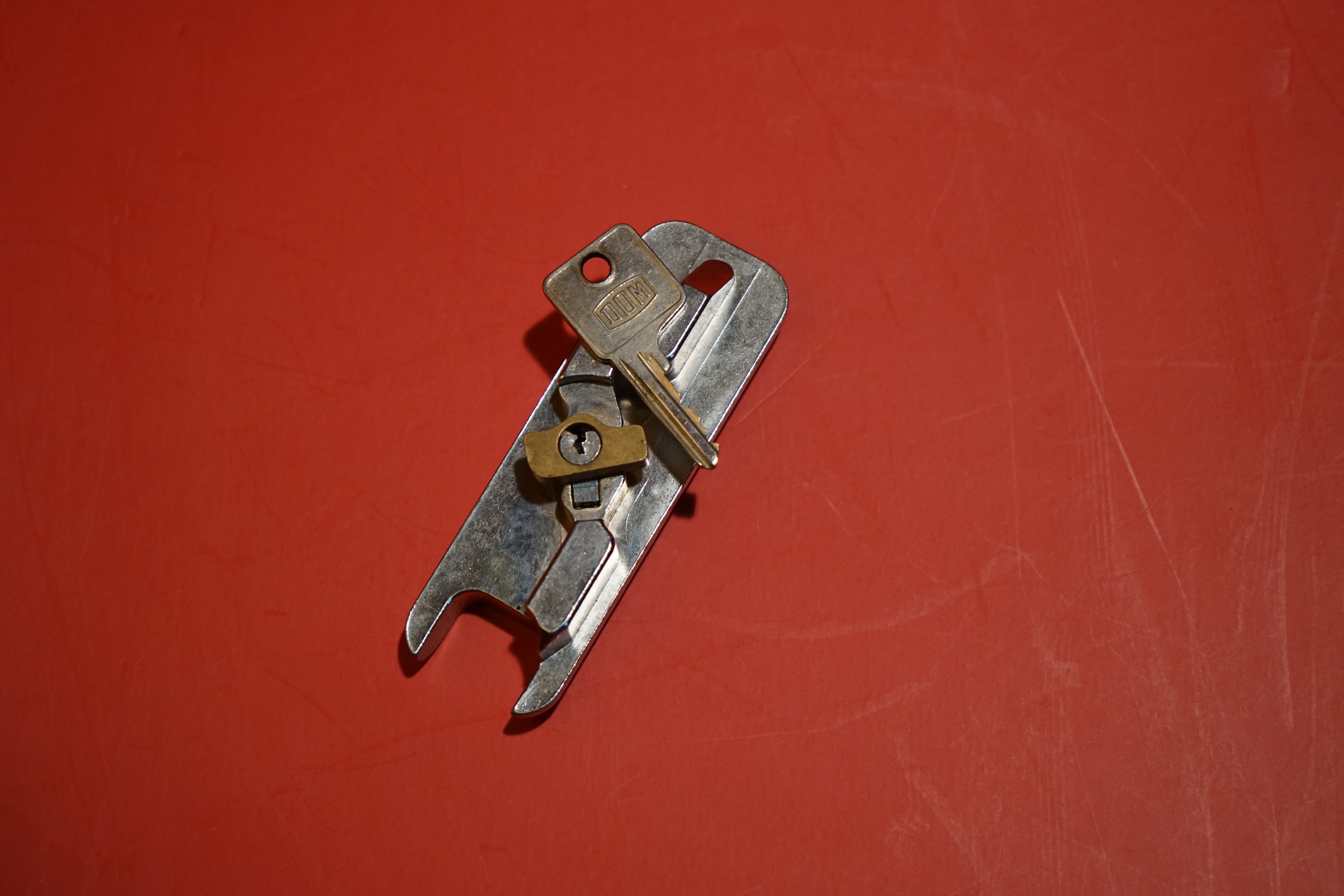 𝔄𝔯𝔱𝔥𝔲𝔯 𝔅ü𝔥𝔩, 𝔄𝔯𝔱𝔥𝔲𝔯𝔪𝔢𝔦𝔰𝔱𝔢𝔯® Bei den Kaba Day `s im Europa Park Rust schreibt die Pressebox: auf großes Interesse der Teilnehmer stieß auch die praktische Vorführung von Steffen Wernéry und Arthur Bühl, die gängige mechanische Schließzylinder ohne Schlüssel zerstörungsfrei öffnen. Meist in Sekundenschnelle. Auch die Chemnitzer Zeitung " Freie Presse " hat über das Lockpicking und Arthur Andreas Bühl alias Arthurmeister berichtet. Dwight Perry schreibt: Arthur Bühl has good hands ! In der Philalocksmith wird Arthur Bühl auch als Lockpicking Legend betitelt. Es gibt auch einen Beitrag, 360 Meridianos. In der Datenschleuder, CCC, wurde über ihn als Sympathieträger berichtet. Veröffentlicht unter Linkedin, Xing, Google Panel, Twitter X. In der Vitrine von Arthur Bühl, Arthurmeister® sind Schlösser, Padlocks, von ABUS, BUGA, BKS, CES, DOM, EVVA, Assa Abloy, Z Ikon, Kaba, Keso, ASSA, Winkhaus, Wilka, GEZE, Trelock, Schmelting, Bode Panzer, Ancor Las, Drumm Geminy, Xylock, SEA, Medeco, Mul-T-Lock, Cut away, ABUS Granit, Pfaffenhain, E*S, ESS, Nemef, BAB, Babelsberg, Stasi, Diskus, WMF, Tesa, Noch, Vachette, Cisa, Wally, Rielda, Mottura, Viro, FAI, GeGe, Fichet, Bode Panzer, Tresor, Bramah, Protector, Braun`s Patent, Walomatus, Arolds, Combination Lock, Yale, MG, Master, American Lock, Tubular, China, Indien, Aligarh, Nepal, Thailand, Zahlenschlösser, Himmelsschlüssel und KNOCK`N LOCK, noch vieles mehr, vorhanden. Alle Schliesszylinder sind Übungsmaterial für das Lockpicking. Schlagschlüssel und so vieles mehr, sind auch dabei. Auch der Sputnik. Verschlagwortet mit: ♥ Vokuhila, Friseur ♥ Schwäbischer Hengst, Zwetschgen Heini, Bühl er, Zwetschge, Google Earth, Mittelpunkt der Welt, Martinameisterin, Cartomanze, Scholischek, " HIGH NOON ! ". ♥ Parole Emil !