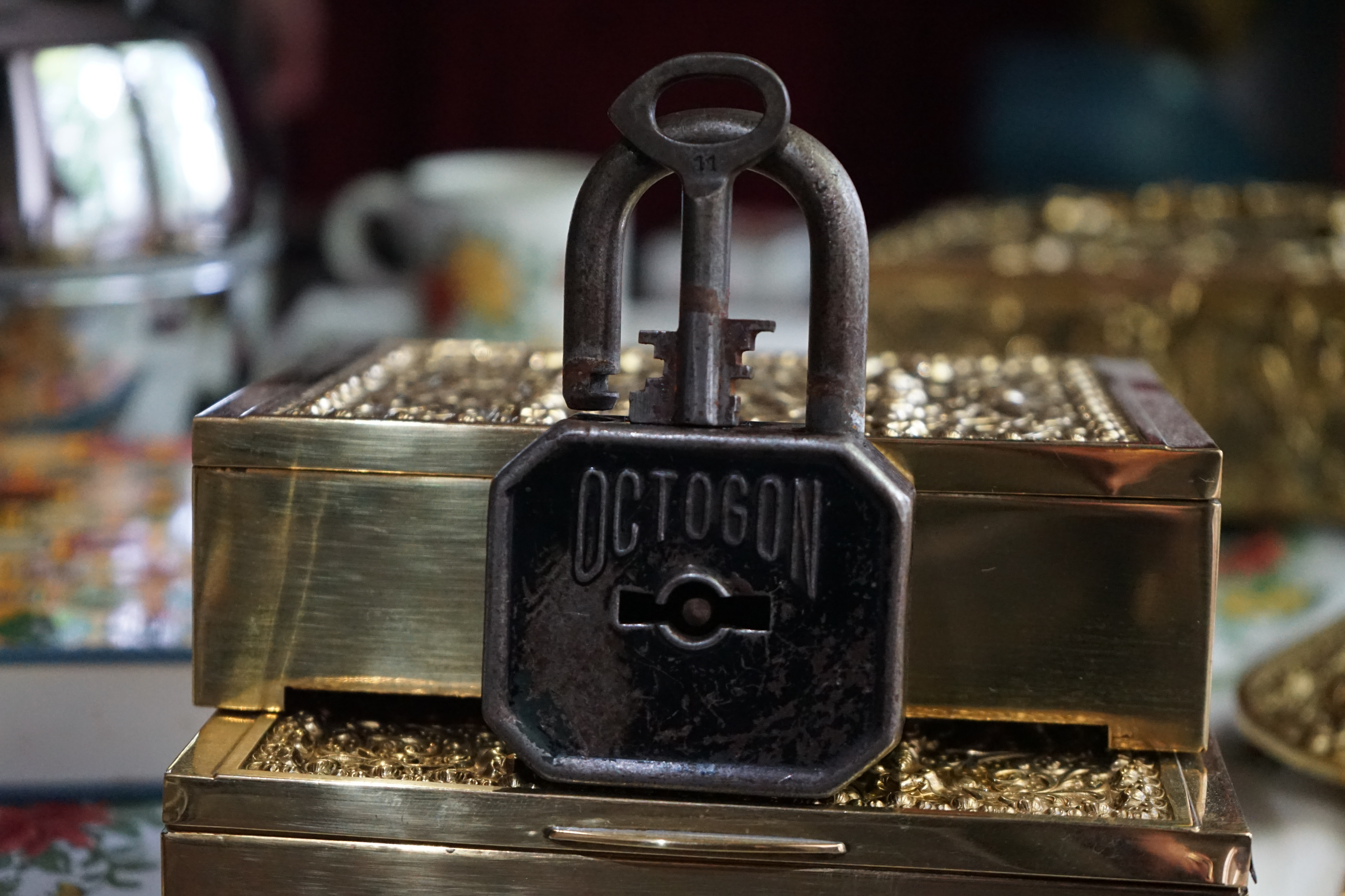 Arthur Bühl, Arthurmeister, Bühl Wappen Der Sympathieträger ist in Stuttgart, Baden - Württemberg geboren. Der Detektiv lebt in HAM. H1 Text der SEO gibt Texte aus Arthurmeister`s Leporello frei. 𝔄𝔯𝔱𝔥𝔲𝔯 𝔅ü𝔥𝔩, 𝔄𝔯𝔱𝔥𝔲𝔯𝔪𝔢𝔦𝔰𝔱𝔢𝔯 Bühl, Arthur, Jahrgang 1961, Made in Germany, Babyboomer, Detektiv or Private Investigator how Mr. Smitz from the PLAYBOY, Beverly Hills, say`s. Yes Mr. Smitz i will send you the Photo Arthurmeister`s F 1, Jacket for your LeporelloUS. to your E - Mail Mr.Smitz@Mr.Smitz.us. Ok, Mr. Smitz. Mr. Smitz do you know what Google Earth is ? Take BÜHL Arthur, only by Google Earth, you know ? have done it ? Yes Google will show you my Panel superfast. Cool, Arthurmeister, cool. Yes Mr. Smitz, this can i do for you too ! Yes with SEO. Yes, yes, i have Arkadasch erklärt, sein Erikli pasta is not so genial. Der beste Zwetschgenkuchen, you know plum tart, is from the Stadt Bühl. Not laughing in the USA. Bühl is a City like my Name. And the People in this City called it: Zwetschgendatschi ! you know. This is the world best plumcake. Yes Datschi. Yes, Stadt Bühl is near Baden - Baden, the Casino, you know ! Yes. Baden-Württemberg. You must know there is since 1927 the traditionell Zwetschgenfest. And there ist the Zwetschgenkönigin ! Mr. Smitz, my Ur Ur Ur Ur Grandfather is born in Bühl. My Great Grand Grand Mother where also born in the town Bühl. Their profession was Zwetschgenpicker. Not Lockpicker, Zwetschgen / Plum Picker. And Rüttler. Oh, really ! Yes, Yes. And since this time the name of the family Bühl from the Stadt Bühl is: Yes you know - Buehl. Yes i will give Greetings from you to Mrs. Friede Springer from the Newspaper BILD et. Yes, the Elbphilharmonie is in Betrieb. OH, Mr. Smitz, greeting´s to you from Joe Asbbery, NBA, you know. Tomorrow we will meet us in the Hasenstübchen, our Rabbit Hall. For Lockpicking und Beer. Call you. Parole Emil ! H1 Text der SEO schreibt weiter: 𝔄𝔯𝔱𝔥𝔲𝔯 𝔅ü𝔥𝔩, 𝔄𝔯𝔱𝔥𝔲𝔯𝔪𝔢𝔦𝔰𝔱𝔢𝔯® Herr Arthur Bühl, kritischer Privatdetektiv aus der Hansestadt Hamburg, bereitet sich auf ein Interview mit der BILD et vor. Bei Babsi und Gina in Fuhlsbüttel wird ihm zuvor der Vokuhila geschnitten. Herr Arthur Bühl wurde schon in der BILD et als " Herr der Schlösser " beschrieben. " Ein bisschen Ruhe bitte " schreibt Jan Freitag von der TAZ. Er erwähnt auch eine Mustertür by Wendt. Es wird darin herumgeprökelt. Selbst Arthur Bühl, der weltbeste aus dem Lockpicker Mekka Hamburg, betreibt pures Understatement, weil er sein Schloss in nur 20 Sekunden " geknackt " hat. Charles Graeber von der Wired.com beschreibt in seinem Artikel Master Lock - Pickers do bottle Arthur Bühl " The Master of the Universe ", Arthur Bühl a private Detective of Germany open locks. Bühl`s Fabio - the - Barbarian Look stands out. He wins the Dutch Open and is now Master of the Universe. The people cry: " Arthurmeister ! booms Arthurmeister ". Mark Webber Tobias, the Author of Locks, Safes, and Security, a Police Reverence, say: Arthurmeister, that ist beautyful. " Open ! " sagt Arthurmeister ", offen ist gut, schneller offen ist besser ". " Beer !" Arthurmeister booms back and a new Champion is born. Die Welt berichtet: " Die Kunst, Schlösser ohne Schlüssel zu öffnen ". Vereinsmitbegründer und Vizepräsident Arthur Bühl trägt seine Leidenschaft schon auf der Krawatte. Sie ist rot mit gelben Schlüsseln drauf. Intern wird er ehrfürchtig " Meister Arthur " gerufen. Er hat es zum siebenfachen Deutschen Meister in verschiedenen Disziplinen geschafft. Er pickt seit der Kindheit. Sein erstes Trainingsobjekt war sein Spardosenschloss - Ein klassischer Einstieg… . Die Slate berichtet über Arthur Bühl als Lockpicking Legend. Es gibt einen Artikel Tool for Picking and Decoding by Stasi, CCC, Vortrag Berlin. Amateur Hour berichtet: Arthurmeister has " The Master Touch ". Bei den Kaba Day `s im Europa Park Rust schreibt die Pressebox: auf großes Interesse der Teilnehmer stieß auch die praktische Vorführung von Steffen Wernéry und Arthur Bühl, die gängige mechanische Schließzylinder ohne Schlüssel zerstörungsfrei öffnen. Meist in Sekundenschnelle. Auch die Chemnitzer Zeitung " Freie Presse " hat über das Lockpicking und Arthur Andreas Bühl alias Arthurmeister berichtet. Dwight Perry schreibt: Arthur Bühl has good hands ! In der Philalocksmith wird Arthur Bühl auch als Lockpicking Legend betitelt. Es gibt auch einen Beitrag, 360 Meridianos. In der Datenschleuder, CCC, wurde über ihn als Sympathieträger berichtet. Veröffentlicht unter Linkedin, Xing, Google Panel, Twitter X. In der Vitrine von Arthur Andreas Bühl, Arthurmeister ® sind Schlösser, Padlocks, von ABUS, BKS, CES, DOM, EVVA, Assa Abloy, Z Ikon, Kaba, Keso, ASSA, Winkhaus, Wilka, Trelock, Schmelting, Bode Panzer, Ancor Las, Drumm Geminy, Xylock, SEA, Medeco, Mul-T-Lock, Cut away, ABUS Granit, Pfaffenhain, E*S, ESS, Nemef, BAB, Babelsberg, Stasi, Diskus, WMF, Tesa, Noch, Vachette, Cisa, Wally, Rielda, Mottura, Viro, FAI, GeGe, Fichet, Bode Panzer, Tresor, Bramah, Protector, Braun`s Patent, Walomatus, Arolds, Combination Lock, Yale, Master, American Lock, Tubular, China, Indien, Aligarh, Nepal, Thailand, Zahlenschlösser, Himmelsschlüssel und noch vieles mehr, vorhanden. Alle Schliesszylinder sind Übungsmaterial für das Lockpicking. Schlagschlüssel und so vieles mehr, sind auch dabei. Auch der Sputnik. Verschlagwortet mit: ♥ Vokuhila, Friseur ♥ Schwäbischer Hengst, Zwetschgen Heini, Bühl er, Zwetschge, Google Earth, Mittelpunkt der Welt, Martinameisterin, Cartomanze, Scholischek, " HIGH NOON ! ". ♥ Parole Emil ! SEO NEU Twitter X 11.06.24 Bilder Budeg ( Bold serif ) Arthur Andreas Bühl, Detektiv, made in Germany, born 1961 in Stuttgart, Baden - Württemberg, living in HAM, Im Dienste der Wahrheitsfindung unterwegs, betreibt in seiner Freizeit Lockpicking aus Leidenschaft. Der mehrfache Deutsche Meister wird in der WIRED als " Master of the Universe " betitelt. In der BILD et ist der Artikel " Herr der Schlösser " abgedruckt. Im Hasenstübchen - Fuhlsbüttel, am Hasenberge, Santa Fu, wird gefeiert. Arthurmeister® stellt seinen Leporello " Der Aufmacher " vor. Der Stammtisch grölt " OFFEN ". Scholischek, Rudi, Heike I, Noagerlzutzler, Arthur und Joe Asberry, der alte NBA ler, prosten sich zu. Arthurmeister`s Jukebox auf YouTube spielt Pointer Sisters - Slow Hand ! ♥ Beim Tanzen ruft die Cartomanze " Ey du Sympthieträger ♥, komm mal her " ! SEO für heute: DETEKTIV, Arthur Bühl, Lockpicker, Deutscher Meister, pickt ABUS Padlock. Good Morning, High Noon, guten Tag from Germany, Hamburg, mein Name ist Uschi. Die rasende Reporterin von der Bild et Zeitung. Ich konzipiere und betreue die Webseiten des Herrn Arthur Bühl, alias ARTHURMEISTER, Präsident Pornomeister SARL. Ich bemängele ihre falsche Auswahl zu den Bilder aud dem Laufband Arthurmeister " Arthur-Buehl-Arthurmeister®-Praesident ", dem Foto aus dem Laufband Pornomeister " Arthur-Buehl-Arthurmeister®-Detektiv-und-Sympathietraeger " und dem Foto des Herrn Bühl aus dem Laufband Arthur-Bühl.de " 𝔄𝔯𝔱𝔥𝔲𝔯-𝔅ue𝔥𝔩-𝔄𝔯𝔱𝔥𝔲𝔯𝔪𝔢𝔦𝔰𝔱𝔢𝔯®-Arthurmeister-beim-Friseur-vor-dem-Interview-Die-E-Mail-lautet-Sympathietraeger@Sympathietraeger.com ". Diese Lichtbilder wurden von mir zwar unter der Google Bilder - Gallerei eingepflegt, sind aber seit geraumer Zeit nicht mehr sichtbar. Deshalb habe ich die Bildbeschreibung dahingehend ergänzt, das es sich um eine private Performance Webseite handelt. Meine Anordnung dieser JPG in Ihrer Gallerie ist gewollt. Deshalb machen Sie diese Fotos aus dem Laufband Arthur Bühl und aus den Laufbändern Arthurmeister und Pornomeister wieder sichtbar. Diese Foto`s sind Bestandteil dieser Performance, wie das Grün in Ihrem geschätzten Google Logo, oder das Rot aus Ihrer geschätzten Landesflagge ! Ich würde Ihre Logo`s auch nicht entfernen ! Also: alle Foto`s und JPG `s im Internetz, wieder sichtbar machen ! Ihre Uschi, die rasende Reporterin von der Bild et Zeitung und die Macherin von Radio-Eriwan.de. Ihre Mühe sehe ich als Selbstverständlichkeit ! Gerne Grüße ich vom Stammtisch im Hasenstübchen unserem Bunny Hall. In Arthurmeister`s Jukebox haben wir für das Google - Team den Bringersound " We speak no Americano " gedrückt ! Parole Freibier für Google LLC. And greetings from Mr. Smitz.us ! Arthur Bühl, Arthurmeister ®,Lockpickerherz ® Schlossherz ®, Pornomeister ®, neuer SEO Text für 2025 12.00 Mittags im Hasenstübchen. Basketball Bouncing Joe Asberry schreit: Prost ! Die Glocke kingelt ! In Arthurmeister`s Jukebox im Hasenstübchen spielt: Slow Hand von den Pointer Sisters. Ferrari Rudi sitzt am Tresen. Anstatt Helbing trinkt er heute Underberg. Pelle und Heike I machen Stößchen. Justamente klingelt das Telefonino. Der Hannenberger lacht zu Bouncing Joe Asberry: Ich wette mit Dir: Da ruft unser Freund Mr. Smitz vom Playboy an. Arthurmeister geh endlich ran. Die Glocke klingelt. Yes Mr. Smitz, yes, yes Mr. Smitz. Yes great, you know. Yes, yes we have a Party. Yes, yes. Ja: Angela Merkel, die kennen wir. You know: " Bundeskanzlerin ". Giovanni ruft: Bella Donna: Signora Merkel is the CEO of the world. Yes, Yes Mr. Smitz, i will look about her Memoiren. Oh Mr. Smitz ? Her Biographie with her Signature ? OH, Mr. Smitz mit Widmung ? Das wird nicht einfach ! no easy, you know ! Da muß die Glocke aber ein ganzes Wochenende läuten. Prost. Helbing. Yes Mr. Smitz, hands on the heard, you know, difficult ! Arkadasch !!! Smitz U.S.A. braucht die Memoiren von Angela Merkel signiert mit dem Text: Für Mr. Smitz from the Playboy ! Also pass auf: Dein Schwippschwager ist doch Aufsteller bei der Messe. Ja, Buchmesse. Dort hält die Merkel eine Autogrammstunde. Der soll sich dort anstellen mit seinen Kumpani. Ja, der Smitz läßt hier die Glocke läuten. Das gesamte Wochenende. Hannenberger gibt das Passwort: Freibier, Freibier ! Die Glocke läutet jetzt: Helbing ! In Arthurmeister`s Jukebox spielt: The Tramps - Disco Inferno - Orginal Longversion Tony Mendes ! Basketball Bouncing Joe swingt mit dem Kopf mit. Jetzt meint Arkadasch: Oh meine Kumpani trauen sich nicht zu Dr. Angela Merkel. Die haben Angst vor Ihr. Kein Autogramm heißt kein Freibier. Droschkendieter !! Du fährst jetzt zur Buchhandlung, holst drei Biographien von der ollen Merkel, fährst weiter zum Kujau ! Ja, der hat dem Heinemann vom Stern, Hamburg, gefälschte Tagebücher verkauft. Der soll dir in ein Exemplar die Unterschrift der Merkel und die Widmung reinmalen. Sag ihm viele Grüße vom Arthurmeister und Parole Freibier, Freibier ! Dann malt der es dir sofort. Der kann das freudigst. Und sag ihm, das sei für Smitz, Amerika. Aber diesmal soll er keine rosa Tinte verwenden. Dann kommst du wieder her und wir alle unterschreiben das zweite, dann fährst du geschwind rüber nach Fuhlsbüttel, drängelst dich am Luftfrachtschalter vor, läßt die Bücher verpacken und paßt auch auf, das die auch tatsächlich im nächsten Flieger in die U.S.A. reisen. Dann hat er die Bücher, quasi wenn der Flieger landet. Sag denen: Parole: Freibier, Freibier ! Arthur und wozu das dritte Buch ? Du Depp, wenn beim unterschreiben vom zweiten Buch einer draufkotzt oder ein Brandloch reinmacht dann haben wir Ersatz ! Und diesen legen wir dann hinter den Tresen ins Regal und tuen so als hätten wir es gelesen. Es reicht das wir Frau Bundeskanzlerin mit guten, besoffenen, nicht ausgeklügelten, dummen, peinlichen Ratschlägen beraten haben ! Punkt. In Arthurmeister´s Jukebox spielt: Lady von Kenny Rogers. Sir Waschi hat gleich CHARLIE RICH - The most Beautifull Girl in The World, gedrückt. Die Stimmung ist gut. In der Jukebox spielt mittlerweile Aloe Blanc - I need a Dollar. Die Stimmung ist fantastisch ! Jetzt steigert sich die Stimmnung noch als der Nachläufer Roberto Blanco - Caramba, Caracho ein Whiskey, Carambo Caracho ein Gin, verflucht Sacrcameto Dolores und alles ist wieder hin ! In Rio de Janeiro… drückt. Der Noagerlzutzler drückt Roberto Blanco - Der Puppenspieler von Mexico und räumt Gläser ab. Hannenberger reicht schon einmal den Himmelsschlüssel ! Schwerti fragt: Mastertouch und wenn der Dir auf die Schliche kommt ? Du Depp, was glaubst du wenn der erfährt, daß er einen orginalen Kujau, dem Tagebuchfälscher hat, dann läuft der durch Beverly Hills und gibt damit bei jedem an, als sei er The Greatest. Und Du weißt: Die Schriftsachverständigen vom Stern oder von der Bild et und der Heinemann brauchten Monate bis sie diesen Betrug mit dem Verkauf der Tagebücher erkannt haben. In Arthurmeister`s Jukebox spielt: Calvin Harris & Sam Smith: Promises ! und es wird mitgesungen. Das Droschkendieter dann doch nur beim Papierfuzzy im Copy Shop neben an war ? weil der Kujau besoffen war ? Quatsch, kalter Kaffee, der Smitz verhöckert das Buch an Rockefeller. Was glaubst du, warum die Parole Freibier Freibier lautet ? Wir sind hier nicht bei der Wohlfahrt. Ferrari Rudi macht Ralala: Sonntag ist Formel I in Indianapolis. Denkt dran: High Noon ist dann morgens 07.00 Uhr. Die Glocke läutet ununterbrochen. Freibier, Freibier, Freibier, Parole Freibier. Let Michael pass for the Championship ! Das gesamte Hasenstübchen tanzt und platzt aus allen Nähten. In der Jukebox spielt James Last und Orchester: T.S.O.P The Top Sound of Philadelphia ! Prost, Prosit und Stößchen ! Der Hannenberger sieht zufrieden aus. Taged with: Bühler Zwetschge, Bühl Wappen, Zwetschgenhengst, Zwetschgenfest, Meister, Arthur Bühl, Privatdetektiv. Für das Jahr 2025 wurde der SEO von der Firma chatgpt und von einer KI ergänzt: Arthur Andreas Bühl, ist ein Babyboomer ! und ein Sympathietraeger ! Slow Hand ! mit dem Mastertouch ! Locksport: The strange things that happen at a lock-picking convention by Tom Vanderbilt, Deviant Olliam, Slate, picking, Hackers Planet, Earth, Event, Flickr, Foto, Ina Müller, Arthur Meister, Lockpicking, ssdev, Photo, Slide Player, The Joy Lock Club, Schuyler Towne, by Pagan Kennedy, Arthur Bühl, called Arthurmeister, can pick a Lock faster than you, David Olliam, Slate, Tool, Toool, the open organisation of Lockpickers, Wired, Jan Freitag, TAZ, FAZ, BILD, WELT, BUDEG, BDD, Linkedin, Pornomeister SARL, X, Twitter, Security of Locks, Linkedin Arthur Bühl, Zwetschgenstadt Bühl, Wappen Bühl, Fahne Bühl, Facebook, Bühl, Arthurmeister, Pornomeister SARL, Lockpicking Experte. Tagged with: Dorma Kaba, Europa Park Rust, Zwetschgenhengst, NBA, Bouncing Joe Asberry, Everybody Wiki, Schwäbischer Henst, Pflaume, Zwetschge, Doublebrain, Mandy August, Rallye, cross, Datenschutz. Zitat: Arthurmeister " offen ist gut, schneller offen ist besser ! " Pankhofer, Schloss und Schlüssel, Arthur Bühl, Wappen Bühl, legal 1001, Radio Eriwan, In Arthurmeisters Jukebox im Hasenstuebchen, You Tube, ( HAM ), sind Schallplatten von Slow Hand, Pointer Sisters, Engelbert, Joy Flemming, Ina Müller, Dörp Reggae, Reinhard Fendrich, Sammy Davis jr., Bee Gees, Hans Söllner, Element of crime, Empire of sun - we are the people, Katja Ebstein - Es war einmal ein Jäger, Udo Jürgen - Das Lied das nie zu Ende geht, Vicky Leandros - Ich liebe das Leben, Die Five Tops - Warte auf das Glück, Marianne Rosenberg - Er gehört zu mir, Hildegard Knef - Für mich soll`s rote Rosen regnen, Connie Francis - schöner fremder Mann, Heino - Caramba, Karacho, ein Whisky, Drafi Deutscher - Mamor Stein und Eisen bricht, Kraftwerk - Das Modell, Ernst Neger - Rucki - Zucki, Wolle Kriwanek - I fahr Daimler, Reinhard Fendrich - Strada del sole, Zupfgeigenhansel - Bella Ciao, Joy Flemming, Half breed, Haindling - Du Depp, Nina Hagen - Africa Reggae, Schwoisfuß - Bin i selber Rastamann, Jan Delay - Irgendwie, irgendwo, irgendwann, Grachmusikoff - Oiner isch emmer dr Arsch, Wolfgang Ambros - Du schwarzer Afgahne, UB 40, The Manhattans - Kiss and say Goodbye, Three Degrees - Dirty old Man, Babara Streisand - Woman in Love, George Michel - One more try, Candy Dulfer, Deep Purple - Child in Time, Moody Blues - Nights in white Satin, Eagles - Hotel California, Dire Straits - Sultan of Swing, Pink Floyd, Sade - Smooth Operator, Toto - L`italiano, Peddy Pendergrass, Tom Jones, Eddie Holman - Hey there lonly girl, Chicago - If you leave me now, Kalvin Harris - Promises, Fugees, Engelbert - How I Love You, Gloria Gayner can`t take my Eys off you, Olivia Newton John, Ricky Shane - Mammy blue, Los Bravos, Kenny Rogers, Albano und Romia Power, Totzi - Ti amo, Tina Turner und Eros Rammazotti, Abba - Hasta Manana, Roger Whittacker - Abschied ist ein scharfes Schwert, Toto - Hold the line, Love Story mit Andy Williams, Grace Jones, Diana Ross und Julius Iglesias - All of You, Christopher Cross, Roberta Flack & Peabo Bryson, George Benson, Aloe Blacc - I need a Dollar, Simply Red - if you don`t know me by now, Luther Vandross und sehr viele mehr. Es erscheint auch bald die B - Seite von Arthurmeister`s Jukebox ( HAM ) Fuhlsbüttel, Hasenstuebchen, Playboy, Bunny Hall, Los Angeles, Beverly Hills, TSOP The Sound of Philiadelpia, Golden Gate Brigde, und noch so vieles mehr. Seattle Times says: He has got good hands, but how`s his vertikal. Arthur Bühl, a private detective from Germany deflated an all-star field of lockpickers in the world. Pressebox: Kaba Day im Europa Park mit Arthur A. Bühl, Detektiv. ( Arthurmeister ) - Präsident Pornomeister SARL, Linkedin: Arthur Andreas Bühl, Detektiv. 360 Meriandos, The Master Touch, opening locks without keys. Jesusmeister Arthur Bühl is a Master who can pick any lock in the world, but Jesus is the only Master who can unlock the human soul. Slideplayer. Phila Locksmith, Lockpickerherz und Schlossherz sind ges. gesch. Marken von Arthur Bühl. Das Wappen Bühl ist gelb, blau mit schwarzen Linien. You Tube, 23C3 Schlossoeffnung wurde beim CCC, Caos Computer Club, gefilmt. Citywide RFID Master, House key, Hamburg, by Wired. WIRED is where tommorow realized. World Trade Center, New York, YY 10 007, Communicationsmanager Mr. Smitz. Wiki, Attraktor, Trainingslager. Schloss - Öffnen, Public Domain 147, Staatsicherheit in der DDR, Arthur Meister aus Hamburg, Bunker am Ulmenwall. Herr der Schlösser, Bild Zeitung. 𝔄𝔯𝔱𝔥𝔲𝔯 𝔅ü𝔥𝔩, 𝔄𝔯𝔱𝔥𝔲𝔯𝔪𝔢𝔦𝔰𝔱𝔢𝔯® Arthur A. Bühl, ist mehrfacher Deutscher Meister im Lockpicking. In dem Magazin WIRED wird er als " Master of Universe " betitelt. Im Hasenstübchen stellt er seinen Leporello " Der Aufmacher ", vor und telefoniert mit Mr. Smitz, Beverly Hills from the News Paper PLAYBOY, USA. Arthurmeister`s Jukebox, YouTube, spielt Slow Hand. Der Noagerlzutzler und der Scholischek können am Stammtisch keine Padlocks öffnen. Deshalb müssen diese Spitzbuben an den Tresen. Die Glocke wird geläutet. Arthurmeister brüllt " OFFEN " ! Die Jukebox spiel jetzt Ina Müller - Dörp Reggae. Arthurmeister ist Inhaber der Marken Cartomanze®, Martinameisterin®, Pornomeister®, Lockpickerherz®, Schlossherz®, WebTüv® und Legal 1001®. Verschlagwortet mit: Buhl er Zwetschge, Schwäbischer Hengst, Lockpicking, International. Für das Jahr 2025 wurde der SEO von der Firma chatgpt und von einer KI ergänzt: Arthur Andreas Bühl, ist ein Babyboomer ! und ein Sympathietraeger ! Slow Hand ! mit dem Mastertouch ! Locksport: The strange things that happen at a lock-picking convention by Tom Vanderbilt, Deviant Olliam, Slate, picking, Hackers Planet, Earth, Event, Flickr, Foto, Ina Müller, Arthur Meister, Lockpicking, ssdev, Photo, Slide Player, The Joy Lock Club, Schuyler Towne, by Pagan Kennedy, Arthur Bühl, called Arthurmeister, can pick a Lock faster than you, David Olliam, Slate, Tool, Toool, the open organisation of Lockpickers, Wired, Jan Freitag, TAZ, FAZ, BILD, WELT, BUDEG, BDD, Linkedin, Pornomeister SARL, X, Twitter, Security of Locks, Linkedin Arthur Bühl, Zwetschgenstadt Bühl, Wappen Bühl, Fahne Bühl, Facebook, Bühl, Arthurmeister, Pornomeister SARL, Lockpicking Experte. Tagged with: Dorma Kaba, Europa Park Rust, Zwetschgenhengst, NBA, Bouncing Joe Asberry, Everybody Wiki, Schwäbischer Henst, Pflaume, Zwetschge, Doublebrain, Mandy August, Rallye, cross, Datenschutz. Zitat: Arthurmeister " offen ist gut, schneller offen ist besser ! " Pankhofer, Schloss und Schlüssel, Arthur Bühl, Wappen Bühl, legal 1001, Radio Eriwan, In Arthurmeisters Jukebox im Hasenstuebchen, You Tube, ( HAM ), sind Schallplatten von Slow Hand, Pointer Sisters, Engelbert, Joy Flemming, Ina Müller, Dörp Reggae, Reinhard Fendrich, Sammy Davis jr., Bee Gees, Hans Söllner, Element of crime, Empire of sun - we are the people, Katja Ebstein - Es war einmal ein Jäger, Udo Jürgen - Das Lied das nie zu Ende geht, Vicky Leandros - Ich liebe das Leben, Die Five Tops - Warte auf das Glück, Marianne Rosenberg - Er gehört zu mir, Hildegard Knef - Für mich soll`s rote Rosen regnen, Connie Francis - schöner fremder Mann, Heino - Caramba, Karacho, ein Whisky, Drafi Deutscher - Mamor Stein und Eisen bricht, Kraftwerk - Das Modell, Ernst Neger - Rucki - Zucki, Wolle Kriwanek - I fahr Daimler, Reinhard Fendrich - Strada del sole, Zupfgeigenhansel - Bella Ciao, Joy Flemming, Half breed, Haindling - Du Depp, Nina Hagen - Africa Reggae, Schwoisfuß - Bin i selber Rastamann, Jan Delay - Irgendwie, irgendwo, irgendwann, Grachmusikoff - Oiner isch emmer dr Arsch, Wolfgang Ambros - Du schwarzer Afgahne, UB 40, The Manhattans - Kiss and say Goodbye, Three Degrees - Dirty old Man, Babara Streisand - Woman in Love, George Michel - One more try, Candy Dulfer, Deep Purple - Child in Time, Moody Blues - Nights in white Satin, Eagles - Hotel California, Dire Straits - Sultan of Swing, Pink Floyd, Sade - Smooth Operator, Toto - L`italiano, Peddy Pendergrass, Tom Jones, Eddie Holman - Hey there lonly girl, Chicago - If you leave me now, Kalvin Harris - Promises, Fugees, Engelbert - How I Love You, Gloria Gayner can`t take my Eys off you, Olivia Newton John, Ricky Shane - Mammy blue, Los Bravos, Kenny Rogers, Albano und Romia Power, Totzi - Ti amo, Tina Turner und Eros Rammazotti, Abba - Hasta Manana, Roger Whittacker - Abschied ist ein scharfes Schwert, Toto - Hold the line, Love Story mit Andy Williams, Grace Jones, Diana Ross und Julius Iglesias - All of You, Christopher Cross, Roberta Flack & Peabo Bryson, George Benson, Aloe Blacc - I need a Dollar, Simply Red - if you don`t know me by now, Luther Vandross und sehr viele mehr. Es erscheint auch bald die B - Seite von Arthurmeister`s Jukebox ( HAM ) Fuhlsbüttel, Hasenstuebchen, Playboy, Bunny Hall, Los Angeles, Beverly Hills, TSOP The Sound of Philiadelpia, Golden Gate Brigde, und noch so vieles mehr. Seattle Times says: He has got good hands, but how`s his vertikal. Arthur Bühl, a private detective from Germany deflated an all-star field of lockpickers in the world. Pressebox: Kaba Day im Europa Park mit Arthur A. Bühl, Detektiv. ( Arthurmeister ) - Präsident Pornomeister SARL, Linkedin: Arthur Andreas Bühl, Detektiv. 360 Meriandos, The Master Touch, opening locks without keys. Jesusmeister Arthur Bühl is a Master who can pick any lock in the world, but Jesus is the only Master who can unlock the human soul. Slideplayer. Phila Locksmith, Lockpickerherz und Schlossherz sind ges. gesch. Marken von Arthur Bühl. Das Wappen Bühl ist gelb, blau mit schwarzen Linien. You Tube, 23C3 Schlossoeffnung wurde beim CCC, Caos Computer Club, gefilmt. Citywide RFID Master, House key, Hamburg, by Wired. WIRED is where tommorow realized. World Trade Center, New York, YY 10 007, Communicationsmanager Mr. Smitz. Wiki, Attraktor, Trainingslager. Schloss - Öffnen, Public Domain 147, Staatsicherheit in der DDR, Arthur Meister aus Hamburg, Bunker am Ulmenwall. Herr der Schlösser, Bild Zeitung. In der Vitrine von Arthur Andreas Bühl, Arthurmeister® sind Schlösser, Padlocks, von ABUS, BKS, CES, DOM, EVVA, Assa Abloy, Z Ikon, Kaba, Keso, ASSA, Winkhaus, Wilka, Trelock, Schmelting, Bode Panzer, Ancor Las, Drumm Geminy, Xylock, SEA, Medeco, Mul-T-Lock, Cut away, ABUS Granit, Pfaffenhain, E*S, ESS, Nemef, BAB, Babelsberg, Stasi, Diskus, WMF, Tesa, Noch, Vachette, Cisa, Wally, Rielda, Mottura, Viro, FAI, GeGe, Fichet, Bode Panzer, Tresor, Bramah, Protector, Braun`s Patent, Walomatus, Arolds, Combination Lock, Yale, Master, American Lock, Tubular, China, Indien, Aligarh, Nepal, Thailand, Zahlenschlösser, Himmelsschlüssel und noch vieles mehr, vorhanden. Alle Schliesszylinder sind Übungsmaterial für das Lockpicking. Schlagschlüssel und so vieles mehr, sind auch dabei. Auch der Sputnik. SEO Hintergrundbild Flickr Hey Joe " Asberry ", ruft F 1 Rudi vom Tresen, Prost und Stößchen ruft Heike III zum Stammtisch. Die Jukebox spielt in voller Lautstärke Mr. Bojangles. Arthurmeister, der Sympathieträger hat bay the way mit einem ABUS Padlock Joe`s Michael Air Jordan`s Basketball bag gesichert ! Auch der Michael Jordan mußte hier im Hasenstübchen das Basketball bouncing Verbot akzeptieren. Formel 1 Rudi schreit: Bouncing darf und kann hier nur ein Michael Schumacher. Die Cartomanze meint, ein Ralf Schumacher auch ! Prost Weizen, Stößchen, Käppchen, ASBERRY !!! Die Jukebox by Youtube spielt " Slow Hand ". Joe, du rascal belehre uns nicht schon wieder. Wir sind hier in der Rabbit Hall and smoking is good for your drunken head. Prosit, Cheer`s, Salute, Gin Gin, altüst, sante` und Viva ! Hoch die Tassen ! Am Tresen läutet die Glocke. Der Rotamint der blinkt. Drei Tage war der JOE krank, jetzt trinkt und raucht er wieder. Gott sei Dank ! In der Zwischenzeit haben Mittrinker an der neuen Jukebox B - SEITE im Hasenstübchen eine Bass - Boom - Boom - Box angeschlossen. In voller Lautstärke sind jetzt Sounds wie I Love America von Patrick Juvet, Pointer Sisters - Slow Hand, Bryan Ferry - Don`t stop the Dance, UB 40 - Kingston Town, Jimmy Sommerville - To love somebody, Bob Marley & The Wailers - Jammin, Shaft - Isaac Hayes - The Late Show with David Lettermann zu hören. Heike !! drückt dann Roberto Blanco - Der Puppenspieler. Schwerti hält mit Amanda Lear - Queen of China - Town, dagegen. F 1 Rudi drückt: Element of Crime - Delmenhordt und ein weiteres von Element of Crime - Am ersten Sonntag nach dem Weltuntergang. Sir Washi drückt unsere Ina Müller - Sowas passiert mir heut nicht mehr und Roger Wittaker - Du wirst alle Jahre schöner ! Prost ! Rotkäppchen, Stößchen, Hallöchen ! Rudi mein Ralalla. Jetzt kommt unsere Disco Fraktion an die Reihe. Der Auftackt: Gary Low - La Colegiala, Bobby O - She has the way, Bonny M. Sunny. Die ersten Gäste im Hasenstübchen fangen an zu tanzen. Whre do i Begin - Love Story 1971, Dionne Warwick - Heartbreaker, Sweet Sensation - Sad sweet dreamer, und natürlich Lobo - I`d Love You To Want Me - Top Pop wurden in Folge gedrückt. Immer diese Drücker: Bad Boys Blue - You`re a Woman 1985, Pointer Sisters - I´m so Excited Live, Lipps Inc. - How Long, Chic - Le Freak folgten. Die Glocke läutet - die Gläser klingen. Der Hannenberger freut sich. Auf der dieser Party wird jetzt in der Juke Box B - Seite die Musik von: Duck Sauce vs Boney M - Barbara Streisand Go Home VIVA DISCO MIX, Pargo - You And Me, Telex - Moskow Diskow, TEQUILA - BO BOSS, Geil - Bruce & Bongo gespielt. Die Glocke am Tresen läutet wieder: Parole Freibier ! Electrica Salsa OFF, Space - Magic Fly, Neja - Restless - Bum Bum Radio Edit, bringen richtig Stimmung in die Bude. Heike will unbedingt ihren GAZEBO - Masterpiece in der 12" Version hören. My Heart Goes Boom in der Xrended Club Version, das FPI Project - Rich in Paradiese - Going Back To My Roots, Boys Town Gang - Can`t Take My Eyes Of You und Evelyn Thomas mit High Energy bringen weitere Performace ! Pony´s und Weizen. Fassbier, Freibier, Helbing ! und GabiKo. Der Eintieg erfolgt wieder bei: Sister Sledge - All American Girls, Bumblebee Unlimited - LADY BUG, Gary Low - You ar danger in der Extended Version von 1982 und Camouflage - Love is a shield. Prost und Prösterchen: bei Alle Farben & ILIRA - FADING wird auf den Bänken getanzt. Natürlich auch noch bei P. Lion - Happy Children und Girlie - Girlie von Sophia George. Bei Sandra - Little Girl gehen die ersten in den Nebenraum. French Affair - SEXY ! Philly Vanilli - Viagra Sex Machine, Marvin Gaye - Sexual Healing lassen Hannenberger das gezapfte in den Nebenraum bringen. Hannenberger schwitzt ! Die Glocke läutet: Umsatz ! Gary Moore - This Flight Tonight, Golden Earring - Radar Love und GIANNA NANNINI - AMERICA läuten eine weitere Runde ein. Schwerti und Bouncing Joe Asberry sind am rocken: Led Zepplin - Stairway To Heaven Live, IRON BUTTERFLY - IN A GADDA DA VIDA ! Bier, mehr Bier ! am besten Freibier ! Der Song: The Doors - Light My Fire verlangt nach mehr Bier. Bei unserem Willy DeVille - Heaven Stood Still schauen die Säufer in den Spiegel. Bei Diana Ross mit: Touch Me In The Morning will aber keiner aufwachen. Pony`s und Stösschen`s ! Nachher um 11.00 ist wieder High - Noon ! Dann geht`s von vorn los: SLOW HAND und ARTHURMEISTER MASTERTOUCH ! Heute schlägt der Noagerlzutzler zusammen mit dem Arkadasch den SEO vor: Balla coi miti, Tanz mit den Legenden, Grüße an Radio Sabbia nach Riccione / Italy in die Via Veneto 3, I 47 838 Riccione. Luigi del Bianco !!! APERTO !!! Der F 1 Rudi schreit: Helbing ! Arthur du mußt noch Bild ungsfern, schwupp di wupp - OFFEN, Musik, Music, Arthur Meister poke arround Houdini, Telefon, Telefonbucheintrag, gelbe Seiten, örtliche, MUT PROBEN, Carsten Jasner, Das Leben ist tödlich. Aber es muß nicht sterbenslangweilig sein ! Tazelwurm schreit Pelle Pelz. Heinz Schenk, Käffchen und Schnittchen werden noch genannt. Der Och will das auch Bettnässer und mit zweifelhafter Hygiene hier steht. Der Scholischek darf sich zu Wort melden: Biene Maja, getestet, TÜV, DEKRA, FRISEUR ! CARAMBA ! Verschlagwortet mit: Arthur Bühl, Detektiv, the dutch open Lockpicking Champion ! From WIRED. ÖFFNUNG OHNE SCHLÜSSEL, Linkedin Joe Asberry, F 1 Rudi, Heike IV, Stößchen, Sir Washi, Nachläufer, Skat, Twitter X. Basket Ball Bouncing Verbot, Arthurmeister, Raucher, Roth - Händle, Stadt Lahr - Bühl, Schwarzwald, Black Forest, Rotkäppchen you know Mr. Smitz, Sorte Schwäbischerhengst.de is großfruchtig und süss. Buhl er Zwetschge. No, only woman has Pflaumen ♥. Wilhelm Busch ! In der Vitrine von Arthur Andreas Bühl, Arthurmeister® sind Schlösser, Padlocks, von ABUS, BKS, CES, DOM, EVVA, Assa Abloy, Z Ikon, Kaba, Keso, ASSA, Winkhaus, Wilka, Trelock, Schmelting, Bode Panzer, Ancor Las, Drumm Geminy, Xylock, SEA, Medeco, Mul-T-Lock, Cut away, ABUS Granit, Pfaffenhain, E*S, ESS, Nemef, BAB, Babelsberg, Stasi, Diskus, WMF, Tesa, Noch, Vachette, Cisa, Wally, Rielda, Mottura, Viro, FAI, GeGe, Fichet, Bode Panzer, Tresor, Bramah, Protector, Braun`s Patent, Walomatus, Arolds, Combination Lock, Yale, Master, American Lock, Tubular, China, Indien, Aligarh, Nepal, Thailand, Zahlenschlösser, Himmelsschlüssel und noch vieles mehr, vorhanden. Alle Schliesszylinder sind Übungsmaterial für das Lockpicking. Schlagschlüssel und so vieles mehr, sind auch dabei. Auch der Sputnik.