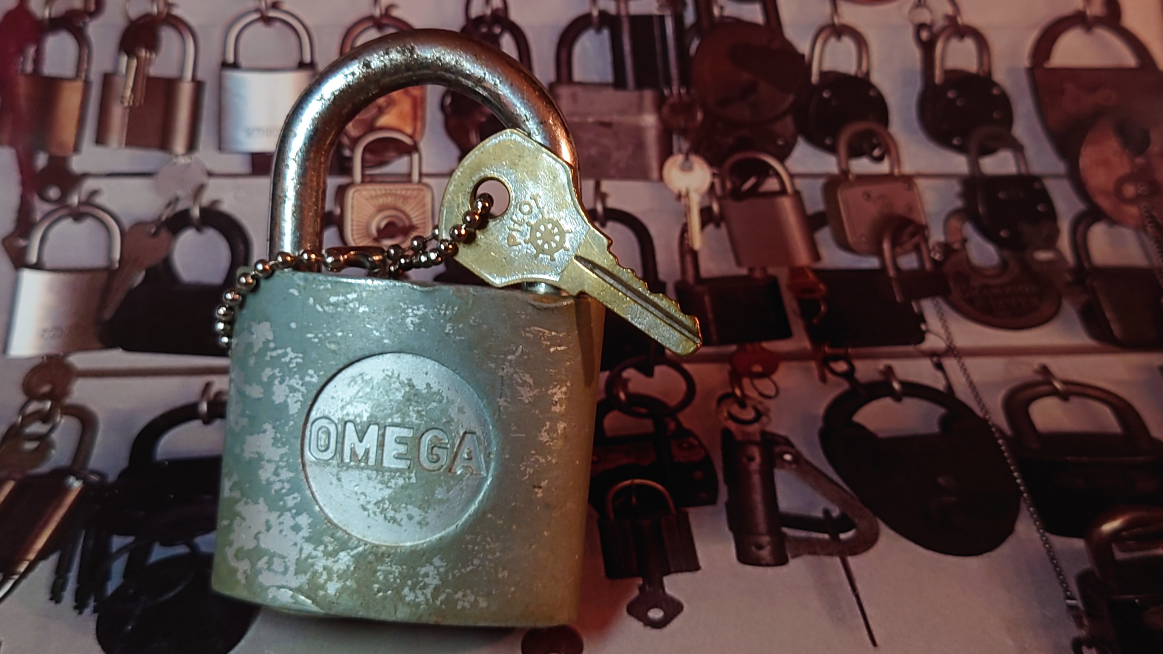 Arthur Bühl, Sympathieträger aus Fuhlsbüttel ( HAM ) betritt das Hasenstübchen. Arthurmeister`s Jukebox spielt: Slow Hand ! Ey Arthurmeister, du alter Sympathieträger: Heute schon gepickt oder was. Heute erst so spät lallt der Scholischek. Der Aufhocker: Prost Helbing ! Der Arkadasch prostet und sabbelt los. Im Hintergrund ist der Objektleiter Hannenberger zu hören: Wie immer. Arthur mein Cousin aus Istanbul ist doch verheiratet mit der Nichte meines Schwippschwager`s und dessen Frau kommt aus Sofia Bulgarien und deren Mann hat eine Schwester und die auch einen Freund und der hat ein Schloss und das ist zu und soll geöffnet werden und wie immer wird Dir ein baugleiches Schloss zum Verbleib in deiner Sammlung zugesandt. Der Einernoch in einem Wort: ABUS. Der Gelenkbusfuzzy, der HSV Ute und BMW Dedl sitzen am Stammtisch. Die Jukebox spielt Ina Müller: Dörp Reggae, au ja Jan Delay. Ute: Stößchen für den HSV. Bouncing Joe Asberry means great NBA. Heike VI lacht: Air Ball. Der Automatenpeter drückt an Arthurmeister`s einarmigen Banditen herum ! Herr Arthur Bühl du Detektiv: Warum gewinne ich immer ? Boogie lallt: ich will auch einen einarmigen Banditen. Heike II will wissen: Wo hast Du denn den einarmigen her ? Das Liebchen flötet: ich will auch immer gewinnen ! Justamente ruft Mr. Smitz vom Playboy, Hollywood, aus seiner Stammkeipe Bunny Hall, im ersten Stock auch Rabbit House, genannt, an. Ey Pornomeister: Is all tutti aposto, what`s going on. I have a Lock for your Lockpicking Sport, you know Pornomaster®. It is an ABUS. No really: A ABUS Padlock. A cutted Modell. Yes orginal from the Company. Yes, ZEUS or ABUS too, yes, yes made in Hong Kong. Stößchen for all, yes, yes Lokalrunde ! you know, yes Käppchen, yes, yes Rotkäppchen. A Bottle from Helbing for the Noagerlzuzler an another Bottle of GabiKo for Scholischek. Yes, yes, for the Einernoch and the buongiorno Eierlikör. The Jukebox plays: T S O P, the top sound of Philadelphia. Die Jukebox im Bunny Hall spielt von der B - Seite Engelbert. Yes, yes, from Vegas. Hilton. America, you know ! Arthurmeister: today is the Keyword: free beer free beer, yes yes, Freibier Freibier, you know. And for the BILD et Uschi greeting`s and stößchen`s. Yes, yes, i have a telefon call with her. She tells me the KI, the chat Gpt from Google the Pornomeister® , you know, beause you are the Präsident from Pornomeister® SARL int. you are tagged with our Präsident Donald Trump. Yes, yes really. With`s the greatest Prädident ! Shure, yes he tells America first. The Jukebox play`s: I Love America. Yes, Yes now listen, yes zuhören, listen you know. I have Kontakte, Connections, you know to Stuttgart. Yes. Patsch Baracks. Yes, and Kelly Baracks too. Yes and we are people from the Hasenstübchen and the Strigoy, yes with the Strigoy and the Droschkendieter we have a Kontakt, yes a telefon call to Mr. Präsident Donald Trump, you know. Buon Giorno ! Trump has as anounced he will fly with his Air Force One to HAM. Yes, Yes, Droschkendieter will him picking up in Fuhlsbüttel. We think inkognito, mayby with Melania. In Arthurmeister`s Jukebox spielt: Schöner fremder Mann ! Schwerti rülpst Prost und F1 Rudi lallt: Schumacher win`s in Austin, Texas. Why Mr. Präsident will visit the Hasenstübchen, your Bunny Hall ? He will make Prosit with the Stammtisch for a Beer and a Frikadelle ! What ? Frikadelle is Burger pur, you know ! Yes shure he will come to ( HAM ) Fuhlsbüttel to the Street Am Hasenberge, you Know, 200 meter`s from Santa Fu away. No, NO, Mr Smitz.us ! Don`t be stupid. We will make with Mr. Präsident Trump a Deal, you know, yes a big Deal with One hundret Prozent Winner Garantie. You know, the einarmiger Bandit in our Hasenstübchen winning every time ! And the Präsident will know the Mystery for every time winning. And we will telling him this Secret and our Lockpicker Stammtisch, you know our Round Table wish for this to make a deal. What you make a deal with Mr. Trump Yes ! What ! Aus Arthurmeister`s Jukebox erklingt: Der alte Wolf, Lupo, you know. Mr. Smitz, not so silly and stupid ! first keine Bier, Wein und Spirituosen Steuern. Keine Tabaksteuern ! I Have Trump twitterd, X, you know, he is from Germany and in Deutschland is kneipensterben, you know rotto ! No bankrotto. And Mr. Trump know`s what party is. Really Mr. Smitz ! And the Stammtischpeople from the Hasenstübchen, the rabbit house, will show him the Magische Dreieck, the mysterie or magic triangle ! What`s that Mr. Arthur Bühl ? First Ritze, second zum goldenen Handschuh, Honka, you know, third Elbschlosskeller. ! You know. Reeperbahn, Yes Sankt Pauli. Yes, this street is called Herbertstraße ! Yes, yes, Herbert is the Schutzpatron from the Bockschein, Yes, yes, der heilige Bim Bam. You must know the deal: we will take our money from the Sparclub, yes from the Sparpig. We make a Kredit and will pay in and around the Kiez - and he make`s TAX free for German Fassbier and Tabak etc. in the Hasenstübchen ! Yes, Dorschkendieter and Dedl drive too. The last fakt is: he has called with the Bild et Friede. Yes, Yes, Mr. Präsident Trump is sorry, because he must going to play Golf. Schade. But we think the Passwort every time Freibier Freibier called is. Parole Emil, oh i see today is the pass word free tax for the Objekt Hasenstübchen. You know Mr. Smitz. Die Jukebox spielt: Joy Flemming - Half Breed ! So, Mr. Smitz, don`t forget the Abus Cut Padlock. Yes, yes, Mr. Smitz and greetings to your Playboy Team in your Bunny Hall. Im Hasenstübchen kocht die Stimmung. Stößchen, Tänzchen ! High Noon ! BMW Dedl meint: sogar 271 km/h. Arthur Bühl, Detektiv aus Hamburg ist Mitglied im Detektiv Verband BUDEG und an die IKD angeschlossen. Als Arthurmeister® erklärt Herr Bühl bei Behörden wie Fedpol, LKA Forensik, das Lockpicking !