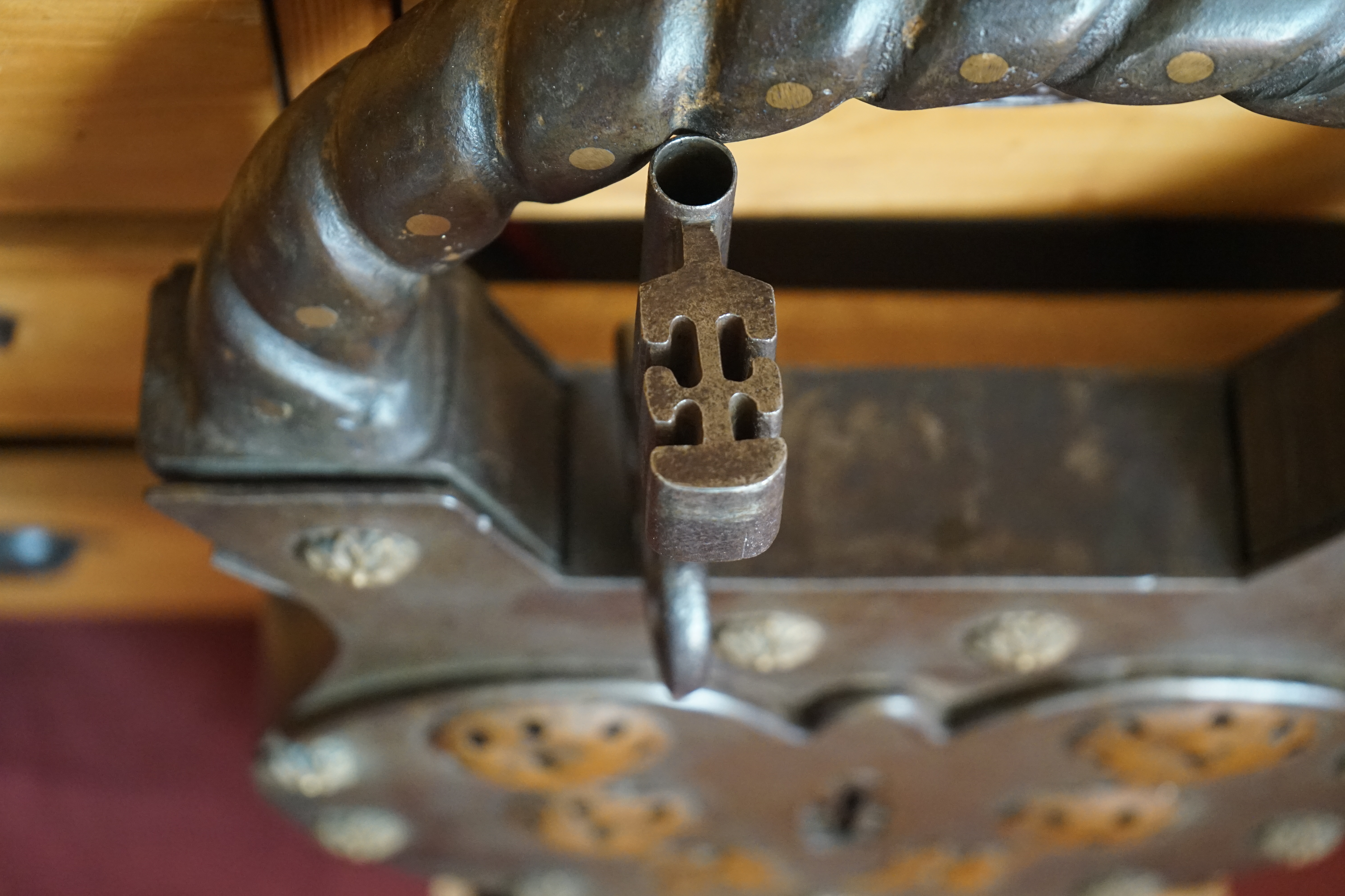 Arthur Bühl, Arthurmeister ®,Lockpickerherz ® Schlossherz ®, Pornomeister ®, neuer SEO Text für 2025 12.00 Mittags im Hasenstübchen. Basketball Bouncing Joe Asberry schreit: Prost ! Die Glocke kingelt ! In Arthurmeister`s Jukebox im Hasenstübchen spielt: Slow Hand von den Pointer Sisters. Ferrari Rudi sitzt am Tresen. Anstatt Helbing trinkt er heute Underberg. Pelle und Heike I machen Stößchen. Justamente klingelt das Telefonino. Der Hannenberger lacht zu Bouncing Joe Asberry: Ich wette mit Dir: Da ruft unser Freund Mr. Smitz vom Playboy an. Arthurmeister geh endlich ran. Die Glocke klingelt. Yes Mr. Smitz, yes, yes Mr. Smitz. Yes great, you know. Yes, yes we have a Party. Yes, yes. Ja: Angela Merkel, die kennen wir. You know: " Bundeskanzlerin ". Giovanni ruft: Bella Donna: Signora Merkel is the CEO of the world. Yes, Yes Mr. Smitz, i will look about her Memoiren. Oh Mr. Smitz ? Her Biographie with her Signature ? OH, Mr. Smitz mit Widmung ? Das wird nicht einfach ! no easy, you know ! Da muß die Glocke aber ein ganzes Wochenende läuten. Prost. Helbing. Yes Mr. Smitz, hands on the heard, you know, difficult ! Arkadasch !!! Smitz U.S.A. braucht die Memoiren von Angela Merkel signiert mit dem Text: Für Mr. Smitz from the Playboy ! Also pass auf: Dein Schwippschwager ist doch Aufsteller bei der Messe. Ja, Buchmesse. Dort hält die Merkel eine Autogrammstunde. Der soll sich dort anstellen mit seinen Kumpani. Ja, der Smitz läßt hier die Glocke läuten. Das gesamte Wochenende. Hannenberger gibt das Passwort: Freibier, Freibier ! Die Glocke läutet jetzt: Helbing ! In Arthurmeister`s Jukebox spielt: The Tramps - Disco Inferno - Orginal Longversion Tony Mendes ! Basketball Bouncing Joe swingt mit dem Kopf mit. Jetzt meint Arkadasch: Oh meine Kumpani trauen sich nicht zu Dr. Angela Merkel. Die haben Angst vor Ihr. Kein Autogramm heißt kein Freibier. Droschkendieter !! Du fährst jetzt zur Buchhandlung, holst drei Biographien von der ollen Merkel, fährst weiter zum Kujau ! Ja, der hat dem Heinemann vom Stern, Hamburg, gefälschte Tagebücher verkauft. Der soll dir in ein Exemplar die Unterschrift der Merkel und die Widmung reinmalen. Sag ihm viele Grüße vom Arthurmeister und Parole Freibier, Freibier ! Dann malt der es dir sofort. Der kann das freudigst. Und sag ihm, das sei für Smitz, Amerika. Aber diesmal soll er keine rosa Tinte verwenden. Dann kommst du wieder her und wir alle unterschreiben das zweite, dann fährst du geschwind rüber nach Fuhlsbüttel, drängelst dich am Luftfrachtschalter vor, läßt die Bücher verpacken und paßt auch auf, das die auch tatsächlich im nächsten Flieger in die U.S.A. reisen. Dann hat er die Bücher, quasi wenn der Flieger landet. Sag denen: Parole: Freibier, Freibier ! Arthur und wozu das dritte Buch ? Du Depp, wenn beim unterschreiben vom zweiten Buch einer draufkotzt oder ein Brandloch reinmacht dann haben wir Ersatz ! Und diesen legen wir dann hinter den Tresen ins Regal und tuen so als hätten wir es gelesen. Es reicht das wir Frau Bundeskanzlerin mit guten, besoffenen, nicht ausgeklügelten, dummen, peinlichen Ratschlägen beraten haben ! Punkt. In Arthurmeister´s Jukebox spielt: Lady von Kenny Rogers. Sir Waschi hat gleich CHARLIE RICH - The most Beautifull Girl in The World, gedrückt. Die Stimmung ist gut. In der Jukebox spielt mittlerweile Aloe Blanc - I need a Dollar. Die Stimmung ist fantastisch ! Jetzt steigert sich die Stimmnung noch als der Nachläufer Roberto Blanco - Caramba, Caracho ein Whiskey, Carambo Caracho ein Gin, verflucht Sacrcameto Dolores und alles ist wieder hin ! In Rio de Janeiro… drückt. Der Noagerlzutzler drückt Roberto Blanco - Der Puppenspieler von Mexico und räumt Gläser ab. Hannenberger reicht schon einmal den Himmelsschlüssel ! Schwerti fragt: Mastertouch und wenn der Dir auf die Schliche kommt ? Du Depp, was glaubst du wenn der erfährt, daß er einen orginalen Kujau, dem Tagebuchfälscher hat, dann läuft der durch Beverly Hills und gibt damit bei jedem an, als sei er The Greatest. Und Du weißt: Die Schriftsachverständigen vom Stern oder von der Bild et und der Heinemann brauchten Monate bis sie diesen Betrug mit dem Verkauf der Tagebücher erkannt haben. In Arthurmeister`s Jukebox spielt: Calvin Harris & Sam Smith: Promises ! und es wird mitgesungen. Das Droschkendieter dann doch nur beim Papierfuzzy im Copy Shop neben an war ? weil der Kujau besoffen war ? Quatsch, kalter Kaffee, der Smitz verhöckert das Buch an Rockefeller. Was glaubst du, warum die Parole Freibier Freibier lautet ? Wir sind hier nicht bei der Wohlfahrt. Ferrari Rudi macht Ralala: Sonntag ist Formel I in Indianapolis. Denkt dran: High Noon ist dann morgens 07.00 Uhr. Die Glocke läutet ununterbrochen. Freibier, Freibier, Freibier, Parole Freibier. Let Michael pass for the Championship ! Das gesamte Hasenstübchen tanzt und platzt aus allen Nähten. In der Jukebox spielt James Last und Orchester: T.S.O.P The Top Sound of Philadelphia ! Prost, Prosit und Stößchen ! Der Hannenberger sieht zufrieden aus. Taged with: Bühler Zwetschge, Bühl Wappen, Zwetschgenhengst, Zwetschgenfest, Meister, Arthur Andreas Bühl, Privatdetektiv. Arthurmeister007@gmail.com