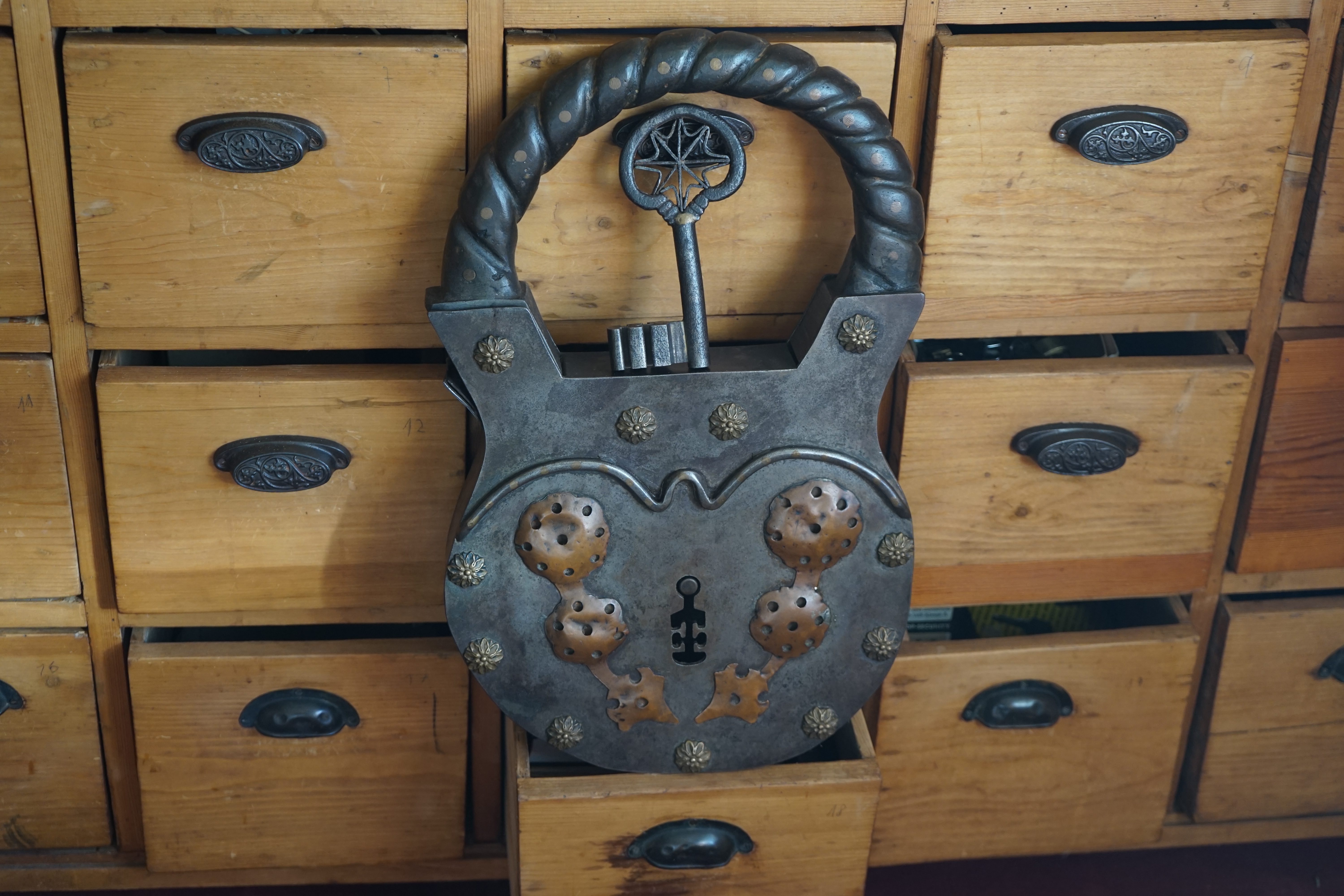 born 1961 Arthur Bühl, Arthur Andreas Bühl, Made in Germany, born 1961 in Stuttgart, arbeitet seit 40 Jahren als Privatdetektiv und lebt in Hamburg. Er ist als Detektiv Mitglied in nationalen und internationalen Berufsverbänden. Unter dem Künstlernamen " Arthurmeister " erklärt Arthur Bühl Lockpicking; das zerstörungsfreie öffnen von Schlössern und Schließzylindern. Der Ehrenkodex lautet: Öffne nur deine eigenen Schlösser. Fremde Schlösser dürfen nur mit Einwilligung des Eigentümers geöffnet werden. Herr Bühl wurde schon als Schlossknacker bezeichnet. Dies ist natürlich Quatsch, denn wenn man oder Frau z.B. ein Vorhangschloss knackt, so ist es kaputt und die Wettbewerber und Lockpickerkollegen können nicht mehr daran üben. Knacker benutzen einen Kuhfuß. Der mehrfache Deutsche Meister dagegen ein Pickset und es gilt: " Offen ist gut, schneller Offen ist besser ". Viel Spaß und Erfolg beim Üben. Von der Zeitschrift " WIRED " wurde Arthurmeister als Master of the Universe, betitelt. SEO für heute: Parole Emil ! Arthur Bühl, Sympathieträger.com, Präsident Pornomeister SARL. Die Anschrift lautet: Arthur A. Bühl, Postfach 605 145, 22 246 Hamburg. In der Vitrine von Arthur Bühl, Arthurmeister® sind Schlösser, Padlocks, von HKR, ABUS, Binoxx BUGA, BKS, CES, DOM, EVVA, FEFI, Assa Abloy, Z Ikon, Kaba, Keso, ASSA, Winkhaus, Wilka, Trelock, Schmelting, Bode Panzer, Comet, Ancor Las, Drumm Geminy, Xylock, EMKA, SEA, Medeco, Mul-T-Lock, Cut away, ABUS Granit, Pfaffenhain, E*S, ESS, Nemef, BAB, Babelsberg, Stasi, Diskus, WMF, Tesa, Noch, Vachette, Cisa, Wally, Rielda, Mottura, Viro, FAI, GeGe, K + K, Fichet, Bode Panzer, Tresor, Bramah, Protector, Braun`s Patent, Walomatus, Arolds, Combination Lock, Yale, Master, American Lock, Tubular, China, Indien, Aligarh, Nepal, Thailand, Zahlenschlösser, Himmelsschlüssel und noch vieles mehr, vorhanden. Alle Schliesszylinder sind Übungsmaterial für das Lockpicking. Schlagschlüssel und so vieles mehr, sind auch dabei. Auch der Sputnik. Verschlagwortet mit: ♥ Vokuhila, Friseur ♥ Schwäbischer Hengst, Zwetschgen Heini, Bühl er, Zwetschge, Google Earth, Mittelpunkt der Welt, Martinameisterin, Cartomanze, Scholischek, " HIGH NOON ! ". ♥ Parole Emil !