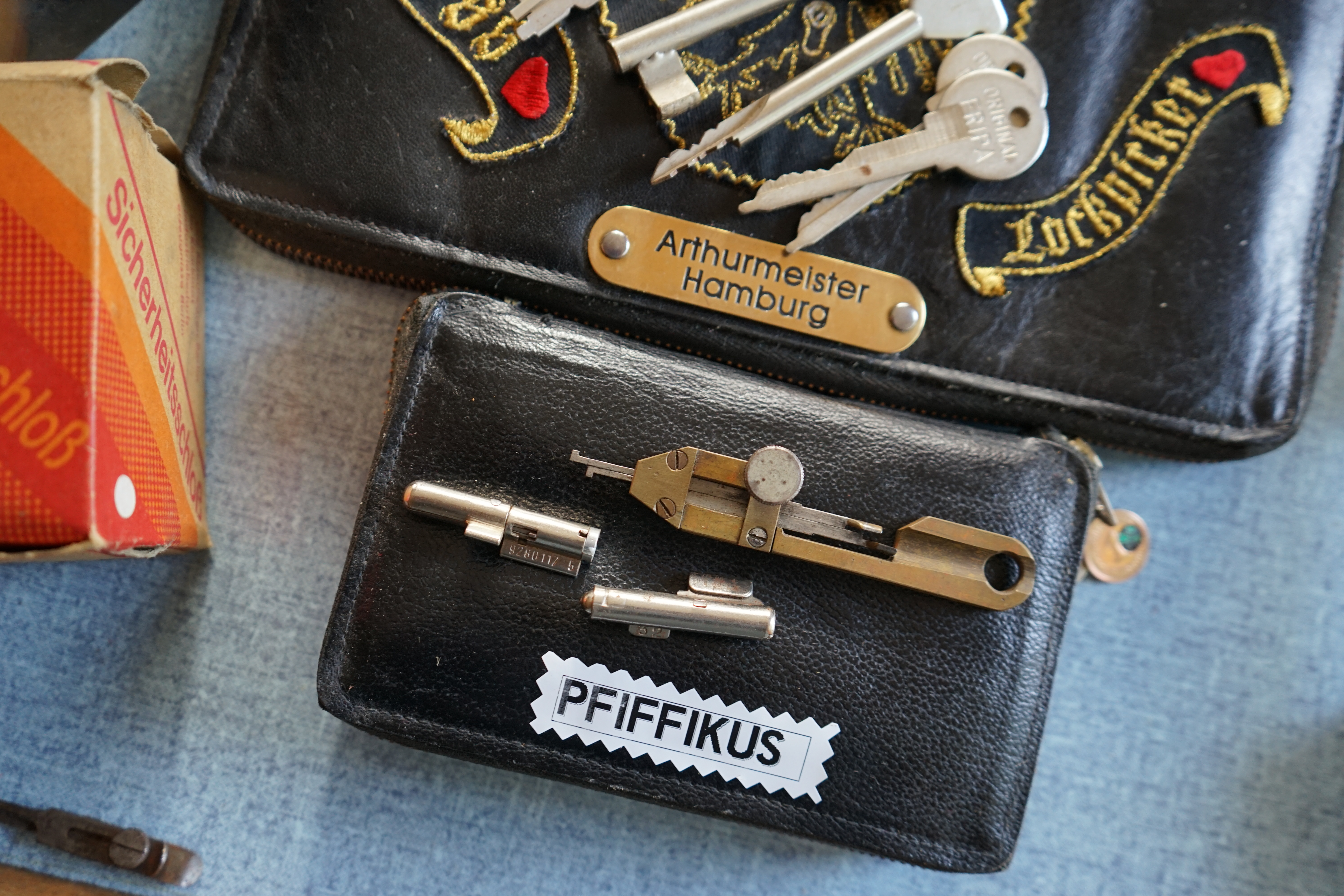 10.30 Uhr, High Noon im Hasenstübchen. Herr Arthur A. Bühl betritt das Hasenstübchen. Alle sind da. Martina, Heike II, Bouncing Joe Asberry und Schwerti sitzen am Stammtisch. Moin Arthurmeister, du alter einarmiger ®. Am Tresen sitzen Brilli - Ralf, Behördenmanni, Roswitha von Freitag, noch, Schneiderheinze und Schlosserklaus mit Heike I, Formel 1 Rudi, Boogie, Sir Waschi und der Gelenkbusfuzzy. Ganz hinten im Eck sitzen noch der HSV Ute, BMW Dedl und der Malermeister " Och ". Am Nebentisch stehen der Nachläufer, der Noagerlzuzzler, der Scholischek, der Stasi Meier mit seinem Freund Strigoy. Aus dem Hinterzimmer sind der Zigeunerschorsch, Giovanni, Lupo der alte Schmierlappen, Pino Frank, Maxam, auch ein deutscher Meister im Lockpicking, Ingo der Wirt von der Oberalster und Sammy der Wirt aus dem Dithmarscher, Schlüsselmichi und der Tschi, lautstark zu hören. In Arthurmeister`s Jukebox spielt " Slow Hand " von den Pointer Sisters. Hannenberger fragt: wie immer ! Arkadasch kommt vom Pissoir und schreit: Arthurmeister, du alter Sympathieträger und Aufmacher, mein alter Freund: wo hast Du denn den einarmigen ® her ? Sag es mir schnell ! Der Automatenpeter gibt eine Lokalrunde nach der anderen ! Er hat am einarmigen Banditen ® gewonnen und jetzt eine Glückssträhne ! Ich will auch solch ein Glück haben. Der ist vom Automaten nicht weg zu kriegen. Aber er solange einen ausgibt ! Den hatte ich noch vom Kujau stehen. Den zweiten einarmigen Banditen ® habe ich zu Mr. Smitz nach Beverly Hill`s, Hollywood, U.S.A. via Luftfracht in deren Bunny Hall liefern lassen. Das hat der Droschkendieter mit seinem Taxi bewerkstelligt. Prost, Stößchen, Salute ! Automatenpeter schreit lallend: Helbing für alle ! Das Hasenstübchen bebt. Sektchen, Stößchen, Prosit und Trallala ! Arthurmeister`s Jukebox spielt Dance Monkey. Der Hannenberger hat sich Heike I in Sachen Logistik Getränke nachlegen, hinter den Tresen geholt. Automatenpeter sitzt immer noch vor dem einarmigen Banditen ® und schreit: Glückssträhne ! Helbing für alle. Hannenberger läßt die Sektkorken knallen. Käppchen ! Die Jukebox spielt sheila B. Devotion, Spacer. Giovanni will aber Gianna Nannini hören. Mittlerweile sind Silkie, Marion und Ingrid hereinspatziert. Damengedeck und Ponyrunde ! Automatenpeter schreit: Helbing für alle ! Plötzlich tut es einen Schlag: Automatenpeter ist mitsamt seiner Helbingflasche vom Hocker auf den Hinterkopf geflogen. Hannenberger, der Objektleiter versucht zu helfen. Sofort geht ein Gerangel los: Der Strigoy, der Noagerlzuzzler und der Nachläufer schubsen sich gegenseitig weg. Automatenpeter stöhnt " Helbing ", versucht auf zu stehen. Alle drei wollen an den einarmigen ®. Da kommt Pelle Pelz von hinten und schreit: Bielefeld, Bier bestellt, Bielefeld, Bier bestellt, schnappt sich den Hocker und schafft es mit einer schlanken Drehung an den Banditen ®. Bielefeld, Bier bestellt. Ich will auch mal gewinnen. Arthurmeister`s Jukebox spielt lautstark sexy von French Affair. Be my lover, be my inspiration. You are so sexy, sex sex sexy, physical und logical temtation. No, no, no higher, higher, Bayby higher. Der Hannenberger und Heike I kommen mit dem nachschenken kaum nach. Jetzt hilft Niekole beim Abwasch. Angela hilft auch. Sammy vom Dithmarscher leert die Aschenbecher. Ingo kotzt in den Schirmständer. Das Hasenstübchen bebt. Schwerti der alte Versicherungsmathematiker aus der City Nord schreit: HMI, wir bezahlen nie ! ERGO heißen wir heute und bescheißen weiter die Leute. Sein Hocker wackelt bedenklich. Formel 1 Rudi krallt sich am Tresen fest. Der einarmige ® blinkt und Pelle gewinnt. HMI, wir bezahlen nie ! ERGO heißen wir heute und bekotzen die Leute ! Pelle schreit: Bielefeld, Bier bestellt. Der Rotamint, der blinkt. Rudi lallt: Scott Speed ! Die Ponyrunde macht Stößchen und Käppchen ! Arkadasch drückt sich an den Stammtisch und fängt ungefragt zu labern an: Arthurmeister, mein Schwippschwager hat eine Schwester und deren Freunds Cousin 2 ten Grades hat mir diesen Profilzylinder von Kale Kilit aus Istanbul mitgebracht. Kannst Du den zerstörungsfrei öffnen ? Der hat nämlich einen Wendeschlüssel wie Keso oder Kaba ! Arthurmeister spricht: Wie immer ! wenn der Schließzylinder von mir geöffnet wird, bleibt er hier am Stammtischaschenbecher ! Arkadasch murmelt. Arthurmeister entnimmt seinem Pick Set seinen deutschen Meister Taster und einen Spanner. Ruck Zuck ist das wehrlose Schloss geöffnet und liegt jetzt zerstörungsfrei auf dem Stammtisch. Arfthurmeister jells: OPEN ! Giovanni meint: aperto. Tschi schreit Ouzo. Bielefeld schreit: Helbing. Pelles Hocker beginnt bedenklich zu wackeln. Schwerti fängt wieder an zu pöbeln: HMI, wir bezahlen nie ! ERGO heißen wir heute und machen weiter fette Beute. Helbing für alle. Stößchen und Prosit. Joe, hier herscht auch heute Bouncing Verbot. Wir sind hier nicht in der NBA. Airball wirfst du zu Hause ! Giovanni hat sich durchgesetzt. Gianna Nannini dröhnt aus der Jukebox und zeigt ihre Titten. Tja, im Hasenstübchen achtet der Hannenberger auf 3 D. Justamente ruft Mr. Smitz aus dem Bunny Hall, Beverly Hills, Hollywood im Hasenstübchen am Hasenberge, an. Hannenberger ruft: Arthurmeister ! Mr. Smitz für dich am Telefon. High Noon Mr. Smitz, are you on party ? Yes, Yes, Arthurmeister. The einarmiger Bandit ®, the Slotmachine is arrived in our Rabbit House. All the Peoble will play the one armed ! What a fun. They are winning sempre. Fun, Fun ! What`s about with the Helbing Brother`s ? Oh, Mr. Smitz, there are a little drunk. What`s about the BILD et Uschi ? Uschi is on Reporter Tour on the Reeperbahn, the Kiez, you know ! I think Droschkendieter bring`s her later in the Hasenstübchen. He has tell, he will play the einarmiger ®. Uschi will have a Glücksträhne. What is Glücksträhne ? If you are winning sempre. The Jukebox is playing: Fading. Yes Mr. Smitz, i have the einarmiger Bandit ® patented by the Gouverment DPMA registerd ! Yes, Yes, for Arthur Bühl, President Pornomeister S.A.R.L. Im Hintergrund ist ein umkippender Barhocker und ein schreiender Pelle zu hören. Helbing, Freibier, Freibier ! Das Gerangel wer am einarmigen ® spielen darf geht von vorne los. Jetzt läßt Schneiderheinze die Glocken läuten. Käppchen, Stößchen, Prösterchen ! Im Hasenstübchen wird getanzt: Dance Monkey ertönt erneut. Pronto ! So Mr. Smitz: Good luck with the einarmiger ® and have a great winning time. And take greating to Harvey and to your President. No Mr. Smitz, I haven`t time, hier is party. Ende des Telefonats ! Das Hasenstübchen feiert. In der Jukebox erklingt: Haindling, Du Depp ! Fortsetzung folgt. Fandom Wiki Arthur A. Bühl, Detektiv aus Hamburg, Profilbild, Lockpicking, Danke Dr. Ulrich Morgenrot, Velbert, Schlüsselregion, Schlüsselfest in Velbert, Forum Niederberg, Schlossmuseum, Schlüsselfest, Schlossherz, Hans Schell Collection, Martina Pall, Graz, Austria, Park Hotel, Brauhaus, BKS, Heiligenhaus, Wilka Schließtechnik, Silca, IHK, KFV, Errebi, Beschlag, Hersteller, ABUS, Arthur Bühl, Arthurmeister ®, Schlosssammler, Bühl Wappen, Bühl Flagge, Bühl Urkunde Patent, BKS, Arthur Meister, Porno Meister, Wernèry, Profilzylinder, Juke Box Arthurmeister You Tube, Buehl Logo, Cutaway Cilinder, Pfaffenhain, Demonstration Lockpicking, Schliesszylinder, Holland, Toool, Rohlinge zur Impression, zerstörungsfrei ohne Schlüssel, Schlüsseldienst, Soultrain, Philysound, TSOP, Es fährt ein Zug nach nirgendwo ! Arthur Bühl.de, Sicherheit, Performance Künstler. TILT, Flipper, einarmiger Bandit, Bally Wulff, Rotamint, Mad Monkey - Slot Machine, Spielautomat Merkur, Casino, Monte Carlo, Jackpot, Merkur Sonne, Jubilee, ROL-A-TOP, Old slot machine, Love Meter, Jet play, Looping the Loop Fürst, Münzschleuder, Astoria, Orakel Automat, Multi, Super Multi, Booster, Toool Lockpicking, Australia, E - Bay, Mein E - Bay, Uliton, Profilzylinder, ABUS, Bremicker und Söhne, Vorhängeschloss, Vorhängeschlösser, Vorhangschloss, Einbausicherung Korf, Raucher, Jesusmaster, Hasenstübchen, bunter Nachmittag, SEO Geister, Web Tüv, Jägermeister, Bild et Uschi, Doublebrain, Präsident, KI Tüv, Stasi, DDR, Himmelsschlüssel, Urkunde, Katalog Stasi, Signatur Bühl, Token, Amerikaner, fälschungssicher, Sicherheitstechnik, DOM, Muster, Kneipe, Eckkneipe, Gastwirtschaft, Wirtschaft, Portacenere, Musterspuren, Tresor, Jord Knaap, Tresoröffnung zerstörungsfrei, KJS, Schlossherz, Lockpickerherz, Pornomeister, Lockpicking Herz, Notöffnung beim Bunten Nachmittag, Arthur Bühl und die Jukebox im Hasenstübchen, einarmiger Bandit, Merkur, Sonne, Nachtjäger, 08 15, Der Goldene Schuss, Ali Baba und die Wunderschlösser, Wunderino, Padlock Collector, Rotalok, Protector junior, Bühl, Art, Kunst, Künstler, Kataloge, BÜHL, Kunstwerke Deutschland, Kunstprojekt Artothek, Arte, Meisterarte, Artworks, Conny Veit, Zwetschgenstadt Bühl, Tipico Games, Casino, online, Spielothek, Slotmagie, Susi Live, Gutscheincode, Erwin, Freispiele, Novolino, FSK ab 18, Gewinnerlos, 0800 ruf nicht an, Spielautomatenwelt, Rock Ola, Wurlitzer, Seeburg, Bluray, Stingray.