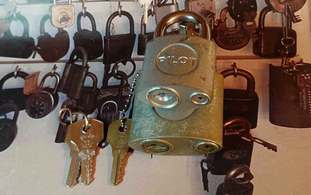 Pilot Padlock ABUS unsorted Lock Key Champion Boss Master Slow Hand Arthurmeister Playboy Bunny