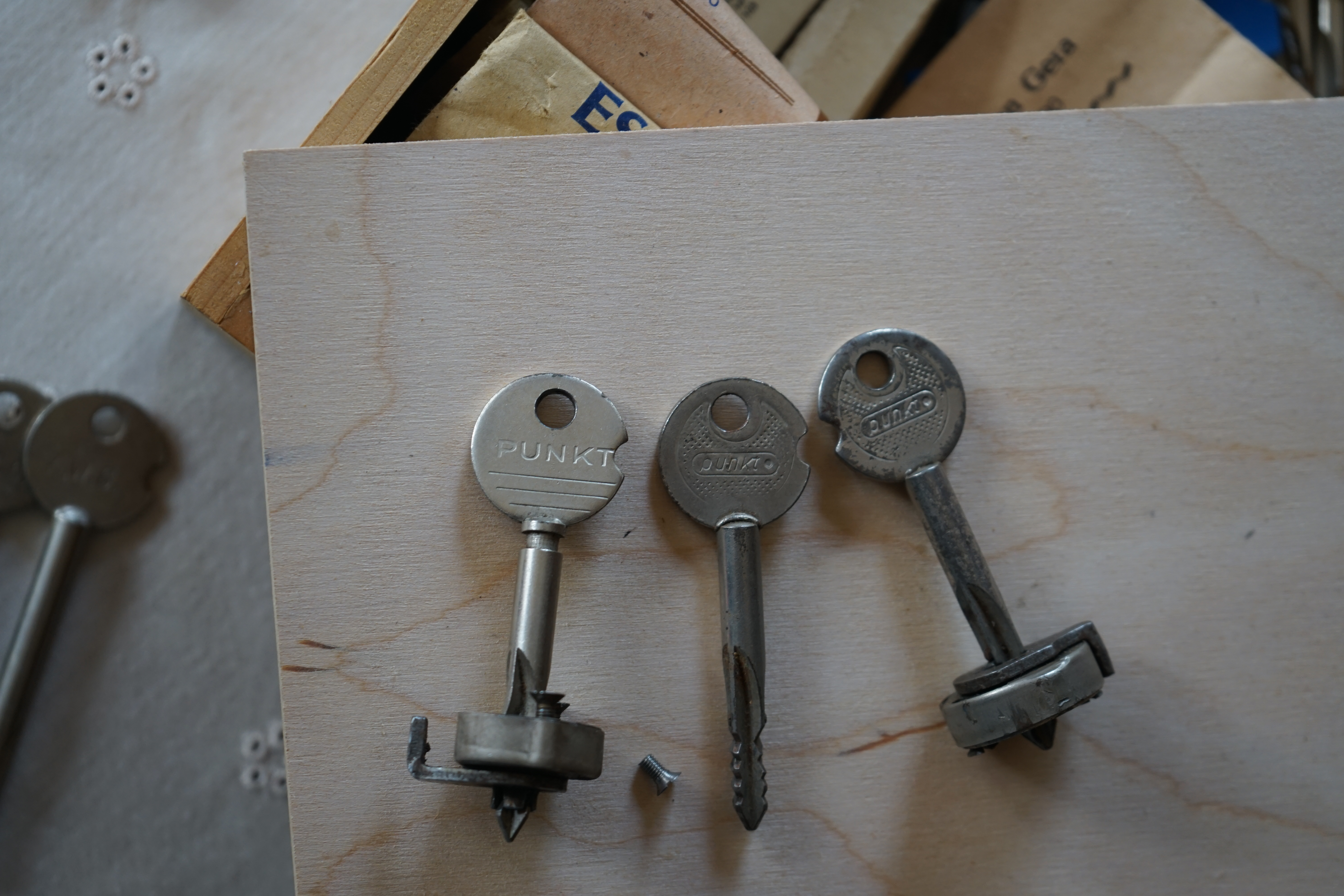 Bühl, Arthur Andreas Bühl, WIKI Fandom, Arthur meister ®,Lockpickerherz ® Schlossherz ®, Porno meister ®, Bühl, Arthurmeister ist Lockpicker aus Leidenschaft. Der erste Erfolg: Das zerstörungsfreie Öffnen seiner Spardose. Sobald er einen Draht biegen konnte, öffnete er auch Bartschlösser. Bei Fahradschlössern: Es ist einfach ein lüsternes Gefühl wenn es schnappt. Bühl fing nun an eigene Dietriche zu biegen. Mit Hilfe vom Nachbarn Mendel, Tischler aus Asperg, lernte er auch Tricks wie Türen generell schnell geöffnet werden können. Der Mendel half Arthur weitere, härtere Dietriche herzustellen. Diese Sperrzeuge wurden dann im Burggraben der Festung Hohenasperg auf ihre Tauglichkeit getestet. Und auch beim Lockpicking verhält es sich so wie der Amy in den Patsch Barracks schwätzt: learning bei doing und verschenkte ein Pickset. Mit solchen Pick`s lassen sich Zylinderschlösser zerstörungsfrei öffnen und auch flippern. Gerne ließen sich Vorhangschlösser picken; nein besser pflücken. Seit dieser Zeit häuft Bühl, Arthurmeister Schließzylinder und Vorhängeschlösser an. Er sammelt Schlösser der Marken ABUS und BKS. Auch besondere Öffnungswerkzeuge, auch einige von der Stasi lassen sich hier bewundern. Später schulte er dann zusammen mit Steffen Wernèry, ehemaliger Pressesprecher vom Chaos Computer Club, Behörden, Industrievertreter, Feuerwehren und natürlich auch Leute im Hasenstübchen am Stammtisch. Taged mit: Spiel nicht mit den Schmuddelkindern ! Zieh-Fix knacken E-Pick Porno Meister Schlossporno Taged with: Bühl Wappen, Bühl Fahne, Bühl Aufnäher, Bühl Patent Urkunde, Arthurmeister Patent Urkunde, Zwetschgenhengst, Zwetschgenfest, Meister Arthur, Bühler Zwetschge Arthur Bühl, Privatdetektiv aus Hamburg, Parole Emil ♥ Erich Kästner, Max und Moritz ♥ Wilhelm Busch.