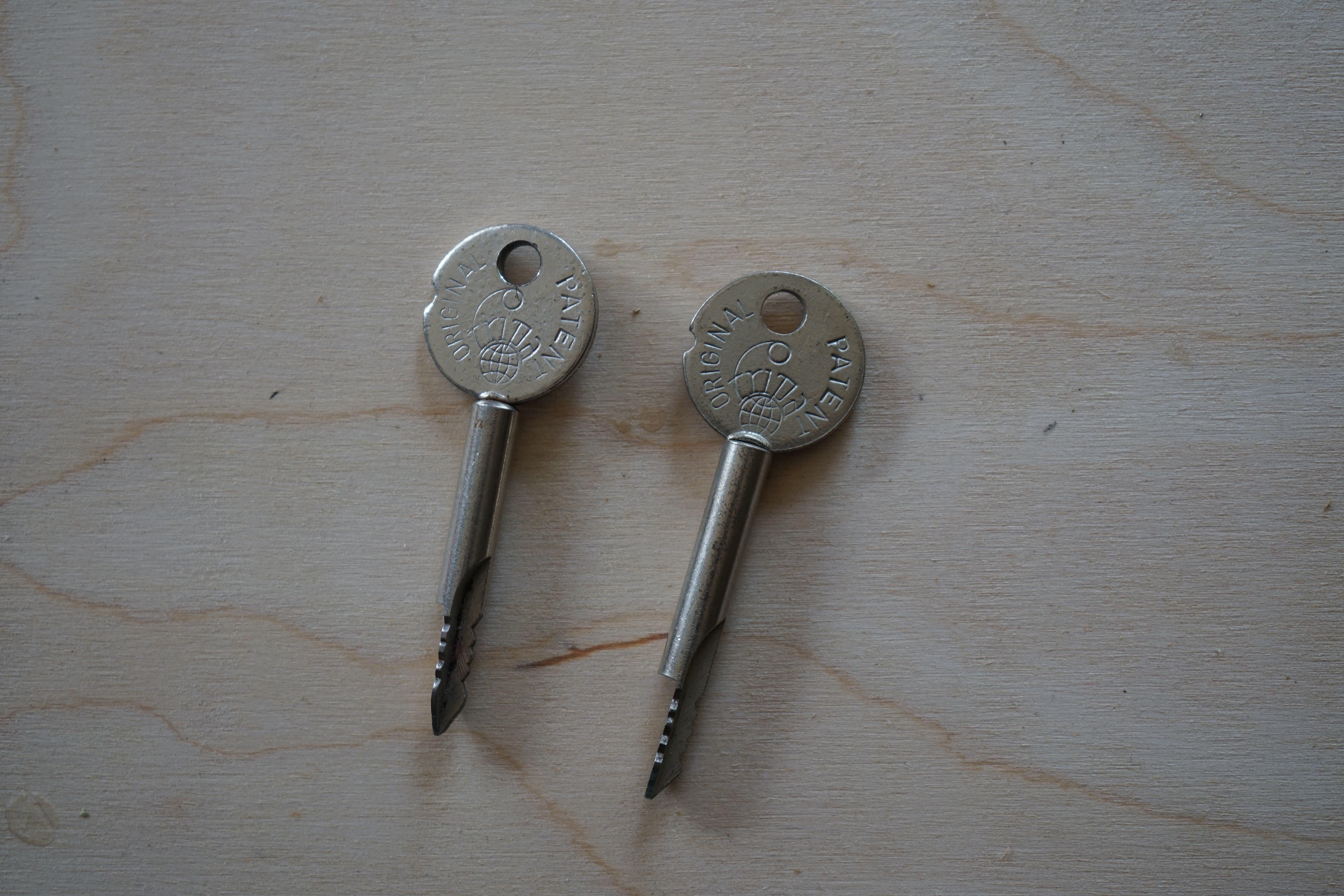 Arthur Bühl, Arthurmeister ®,Lockpickerherz ® Schlossherz ®, Pornomeister ®, neuer SEO Text für 2025 12.00 Mittags im Hasenstübchen. Basketball Bouncing Joe Asberry schreit: Prost ! Die Glocke kingelt ! In Arthurmeister`s Jukebox im Hasenstübchen spielt: Slow Hand von den Pointer Sisters. Ferrari Rudi sitzt am Tresen. Anstatt Helbing trinkt er heute Underberg. Pelle und Heike I machen Stößchen. Justamente klingelt das Telefonino. Der Hannenberger lacht zu Bouncing Joe Asberry: Ich wette mit Dir: Da ruft unser Freund Mr. Smitz vom Playboy an. Arthurmeister geh endlich ran. Die Glocke klingelt. Yes Mr. Smitz, yes, yes Mr. Smitz. Yes great, you know. Yes, yes we have a Party. Yes, yes. Ja: Angela Merkel, die kennen wir. You know: " Bundeskanzlerin ". Giovanni ruft: Bella Donna: Signora Merkel is the CEO of the world. Yes, Yes Mr. Smitz, i will look about her Memoiren. Oh Mr. Smitz ? Her Biographie with her Signature ? OH, Mr. Smitz mit Widmung ? Das wird nicht einfach ! no easy, you know ! Da muß die Glocke aber ein ganzes Wochenende läuten. Prost. Helbing. Yes Mr. Smitz, hands on the heard, you know, difficult ! Arkadasch !!! Smitz U.S.A. braucht die Memoiren von Angela Merkel signiert mit dem Text: Für Mr. Smitz from the Playboy ! Also pass auf: Dein Schwippschwager ist doch Aufsteller bei der Messe. Ja, Buchmesse. Dort hält die Merkel eine Autogrammstunde. Der soll sich dort anstellen mit seinen Kumpani. Ja, der Smitz läßt hier die Glocke läuten. Das gesamte Wochenende. Hannenberger gibt das Passwort: Freibier, Freibier ! Die Glocke läutet jetzt: Helbing ! In Arthurmeister`s Jukebox spielt: The Tramps - Disco Inferno - Orginal Longversion Tony Mendes ! Basketball Bouncing Joe swingt mit dem Kopf mit. Jetzt meint Arkadasch: Oh meine Kumpani trauen sich nicht zu Dr. Angela Merkel. Die haben Angst vor Ihr. Kein Autogramm heißt kein Freibier. Droschkendieter !! Du fährst jetzt zur Buchhandlung, holst drei Biographien von der ollen Merkel, fährst weiter zum Kujau ! Ja, der hat dem Heinemann vom Stern, Hamburg, gefälschte Tagebücher verkauft. Der soll dir in ein Exemplar die Unterschrift der Merkel und die Widmung reinmalen. Sag ihm viele Grüße vom Arthurmeister und Parole Freibier, Freibier ! Dann malt der es dir sofort. Der kann das freudigst. Und sag ihm, das sei für Smitz, Amerika. Aber diesmal soll er keine rosa Tinte verwenden. Dann kommst du wieder her und wir alle unterschreiben das zweite, dann fährst du geschwind rüber nach Fuhlsbüttel, drängelst dich am Luftfrachtschalter vor, läßt die Bücher verpacken und paßt auch auf, das die auch tatsächlich im nächsten Flieger in die U.S.A. reisen. Dann hat er die Bücher, quasi wenn der Flieger landet. Sag denen: Parole: Freibier, Freibier ! Arthur und wozu das dritte Buch ? Du Depp, wenn beim unterschreiben vom zweiten Buch einer draufkotzt oder ein Brandloch reinmacht dann haben wir Ersatz ! Und diesen legen wir dann hinter den Tresen ins Regal und tuen so als hätten wir es gelesen. Es reicht das wir Frau Bundeskanzlerin mit guten, besoffenen, nicht ausgeklügelten, dummen, peinlichen Ratschlägen beraten haben ! Punkt. In Arthurmeister´s Jukebox spielt: Lady von Kenny Rogers. Sir Waschi hat gleich CHARLIE RICH - The most Beautifull Girl in The World, gedrückt. Die Stimmung ist gut. In der Jukebox spielt mittlerweile Aloe Blanc - I need a Dollar. Die Stimmung ist fantastisch ! Jetzt steigert sich die Stimmnung noch als der Nachläufer Roberto Blanco - Caramba, Caracho ein Whiskey, Carambo Caracho ein Gin, verflucht Sacrcameto Dolores und alles ist wieder hin ! In Rio de Janeiro… drückt. Der Noagerlzutzler drückt Roberto Blanco - Der Puppenspieler von Mexico und räumt Gläser ab. Hannenberger reicht schon einmal den Himmelsschlüssel ! Schwerti fragt: Mastertouch und wenn der Dir auf die Schliche kommt ? Du Depp, was glaubst du wenn der erfährt, daß er einen orginalen Kujau, dem Tagebuchfälscher hat, dann läuft der durch Beverly Hills und gibt damit bei jedem an, als sei er The Greatest. Und Du weißt: Die Schriftsachverständigen vom Stern oder von der Bild et und der Heinemann brauchten Monate bis sie diesen Betrug mit dem Verkauf der Tagebücher erkannt haben. In Arthurmeister`s Jukebox spielt: Calvin Harris & Sam Smith: Promises ! und es wird mitgesungen. Das Droschkendieter dann doch nur beim Papierfuzzy im Copy Shop neben an war ? weil der Kujau besoffen war ? Quatsch, kalter Kaffee, der Smitz verhöckert das Buch an Rockefeller. Was glaubst du, warum die Parole Freibier Freibier lautet ? Wir sind hier nicht bei der Wohlfahrt. Ferrari Rudi macht Ralala: Sonntag ist Formel I in Indianapolis. Denkt dran: High Noon ist dann morgens 07.00 Uhr. Die Glocke läutet ununterbrochen. Freibier, Freibier, Freibier, Parole Freibier. Let Michael pass for the Championship ! Das gesamte Hasenstübchen tanzt und platzt aus allen Nähten. In der Jukebox spielt James Last und Orchester: T.S.O.P The Top Sound of Philadelphia ! Prost, Prosit und Stößchen ! Der Hannenberger sieht zufrieden aus. Taged with: Bühler Zwetschge, Bühl Wappen, Zwetschgenhengst, Zwetschgenfest, Meister, Arthur Andreas Bühl, Privatdetektiv. Arthurmeister007@gmail.com