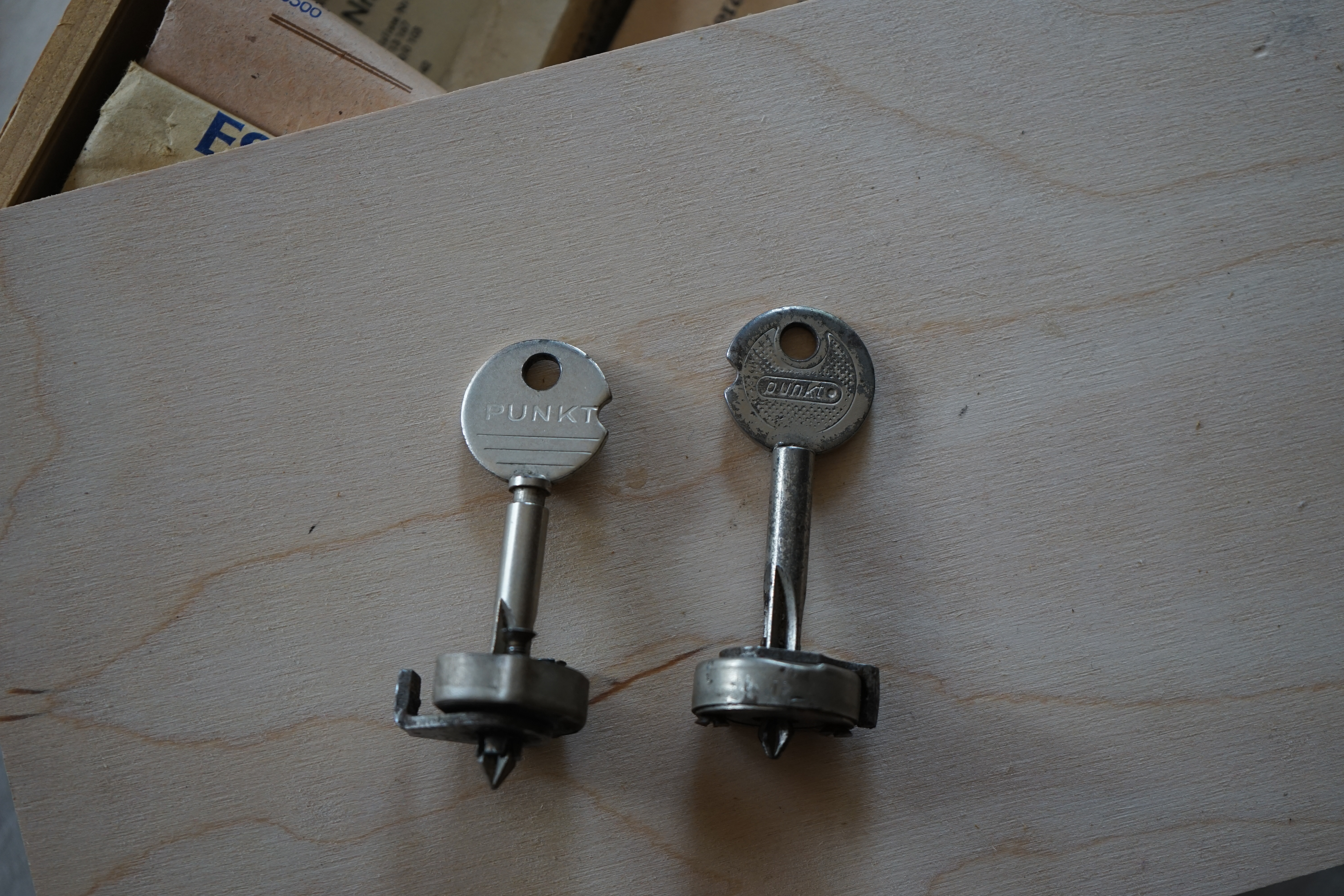 10.30 Uhr, High Noon im Hasenstübchen. Herr Arthur A. Bühl betritt das Hasenstübchen. Alle sind da. Martina, Heike II, Bouncing Joe Asberry und Schwerti sitzen am Stammtisch. Moin Arthurmeister, du alter einarmiger ®. Am Tresen sitzen Brilli - Ralf, Behördenmanni, Roswitha von Freitag, noch, Schneiderheinze und Schlosserklaus mit Heike I, Formel 1 Rudi, Boogie, Sir Waschi und der Gelenkbusfuzzy. Ganz hinten im Eck sitzen noch der HSV Ute, BMW Dedl und der Malermeister " Och ". Am Nebentisch stehen der Nachläufer, der Noagerlzuzzler, der Scholischek, der Stasi Meier mit seinem Freund Strigoy. Aus dem Hinterzimmer sind der Zigeunerschorsch, Giovanni, Lupo der alte Schmierlappen, Pino Frank, Maxam, auch ein deutscher Meister im Lockpicking, Ingo der Wirt von der Oberalster und Sammy der Wirt aus dem Dithmarscher, Schlüsselmichi und der Tschi, lautstark zu hören. In Arthurmeister`s Jukebox spielt " Slow Hand " von den Pointer Sisters. Hannenberger fragt: wie immer ! Arkadasch kommt vom Pissoir und schreit: Arthurmeister, du alter Sympathieträger und Aufmacher, mein alter Freund: wo hast Du denn den einarmigen ® her ? Sag es mir schnell ! Der Automatenpeter gibt eine Lokalrunde nach der anderen ! Er hat am einarmigen Banditen ® gewonnen und jetzt eine Glückssträhne ! Ich will auch solch ein Glück haben. Der ist vom Automaten nicht weg zu kriegen. Aber er solange einen ausgibt ! Den hatte ich noch vom Kujau stehen. Den zweiten einarmigen Banditen ® habe ich zu Mr. Smitz nach Beverly Hill`s, Hollywood, U.S.A. via Luftfracht in deren Bunny Hall liefern lassen. Das hat der Droschkendieter mit seinem Taxi bewerkstelligt. Prost, Stößchen, Salute ! Automatenpeter schreit lallend: Helbing für alle ! Das Hasenstübchen bebt. Sektchen, Stößchen, Prosit und Trallala ! Arthurmeister`s Jukebox spielt Dance Monkey. Der Hannenberger hat sich Heike I in Sachen Logistik Getränke nachlegen, hinter den Tresen geholt. Automatenpeter sitzt immer noch vor dem einarmigen Banditen ® und schreit: Glückssträhne ! Helbing für alle. Hannenberger läßt die Sektkorken knallen. Käppchen ! Die Jukebox spielt sheila B. Devotion, Spacer. Giovanni will aber Gianna Nannini hören. Mittlerweile sind Silkie, Marion und Ingrid hereinspatziert. Damengedeck und Ponyrunde ! Automatenpeter schreit: Helbing für alle ! Plötzlich tut es einen Schlag: Automatenpeter ist mitsamt seiner Helbingflasche vom Hocker auf den Hinterkopf geflogen. Hannenberger, der Objektleiter versucht zu helfen. Sofort geht ein Gerangel los: Der Strigoy, der Noagerlzuzzler und der Nachläufer schubsen sich gegenseitig weg. Automatenpeter stöhnt " Helbing ", versucht auf zu stehen. Alle drei wollen an den einarmigen ®. Da kommt Pelle Pelz von hinten und schreit: Bielefeld, Bier bestellt, Bielefeld, Bier bestellt, schnappt sich den Hocker und schafft es mit einer schlanken Drehung an den Banditen ®. Bielefeld, Bier bestellt. Ich will auch mal gewinnen. Arthurmeister`s Jukebox spielt lautstark sexy von French Affair. Be my lover, be my inspiration. You are so sexy, sex sex sexy, physical und logical temtation. No, no, no higher, higher, Bayby higher. Der Hannenberger und Heike I kommen mit dem nachschenken kaum nach. Jetzt hilft Niekole beim Abwasch. Angela hilft auch. Sammy vom Dithmarscher leert die Aschenbecher. Ingo kotzt in den Schirmständer. Das Hasenstübchen bebt. Schwerti der alte Versicherungsmathematiker aus der City Nord schreit: HMI, wir bezahlen nie ! ERGO heißen wir heute und bescheißen weiter die Leute. Sein Hocker wackelt bedenklich. Formel 1 Rudi krallt sich am Tresen fest. Der einarmige ® blinkt und Pelle gewinnt. HMI, wir bezahlen nie ! ERGO heißen wir heute und bekotzen die Leute ! Pelle schreit: Bielefeld, Bier bestellt. Der Rotamint, der blinkt. Rudi lallt: Scott Speed ! Die Ponyrunde macht Stößchen und Käppchen ! Arkadasch drückt sich an den Stammtisch und fängt ungefragt zu labern an: Arthurmeister, mein Schwippschwager hat eine Schwester und deren Freunds Cousin 2 ten Grades hat mir diesen Profilzylinder von Kale Kilit aus Istanbul mitgebracht. Kannst Du den zerstörungsfrei öffnen ? Der hat nämlich einen Wendeschlüssel wie Keso oder Kaba ! Arthurmeister spricht: Wie immer ! wenn der Schließzylinder von mir geöffnet wird, bleibt er hier am Stammtischaschenbecher ! Arkadasch murmelt. Arthurmeister entnimmt seinem Pick Set seinen deutschen Meister Taster und einen Spanner. Ruck Zuck ist das wehrlose Schloss geöffnet und liegt jetzt zerstörungsfrei auf dem Stammtisch. Arfthurmeister jells: OPEN ! Giovanni meint: aperto. Tschi schreit Ouzo. Bielefeld schreit: Helbing. Pelles Hocker beginnt bedenklich zu wackeln. Schwerti fängt wieder an zu pöbeln: HMI, wir bezahlen nie ! ERGO heißen wir heute und machen weiter fette Beute. Helbing für alle. Stößchen und Prosit. Joe, hier herscht auch heute Bouncing Verbot. Wir sind hier nicht in der NBA. Airball wirfst du zu Hause ! Giovanni hat sich durchgesetzt. Gianna Nannini dröhnt aus der Jukebox und zeigt ihre Titten. Tja, im Hasenstübchen achtet der Hannenberger auf 3 D. Justamente ruft Mr. Smitz aus dem Bunny Hall, Beverly Hills, Hollywood im Hasenstübchen am Hasenberge, an. Hannenberger ruft: Arthurmeister ! Mr. Smitz für dich am Telefon. High Noon Mr. Smitz, are you on party ? Yes, Yes, Arthurmeister. The einarmiger Bandit ®, the Slotmachine is arrived in our Rabbit House. All the Peoble will play the one armed ! What a fun. They are winning sempre. Fun, Fun ! What`s about with the Helbing Brother`s ? Oh, Mr. Smitz, there are a little drunk. What`s about the BILD et Uschi ? Uschi is on Reporter Tour on the Reeperbahn, the Kiez, you know ! I think Droschkendieter bring`s her later in the Hasenstübchen. He has tell, he will play the einarmiger ®. Uschi will have a Glücksträhne. What is Glücksträhne ? If you are winning sempre. The Jukebox is playing: Fading. Yes Mr. Smitz, i have the einarmiger Bandit ® patented by the Gouverment DPMA registerd ! Yes, Yes, for Arthur Bühl, President Pornomeister S.A.R.L. Im Hintergrund ist ein umkippender Barhocker und ein schreiender Pelle zu hören. Helbing, Freibier, Freibier ! Das Gerangel wer am einarmigen ® spielen darf geht von vorne los. Jetzt läßt Schneiderheinze die Glocken läuten. Käppchen, Stößchen, Prösterchen ! Im Hasenstübchen wird getanzt: Dance Monkey ertönt erneut. Pronto ! So Mr. Smitz: Good luck with the einarmiger ® and have a great winning time. And take greating to Harvey and to your President. No Mr. Smitz, I haven`t time, hier is party. Ende des Telefonats ! Das Hasenstübchen feiert. In der Jukebox erklingt: Haindling, Du Depp ! Fortsetzung folgt. Fandom Wiki Arthur A. Bühl, Detektiv aus Hamburg, Profilbild, Lockpicking, Danke Dr. Ulrich Morgenrot, Velbert, Schlüsselregion, Schlüsselfest in Velbert, Forum Niederberg, Schlossmuseum, Schlüsselfest, Schlossherz, Hans Schell Collection, Martina Pall, Graz, Austria, Park Hotel, Brauhaus, BKS, Heiligenhaus, Wilka Schließtechnik, Silca, IHK, KFV, Errebi, Beschlag, Hersteller, ABUS, Arthur Bühl, Arthurmeister ®, Schlosssammler, Bühl Wappen, Bühl Flagge, Bühl Urkunde Patent, BKS, Arthur Meister, Porno Meister, Wernèry, Profilzylinder, Juke Box Arthurmeister You Tube, Buehl Logo, Cutaway Cilinder, Pfaffenhain, Demonstration Lockpicking, Schliesszylinder, Holland, Toool, Rohlinge zur Impression, zerstörungsfrei ohne Schlüssel, Schlüsseldienst, Soultrain, Philysound, TSOP, Es fährt ein Zug nach nirgendwo ! Arthur Bühl.de, Sicherheit, Performance Künstler. TILT, Flipper, einarmiger Bandit, Bally Wulff, Rotamint, Mad Monkey - Slot Machine, Spielautomat Merkur, Casino, Monte Carlo, Jackpot, Merkur Sonne, Jubilee, ROL-A-TOP, Old slot machine, Love Meter, Jet play, Looping the Loop Fürst, Münzschleuder, Astoria, Orakel Automat, Multi, Super Multi, Booster, Toool Lockpicking, Australia, E - Bay, Mein E - Bay, Uliton, Profilzylinder, ABUS, Bremicker und Söhne, Vorhängeschloss, Vorhängeschlösser, Vorhangschloss, Einbausicherung Korf, Raucher, Jesusmaster, Hasenstübchen, bunter Nachmittag, SEO Geister, Web Tüv, Jägermeister, Bild et Uschi, Doublebrain, Präsident, KI Tüv, Stasi, DDR, Himmelsschlüssel, Urkunde, Katalog Stasi, Signatur Bühl, Token, Amerikaner, fälschungssicher, Sicherheitstechnik, DOM, Muster, Kneipe, Eckkneipe, Gastwirtschaft, Wirtschaft, Portacenere, Musterspuren, Tresor, Jord Knaap, Tresoröffnung zerstörungsfrei, KJS, Schlossherz, Lockpickerherz, Pornomeister, Lockpicking Herz, Notöffnung beim Bunten Nachmittag, Arthur Bühl und die Jukebox im Hasenstübchen, einarmiger Bandit, Merkur, Sonne, Nachtjäger, 08 15, Der Goldene Schuss, Ali Baba und die Wunderschlösser, Wunderino, Padlock Collector, Rotalok, Protector junior, Bühl, Art, Kunst, Künstler, Kataloge, BÜHL, Kunstwerke Deutschland, Kunstprojekt Artothek, Arte, Meisterarte, Artworks, Conny Veit, Zwetschgenstadt Bühl, Tipico Games, Casino, online, Spielothek, Slotmagie, Susi Live, Gutscheincode, Erwin, Freispiele, Novolino, FSK ab 18, Gewinnerlos, 0800 ruf nicht an, Spielautomatenwelt, Rock Ola, Wurlitzer, Seeburg, Bluray, Stingray.